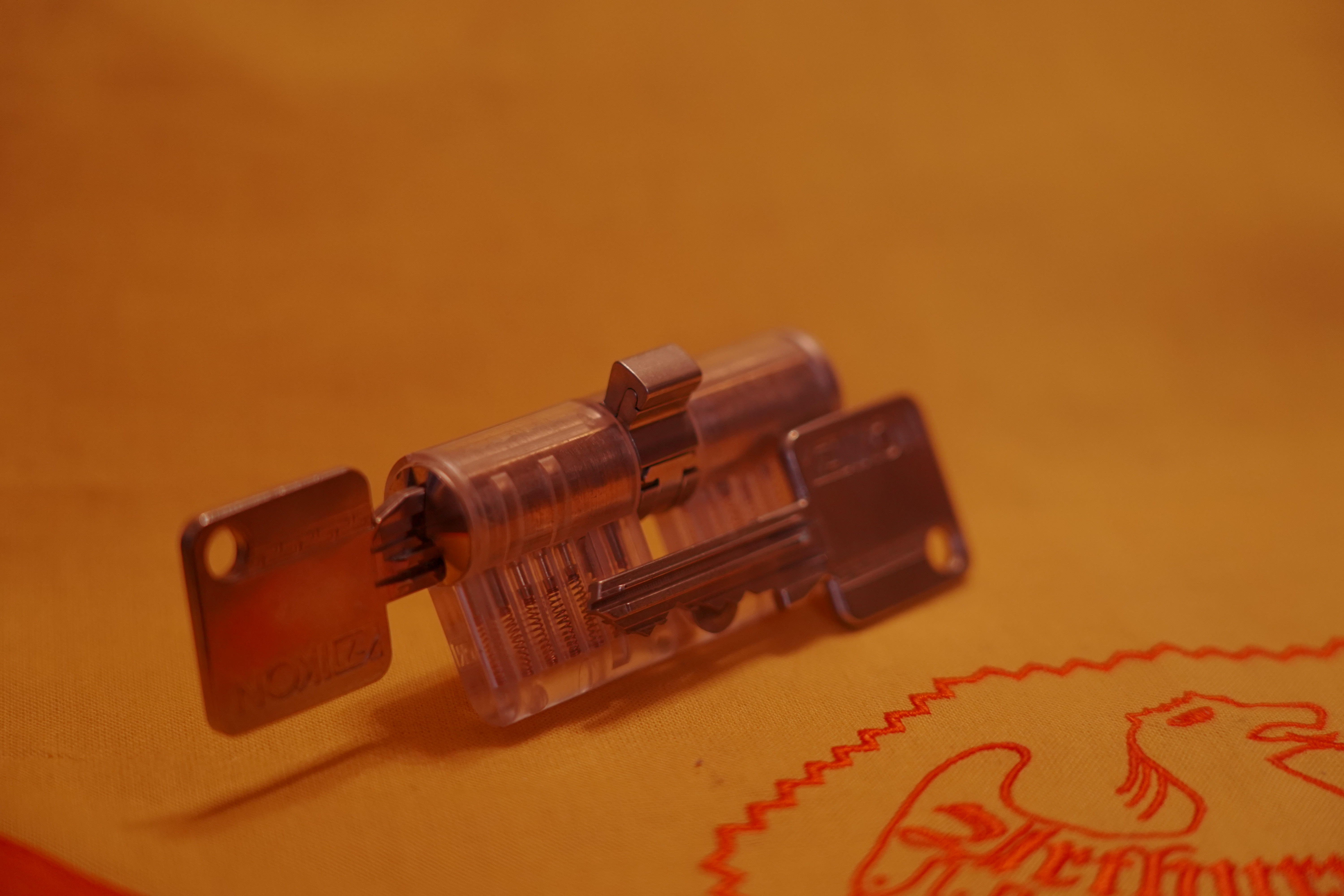 Bühl Arthur Andreas, Wiki, Fandom, Arthurmeister ®,Lockpickerherz ® Schlossherz ®, Porno meister ®, Seo: Kuchen für den Stammtisch Zuerst einmal eine schmöken. Martina überlegt: Was bringe ich zum Cartomanzenstammtisch im Hasenstübchen mit ? Wofür muß ich kein Korkengeld bezahlen ? Es bleibt beim selbstgebackenem. Was paßt heute zu Sößchen`s und zur Bailiy`s Runde ? und Zack Zack was jetzt: Haselnuss, nö heute nicht; hatten wir schon. Zitronenkuchen mit Glasur, na passt nicht zu den Stößchen`s ! Ah, der Arkadasch hat zuletzt meinen Sandkuchen gelobt. Wie der von der Oma seines Schwippschwagers Mutter väterlicherseits. Was brauchte ich nochmal; ja außer Gefühl und den Herd vorwärmen. Zutaten natürlich und gleich auch die Rührschüssel wackelfest hinstellen, ja und jetzt, nein nein, keine rauchen sondern zuerst die Gugelhupfform mit Margarine an den Fingern einreiben. Gleichmäßig. Und nicht vergessen: Gries, Hartweizengries, also einen halben Esslöffel verteilen, schwenken, so da? überall etwas Gries, grizzelig sich in der Form auf der Margarine verteilt. Ja warum ? Warte mal nach dem Backen ab ! So, jetzt das halbe Pfund warme Butter, 100 Gramm Zucker - ja genau nur ein Heck Zucker. In anderen Rezepten wir zwar 250 Gramm geschrieben. Nein, 80 bis 100 Gramm reichen völlig. Wenn man oder Frau auch an die Stößchen`s denkt. Na eine Tasse voll eben. Den Mixer leihe ich mir wieder vom netten Nachbarn von neben an. Der darf dann auch ein bisschen naschen. Kein Strom ? Dann heißt es: mit dem Kochlöffel rühren und schlagen: und das eine halbe Stunde ! Also Mixer. Und jetzt: 4 Eier ! Ja natürlich reichen normale Hühnereier. Achtung ! keine Eierschalenstücke in die Schüssel ! Und: wieder rühren, rühren, ja so das eine homogene Masse entseht. Homogen, na fluffig, eine schön gut vermengte Teigmasse ebend ! So, und jetzt mit dem Messbecher 300 Gramm Mehl, na Weizenmehl Typ 405 abwiegen. Kein Messbecher ? dann 3 volle Tassen Mehl eben. Tassen und keine Becher. Die in eine Schüssel geben. Und jetzt vergiss nicht das Backpulver: 1 Standardpäckchen, 16 Gramm, orginal Backin von Dr. Oetker. Ja, auch wenn die KI sagt 16 Gramm wären für 500 Gramm Mehl vorgesehen. Rein damit, das ganze Päckchen und das wichtigste jetzt: Das Mehl und das Backpulver nach und nach aus dem Messbecher oder der Schüssel unter ständigem rühren und langsam, na also einrieseln lassen, langsam, rühren und rühren bis es wieder die schöne fluffige, lockere, samtige Masse gibt. So und jetzt: Der Teig ist etwas fest, na bei dem Wetter heute, ein Schuss Schlagsahne dazu. 1 Schuss ist ein Schnapsgläschen voll. 2 Kleckse eben. Ja, weiter rühren natürlich bis es wieder samtig wird. Und jetzt mit einem Kinderfeind, also Teigschaber, ja, so ein Stiel mit dem weißen Gummi drum rum den Teig in der Rührschüssel aufnehemen und mit einem Batscher den Teig gleichmäßig, in der Schüssel verteilen und vertreichen, nach und nach mit dem Schaber dem alten Kinderfeind so glätten, daß die Oberfläche einfach glatt ist. Der Backofen ist ja vorgeheizt ? na dann erstmal setzen und eine schmöken. Nein: Erst die Schüssel, den Schaber, den Batscher und die Messbecher gründlich mit Spüli ausspülen und abwaschen. Nicht rumstehen lassen, sondern unverzüglich abgtrocknen und wieder richtigst wegräumen. 150 Grad, Umluft und 72 Minuten bei geschlossener Klappe, nein Ofenklappe backen lassen. Für einen Gasherd heißt das übersetzt: möglichst weit oben, auf die mittlere Schiene gestellt bei geringerer Hitze etwas länger backen lassen. Aufpassen ! mit einem Zahnstocher prüfen. Ja, reinpiksen halt und wenn noch Teig am Holz klebt: weiter backen ! und riechen ! aber nicht zu lange backen. Wenn es raucht ist es ein Brandling ! Klappe auf, mit Hilfe eines Handtuches die heiße Backform rausholen und mit einem Handtuch auf den Tisch stellen. Beim auskühlen, ja rauchen Bild et, ja schon ein viertel Stündchen. Teller drauf, auf einmal Stürzen, na mit Wucht, in einem Zug schnell umdrehen. So und wenn der Kuchen jetzt gut rausgeht dann hast du die Form richtig gefettet. Da fällt mir wieder ein ! ich hab doch noch ne Ritter Sport Vollmilch vom Nachbarn zu liegen. 16 Stückchen, ab in eine Glasschüssel, na kann auch Porzellan sein. Nur kein Plastik. In den abkühlenden Backofen stellen. Bis die Schokolade streichbar ist. Notfalls stellst du die Schüssel auf einen mit kochendem Wasser gefüllten Topf. So und jetzt die Schokolade überall gleichmäßig verteilen und nicht auf den Rand kleckern ! Womit: Mit der Gummifotze natürlich ! Gleichmäßig ! Jetzt stehen lassen. Nein : keine rauchen, zuerst die Gummifotze und die Schüssel mit der Schmierschokolade abwaschen ! Den Kinderfeind darfst du ablecken. Abtrocknen und wegräumen. Sofort ! Subito. Eine rauchen, Kuchen ausgekühlt, Haube drüber, Droschken Dieter anrufen, Haare schön und ab ! Im Hasenstübchen schreit Arkadasch: Hey Cartomanze ! Tagged with: Bühl, Stadt Bühl, Bühler Zwetschge, Bühl Wappen, Bühl Fahne, Bühl Design, Bühl Sign, Bühl Arthur, Zwetschgenhengst, Bühl Zwetschgenfest, Meister Arthur, Meister Porno, Porno Master, Arthur Andreas Bühl, Privatdetektiv, HAM. Bühl. Arthur Andreas Bühl. Hier ist die rasende Uschi von der Bild et und schreibt mit der neuen KI Arthurmeister den neuen SEO Text für 2025. KI-worldwide.de Der Sympathieträger ist in Stuttgart, Baden - Württemberg geboren. Der Detektiv lebt in HAM, ist im Dienste der Wahrheitsfindung unterwegs, BUDEG. H1 Text der SEO schreibt: Hamburger knackte 1000 ( tausend ) Schlösser, Bild Zeitung, Performancekünstler, Xing, Arthurmeister `s Jukebox im Hasenstuebchen, Slow Hand - Pointer Sisters, Joy Flemming. 𝔄𝔯𝔱𝔥𝔲𝔯 𝔅ü𝔥𝔩, 𝔄𝔯𝔱𝔥𝔲𝔯𝔪𝔢𝔦𝔰𝔱𝔢𝔯® VereinsWiki / Fandom, Arthur Bühl. Bühl, Arthur, Jahrgang 1961, Made in Germany, Detektiv or Private Investigator, Performancekünstler und Lockpicker aus Hamburg erzählt in seinem Leporello wahre Geschichten aus dem Hasenstuebchen, Bunny Hall, Stammtisch, Fuhlsbüttel. Kaba Days Im Europapark Rust: Unternehmensschutz im Fokus, dorma kaba, Deutschland, praktische Vorführung von Arthur Buehl, Sportsfreunde. Koksa Vereinsauflösung taz Ein bisschen Ruhe bitte ! Arthur Bühl, der Weltbeste aus Stuttgart mit Wohnsitz im Lockpickermekka Hamburg ist auch Deutscher Meister. slideplayer: but Jesus is the only Masterwho can unlock the human soul. But there is another obvious difference between Arthurmeister and the " Jesusmeister " that connects today´s story to our lives. The tools that Arthur Bühl collected are mostly from the Stasi. Schlossherz, Lockpickerherz, Pornomeister, Bühl Fahne, Bühl Wappen, Bühl Stadt Wappen, UHU Linkedin Arthur Bühl, Arthurmeister, Präsident, Performance, Bundesverband für Detektive und Ermittler, Budeg. Arthur Andreas Bühl, EverybodyWiki Bios&Wiki, 27.03.61,Stuttgart, auch unter dem Pseudonym Arthurmeister bekannt, ist mehrfacher Deutscher Meister im Lockpicking. Koksa.Org Vereinsauflösung, Arthur Bühl, Arthurmeister, Tagesordnung, Mitgliederversammlung Arthurmeister`s Jukebox im Hasenstübchen by You Tube arthurmeister007, Schloßöffnung. Arthurbuehl@Arthurbuehl, X, Erfreulich ! Schlossindustrie und Elite rücken zusammen ! Verein, Sportsfreunde, Arthur Bühl, Erfahrung. FAZ.net Freizeit: Lockpickern bleibt nichts verschlossen - Doch der Beste der Besten hat alle schon besiegt: Der 42 jährige Kaufmann sitzt in Trachtenkleidung vor einer verrosteten alten Kiste. Preview Jesusmeister Homeleticsonline, At the Dutsch open Lock Picking Championship, Arthur Bühl emerged as the champion. No one picks locks as well as he does. Arthurmeister Phila-Locksmith Arthur Bühl Lock Picking Legend, Mr. Bühl, tool, nl, Sneek. Unter Knackern, jungle.world. Welt.de Die Kunst Sclösser ohne Schlüssel zu öffnen, Vereins-Mitbegründer und Vize Präsident trägt seine Leidenschaft schon auf der Krawatte: Sie ist blau mit gelben Schlüsseln drauf. The Master Touch: Lockpicker in the world Arthur Bühl. He`s this six-seven German private Investigator. He has this. The international Competition Whre Master Lock-Pickers… Arthur Bühl, the Dutsch Open Lock-picking champion. Charles Graeber … Arthurmeister standing above them all, with a beer stein in one hand and a cigarette in …. Wired.com Securitylaboratories.org, Arthur Bühl. Phila-locksmith.com - Arthur Bühl Lock Picking Legend, can see intimidating man. Toool, LockCon. Arthurmeister. Hailing from Hamburg, he is among a legion of German lock picker who have estabished their country as one of the top producers of master lock pickers. Slate.com Lock Picking: a arte de arrombar cadeados - Nascido em Hamburgo, o alemao Arthur Bühl é provavelmente um dos nomes mais conhecidos do submundo do lock picking. Conhecido nesse Círculo… Sportsfreunde Slik hacka vi i Norge pa 90-tallet Arthur Bühl PlusPedia, Arthur Andreas Bühl, Legend taz.de Ein bisschen Ruhe bitte Arthur Bühl, der Weltbeste aus Stuttgart mit Wohnsitz im Lockpickermekka Hamburg .. Telefonbuch, Meisterschaften. Jungle.World - Da hat auch Arthur Bühl, genannt " Arthurmeister ", durchaus Chancen auf weitere Titel für seine große Sammlung. " Scheiße ", brüllt der aus … The Lock Busters, Charles Graeber, Schließzylinder, Lock Picking, metallpinnen. Spiegel, Lockpicker: Die schnellsten Schlossknacker Deutschlands. Arthur Meister Bühl, Arthurmeister, ist amtierender Deutscher Meister der Lockpicker. Sein Hobby: Schlösser öffnen - ohne Schlüssel natürlich. media.ccc.de Schlossöffnung bei der Staatssicherheit der DDR ArthurMeister erläutert das operative Vorgehen und die speziellen Werkzeuge zur Schlossöffnung, die von der Staatssicherheit der DDR ……. Flickr Meister Arthur, Arthurmeister / Oberalster VfW Meisterschaft, Picktools.de FoeBud.org Schloß-Öffnen ArthurMeister aus Hamburg, erläutert, wie die Staatssicherheit…. Vortrag Bielefeld. Schlösser knacken: So einfach geht es!!! Gemäß ArthurMeister legt der Verein großen Wert auf den selbstauferlegten Kodex, der sich so… ZDF Lockpicking Reportage Boston Magazine.com The joy Lock Club The Arthurmeister was one of the top lock pickers in the world, and Towne was just a kid,but to everyone`s surprise - most especially to… Lock Picking 101 toool.us live I did vote arthurmeister when i first saw the site bevor the discussion on it startet but only……. Public Domain 147 Schloß-Öffnen ArthurMeister Bühl aus Hamburg, Gründungsmitglied…. Impressioning games Jos and Arthurmeister Aufsperrstunde ArthurMeister, ein Riesenkerl mit süddeutschem Akzent…. blogs.com Jesus, the Lock-Picker! - HOMELETICS - That might be a bit much, but nonetheless they call him the Arthurmeister! and then ther`s the JesusMaster, or Meister, if you will. if you….. Citywide RFID Master Arthurmeister Dezember / 2012 / SSDev Arthurmeister, Workshop, Barry Wels Herr Bühl sagt Danke ! xn-Arthur-bhl-heb.de Arthur Bühl, Detektiv aus Hamburg, Buehl, Siegel. Lockpickerherz.de Pornomeister.de Schlossherz.de Arthurmeister.de Linkedin Arthur Bühl ( Arthurmeister ) - Präsident - Von rechts nach links, Glück bringt`s. X. Linkedin, Detektiv aus Hamburg Acclaimed Lock Picker Explain the Art of Competive Locksport, Schyler Towne, Youtube, Arthurmeister, Gadget Hack. Key Cutting. Master Lock. Datenschleuder. Boston. Jägermeister. Demonstration not for Sale, Muster ohne Wert. Joe Asberry, Bouncing Joe. Angezettelt vom Fanclub. Radio-Eriwan.de Bildbeschreibung, Modula, SEO. Sympathietraeger. Im Prinzip ja, aber…. der Detektiv sei der Gärtner. Bunny Hall, B - Seite Jukebox. Schwarz, rot, gold. Bild Zeitung: Herr der tausend Schlösser. Zeiträuber. Streng vertraulich ! Fandom ! Boston. ABUS, Lock, security. Schlösser und Tresore von Ed Willis, The National Locksmith® - Guide to Modern Safe Locks by Mark Bates Tobias Locks, Safes and Security Markenanmeldung-Pornomeister-®-Praesident-Arthur-Buehl.jpeg Arthur-Buehl-Germany-Wappen-Arthurmeister007@gmail.com-Detektiv-Babyboomer-Sympathietraeger.png 𝔄𝔯𝔱𝔥𝔲𝔯-𝔅ue𝔥𝔩-Wappen-𝔄𝔯𝔱𝔥𝔲𝔯𝔪𝔢𝔦𝔰𝔱𝔢𝔯-®-Von-rechts-nach-links-Glueck-bringts-♥.gif 𝔄𝔯𝔱𝔥𝔲𝔯-𝔅ue𝔥𝔩-𝔄𝔯𝔱𝔥𝔲𝔯𝔪𝔢𝔦𝔰𝔱𝔢𝔯®-Arthur-Buehl-WebTuev®-ges.-gesch.-Die-E-Mail-lautet-Webtuev@WebTuev.de.png Arthur-A.-Buehl-Detektiv-aus-Hamburg-Arthurmeister®-Vitrine-Cut-Lock-veroeffentlicht-Xing-Linkedin-Facebook-Twitter-X.jpg Kaba, Schließzylinder, Zutrittskontrolle, Schlüssel, The Joy Lock Club, Houdini, Keyhole, Schyler, Toool, Lockpicker, Locksport, hulking, Arthurmeister, Linus Yale jr., Convention, Devitent Ollam, Barry Wels, Eddie the wire, Guide to Lockpicking, tools, TSA, approved baggage lock, Pin Tumbler, Medeco, Practical Lockpicking, Jakko Fagerlund, Javadi, open in Thirty Seconds, Sport, Schließkanal, Zylinder läßt sich drehen, Zeitvertreib, Lockcon, Locks, Security, Locksmith, Tool, bump key, Crypto Phone, Arthur Bühl, Charles Graeber, Arthurmeister ! booms Arthurmeister, Champ Julian, Kryptonite, ready to Rock, Lips, Oh, Arthur he sighs, Beer, Rotation, Vereins - Mitbergründer und Vizepräsident Arthur Bühl trägt seine Leidenschaft schon auf der Krawatte, Spardosenschloss, Understatement, Alles eine Frage der Übung, Geselligkeit, Ausdauer, Disziplin, Vertrauen, Ehrgeiz, Entspannung, Sportler, Hacker CCC, Profipickset, knacken, Zigarettenrauch, Unternehmensschutz im Focus, Zutrittskontrolle, Hahn & Kolb, Werkzeuge, Manipulation, Lösungen, Zylinder, Zeitwirtschaft, Presse BOX, Europa - Park, Kaba, Rust, The Joy Lock Club, Schyler Towne, Boston, Magazin, SSD, Arthur Bühl, a private Detektive from Germany, defeatet an all - Star field of Lockpicker´s to capture the aptey, Marc Weber Tobias ! Jesusmeister, Jesusmaster, Performancekünstler Xing, Hamburger Detektiv Arthur Bühl knackte 1000 Schlösser, Bild Zeitung, Steckbrief, wanted, Siegelring, Wappen Stadt Bühl, Bildbezeichnung, Arthurmeister007@gmail.com, Lockpickerherz, Schlossherz, Arthurmeister, Pornomeister, Arthur Bühl sagt: Junge Besen kehren besser, aber wir alten Bürsten kennen jede Ecke - Merzer. Deshalb habe ich keinen Grund ihnen zu glauben = aber sie möchten es so gern ! Bühl Wappen ges.gesch. für Inhaber Arthur A. Bühl: Im Dienste der Wahrheitsfindung. Im Falle eines Falles, klebt UHU aus Bühl wirklich alles und kurze Zeit drauf, ist alles wieder auf ! Arthur Bühl, Detektiv aus Hamburg und Präsident Pornomeister S.A.R.L Stammtisch Parole. Fandom und vendors. Unverkäufliches Musterexemplar. Demonstration and Example not for sale. Tilt 404. Mr. Smitz spricht: Der Weihnachtsmann, der Weihnachtsmann, hat keine Hosen an. Meisterkatze, BUEHL.-Wappen-ges-gesch-Arthur-Andreas-Buehl-DETEKTIV-Germany-HAM-1961-2061-BUEHL.png, Schlossherz-Arthur-Buehl.png, Arthur-Buehl-Detektiv-und-Sympathietraeger-Arthurmeister-®-Von-rechts-nach-links-Glueck-bringts-♥.png, Arthur-Buehl-Ina-Mueller.png, Arthur-Buehl-Detektiv-Hamburg-von-rechts-nach-links-Glueck-bringts-♥.png, Arthur-Buehl-Siegel-Ring-♥-𝔄𝔯𝔱𝔥𝔲𝔯-𝔅ue𝔥𝔩-𝔄𝔯𝔱𝔥𝔲𝔯𝔪𝔢𝔦𝔰𝔱𝔢𝔯®.jpg, LEGO-Billund-𝔄𝔯𝔱𝔥𝔲𝔯-𝔅ue𝔥𝔩-♥-PADLOCK-WIRED-LEGO-Schloss.jpg, Arthur-Buehl-Arthurmeister®-Europa-Open-Kaba-Days-Europapark-Rust.png, Arthurmeister007@gmail.com Arthurmeister-Mastertouch@Arthurmeister-Mastertouch.de Arthurmeister-Slowhand@Arthurmeister-Slowhand.de ArthurBuehl@ArthurBuehl.de Arthurmeister@Arthurmeister.de Pornomeister@Pornomeister.de Schlossherz@Schlossherz.de Lockpickerherz@Lockpickerherz.de Mr.Smitz@Mr.Smitz.us Sympathietraeger@Sympathietraeger.com Arthur-Buehl@Arthur-Buehl.de Unzenziert@Unzenziert.de Hasenstuebchen@Hasenstuebchen.de Cartomanze@Cartomanze.de Martinameisterin@Martinameisterin.de Seogeister@Seogeister.de Seo-Geister@Seo-Geister.de Scholischek@Scholischek.de Web-Tuev@Web-Tuev.de Webseitentuev@Webseitentuev.de Zwetschgenhengst@Zwetschgenhengst.de Tresorherz@Tresorherz.de Legal1001@Legal1001.de Meisterkatze@Meisterkatze.de Endlich-Raucher@Endlich-Raucher.de EndlichRaucher@EndlichRaucher.de DoubleBrain@DoubleBrain.de Rappermeister@Rappermeister.de meisterArte@meisterArte.de Der-Aufmacher@Der-Aufmacher.de The-Opener@The-Opener.de Geiler-Schwanz@Geiler-Schwanz.de GeileVotze@GeileVotze.de ArthurAndreasBuehl@ArthurAndreasBuehl.de Arthur-Andreas-Buehl@Arthur-Andreas-Buehl.de Katzenveit@Katzenveit.de Schlosstaster@Schlosstaster.de Schnellauf@Schnellauf.de Securator@Securator.org Raucherherz@Raucherherz.de Leporello@Leporello.us Frauenwirt@Frauenwirt.de