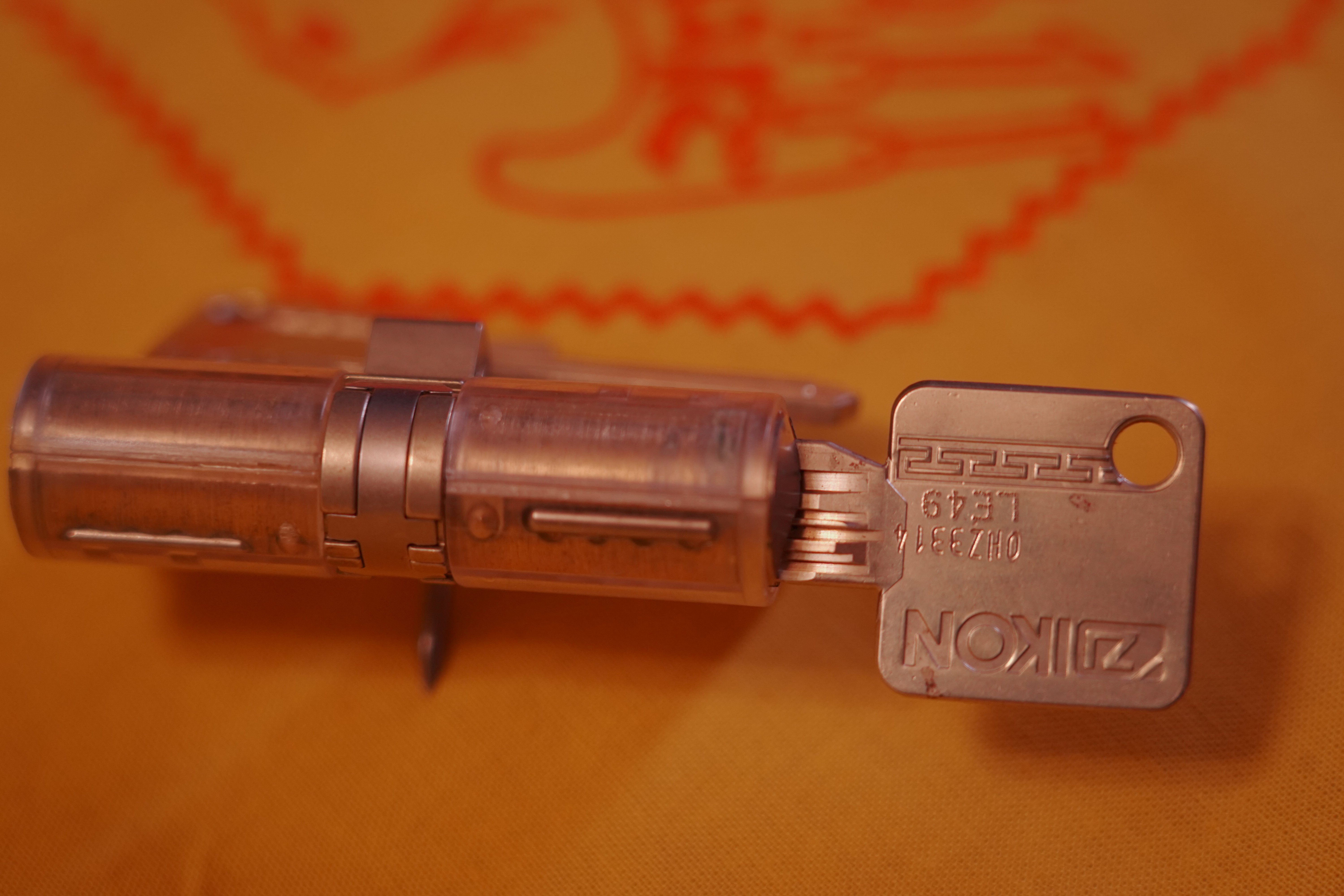 SEO born 1961 und Künstlername Arthur A. Bühl, Made in Germany, born 1961 in Stuttgart, arbeitet seit 40 Jahren als Privatdetektiv und lebt in Hamburg. Er ist als Detektiv Mitglied in nationalen und internationalen Berufsverbänden. Unter dem Künstlernamen " Arthurmeister " erklärt Arthur Bühl Lockpicking; das zerstörungsfreie Öffnen von Schlössern und Schließzylindern. Der Ehrenkodex lautet: Öffne nur deine eigenen Schlösser. Fremde Schlösser dürfen nur mit Einwilligung des Eigentümers geöffnet werden. Herr Bühl wurde schon als Schlossknacker bezeichnet. Dies ist natürlich Quatsch, denn wenn man oder Frau z.B. ein Vorhangschloss knackt, so ist es kaputt und die Wettbewerber und Lockpickerkollegen können nicht mehr daran üben. Knacker benutzen einen Kuhfuß. Der mehrfache Deutsche Meister dagegen ein Pickset und es gilt: " Offen ist gut, schneller Offen ist besser ". Viel Spaß und Erfolg beim Üben. Von der Zeitschrift " WIRED " wurde Arthurmeister als Master of the Universe, betitelt. SEO für heute: Parole Emil ! Arthur Bühl, Sympathieträger.com, Präsident Pornomeister SARL. Die Anschrift lautet: Arthur A. Bühl, Postfach 605 145, 22 246 Hamburg.