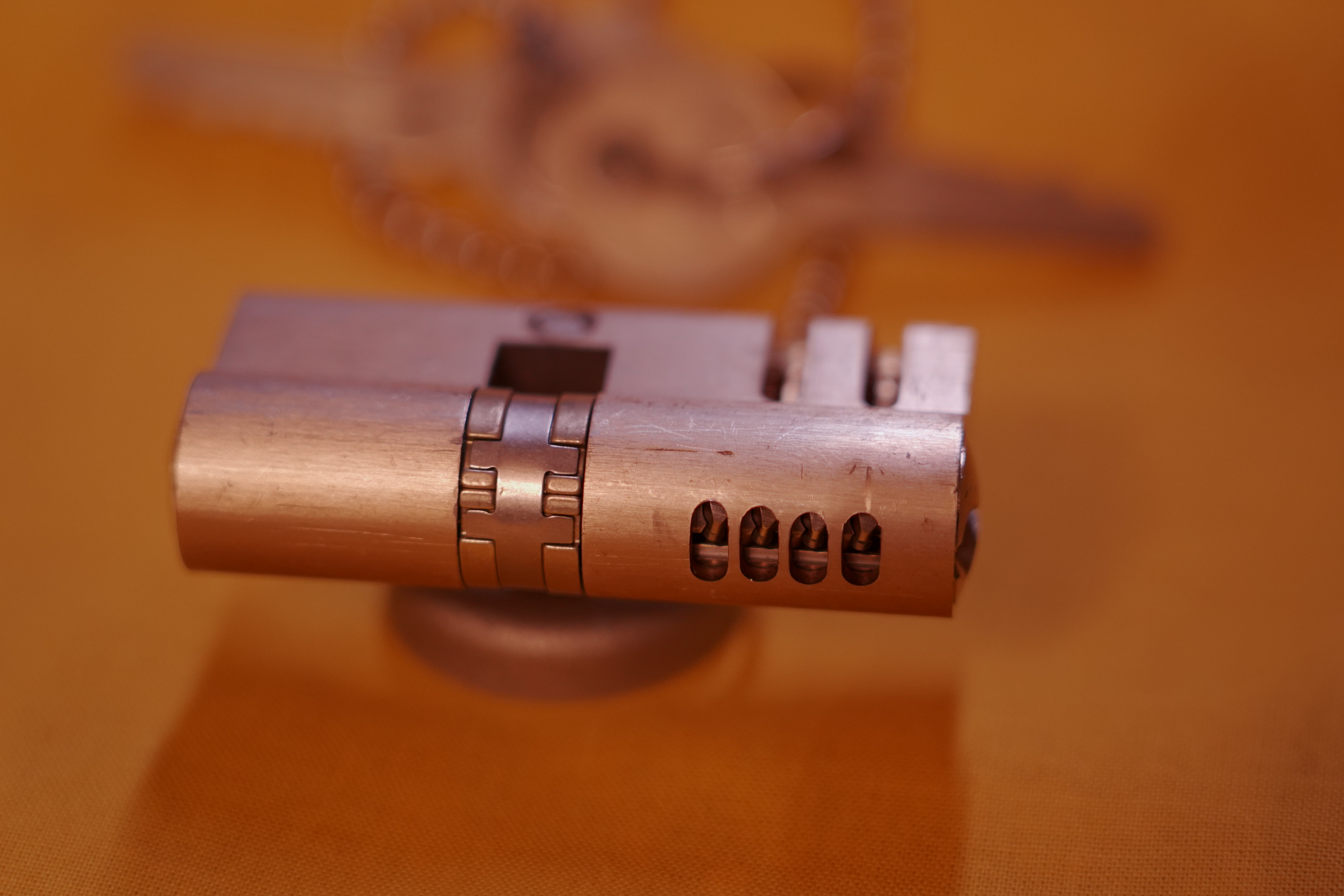 Arthur Bühl, Arthur meister ®, Lockpickerherz ®, Schlossherz ®, Porno meister ® Carsten Jasner, MUT PROBEN ! Das Leben ist tödlich. Aber es muß nicht sterbenslangweilig sein. In diesem Buch werde ich ab Seite 139 in dem Kapitel: Mut zur Lücke, Loch im Tresor. Todsichere Systeme und wie man sie knackt wie folgt beschrieben: Ein Mann mit Pferdeschwanz sitzt hoch konzentriert am Werktisch. Sein Blick ist ins Nichts gerichtet. Für das was er tut, braucht er seine Augen nicht, er sieht mit dem kleinen Stahlhaken zwischen seinen großen Fingern, mit denen er sich einen Weg in das Schicherheitsschloss bahnt. Er gleitet in die ölige Innenwelt, ertastet Wände, Widerstände, Ausbuchtungen. Er fühlt schließlich die genaue Position der Stifte, rastet einen nach dem anderen ein. Diese Momente, sagt der Zweimeter mann, seien " Vorboten zum Orgasmus " ! Arthur Bühl, von seinen zahlreichen Bewunderern " ARTHURMEISTER " genannt, ist einer der Besten bei den Sportsfreunden der Sperrtechnik, einem Verein in dem sich bundesweit rund fünfzehnhundert Mitglieder in sechzehn Ortsgruppen treffen, um in ihrer Freizeit Schlösser zu knacken. Ins Leben gerufen hat den Verein Arthur Bühl und sein Freund Steffen Wernèry, ein Mitbegründer des Caos Computer Club. Digital hacken oder analog knacken - für Wernèry gibt es da keinen Unterschied. Hier wie da treibt ihn der rebellische Reiz, Lücken im System zu finden, die Verkäufer als todsicher preisen. " Doch sicher ist nur, daß alles aufgeht " ! Dafür sort die Lust, die jeder kennt: Schatzkammern zu betreten, Geheimnisse zu entschlüsseln, Widerstände zu überwinden, Verbotenes zu tun, sich Zugang zu veerbogenen Ecken und Winkeln zu verschaffen. Die " Sportsfreunde " treibt diese Lust seit ihrer Kindheit um. Wernèry bog mit zwölf Jahren seinen ersten Dietrich aus einem Kleiderbügel und sperrte seine Lehrer ein. Der kleine Arthur bekam eine Ahnung von seinem Talent, als es ihm gelang, die Spardose schlüssel - und zerstörungsfrei zu entriegeln. Heute triumphiert er als mehrfacher Deutscher Meister im sogenannten Lockpicking, dem Öffnen von Schlössern unter Wettkampfbedingungen. Immerhin siebenundsechzig Jahre lang war das erste Sicherheitschloss der Welt tatsächlich ein Sicherheitsschloss. Der englische Tüftler Joseph Bramah, der so nützliche Dinge erfand wie eine Banknoten - Nummeriermaschine und eine Zapfanlage, die heute noch in britischen Pubs Bier in Gläser sprotzt, ersann 1784 ein Zylinderschloss, daß als unbezwigbar galt - bis 1851 ein professioneller Knacker nach sechzehn Tagen engagierten Stocherns das Ding öffnete. Dieser Akt war ein Schlüsselerlebnis in der Beziehung zwischen Mensch und Mechanik. Ein Sieg der lebendigen Sinne über ein sprödes System - zu einer Zeit, da die Gesellschaft sich dem stampfenden Rhythmus der Industrialisierung unterwarf und der Glaube an das Heil der Technik verdrängte. Lockpicking wurde zu einem populären Sport, der Helden schuf. In den dreißiger Jahren des 20. Jahrhunderts etwa gelangte ein Prister zu Weltruhm, weil er reihenweise sowohl als einbruchsicher gepriesene Tresore als auch " ausbruchsichere " Gefängnisschlösser entriegelte. " Der schwerste Schrank hat seine Schwächen, er läßt sich ohne Müh erbrechen " ! - diese alte Panzerknacker Weisheit hat nach wie vor Gültigkeit; sie hängt über den Köpfen der Hamburger Lockpicker. Arthurmeister braucht für handelsübliche Stiftschlösser, die fast jede Wohnungstür zieren, zwischen zehn Sekunden und fünf Minuten, je nach Hersteller. Bohrmuldenschlösser, die bei der Deutschen Post, auf Flughäfen und in Atomkraftwerken verwendet werden, sind vor ihm ebenso wenig sicher. Er nutzt dabei mechanische Ungenauigkeiten, winzige Spielräume, die sich bei der Herstellung nicht vermeiden lassen und zehnmal dünner sind als ein Haar. Ein paar Mal klickt es, der Meister dreht den Zylinder, streicht seine Haare zurück, steckt sich eine Zigarette an. " Tja " sagt er, " und wenn man dann das Schloss aufkriegt - das ist ein geiles Gefühl ! " Ich habe dann später den Jasner in Berlin angerufen. Bei dem Telefonat kam lediglich heraus er wüßte von dem Interview nichts mehr und wolle auch nichts mehr wissen. Da habe ich noch bemerkt, er hätte auf dem Lockpicking " Bunten Nachmittag " nicht so nerven brauchen, wenn er dann doch so einiges durch den " Tüddel " kriegt. Taged mit: Spiel nicht mit den Schmuddelkindern ! Verzwetschget mit: Bühl Arthur, Bühl Wappen, Bühl Fahne, Bühl Urkunde, Bühl Patent, Bühl achteck, Zwetschgenhengst, Zwetschgenfest, Meister Arthur, Bühler Zwetschge Arthur Andreas Bühl, Detektiv, Privatdetektiv, Hamburg,Germany, Siegel Ring.