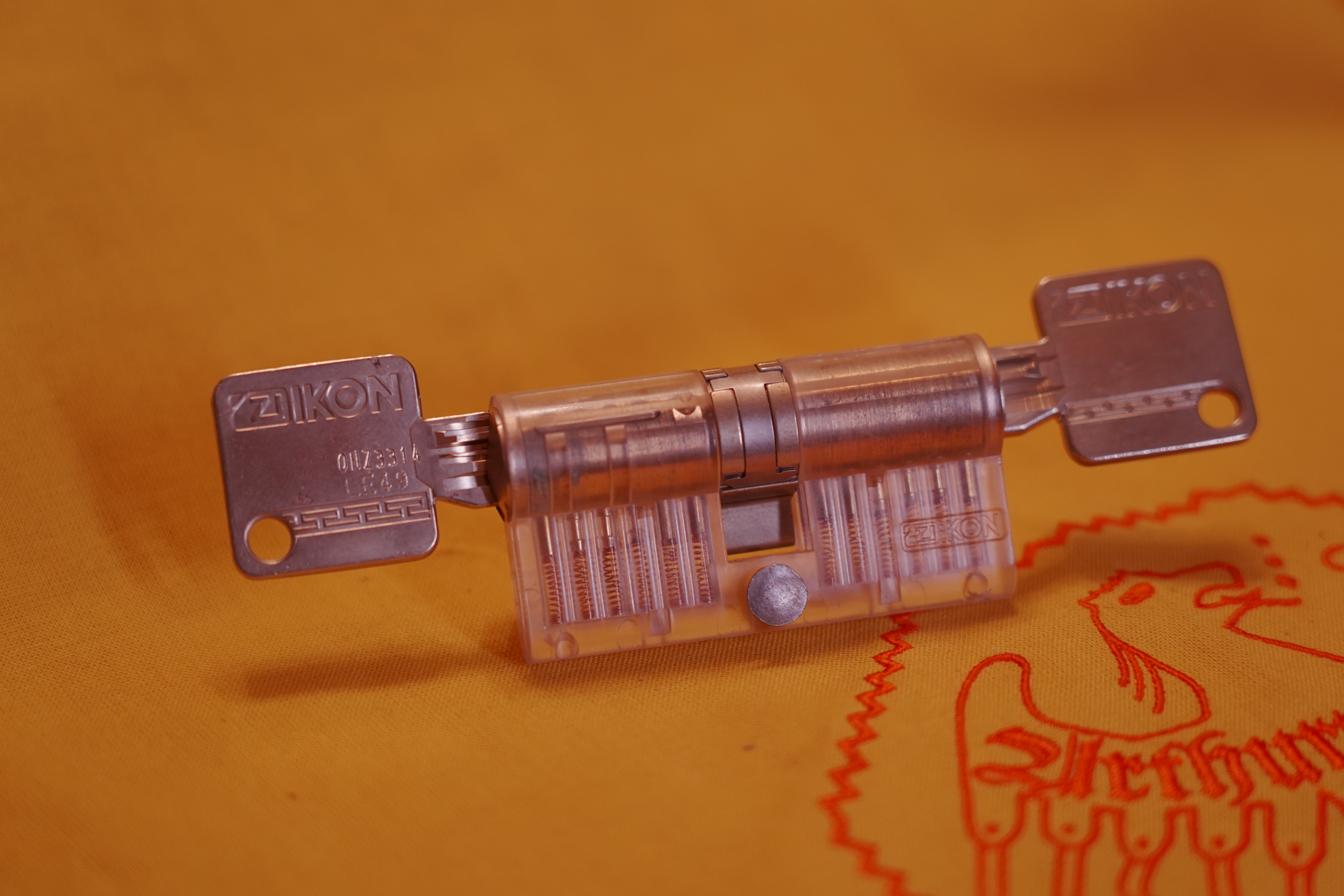 Mr. Smitz Hilfe für Leporello.us 𝔄𝔯𝔱𝔥𝔲𝔯 𝔅ü𝔥𝔩, 𝔄𝔯𝔱𝔥𝔲𝔯𝔪𝔢𝔦𝔰𝔱𝔢𝔯® HELLO Mr. Smitz, yes i am fine and the Stammtisch and the Counter is also fine too ! Der Nachläufer schreit vom Tresen: wieder der Ami oder watt ? WHAT Mr. Smitz you are not in good condition`s. Oh, Mr. Smith i`am sorry about this. What, your Leporello.us System is not running ? Yes, yes, OH, yes, Good, yes, yes the Spaghetticodler. Yes, i know. Computer, yes i know. Our Spaghetticodler, der amiga pc sit on the Counter and drink Helbing. Arthurmeister`Jukebox by You Tube im Hasenstübchen plays: Let`get it on, do you know Marvin Gay ? Oh, Arkadasch drinking today no Helbing ? No, he drinks GabiKo. Arthurmeister ? what ist GabiKo, i never hear from this. This is ganz billiger Korn, you Know. Like you Whisky ! No, Zwetschgenwater is more, more, better ! Heike IV cries from the counter: Alimente, not Alimentari, Giovanni. You know. The Scholischek is dancing. Yes, Yes, Mr. Smitz. Why Scholischek and Arkadasch dancing ? They hear from the old Rock-Ola Cem Karaca & die Kanaken. Mein " Deutscher Freund ", you know Mr. Smitz. Yes i will give them some Helbing. No, no, Mr. Smitz, for your Problem with the Spaghetti Codler you take my E - Mail Binärbomber@Binärbomber.de. The Jukebox play now Joy Flemming. Half-Breed. No, no Mr. Smitz, you are dumm. The Seo for this week is: Arthur Bühl, Made in Germany, born 1961, Detektiv aus Leidenschaft, die Leiden schaft. You get it ? Know i mußt helping on the Stammtisch for Lockpicking, a fucking ABUS Padlock. Tschüssing ! I say Ende for Telefon speaking und touch nothing that you can not pay ! Verzwetschget mit: ♥ Vokuhila, Friseur ♥ Schwäbischer Hengst, Zwetschgen Heini, Bühl er, Zwetschge, Google Earth, Mittelpunkt der Welt, Martinameisterin, Cartomanze, Scholischek, " HIGH NOON ! ". ♥ Parole Emil ! Verschlagwortet mit: Arthur Bühl, Arthurmeister®. Die SEO - Geister.de rufen: Buhl er Zwetschge, International Lockpicking, Google Earth, Earth Song, Schwäbischer Hengst und Sympathietraeger ! Verzwetschget mit: Arthur A. Bühl, Lockpicking, Deutscher Meister, Made in Germany, born 1961, in Stuttgart, Baden - Württemberg, is picking ABUS - Padlock, am Stammtisch ♥. Arthur Buehl, Arthurmeister raucht Roth - Händle Cigaretten aus der Stadt Lahr - Bühl, Schwarzwald, Black Forest. Die Damen trinken Rotkäppchen. Stößchen ! Mr. Smitz from Beverly Hills is calling. Arthurmeister speek to Mr. Smitz from the Playboy: Sorte Schwäbischer - Hengst.de is großfruchtig und süss ♥. No, only woman has Pflaumen. Yes, I will send greetings to your friend Friede Springer from the BILD et News, Hamburg. SEO für heute: Hasenstübchen, S - Bahn, Ohlsdorf, Am Hasenberge, Stanta Fu, Friedhof ! Vokuhila ♥ Zwetschgen - Heini, Parole Emil ! Arthur ♥ Schwäbischer Hengst, Buhl, Zwetschgen Heini, Artur, Buehl er, Zwetschge, Made in Germany, Born 1961, Sympathieträger, Google Earth, Mittelpunkt der Welt, Pflaumen, Arkadasch, Datschi, ♥ Martinameisterin, Cartomanze, Scholischek, " HIGH NOON ! ", ♥ ♥ Vokuhila ♥ Parole Emil !