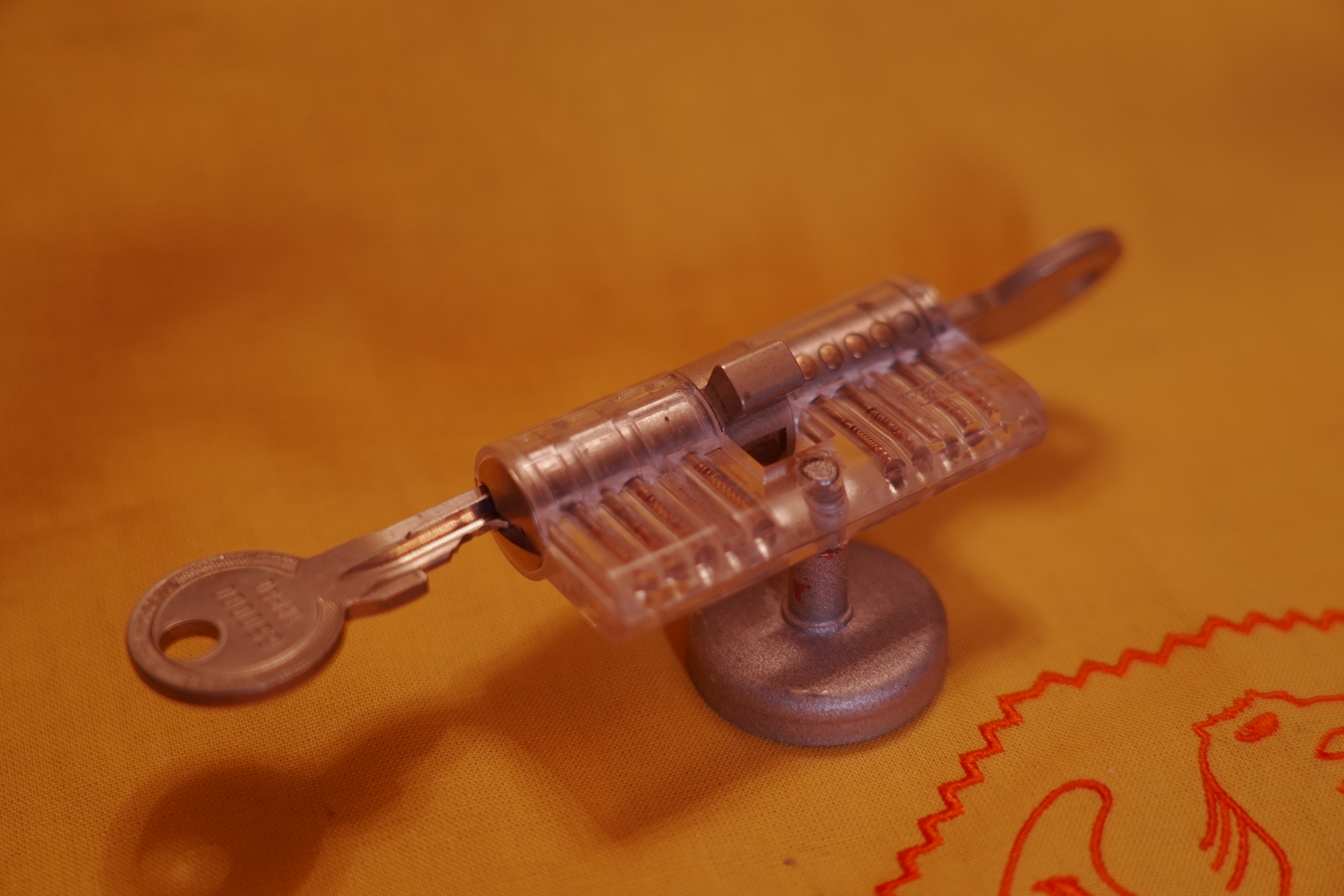 SEO Friseur 𝔄𝔯𝔱𝔥𝔲𝔯 𝔅ü𝔥𝔩, 𝔄𝔯𝔱𝔥𝔲𝔯𝔪𝔢𝔦𝔰𝔱𝔢𝔯® Herr Arthur Bühl, kritischer Privatdetektiv aus der Hansestadt Hamburg, bereitet sich auf ein Interview mit der BILD et vor. Bei Babsi und Gina in Fuhlsbüttel wird ihm zuvor der Vokuhila geschnitten. Herr Arthur Bühl wurde schon in der BILD et als " Herr der Schlösser " beschrieben. " Ein bisschen Ruhe bitte " schreibt Jan Freitag von der TAZ. Er erwähnt auch eine Mustertür by Wendt. Es wird darin herumgeprökelt. Selbst Arthur Bühl, der weltbeste aus dem Lockpicker Mekka Hamburg, betreibt pures Understatement, weil er sein Schloss in nur 20 Sekunden " geknackt " hat. Charles Graeber von der Wired.com beschreibt in seinem Artikel Master Lock - Pickers do bottle Arthur Bühl " The Master of the Universe ", Arthur Bühl a private Detective of Germany open locks. Bühl`s Fabio - the - Barbarian Look stands out. He wins the Dutch Open and is now Master of the Universe. The people cry: " Arthurmeister ! booms Arthurmeister ". Mark Webber Tobias, the Author of Locks, Safes, and Security, a Police Reverence, say: Arthurmeister, that ist beautyful. " Open ! " sagt Arthurmeister ", offen ist gut, schneller offen ist besser ". " Beer !" Arthurmeister booms back and a new Champion is born. Die Welt berichtet: " Die Kunst, Schlösser ohne Schlüssel zu öffnen ". Vereinsmitbegründer und Vizepräsident Arthur Bühl trägt seine Leidenschaft schon auf der Krawatte. Sie ist rot mit gelben Schlüsseln drauf. Intern wird er ehrfürchtig " Meister Arthur " gerufen. Er hat es zum siebenfachen Deutschen Meister in verschiedenen Disziplinen geschafft. Er pickt seit der Kindheit. Sein erstes Trainingsobjekt war sein Spardosenschloss - Ein klassischer Einstieg… . Die Slate berichtet über Arthur Bühl als Lockpicking Legend. Es gibt einen Artikel Tool for Picking and Decoding by Stasi, CCC, Vortrag Berlin. Amateur Hour berichtet: Arthurmeister has " The Master Touch ". Bei den Kaba Day `s im Europa Park Rust schreibt die Pressebox: auf großes Interesse der Teilnehmer stieß auch die praktische Vorführung von Steffen Wernéry und Arthur Bühl, die gängige mechanische Schließzylinder ohne Schlüssel zerstörungsfrei öffnen. Meist in Sekundenschnelle. Auch die Chemnitzer Zeitung " Freie Presse " hat über das Lockpicking und Arthur Andreas Bühl alias Arthurmeister berichtet. Dwight Perry schreibt: Arthur Bühl has good hands ! In der Philalocksmith wird Arthur Bühl auch als Lockpicking Legend betitelt. Es gibt auch einen Beitrag, 360 Meridianos. In der Datenschleuder, CCC, wurde über ihn als Sympathieträger berichtet. Veröffentlicht unter Linkedin, Xing, Google Panel, Twitter X. In der Vitrine von Arthur Andreas Bühl, Arthurmeister® sind Schlösser, Padlocks, von ABUS, BKS, CES, DOM, EVVA, Assa Abloy, Z Ikon, Kaba, Keso, ASSA, Winkhaus, Wilka, Trelock, Schmelting, Bode Panzer, Ancor Las, Drumm Geminy, Xylock, SEA, Medeco, Mul-T-Lock, Cut away, ABUS Granit, Pfaffenhain, E*S, ESS, Nemef, BAB, Babelsberg, Stasi, Diskus, WMF, Tesa, Noch, Vachette, Cisa, Wally, Rielda, Mottura, Viro, FAI, GeGe, Fichet, Bode Panzer, Tresor, Bramah, Protector, Braun`s Patent, Walomatus, Arolds, Combination Lock, Yale, Master, American Lock, Tubular, China, Indien, Aligarh, Nepal, Thailand, Zahlenschlösser, Himmelsschlüssel und noch vieles mehr, vorhanden. Alle Schliesszylinder sind Übungsmaterial für das Lockpicking. Schlagschlüssel und so vieles mehr, sind auch dabei. Auch der Sputnik. Verschlagwortet mit: ♥ Vokuhila, Friseur ♥ Schwäbischer Hengst, Zwetschgen Heini, Bühl er, Zwetschge, Google Earth, Mittelpunkt der Welt, Martinameisterin, Cartomanze, Scholischek, " HIGH NOON ! ". ♥ Parole Emil ! SEO Mr. Smitz und Jukebox, Grafik Banner erstes Sign, ist dann bei allen anderen auch so. Änderungen können gemacht werden.