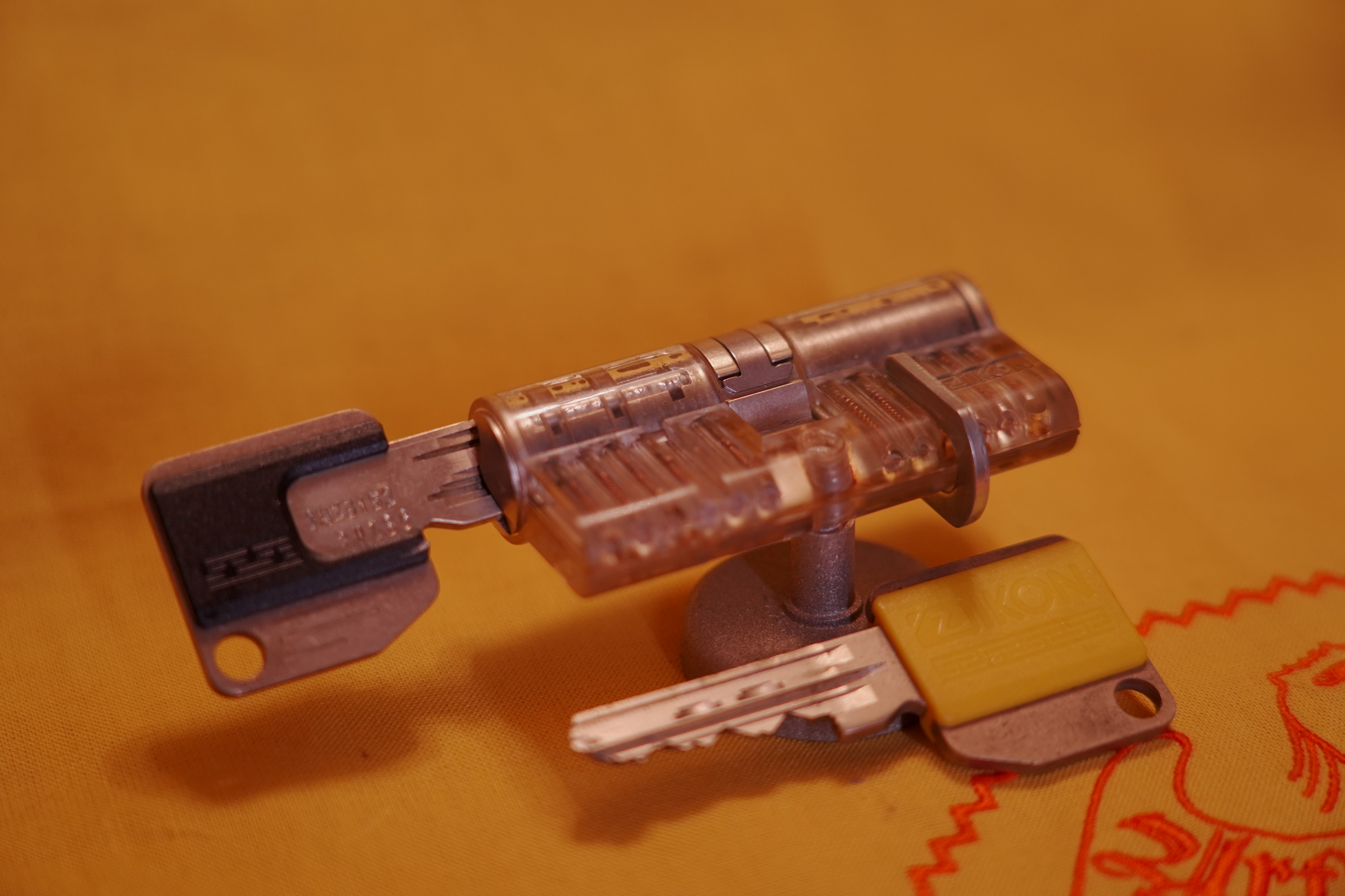 SEO JOE ASBERRY Hey Joe " Asberry ", ruft F 1 Rudi vom Tresen, Prost und Stößchen ruft Heike III zum Stammtisch. Die Jukebox spielt in voller Lautstärke Mr. Bojangles. Arthurmeister, der Sympathieträger hat bay the way mit einem ABUS Padlock Joe`s Michael Air Jordan`s Basketball bag gesichert ! Auch der Michael Jordan mußte hier im Hasenstübchen das Basketball bouncing Verbot akzeptieren. Formel 1 Rudi schreit: Bouncing darf und kann hier nur ein Michael Schumacher. Die Cartomanze meint, ein Ralf Schumacher auch ! Prost Weizen, Stößchen, Käppchen, ASBERRY !!! Die Jukebox by Youtube spielt " Slow Hand ". Joe, du rascal belehre uns nicht schon wieder. Wir sind hier in der Rabbit Hall and smoking is good for your drunken head. Prosit, Cheer`s, Salute, Gin Gin, altüst, sante` und Viva ! Hoch die Tassen ! Am Tresen läutet die Glocke. Der Rotamint der blinkt. Drei Tage war der JOE krank, jetzt trinkt und raucht er wieder. Gott sei Dank ! Verschlagwortet mit: Arthur Bühl, Detektiv, the dutch open Lockpicking Champion ! From WIRED. ÖFFNUNG OHNE SCHLÜSSEL, Linkedin Joe Asberry, Twitter X. Basket Ball Bouncing Verbot, Arthurmeister, Raucher, Roth - Händle, Stadt Lahr - Bühl, Schwarzwald, Black Forest, Rotkäppchen you know Mr. Smitz, Sorte Schwäbischerhengst.de is großfruchtig und süss. Buhl er Zwetschge. No, only woman has Pflaumen ♥. Wilhelm Busch ! Verschlagwortet mit: Arthur Bühl, Detektiv, the dutch open Lockpicking Champion ! From WIRED. ÖFFNUNG OHNE SCHLÜSSEL, Linkedin Joe Asberry, Twitter X. Basket Ball Bouncing Verbot, Arthurmeister, Raucher, Roth - Händle, Stadt Lahr - Bühl, Schwarzwald, Black Forest, Rötkäppchen you know Mr. Smitz, Sorte Schwäbischerhengst.de is großfruchtig und süss. Buhl er Zwetschge. No, only woman has Pflaumen ♥. Wilhelm Busch 𝐋𝐞𝐠𝐨 𝐁𝐢𝐥𝐥𝐮𝐧𝐝 𝐋𝐞𝐠𝐨𝐥𝐚𝐧𝐝 𝗩𝗲𝗿𝘀𝗰𝗵𝗹𝗮𝗴𝘄𝗼𝗿𝘁𝗲𝘁 𝗺𝗶𝘁: 𝗔𝗿𝘁𝗵𝘂𝗿 𝗕ü𝗵𝗹, 𝘁𝗵𝗲 𝗗𝘂𝘁𝘀𝗰𝗵 𝗼𝗽𝗲𝗻 𝗟𝗼𝗰𝗸𝗽𝗶𝗰𝗸𝗶𝗻𝗴 𝗖𝗵𝗮𝗺𝗽𝗶𝗼𝗻 ! 𝗙𝗿𝗼𝗺 𝗪𝗜𝗥𝗘𝗗. Ö𝗙𝗙𝗡𝗨𝗡𝗚 𝗢𝗛𝗡𝗘 𝗦𝗖𝗛𝗟Ü𝗦𝗦𝗘𝗟, 𝗟𝗶𝗻𝗸𝗲𝗱𝗶𝗻, 𝗧𝘄𝗶𝘁𝘁𝗲𝗿 𝗫. 𝗟𝗲𝗴𝗼 𝗕𝗶𝗹𝗹𝘂𝗻𝗱 Verschlagwortet mit: Arthur Bühl, the Dutsch open Lockpicking Champion ! From WIRED. ÖFFNUNG OHNE SCHLÜSSEL, Linkedin, Twitter X. 𝔄𝔯𝔱𝔥𝔲𝔯 𝔅ü𝔥𝔩, 𝔄𝔯𝔱𝔥𝔲𝔯𝔪𝔢𝔦𝔰𝔱𝔢𝔯® Verzwetschget mit: ♥ Vokuhila, Friseur ♥ Schwäbischer Hengst, Zwetschgen Heini, Bühl er, Zwetschge, Google Earth, Mittelpunkt der Welt, Martinameisterin, Cartomanze, Scholischek, " HIGH NOON ! ". ♥ Parole Emil ! SEO LOTTO 𝔄𝔯𝔱𝔥𝔲𝔯 𝔅ü𝔥𝔩, 𝔄𝔯𝔱𝔥𝔲𝔯𝔪𝔢𝔦𝔰𝔱𝔢𝔯® Verschlagwortet mit: Arthur Bühl, Arthurmeister® Arthur ♥ Schwäbischer Hengst, Buhl, Zwetschgen Heini, Artur, Buehl er, Zwetschge, Made in Germany, Born 1961, Sympathieträger, Google Earth, Mittelpunkt der Welt, Pflaumen, Arkadasch, Datschi, ♥ Martinameisterin, Cartomanze, Scholischek, " HIGH NOON ! ", ♥ ♥ Vokuhila ♥ Parole Emil ! SEO Bühl Zwetschge ♥ 𝔄𝔯𝔱𝔥𝔲𝔯 𝔅ü𝔥𝔩, 𝔄𝔯𝔱𝔥𝔲𝔯𝔪𝔢𝔦𝔰𝔱𝔢𝔯® 𝗩𝗲𝗿𝘇𝘄𝗲𝘁𝘀𝗰𝗵𝗴𝗲𝘁 𝗺𝗶𝘁: 𝔄𝔯𝔱𝔥𝔲𝔯 𝔅ü𝔥𝔩, 𝗔𝗿𝘁𝗵𝘂𝗿𝗺𝗲𝗶𝘀𝘁𝗲𝗿, 𝗥𝗮𝘂𝗰𝗵𝗲𝗿, 𝗥𝗼𝘁𝗵 - 𝗛ä𝗻𝗱𝗹𝗲, 𝗦𝘁𝗮𝗱𝘁 𝗟𝗮𝗵𝗿 - 𝗕ü𝗵𝗹, 𝗦𝗰𝗵𝘄𝗮𝗿𝘇𝘄𝗮𝗹𝗱, 𝗕𝗹𝗮𝗰𝗸𝗳𝗼𝗿𝗲𝘀𝘁, 𝗥𝗼𝘁𝗸ä𝗽𝗽𝗰𝗵𝗲𝗻 𝘆𝗼𝘂 𝗸𝗻𝗼𝘄 𝗠𝗿. 𝗦𝗺𝗶𝘁𝘇, 𝗦𝗼𝗿𝘁𝗲 𝗦𝗰𝗵𝘄ä𝗯𝗶𝘀𝗰𝗵𝗲𝗿𝗵𝗲𝗻𝗴𝘀𝘁.𝗱𝗲 𝗶𝘀 𝗴𝗿𝗼ß𝗳𝗿𝘂𝗰𝗵𝘁𝗶𝗴 𝘂𝗻𝗱 𝘀ü𝘀𝘀. ♥ 𝗡𝗼, 𝗼𝗻𝗹𝘆 𝘄𝗼𝗺𝗮𝗻 𝗵𝗮𝘀 𝗣𝗳𝗹𝗮𝘂𝗺𝗲𝗻 ♥ 𝗞𝗹𝗲𝗶𝗻𝘁𝗶𝗲𝗿𝘇ü𝗰𝗵𝘁𝗲𝗿𝘃𝗲𝗿𝗲𝗶𝗻. 𝗗𝗶𝗲 𝗘 - 𝗠𝗮𝗶𝗹 𝗹𝗮𝘂𝘁𝗲𝘁: 𝗔𝗿𝘁𝗵𝘂𝗿𝗺𝗲𝗶𝘀𝘁𝗲𝗿@𝗔𝗿𝘁𝗵𝘂𝗿𝗺𝗲𝗶𝘀𝘁𝗲𝗿.𝗱𝗲 𝗗𝗶𝗲 𝗘 - 𝗠𝗮𝗶𝗹 𝗹𝗮𝘂𝘁𝗲𝘁: 𝗔𝗿𝘁𝗵𝘂𝗿𝗔𝗻𝗱𝗿𝗲𝗮𝘀𝗕𝘂𝗲𝗵𝗹@𝗔𝗿𝘁𝗵𝘂𝗿𝗔𝗻𝗱𝗿𝗲𝗮𝘀𝗕𝘂𝗲𝗵𝗹.𝗱𝗲 Verschlagwortet mit Bühl er Zwetschge, Zwetschgenhengst, Pflaume, plum, Erikli, prugna torta, Datschi, süss. ♥ Zwetschgen Heini verschlagwortet mit: ♥ Vokuhila, Friseur ♥ Schwäbischer Hengst, Zwetschgen Heini, Bühl er, Zwetschge, Google Earth, Mittelpunkt der Welt, Martinameisterin, Cartomanze, Scholischek, " HIGH NOON ! ". ♥ Parole Emil ! 𝔄𝔯𝔱𝔥𝔲𝔯 𝔅ü𝔥𝔩, 𝔄𝔯𝔱𝔥𝔲𝔯𝔪𝔢𝔦𝔰𝔱𝔢𝔯® In der Vitrine von Arthur Andreas Bühl, Arthurmeister sind Schlösser, Padlocks, von ABUS, BKS, CES, DOM, EVVA, Assa Abloy, Z Ikon, Kaba, Keso, ASSA, Winkhaus, Wilka, Trelock, Schmelting, Bode Panzer, Ancor Las, Drumm Geminy, Xylock, SEA, Medeco, Mul-T-Lock, Cut away, ABUS Granit, Pfaffenhain, E*S, ESS, Nemef, BAB, Babelsberg, Stasi, Diskus, WMF, Tesa, Vachette, Cisa, Wally, Rielda, Mottura, Viro, FAI, GeGe, Fichet, Bode Panzer, Tresor, Bramah, Protector, Braun`s Patent, Walomatus, Arolds, Combination Lock, Yale, Master, American Lock, Tubular, China, Indien, Aligarh, Nepal, Thailand, Zahlenschlösser, Himmelsschlüssel und noch vieles mehr, vorhanden. Alle Schliesszylinder sind Übungsmaterial für das Lockpicking. Schlagschlüssel sind auch dabei. Das Trabbi Tool, Stasi, natürlich auch. Verschlagwortet mit Buehl, Buhl, Rotkäppchen, Zwetschgenhengst, Zwetschge SEO Jahrgang 1961 Verschlagwortet mit: Arthur Bühl, Arthurmeister® Arthur ♥ Schwäbischer Hengst, Buhl, Zwetschgen Heini, Artur, Buehl er, Zwetschge, Made in Germany, Born 1961, Sympathieträger, Google Earth, Mittelpunkt der Welt, Pflaumen, Arkadasch, Datschi, ♥ Martinameisterin, Cartomanze, Scholischek, " HIGH NOON ! ", ♥ ♥ Vokuhila ♥ Parole Emil ! SEO Vitrine Alternativtext: ♥ 𝔄𝔯𝔱𝔥𝔲𝔯 𝔅ü𝔥𝔩, 𝔄𝔯𝔱𝔥𝔲𝔯𝔪𝔢𝔦𝔰𝔱𝔢𝔯®