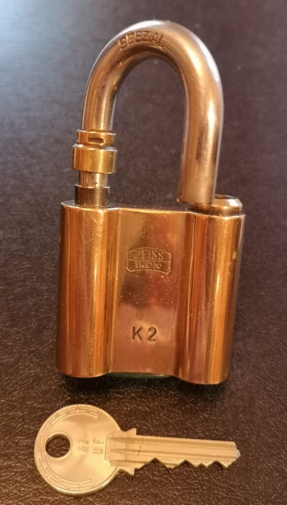 Arthur Bühl, Arthurmeister, Bühl Wappen Der Sympathieträger ist in Stuttgart, Baden - Württemberg geboren. Der Detektiv lebt in HAM. H1 Text der SEO gibt Texte aus Arthurmeister`s Leporello frei. 𝔄𝔯𝔱𝔥𝔲𝔯 𝔅ü𝔥𝔩, 𝔄𝔯𝔱𝔥𝔲𝔯𝔪𝔢𝔦𝔰𝔱𝔢𝔯 Bühl, Arthur, Jahrgang 1961, Made in Germany, Babyboomer, Detektiv or Private Investigator how Mr. Smitz from the PLAYBOY, Beverly Hills, say`s. Yes Mr. Smitz i will send you the Photo Arthurmeister`s F 1, Jacket for your LeporelloUS. to your E - Mail Mr.Smitz@Mr.Smitz.us. Ok, Mr. Smitz. Mr. Smitz do you know what Google Earth is ? Take BÜHL Arthur, only by Google Earth, you know ? have done it ? Yes Google will show you my Panel superfast. Cool, Arthurmeister, cool. Yes Mr. Smitz, this can i do for you too ! Yes with SEO. Yes, yes, i have Arkadasch erklärt, sein Erikli pasta is not so genial. Der beste Zwetschgenkuchen, you know plum tart, is from the Stadt Bühl. Not laughing in the USA. Bühl is a City like my Name. And the People in this City called it: Zwetschgendatschi ! you know. This is the world best plumcake. Yes Datschi. Yes, Stadt Bühl is near Baden - Baden, the Casino, you know ! Yes. Baden-Württemberg. You must know there is since 1927 the traditionell Zwetschgenfest. And there ist the Zwetschgenkönigin ! Mr. Smitz, my Ur Ur Ur Ur Grandfather is born in Bühl. My Great Grand Grand Mother where also born in the town Bühl. Their profession was Zwetschgenpicker. Not Lockpicker, Zwetschgen / Plum Picker. And Rüttler. Oh, really ! Yes, Yes. And since this time the name of the family Bühl from the Stadt Bühl is: Yes you know - Buehl. Yes i will give Greetings from you to Mrs. Friede Springer from the Newspaper BILD et. Yes, the Elbphilharmonie is in Betrieb. OH, Mr. Smitz, greeting´s to you from Joe Asbbery, NBA, you know. Tomorrow we will meet us in the Hasenstübchen, our Rabbit Hall. For Lockpicking und Beer. Call you. Parole Emil ! H1 Text der SEO schreibt weiter: 𝔄𝔯𝔱𝔥𝔲𝔯 𝔅ü𝔥𝔩, 𝔄𝔯𝔱𝔥𝔲𝔯𝔪𝔢𝔦𝔰𝔱𝔢𝔯® Herr Arthur Bühl, kritischer Privatdetektiv aus der Hansestadt Hamburg, bereitet sich auf ein Interview mit der BILD et vor. Bei Babsi und Gina in Fuhlsbüttel wird ihm zuvor der Vokuhila geschnitten. Herr Arthur Bühl wurde schon in der BILD et als " Herr der Schlösser " beschrieben. " Ein bisschen Ruhe bitte " schreibt Jan Freitag von der TAZ. Er erwähnt auch eine Mustertür by Wendt. Es wird darin herumgeprökelt. Selbst Arthur Bühl, der weltbeste aus dem Lockpicker Mekka Hamburg, betreibt pures Understatement, weil er sein Schloss in nur 20 Sekunden " geknackt " hat. Charles Graeber von der Wired.com beschreibt in seinem Artikel Master Lock - Pickers do bottle Arthur Bühl " The Master of the Universe ", Arthur Bühl a private Detective of Germany open locks. Bühl`s Fabio - the - Barbarian Look stands out. He wins the Dutch Open and is now Master of the Universe. The people cry: " Arthurmeister ! booms Arthurmeister ". Mark Webber Tobias, the Author of Locks, Safes, and Security, a Police Reverence, say: Arthurmeister, that ist beautyful. " Open ! " sagt Arthurmeister ", offen ist gut, schneller offen ist besser ". " Beer !" Arthurmeister booms back and a new Champion is born. Die Welt berichtet: " Die Kunst, Schlösser ohne Schlüssel zu öffnen ". Vereinsmitbegründer und Vizepräsident Arthur Bühl trägt seine Leidenschaft schon auf der Krawatte. Sie ist rot mit gelben Schlüsseln drauf. Intern wird er ehrfürchtig " Meister Arthur " gerufen. Er hat es zum siebenfachen Deutschen Meister in verschiedenen Disziplinen geschafft. Er pickt seit der Kindheit. Sein erstes Trainingsobjekt war sein Spardosenschloss - Ein klassischer Einstieg… . Die Slate berichtet über Arthur Bühl als Lockpicking Legend. Es gibt einen Artikel Tool for Picking and Decoding by Stasi, CCC, Vortrag Berlin. Amateur Hour berichtet: Arthurmeister has " The Master Touch ". Bei den Kaba Day `s im Europa Park Rust schreibt die Pressebox: auf großes Interesse der Teilnehmer stieß auch die praktische Vorführung von Steffen Wernéry und Arthur Bühl, die gängige mechanische Schließzylinder ohne Schlüssel zerstörungsfrei öffnen. Meist in Sekundenschnelle. Auch die Chemnitzer Zeitung " Freie Presse " hat über das Lockpicking und Arthur Andreas Bühl alias Arthurmeister berichtet. Dwight Perry schreibt: Arthur Bühl has good hands ! In der Philalocksmith wird Arthur Bühl auch als Lockpicking Legend betitelt. Es gibt auch einen Beitrag, 360 Meridianos. In der Datenschleuder, CCC, wurde über ihn als Sympathieträger berichtet. Veröffentlicht unter Linkedin, Xing, Google Panel, Twitter X. In der Vitrine von Arthur Andreas Bühl, Arthurmeister ® sind Schlösser, Padlocks, von ABUS, BKS, CES, DOM, EVVA, Assa Abloy, Z Ikon, Kaba, Keso, ASSA, Winkhaus, Wilka, Trelock, Schmelting, Bode Panzer, Ancor Las, Drumm Geminy, Xylock, SEA, Medeco, Mul-T-Lock, Cut away, ABUS Granit, Pfaffenhain, E*S, ESS, Nemef, BAB, Babelsberg, Stasi, Diskus, WMF, Tesa, Noch, Vachette, Cisa, Wally, Rielda, Mottura, Viro, FAI, GeGe, Fichet, Bode Panzer, Tresor, Bramah, Protector, Braun`s Patent, Walomatus, Arolds, Combination Lock, Yale, Master, American Lock, Tubular, China, Indien, Aligarh, Nepal, Thailand, Zahlenschlösser, Himmelsschlüssel und noch vieles mehr, vorhanden. Alle Schliesszylinder sind Übungsmaterial für das Lockpicking. Schlagschlüssel und so vieles mehr, sind auch dabei. Auch der Sputnik. Verschlagwortet mit: ♥ Vokuhila, Friseur ♥ Schwäbischer Hengst, Zwetschgen Heini, Bühl er, Zwetschge, Google Earth, Mittelpunkt der Welt, Martinameisterin, Cartomanze, Scholischek, " HIGH NOON ! ". ♥ Parole Emil ! SEO NEU Twitter X 11.06.24 Bilder Budeg ( Bold serif ) Arthur Andreas Bühl, Detektiv, made in Germany, born 1961 in Stuttgart, Baden - Württemberg, living in HAM, Im Dienste der Wahrheitsfindung unterwegs, betreibt in seiner Freizeit Lockpicking aus Leidenschaft. Der mehrfache Deutsche Meister wird in der WIRED als " Master of the Universe " betitelt. In der BILD et ist der Artikel " Herr der Schlösser " abgedruckt. Im Hasenstübchen - Fuhlsbüttel, am Hasenberge, Santa Fu, wird gefeiert. Arthurmeister® stellt seinen Leporello " Der Aufmacher " vor. Der Stammtisch grölt " OFFEN ". Scholischek, Rudi, Heike I, Noagerlzutzler, Arthur und Joe Asberry, der alte NBA ler, prosten sich zu. Arthurmeister`s Jukebox auf YouTube spielt Pointer Sisters - Slow Hand ! ♥ Beim Tanzen ruft die Cartomanze " Ey du Sympthieträger ♥, komm mal her " ! SEO für heute: DETEKTIV, Arthur Bühl, Lockpicker, Deutscher Meister, pickt ABUS Padlock.