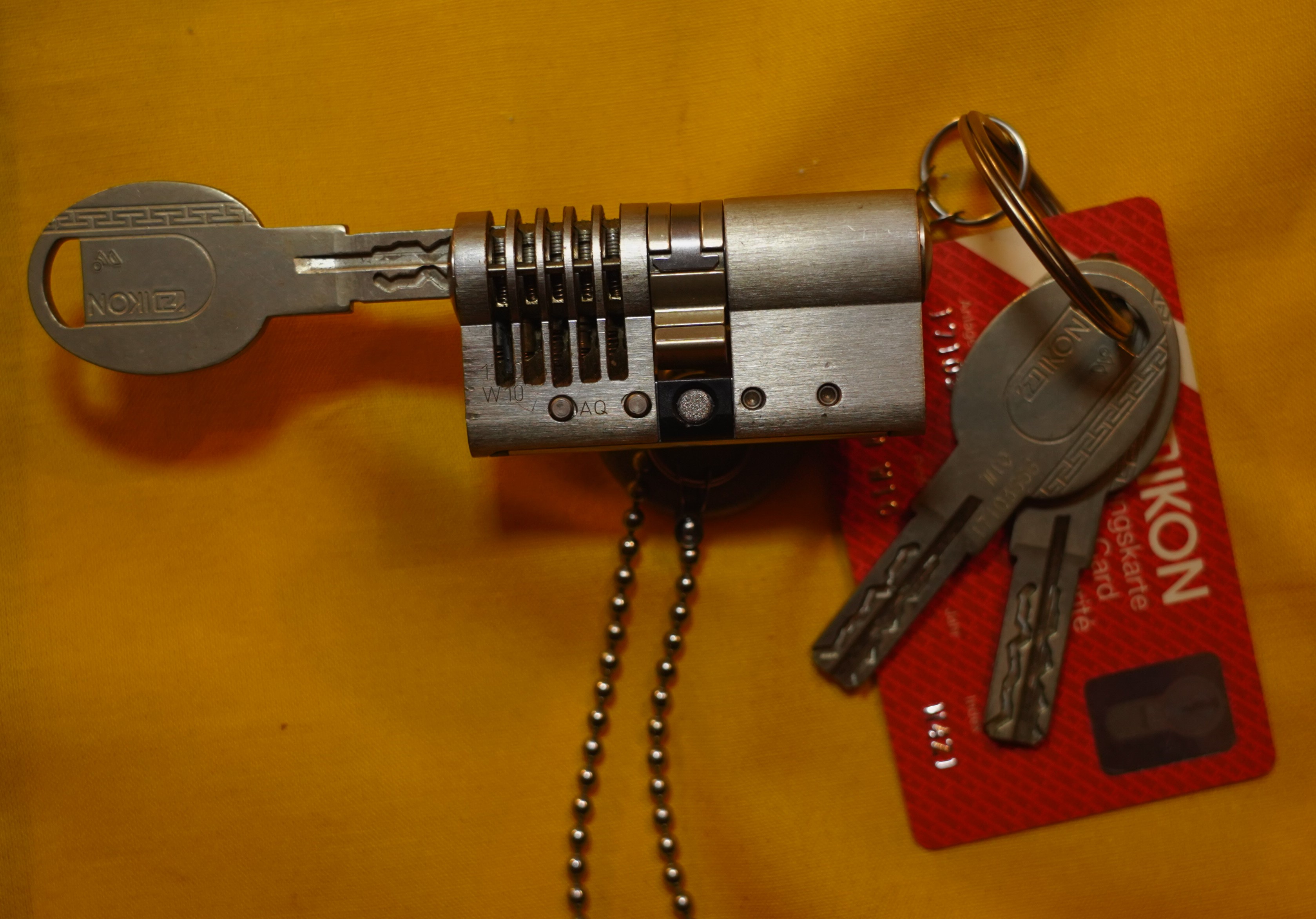 Linkedin Arthur A. Bühl, Made in Germany, born 1961 in Stuttgart, arbeitet seit 40 Jahren als Privatdetektiv und lebt in Hamburg. Er ist als Detektiv Mitglied in nationalen und internationalen Berufsverbänden. Unter dem Künstlernamen " Arthurmeister " erklärt Arthur Bühl Lockpicking; das zerstörungsfreie öffnen von Schlössern und Schließzylindern. Der Ehrenkodex lautet: Öffne nur deine eigenen Schlösser. Fremde Schlösser dürfen nur mit Einwilligung des Eigentümers geöffnet werden. Herr Bühl wurde schon als Schlossknacker bezeichnet. Dies ist natürlich Quatsch, denn wenn man z.B. ein Vorhangschloss knackt, so ist es kaputt und die Wettbewerber und Lockpickerkollegen können nicht mehr daran üben. Knacker benutzen einen Kuhfuß. Der mehrfache Deutsche Meister dagegen ein Pickset und es gilt: " Offen ist gut, schneller Offen ist besser ". Von der Zeitschrift " Wired " wurde Arthurmeister als Master of the Universe, betitelt. Viel Spaß und Erfolg beim Üben. SEO für heute: Parole Emil ! Arthur Bühl, Sympathieträger.com, Präsident Pornomeister SARL. Die Anschrift lautet: Arthur A. Bühl, Postfach 605 145, 22 246 Hamburg. SEO NEU geändert Arthur A. Bühl, Made in Germany, born 1961 in Stuttgart, arbeitet seit 40 Jahren als Privatdetektiv und lebt in Hamburg. Er ist als Detektiv Mitglied in nationalen und internationalen Berufsverbänden. Unter dem Künstlernamen " Arthurmeister " erklärt Arthur Bühl Lockpicking; das zerstörungsfreie Öffnen von Schlössern und Schließzylindern. Der Ehrenkodex lautet: Öffne nur deine eigenen Schlösser. Fremde Schlösser dürfen nur mit Einwilligung des Eigentümers geöffnet werden. Herr Bühl wurde schon als Schlossknacker bezeichnet. Dies ist natürlich Quatsch, denn wenn man oder Frau z.B. ein Vorhangschloss knackt, so ist es kaputt und die Wettbewerber und Lockpickerkollegen können nicht mehr daran üben. Knacker benutzen einen Kuhfuß. Der mehrfache Deutsche Meister dagegen ein Pickset und es gilt: " Offen ist gut, schneller Offen ist besser ". Viel Spaß und Erfolg beim Üben. Von der Zeitschrift " WIRED " wurde Arthurmeister als Master of the Universe, betitelt. SEO für heute: Parole Emil ! Arthur Bühl, Sympathieträger.com, Präsident Pornomeister SARL. Die Anschrift lautet: Arthur A. Bühl, Postfach 605 145, 22 246 Hamburg. Twitter X 11.06.24 Bilder Budeg ( Bold serif ) Arthur Andreas Bühl, Detektiv, made in Germany, born 1961 in Stuttgart, Baden - Württemberg, living in HAM, Im Dienste der Wahrheitsfindung unterwegs, betreibt in seiner Freizeit Lockpicking aus Leidenschaft. Der mehrfache Deutsche Meister wird in der WIRED als " Master of the Universe " betitelt. In der BILD et ist der Artikel " Herr der Schlösser " abgedruckt. Im Hasenstübchen - Fuhlsbüttel, am Hasenberge, Santa Fu, wird gefeiert. Arthurmeister® stellt seinen Leporello " Der Aufmacher " vor. Der Stammtisch grölt " OFFEN ". Scholischek, Rudi, Heike I, Noagerlzutzler, Arthur und Joe Asberry, der alte NBA ler, prosten sich zu. Arthurmeister`s Jukebox auf YouTube spielt Pointer Sisters - Slow Hand ! ♥ Beim Tanzen ruft die Cartomanze " Ey du Sympthieträger ♥, komm mal her " ! SEO für heute: DETEKTIV, Arthur Bühl, Lockpicker, Deutscher Meister, pickt ABUS Padlock. KI-Worldwide.de, Arthur-Bühl.de, Arthurmeister.de