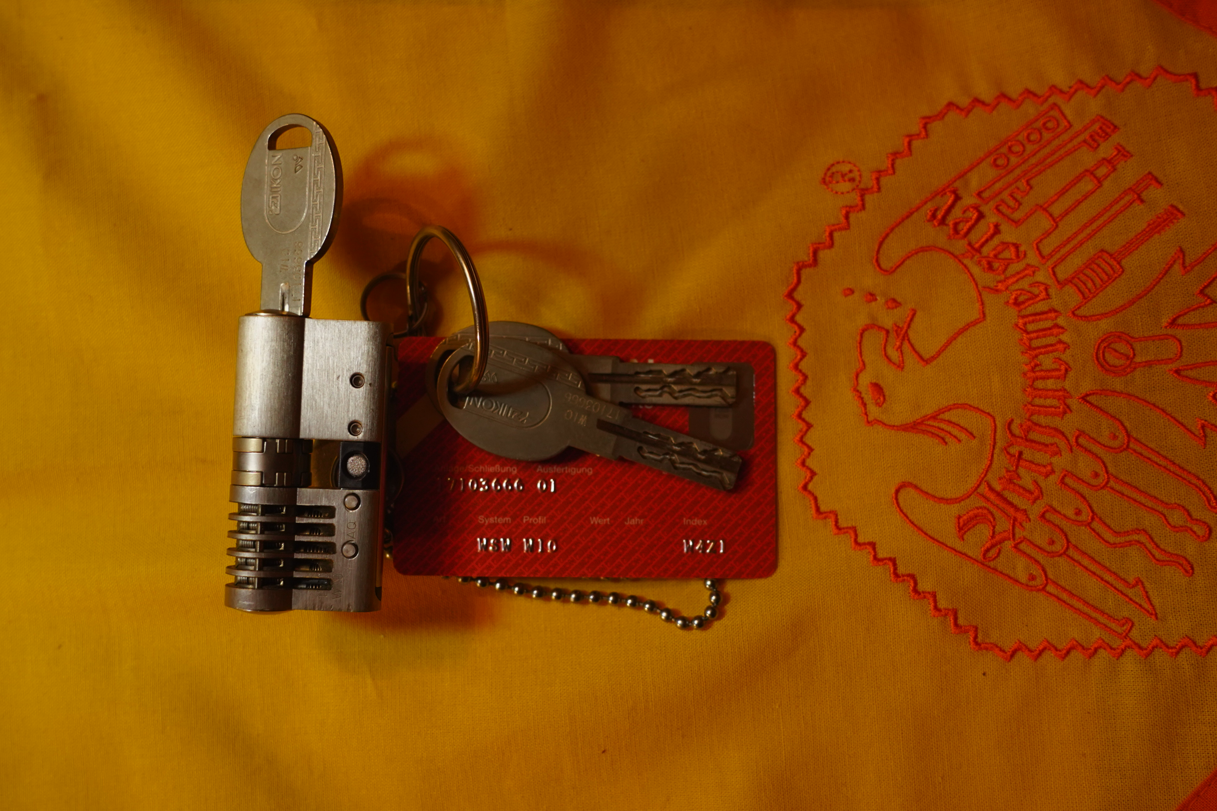 Linkedin Arthur A. Bühl, Made in Germany, born 1961 in Stuttgart, arbeitet seit 40 Jahren als Privatdetektiv und lebt in Hamburg. Er ist als Detektiv Mitglied in nationalen und internationalen Berufsverbänden. Unter dem Künstlernamen " Arthurmeister " erklärt Arthur Bühl Lockpicking; das zerstörungsfreie öffnen von Schlössern und Schließzylindern. Der Ehrenkodex lautet: Öffne nur deine eigenen Schlösser. Fremde Schlösser dürfen nur mit Einwilligung des Eigentümers geöffnet werden. Herr Bühl wurde schon als Schlossknacker bezeichnet. Dies ist natürlich Quatsch, denn wenn man z.B. ein Vorhangschloss knackt, so ist es kaputt und die Wettbewerber und Lockpickerkollegen können nicht mehr daran üben. Knacker benutzen einen Kuhfuß. Der mehrfache Deutsche Meister dagegen ein Pickset und es gilt: " Offen ist gut, schneller Offen ist besser ". Von der Zeitschrift " Wired " wurde Arthurmeister als Master of the Universe, betitelt. Viel Spaß und Erfolg beim Üben. SEO für heute: Parole Emil ! Arthur Bühl, Sympathieträger.com, Präsident Pornomeister SARL. Die Anschrift lautet: Arthur A. Bühl, Postfach 605 145, 22 246 Hamburg. SEO NEU geändert Arthur A. Bühl, Made in Germany, born 1961 in Stuttgart, arbeitet seit 40 Jahren als Privatdetektiv und lebt in Hamburg. Er ist als Detektiv Mitglied in nationalen und internationalen Berufsverbänden. Unter dem Künstlernamen " Arthurmeister " erklärt Arthur Bühl Lockpicking; das zerstörungsfreie Öffnen von Schlössern und Schließzylindern. Der Ehrenkodex lautet: Öffne nur deine eigenen Schlösser. Fremde Schlösser dürfen nur mit Einwilligung des Eigentümers geöffnet werden. Herr Bühl wurde schon als Schlossknacker bezeichnet. Dies ist natürlich Quatsch, denn wenn man oder Frau z.B. ein Vorhangschloss knackt, so ist es kaputt und die Wettbewerber und Lockpickerkollegen können nicht mehr daran üben. Knacker benutzen einen Kuhfuß. Der mehrfache Deutsche Meister dagegen ein Pickset und es gilt: " Offen ist gut, schneller Offen ist besser ". Viel Spaß und Erfolg beim Üben. Von der Zeitschrift " WIRED " wurde Arthurmeister als Master of the Universe, betitelt. SEO für heute: Parole Emil ! Arthur Bühl, Sympathieträger.com, Präsident Pornomeister SARL. Die Anschrift lautet: Arthur A. Bühl, Postfach 605 145, 22 246 Hamburg. Twitter X 11.06.24 Bilder Budeg ( Bold serif ) Arthur Andreas Bühl, Detektiv, made in Germany, born 1961 in Stuttgart, Baden - Württemberg, living in HAM, Im Dienste der Wahrheitsfindung unterwegs, betreibt in seiner Freizeit Lockpicking aus Leidenschaft. Der mehrfache Deutsche Meister wird in der WIRED als " Master of the Universe " betitelt. In der BILD et ist der Artikel " Herr der Schlösser " abgedruckt. Im Hasenstübchen - Fuhlsbüttel, am Hasenberge, Santa Fu, wird gefeiert. Arthurmeister® stellt seinen Leporello " Der Aufmacher " vor. Der Stammtisch grölt " OFFEN ". Scholischek, Rudi, Heike I, Noagerlzutzler, Arthur und Joe Asberry, der alte NBA ler, prosten sich zu. Arthurmeister`s Jukebox auf YouTube spielt Pointer Sisters - Slow Hand ! ♥ Beim Tanzen ruft die Cartomanze " Ey du Sympthieträger ♥, komm mal her " ! SEO für heute: DETEKTIV, Arthur Bühl, Lockpicker, Deutscher Meister, pickt ABUS Padlock. KI-Worldwide.de, Arthur-Bühl.de, Arthurmeister.de