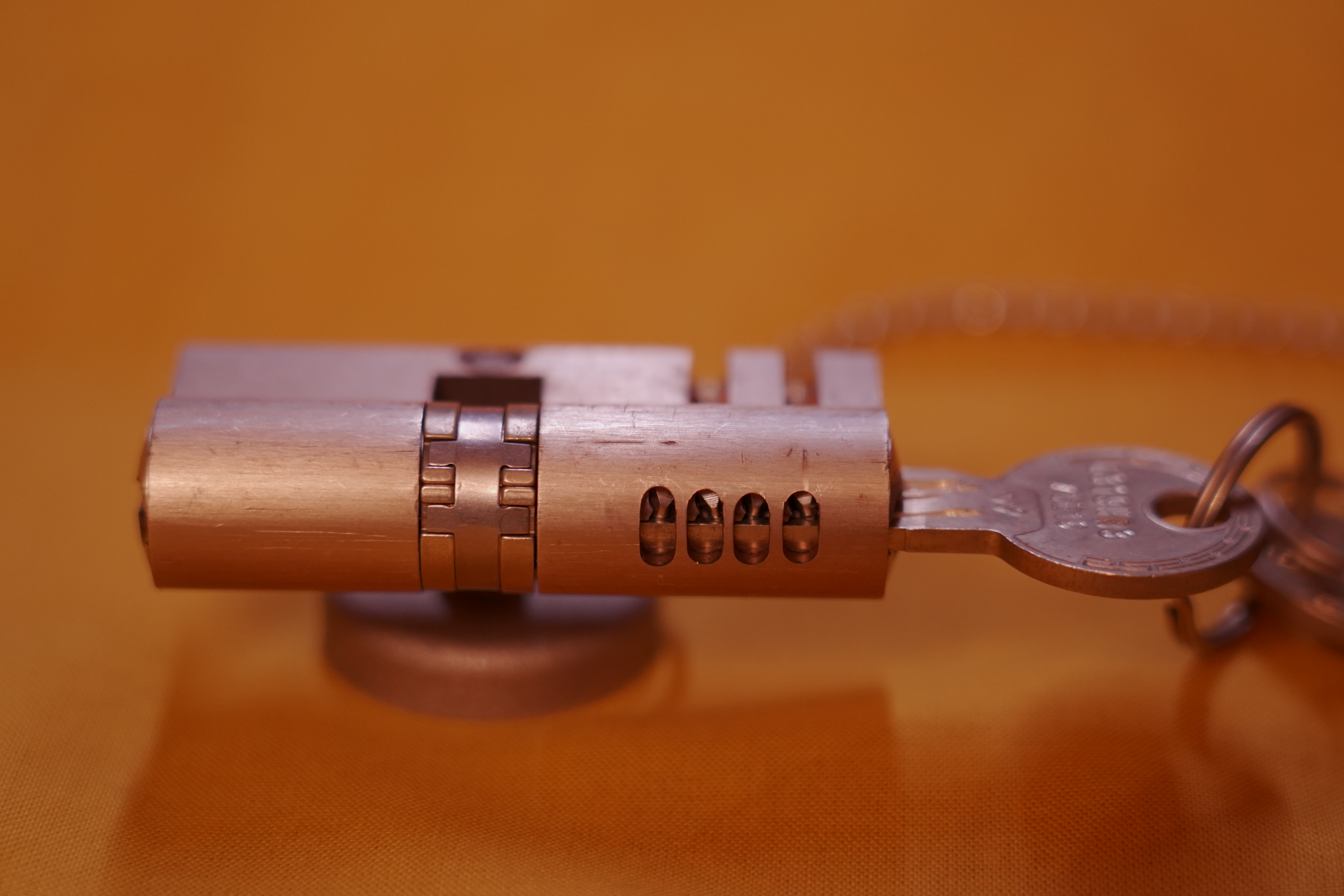 Karussel OFFEN und ZU: 𝔄𝔯𝔱𝔥𝔲𝔯 𝔅ü𝔥𝔩, 𝔄𝔯𝔱𝔥𝔲𝔯𝔪𝔢𝔦𝔰𝔱𝔢𝔯® Arthur Bühl, Jahrgang 1961, Detektiv aus Hamburg, Im Dienste der Wahrheitsfindung unterwegs, betreibt in seiner Freizeit Lockpicking aus Leidenschaft. Der mehrfache Deutsche Meister wird in der WIRED als " Master of Universe " betitelt. In der BILD et ist der Artikel " Herr der Schlösser " abgedruckt. Im Hasenstübchen - Fuhlsbüttel, am Hasenberge, Santa Fu, wird gefeiert. Arthurmeister® stellt seinen Leporello " Der Aufmacher " vor. Der Stammtisch grölt " OFFEN ". Scholischek, Rudi, Heike I, Noagerlzutzler und Arthur prosten sich zu. Die Jukebox auf YouTube spielt Slow Hand ! ♥ Beim Tanzen ruft die Cartomanze " Ey du Sympthieträger, komm mal her " ! Verschlagwortet mit: ♥ Vokuhila, Friseur ♥ Schwäbischer Hengst, Zwetschgen Heini, Bühl er, Zwetschge, Google Earth, Mittelpunkt der Welt, Martinameisterin, Cartomanze, Scholischek, " HIGH NOON ! ". ♥ Parole Emil !