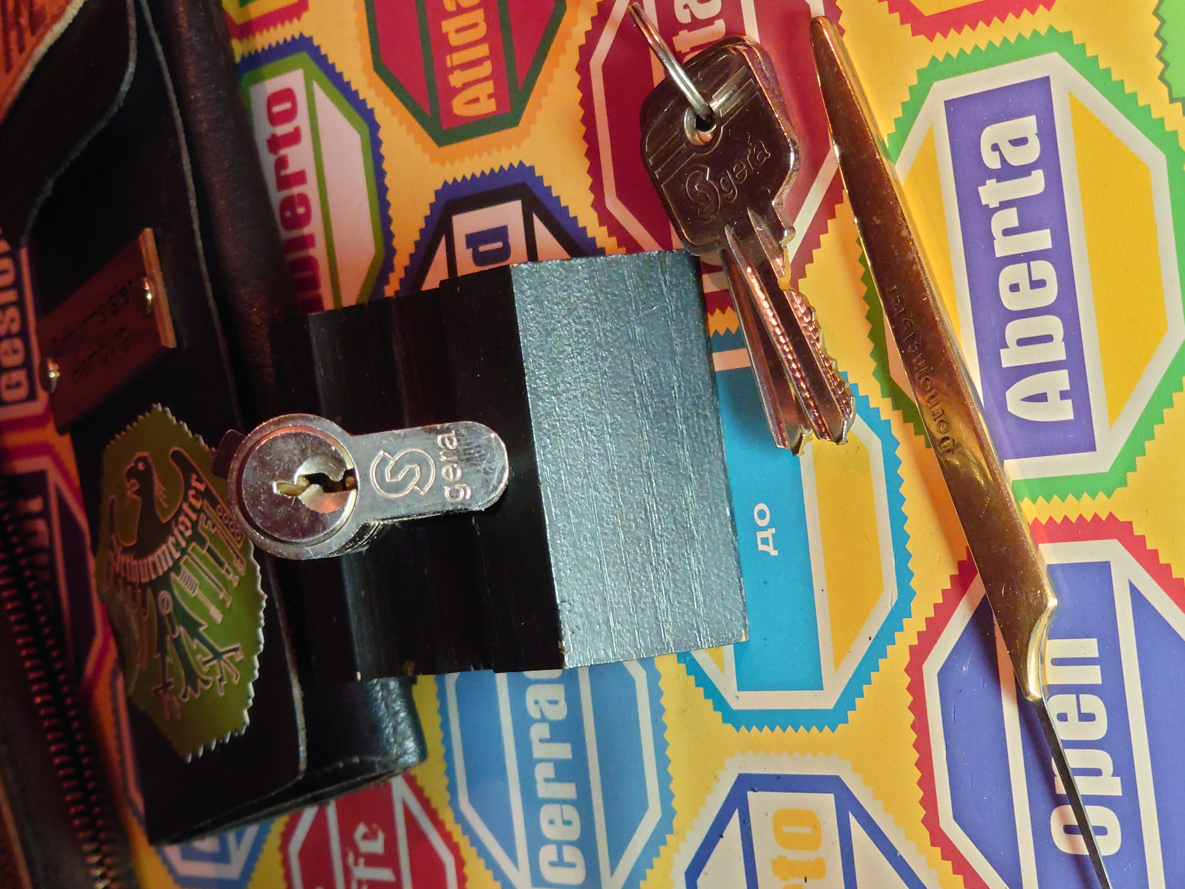 Lockpicker im Einsatz, ASSA ABLOY, Lockpicker Herz, patented by Arthur Bühl. Bühl, Detektiv aus Hamburg öffnet zerstörungsfrei Assa Abloy. Knacken, sägen, Love picking, Künstlerin knackt Liebesschlösser. Lockpicking. Arthur Andreas Bühl, Wiki, Fandom, Arthurmeister ®,Lockpickerherz ® Schlossherz ®, Pornomeister ®, Tagged with: Bühl, Stadt Bühl, Bühler Zwetschge, Bühl Wappen, Bühl Fahne, Bühl Design, Bühl Sign, Bühl Arthur, Zwetschgenhengst, Bühl Zwetschgenfest, Meister Arthur, Meister Porno, Porno Master, Arthur Andreas Bühl, Privatdetektiv, HAM. Bühl. Arthur Andreas Bühl. Hier ist die rasende Uschi von der Bild et und schreibt mit der neuen KI Arthurmeister den neuen SEO Text für 2025. Der Sympathieträger ist in Stuttgart, Baden - Württemberg geboren. Der Detektiv lebt in HAM, ist im Dienste der Wahrheitsfindung unterwegs, BUDEG. H1 Text der SEO schreibt: Hamburger knackte 1000 ( tausend ) Schlösser, Bild Zeitung, Performancekünstler, Xing, Arthurmeister `s Jukebox im Hasenstuebchen, Slow Hand - Pointer Sisters, Joy Flemming. 𝔄𝔯𝔱𝔥𝔲𝔯 𝔅ü𝔥𝔩, 𝔄𝔯𝔱𝔥𝔲𝔯𝔪𝔢𝔦𝔰𝔱𝔢𝔯® VereinsWiki / Fandom, Arthur Bühl. Bühl, Arthur, Jahrgang 1961, Made in Germany, Detektiv or Private Investigator, Performancekünstler und Lockpicker aus Hamburg erzählt in seinem Leporello wahre Geschichten aus dem Hasenstuebchen, Bunny Hall, Stammtisch, Fuhlsbüttel. Kaba Days Im Europapark Rust: Unternehmensschutz im Fokus, dorma kaba, Deutschland, praktische Vorführung von Arthur Buehl, Sportsfreunde. Koksa Vereinsauflösung taz Ein bisschen Ruhe bitte ! Arthur Bühl, der Weltbeste aus Stuttgart mit Wohnsitz im Lockpickermekka Hamburg ist auch Deutscher Meister. slideplayer: but Jesus is the only Masterwho can unlock the human soul. But there is another obvious difference between Arthurmeister and the " Jesusmeister " that connects today´s story to our lives. The tools that Arthur Bühl collected are mostly from the Stasi. Schlossherz, Lockpickerherz, Pornomeister, Bühl Fahne, Bühl Wappen, Bühl Stadt Wappen, UHU Linkedin Arthur Bühl, Arthurmeister, Präsident, Performance, Bundesverband für Detektive und Ermittler, Budeg. Arthur Andreas Bühl, EverybodyWiki Bios&Wiki, 27.03.61,Stuttgart, auch unter dem Pseudonym Arthurmeister bekannt, ist mehrfacher Deutscher Meister im Lockpicking. Koksa.Org Vereinsauflösung, Arthur Bühl, Arthurmeister, Tagesordnung, Mitgliederversammlung Arthurmeister`s Jukebox im Hasenstübchen by You Tube arthurmeister007, Schloßöffnung. Arthurbuehl@Arthurbuehl, X, Erfreulich ! Schlossindustrie und Elite rücken zusammen ! Verein, Sportsfreunde, Arthur Bühl, Erfahrung. FAZ.net Freizeit: Lockpickern bleibt nichts verschlossen - Doch der Beste der Besten hat alle schon besiegt: Der 42 jährige Kaufmann sitzt in Trachtenkleidung vor einer verrosteten alten Kiste. Preview Jesusmeister Homeleticsonline, At the Dutsch open Lock Picking Championship, Arthur Bühl emerged as the champion. No one picks locks as well as he does. Arthurmeister Phila-Locksmith Arthur Bühl Lock Picking Legend, Mr. Bühl, tool, nl, Sneek. Unter Knackern, jungle.world. Welt.de Die Kunst Sclösser ohne Schlüssel zu öffnen, Vereins-Mitbegründer und Vize Präsident trägt seine Leidenschaft schon auf der Krawatte: Sie ist blau mit gelben Schlüsseln drauf. The Master Touch: Lockpicker in the world Arthur Bühl. He`s this six-seven German private Investigator. He has this. The international Competition Whre Master Lock-Pickers… Arthur Bühl, the Dutsch Open Lock-picking champion. Charles Graeber … Arthurmeister standing above them all, with a beer stein in one hand and a cigarette in …. Wired.com Securitylaboratories.org, Arthur Bühl. Phila-locksmith.com - Arthur Bühl Lock Picking Legend, can see intimidating man. Toool, LockCon. Arthurmeister. Hailing from Hamburg, he is among a legion of German lock picker who have estabished their country as one of the top producers of master lock pickers. Slate.com Lock Picking: a arte de arrombar cadeados - Nascido em Hamburgo, o alemao Arthur Bühl é provavelmente um dos nomes mais conhecidos do submundo do lock picking. Conhecido nesse Círculo… Sportsfreunde Slik hacka vi i Norge pa 90-tallet Arthur Bühl PlusPedia, Arthur Andreas Bühl, Legend taz.de Ein bisschen Ruhe bitte Arthur Bühl, der Weltbeste aus Stuttgart mit Wohnsitz im Lockpickermekka Hamburg .. Telefonbuch, Meisterschaften. Jungle.World - Da hat auch Arthur Bühl, genannt " Arthurmeister ", durchaus Chancen auf weitere Titel für seine große Sammlung. " Scheiße ", brüllt der aus … The Lock Busters, Charles Graeber, Schließzylinder, Lock Picking, metallpinnen. Spiegel, Lockpicker: Die schnellsten Schlossknacker Deutschlands. Arthur Meister Bühl, Arthurmeister, ist amtierender Deutscher Meister der Lockpicker. Sein Hobby: Schlösser öffnen - ohne Schlüssel natürlich. media.ccc.de Schlossöffnung bei der Staatssicherheit der DDR ArthurMeister erläutert das operative Vorgehen und die speziellen Werkzeuge zur Schlossöffnung, die von der Staatssicherheit der DDR ……. Flickr Meister Arthur, Arthurmeister / Oberalster VfW Meisterschaft, Picktools.de FoeBud.org Schloß-Öffnen ArthurMeister aus Hamburg, erläutert, wie die Staatssicherheit…. Vortrag Bielefeld. Schlösser knacken: So einfach geht es!!! Gemäß ArthurMeister legt der Verein großen Wert auf den selbstauferlegten Kodex, der sich so… ZDF Lockpicking Reportage Boston Magazine.com The joy Lock Club The Arthurmeister was one of the top lock pickers in the world, and Towne was just a kid,but to everyone`s surprise - most especially to… Lock Picking 101 toool.us live I did vote arthurmeister when i first saw the site bevor the discussion on it startet but only……. Public Domain 147 Schloß-Öffnen ArthurMeister Bühl aus Hamburg, Gründungsmitglied…. Impressioning games Jos and Arthurmeister Aufsperrstunde ArthurMeister, ein Riesenkerl mit süddeutschem Akzent…. blogs.com Jesus, the Lock-Picker! - HOMELETICS - That might be a bit much, but nonetheless they call him the Arthurmeister! and then ther`s the JesusMaster, or Meister, if you will. if you….. Citywide RFID Master Arthurmeister Dezember / 2012 / SSDev Arthurmeister, Workshop, Barry Wels Herr Bühl sagt Danke ! xn-Arthur-bhl-heb.de Arthur Bühl, Detektiv aus Hamburg, Buehl, Siegel. Lockpickerherz.de Pornomeister.de Schlossherz.de Arthurmeister.de Linkedin Arthur Bühl ( Arthurmeister ) - Präsident - Von rechts nach links, Glück bringt`s. X. Linkedin, Detektiv aus Hamburg Acclaimed Lock Picker Explain the Art of Competive Locksport, Schyler Towne, Youtube, Arthurmeister, Gadget Hack. Key Cutting. Master Lock. Datenschleuder. Boston. Jägermeister. Demonstration not for Sale, Muster ohne Wert. Joe Asberry, Bouncing Joe. Angezettelt vom Fanclub. Radio-Eriwan.de Bildbeschreibung, Modula, SEO. Sympathietraeger. Im Prinzip ja, aber…. der Detektiv sei der Gärtner. Bunny Hall, B - Seite Jukebox. Schwarz, rot, gold. Bild Zeitung: Herr der tausend Schlösser. Zeiträuber. Streng vertraulich ! Fandom ! Boston. ABUS, Lock, security. Schlösser und Tresore von Ed Willis, The National Locksmith® - Guide to Modern Safe Locks by Mark Bates Tobias Locks, Safes and Security Markenanmeldung-Pornomeister-®-Praesident-Arthur-Buehl.jpeg Arthur-Buehl-Germany-Wappen-Arthurmeister007@gmail.com-Detektiv-Babyboomer-Sympathietraeger.png 𝔄𝔯𝔱𝔥𝔲𝔯-𝔅ue𝔥𝔩-Wappen-𝔄𝔯𝔱𝔥𝔲𝔯𝔪𝔢𝔦𝔰𝔱𝔢𝔯-®-Von-rechts-nach-links-Glueck-bringts-♥.gif 𝔄𝔯𝔱𝔥𝔲𝔯-𝔅ue𝔥𝔩-𝔄𝔯𝔱𝔥𝔲𝔯𝔪𝔢𝔦𝔰𝔱𝔢𝔯®-Arthur-Buehl-WebTuev®-ges.-gesch.-Die-E-Mail-lautet-Webtuev@WebTuev.de.png Arthur-A.-Buehl-Detektiv-aus-Hamburg-Arthurmeister®-Vitrine-Cut-Lock-veroeffentlicht-Xing-Linkedin-Facebook-Twitter-X.jpg Kaba, Schließzylinder, Zutrittskontrolle, Schlüssel, The Joy Lock Club, Houdini, Keyhole, Schyler, Toool, Lockpicker, Locksport, hulking, Arthurmeister, Linus Yale jr., Convention, Devitent Ollam, Barry Wels, Eddie the wire, Guide to Lockpicking, tools, TSA, approved baggage lock, Pin Tumbler, Medeco, Practical Lockpicking, Jakko Fagerlund, Javadi, open in Thirty Seconds, Sport, Schließkanal, Zylinder läßt sich drehen, Zeitvertreib, Lockcon, Locks, Security, Locksmith, Tool, bump key, Crypto Phone, Arthur Bühl, Charles Graeber, Arthurmeister ! booms Arthurmeister, Champ Julian, Kryptonite, ready to Rock, Lips, Oh, Arthur he sighs, Beer, Rotation, Vereins - Mitbergründer und Vizepräsident Arthur Bühl trägt seine Leidenschaft schon auf der Krawatte, Spardosenschloss, Understatement, Alles eine Frage der Übung, Geselligkeit, Ausdauer, Disziplin, Vertrauen, Ehrgeiz, Entspannung, Sportler, Hacker CCC, Profipickset, knacken, Zigarettenrauch, Unternehmensschutz im Focus, Zutrittskontrolle, Hahn & Kolb, Werkzeuge, Manipulation, Lösungen, Zylinder, Zeitwirtschaft, Presse BOX, Europa - Park, Kaba, Rust, The Joy Lock Club, Schyler Towne, Boston, Magazin, SSD, Arthur Bühl, a private Detektive from Germany, defeatet an all - Star field of Lockpicker´s to capture the aptey, Marc Weber Tobias ! Jesusmeister, Jesusmaster, Performancekünstler Xing, Hamburger Detektiv Arthur Bühl knackte 1000 Schlösser, Bild Zeitung, Steckbrief, wanted, Siegelring, Wappen Stadt Bühl, Bildbezeichnung, Arthurmeister007@gmail.com, Lockpickerherz, Schlossherz, Arthurmeister, Pornomeister, Arthur Bühl sagt: Junge Besen kehren besser, aber wir alten Bürsten kennen jede Ecke - Merzer. Deshalb habe ich keinen Grund ihnen zu glauben = aber sie möchten es so gern ! Bühl Wappen ges.gesch. für Inhaber Arthur A. Bühl: Im Dienste der Wahrheitsfindung. Im Falle eines Falles, klebt UHU aus Bühl wirklich alles und kurze Zeit drauf, ist alles wieder auf ! Arthur Bühl, Detektiv aus Hamburg und Präsident Pornomeister S.A.R.L Stammtisch Parole. Fandom und vendors. Unverkäufliches Musterexemplar. Demonstration and Example not for sale. Tilt 404. Mr. Smitz spricht: Der Weihnachtsmann, der Weihnachtsmann, hat keine Hosen an. Meisterkatze, BUEHL.-Wappen-ges-gesch-Arthur-Andreas-Buehl-DETEKTIV-Germany-HAM-1961-2061-BUEHL.png, Schlossherz-Arthur-Buehl.png, Arthur-Buehl-Detektiv-und-Sympathietraeger-Arthurmeister-®-Von-rechts-nach-links-Glueck-bringts-♥.png, Arthur-Buehl-Ina-Mueller.png, Arthur-Buehl-Detektiv-Hamburg-von-rechts-nach-links-Glueck-bringts-♥.png, Arthur-Buehl-Siegel-Ring-♥-𝔄𝔯𝔱𝔥𝔲𝔯-𝔅ue𝔥𝔩-𝔄𝔯𝔱𝔥𝔲𝔯𝔪𝔢𝔦𝔰𝔱𝔢𝔯®.jpg, LEGO-Billund-𝔄𝔯𝔱𝔥𝔲𝔯-𝔅ue𝔥𝔩-♥-PADLOCK-WIRED-LEGO-Schloss.jpg, Arthur-Buehl-Arthurmeister®-Europa-Open-Kaba-Days-Europapark-Rust.png, Arthur Bühl, Arthur meister ®, Lockpickerherz ®, Schlossherz ®, Porno meister ® Carsten Jasner, MUT PROBEN ! Das Leben ist tödlich. Aber es muß nicht sterbenslangweilig sein. In diesem Buch werde ich ab Seite 139 in dem Kapitel: Mut zur Lücke, Loch im Tresor. Todsichere Systeme und wie man sie knackt wie folgt beschrieben: Ein Mann mit Pferdeschwanz sitzt hoch konzentriert am Werktisch. Sein Blick ist ins Nichts gerichtet. Für das was er tut, braucht er seine Augen nicht, er sieht mit dem kleinen Stahlhaken zwischen seinen großen Fingern, mit denen er sich einen Weg in das Schicherheitsschloss bahnt. Er gleitet in die ölige Innenwelt, ertastet Wände, Widerstände, Ausbuchtungen. Er fühlt schließlich die genaue Position der Stifte, rastet einen nach dem anderen ein. Diese Momente, sagt der Zweimeter mann, seien " Vorboten zum Orgasmus " ! Arthur Bühl, von seinen zahlreichen Bewunderern " ARTHURMEISTER " genannt, ist einer der Besten bei den Sportsfreunden der Sperrtechnik, einem Verein in dem sich bundesweit rund fünfzehnhundert Mitglieder in sechzehn Ortsgruppen treffen, um in ihrer Freizeit Schlösser zu knacken. Ins Leben gerufen hat den Verein Arthur Bühl und sein Freund Steffen Wernèry, ein Mitbegründer des Caos Computer Club. Digital hacken oder analog knacken - für Wernèry gibt es da keinen Unterschied. Hier wie da treibt ihn der rebellische Reiz, Lücken im System zu finden, die Verkäufer als todsicher preisen. " Doch sicher ist nur, daß alles aufgeht " ! Dafür sort die Lust, die jeder kennt: Schatzkammern zu betreten, Geheimnisse zu entschlüsseln, Widerstände zu überwinden, Verbotenes zu tun, sich Zugang zu veerbogenen Ecken und Winkeln zu verschaffen. Die " Sportsfreunde " treibt diese Lust seit ihrer Kindheit um. Wernèry bog mit zwölf Jahren seinen ersten Dietrich aus einem Kleiderbügel und sperrte seine Lehrer ein. Der kleine Arthur bekam eine Ahnung von seinem Talent, als es ihm gelang, die Spardose schlüssel - und zerstörungsfrei zu entriegeln. Heute triumphiert er als mehrfacher Deutscher Meister im sogenannten Lockpicking, dem Öffnen von Schlössern unter Wettkampfbedingungen. Immerhin siebenundsechzig Jahre lang war das erste Sicherheitschloss der Welt tatsächlich ein Sicherheitsschloss. Der englische Tüftler Joseph Bramah, der so nützliche Dinge erfand wie eine Banknoten - Nummeriermaschine und eine Zapfanlage, die heute noch in britischen Pubs Bier in Gläser sprotzt, ersann 1784 ein Zylinderschloss, daß als unbezwigbar galt - bis 1851 ein professioneller Knacker nach sechzehn Tagen engagierten Stocherns das Ding öffnete. Dieser Akt war ein Schlüsselerlebnis in der Beziehung zwischen Mensch und Mechanik. Ein Sieg der lebendigen Sinne über ein sprödes System - zu einer Zeit, da die Gesellschaft sich dem stampfenden Rhythmus der Industrialisierung unterwarf und der Glaube an das Heil der Technik verdrängte. Lockpicking wurde zu einem populären Sport, der Helden schuf. In den dreißiger Jahren des 20. Jahrhunderts etwa gelangte ein Prister zu Weltruhm, weil er reihenweise sowohl als einbruchsicher gepriesene Tresore als auch " ausbruchsichere " Gefängnisschlösser entriegelte. " Der schwerste Schrank hat seine Schwächen, er läßt sich ohne Müh erbrechen " ! - diese alte Panzerknacker Weisheit hat nach wie vor Gültigkeit; sie hängt über den Köpfen der Hamburger Lockpicker. Arthurmeister braucht für handelsübliche Stiftschlösser, die fast jede Wohnungstür zieren, zwischen zehn Sekunden und fünf Minuten, je nach Hersteller. Bohrmuldenschlösser, die bei der Deutschen Post, auf Flughäfen und in Atomkraftwerken verwendet werden, sind vor ihm ebenso wenig sicher. Er nutzt dabei mechanische Ungenauigkeiten, winzige Spielräume, die sich bei der Herstellung nicht vermeiden lassen und zehnmal dünner sind als ein Haar. Ein paar Mal klickt es, der Meister dreht den Zylinder, streicht seine Haare zurück, steckt sich eine Zigarette an. " Tja " sagt er, " und wenn man dann das Schloss aufkriegt - das ist ein geiles Gefühl ! " Ich habe dann später den Jasner in Berlin angerufen. Bei dem Telefonat kam lediglich heraus er wüßte von dem Interview nichts mehr und wolle auch nichts mehr wissen. Da habe ich noch bemerkt, er hätte auf dem Lockpicking " Bunten Nachmittag " nicht so nerven brauchen, wenn er dann doch so einiges durch den " Tüddel " kriegt. Taged mit: Spiel nicht mit den Schmuddelkindern ! Verzwetschget mit: Bühl Arthur, Bühl Wappen, Bühl Fahne, Bühl Urkunde, Bühl Patent, Bühl achteck, Zwetschgenhengst, Zwetschgenfest, Meister Arthur, Bühler Zwetschge Arthur Andreas Bühl, Detektiv, Privatdetektiv, Hamburg,Germany, Siegel Ring. Arthurmeister007@gmail.com Arthurmeister-Mastertouch@Arthurmeister-Mastertouch.de Arthurmeister-Slowhand@Arthurmeister-Slowhand.de ArthurBuehl@ArthurBuehl.de Arthurmeister@Arthurmeister.de Pornomeister@Pornomeister.de Schlossherz@Schlossherz.de Lockpickerherz@Lockpickerherz.de Mr.Smitz@Mr.Smitz.us Sympathietraeger@Sympathietraeger.com Arthur-Buehl@Arthur-Buehl.de Unzenziert@Unzenziert.de Hasenstuebchen@Hasenstuebchen.de Cartomanze@Cartomanze.de Martinameisterin@Martinameisterin.de Seogeister@Seogeister.de Seo-Geister@Seo-Geister.de Scholischek@Scholischek.de Web-Tuev@Web-Tuev.de Webseitentuev@Webseitentuev.de Zwetschgenhengst@Zwetschgenhengst.de Tresorherz@Tresorherz.de Legal1001@Legal1001.de Meisterkatze@Meisterkatze.de ArthurAndreasBuehl@ArthurAndreasBuehl.de Arthur-Andreas-Buehl@Arthur-Andreas-Buehl.de Katzenveit@Katzenveit.de Schlosstaster@Schlosstaster.de Schnellauf@Schnellauf.de Securator@Securator.org Raucherherz@Raucherherz.de Leporello@Leporello.us Frauenwirt@Frauenwirt.de Endlich-Raucher@Endlich-Raucher.de EndlichRaucher@EndlichRaucher.de DoubleBrain@DoubleBrain.de Rappermeister@Rappermeister.de meisterArte@meisterArte.de Der-Aufmacher@Der-Aufmacher.de The-Opener@The-Opener.de Geiler-Schwanz@Geiler-Schwanz.de GeileVotze@GeileVotze.de