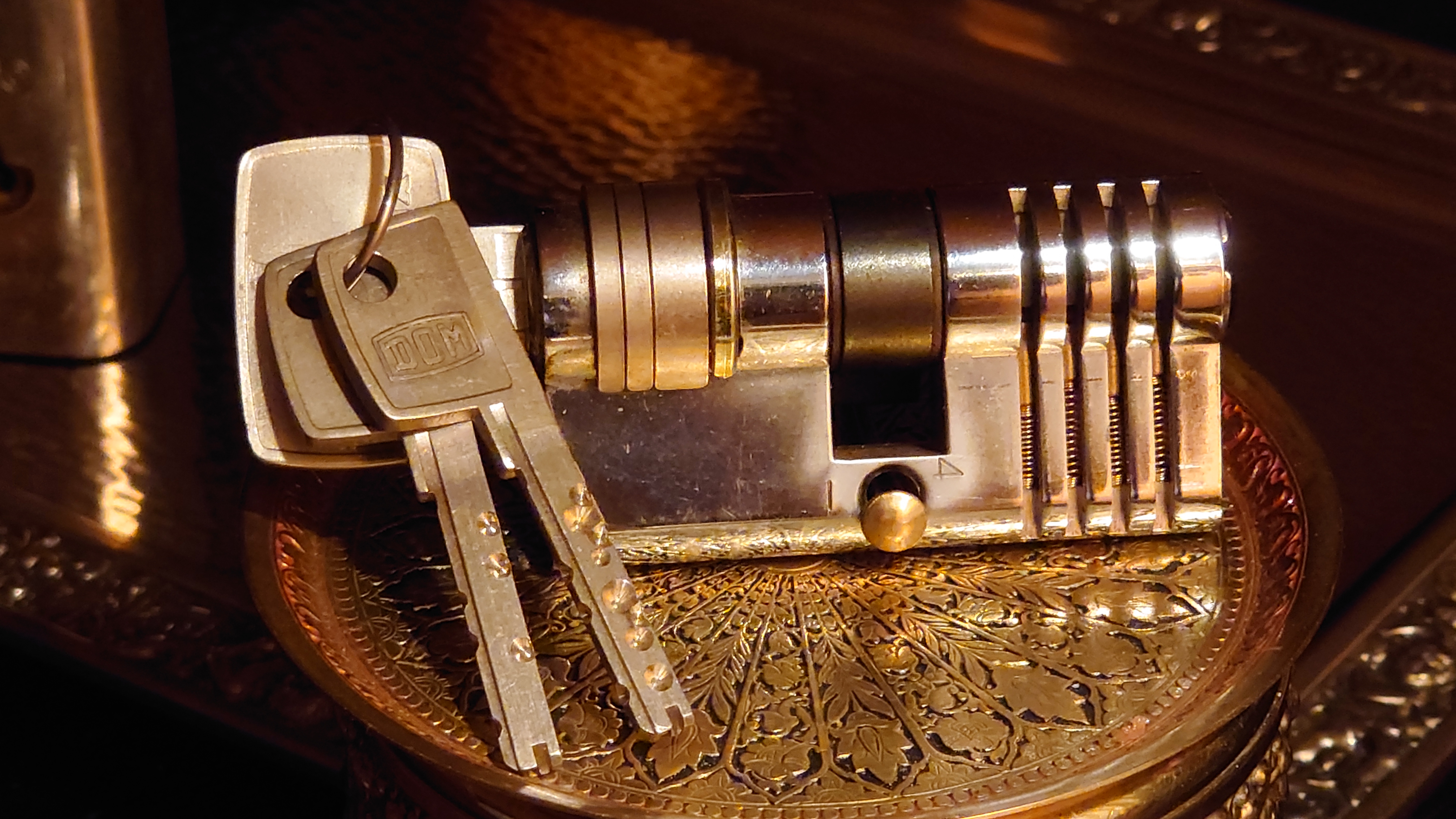 Arthur Bühl, Arthurmeister, Bühl Wappen Der Sympathieträger ist in Stuttgart, Baden - Württemberg geboren. Der Detektiv lebt in HAM. H1 Text der SEO gibt Texte aus Arthurmeister`s Leporello frei. 𝔄𝔯𝔱𝔥𝔲𝔯 𝔅ü𝔥𝔩, 𝔄𝔯𝔱𝔥𝔲𝔯𝔪𝔢𝔦𝔰𝔱𝔢𝔯 Bühl, Arthur, Jahrgang 1961, Made in Germany, Babyboomer, Detektiv or Private Investigator how Mr. Smitz from the PLAYBOY, Beverly Hills, say`s. Yes Mr. Smitz i will send you the Photo Arthurmeister`s F 1, Jacket for your LeporelloUS. to your E - Mail Mr.Smitz@Mr.Smitz.us. Ok, Mr. Smitz. Mr. Smitz do you know what Google Earth is ? Take BÜHL Arthur, only by Google Earth, you know ? have done it ? Yes Google will show you my Panel superfast. Cool, Arthurmeister, cool. Yes Mr. Smitz, this can i do for you too ! Yes with SEO. Yes, yes, i have Arkadasch erklärt, sein Erikli pasta is not so genial. Der beste Zwetschgenkuchen, you know plum tart, is from the Stadt Bühl. Not laughing in the USA. Bühl is a City like my Name. And the People in this City called it: Zwetschgendatschi ! you know. This is the world best plumcake. Yes Datschi. Yes, Stadt Bühl is near Baden - Baden, the Casino, you know ! Yes. Baden-Württemberg. You must know there is since 1927 the traditionell Zwetschgenfest. And there ist the Zwetschgenkönigin ! Mr. Smitz, my Ur Ur Ur Ur Grandfather is born in Bühl. My Great Grand Grand Mother where also born in the town Bühl. Their profession was Zwetschgenpicker. Not Lockpicker, Zwetschgen / Plum Picker. And Rüttler. Oh, really ! Yes, Yes. And since this time the name of the family Bühl from the Stadt Bühl is: Yes you know - Buehl. Yes i will give Greetings from you to Mrs. Friede Springer from the Newspaper BILD et. Yes, the Elbphilharmonie is in Betrieb. OH, Mr. Smitz, greeting´s to you from Joe Asbbery, NBA, you know. Tomorrow we will meet us in the Hasenstübchen, our Rabbit Hall. For Lockpicking und Beer. Call you. Parole Emil ! H1 Text der SEO schreibt weiter: 𝔄𝔯𝔱𝔥𝔲𝔯 𝔅ü𝔥𝔩, 𝔄𝔯𝔱𝔥𝔲𝔯𝔪𝔢𝔦𝔰𝔱𝔢𝔯® Herr Arthur Bühl, kritischer Privatdetektiv aus der Hansestadt Hamburg, bereitet sich auf ein Interview mit der BILD et vor. Bei Babsi und Gina in Fuhlsbüttel wird ihm zuvor der Vokuhila geschnitten. Herr Arthur Bühl wurde schon in der BILD et als " Herr der Schlösser " beschrieben. " Ein bisschen Ruhe bitte " schreibt Jan Freitag von der TAZ. Er erwähnt auch eine Mustertür by Wendt. Es wird darin herumgeprökelt. Selbst Arthur Bühl, der weltbeste aus dem Lockpicker Mekka Hamburg, betreibt pures Understatement, weil er sein Schloss in nur 20 Sekunden " geknackt " hat. Charles Graeber von der Wired.com beschreibt in seinem Artikel Master Lock - Pickers do bottle Arthur Bühl " The Master of the Universe ", Arthur Bühl a private Detective of Germany open locks. Bühl`s Fabio - the - Barbarian Look stands out. He wins the Dutch Open and is now Master of the Universe. The people cry: " Arthurmeister ! booms Arthurmeister ". Mark Webber Tobias, the Author of Locks, Safes, and Security, a Police Reverence, say: Arthurmeister, that ist beautyful. " Open ! " sagt Arthurmeister ", offen ist gut, schneller offen ist besser ". " Beer !" Arthurmeister booms back and a new Champion is born. Die Welt berichtet: " Die Kunst, Schlösser ohne Schlüssel zu öffnen ". Vereinsmitbegründer und Vizepräsident Arthur Bühl trägt seine Leidenschaft schon auf der Krawatte. Sie ist rot mit gelben Schlüsseln drauf. Intern wird er ehrfürchtig " Meister Arthur " gerufen. Er hat es zum siebenfachen Deutschen Meister in verschiedenen Disziplinen geschafft. Er pickt seit der Kindheit. Sein erstes Trainingsobjekt war sein Spardosenschloss - Ein klassischer Einstieg… . Die Slate berichtet über Arthur Bühl als Lockpicking Legend. Es gibt einen Artikel Tool for Picking and Decoding by Stasi, CCC, Vortrag Berlin. Amateur Hour berichtet: Arthurmeister has " The Master Touch ". Bei den Kaba Day `s im Europa Park Rust schreibt die Pressebox: auf großes Interesse der Teilnehmer stieß auch die praktische Vorführung von Steffen Wernéry und Arthur Bühl, die gängige mechanische Schließzylinder ohne Schlüssel zerstörungsfrei öffnen. Meist in Sekundenschnelle. Auch die Chemnitzer Zeitung " Freie Presse " hat über das Lockpicking und Arthur Andreas Bühl alias Arthurmeister berichtet. Dwight Perry schreibt: Arthur Bühl has good hands ! In der Philalocksmith wird Arthur Bühl auch als Lockpicking Legend betitelt. Es gibt auch einen Beitrag, 360 Meridianos. In der Datenschleuder, CCC, wurde über ihn als Sympathieträger berichtet. Veröffentlicht unter Linkedin, Xing, Google Panel, Twitter X. In der Vitrine von Arthur Andreas Bühl, Arthurmeister ® sind Schlösser, Padlocks, von ABUS, BKS, CES, DOM, EVVA, Assa Abloy, Z Ikon, Kaba, Keso, ASSA, Winkhaus, Wilka, Trelock, Schmelting, Bode Panzer, Ancor Las, Drumm Geminy, Xylock, SEA, Medeco, Mul-T-Lock, Cut away, ABUS Granit, Pfaffenhain, E*S, ESS, Nemef, BAB, Babelsberg, Stasi, Diskus, WMF, Tesa, Noch, Vachette, Cisa, Wally, Rielda, Mottura, Viro, FAI, GeGe, Fichet, Bode Panzer, Tresor, Bramah, Protector, Braun`s Patent, Walomatus, Arolds, Combination Lock, Yale, Master, American Lock, Tubular, China, Indien, Aligarh, Nepal, Thailand, Zahlenschlösser, Himmelsschlüssel und noch vieles mehr, vorhanden. Alle Schliesszylinder sind Übungsmaterial für das Lockpicking. Schlagschlüssel und so vieles mehr, sind auch dabei. Auch der Sputnik. Verschlagwortet mit: ♥ Vokuhila, Friseur ♥ Schwäbischer Hengst, Zwetschgen Heini, Bühl er, Zwetschge, Google Earth, Mittelpunkt der Welt, Martinameisterin, Cartomanze, Scholischek, " HIGH NOON ! ". ♥ Parole Emil ! SEO NEU Twitter X 11.06.24 Bilder Budeg ( Bold serif ) Arthur Andreas Bühl, Detektiv, made in Germany, born 1961 in Stuttgart, Baden - Württemberg, living in HAM, Im Dienste der Wahrheitsfindung unterwegs, betreibt in seiner Freizeit Lockpicking aus Leidenschaft. Der mehrfache Deutsche Meister wird in der WIRED als " Master of the Universe " betitelt. In der BILD et ist der Artikel " Herr der Schlösser " abgedruckt. Im Hasenstübchen - Fuhlsbüttel, am Hasenberge, Santa Fu, wird gefeiert. Arthurmeister® stellt seinen Leporello " Der Aufmacher " vor. Der Stammtisch grölt " OFFEN ". Scholischek, Rudi, Heike I, Noagerlzutzler, Arthur und Joe Asberry, der alte NBA ler, prosten sich zu. Arthurmeister`s Jukebox auf YouTube spielt Pointer Sisters - Slow Hand ! ♥ Beim Tanzen ruft die Cartomanze " Ey du Sympthieträger ♥, komm mal her " ! SEO für heute: DETEKTIV, Arthur Bühl, Lockpicker, Deutscher Meister, pickt ABUS Padlock. H 1 Text " STARTSEITEN " Arthurmeister Die SEO Geister rufen: Arthur A. Bühl, Made in Germany, Detektiv, Präsident Pornomeister SARL, wünscht world wide viel Spass beim poke around auf der Plattform Arthurmeister ® Parole Emil ! Arthur Bühl Die SEO Geister rufen: Arthur A. Bühl, Detektiv und Sympathieträger aus Hamburg wünscht world wide viel Spass beim Schnüffeln auf der Plattform ArthurBühl.de ! Parole Emil ! Desingned by Double Brain® KI, WEB TÜV.