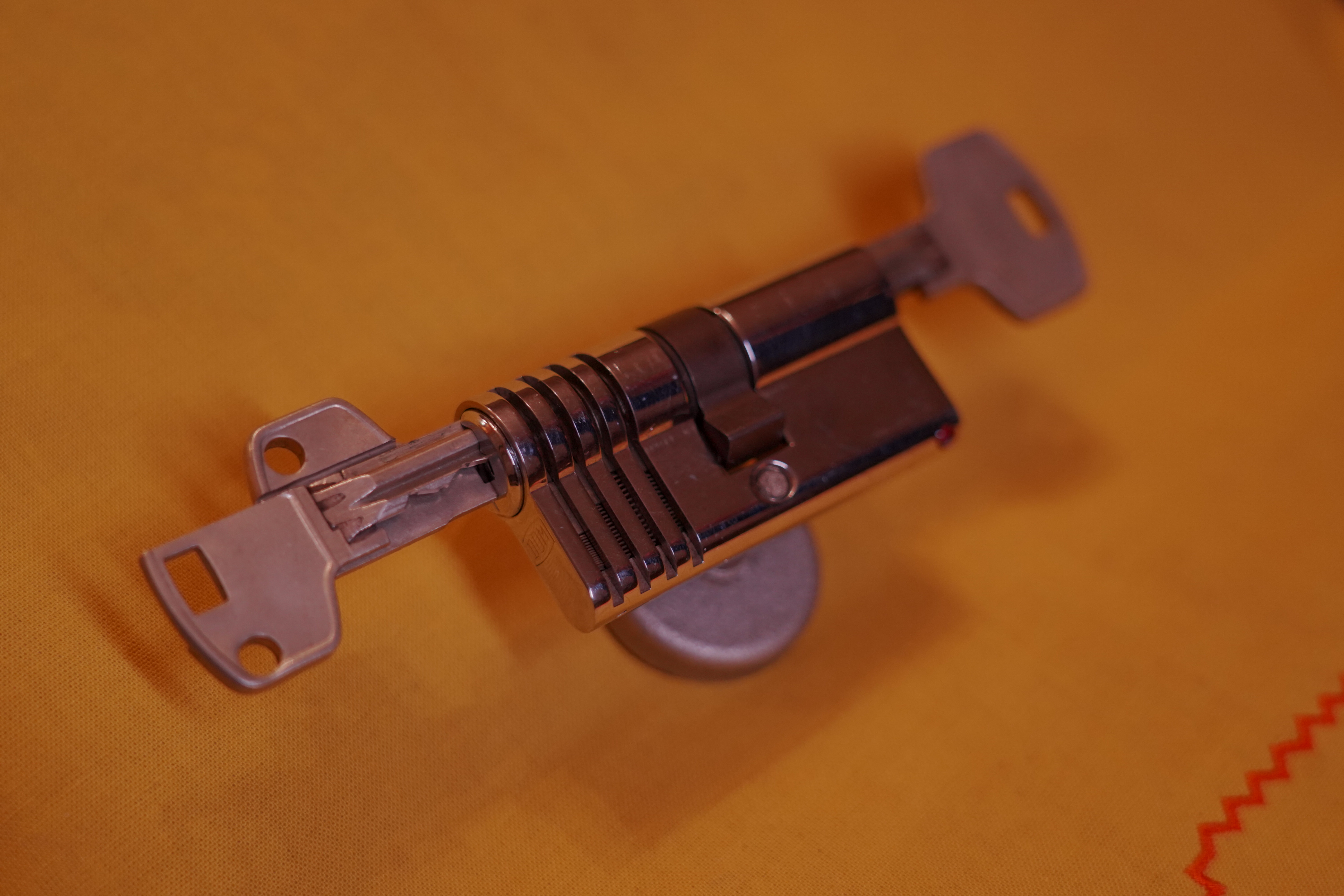 SEO Jahrgang 1961 ♥ 𝔄𝔯𝔱𝔥𝔲𝔯 𝔅ü𝔥𝔩, 𝔄𝔯𝔱𝔥𝔲𝔯𝔪𝔢𝔦𝔰𝔱𝔢𝔯® Arthur Bühl, Jahrgang 1961, Detektiv aus Germany, Im Dienste der Wahrheitsfindung unterwegs, betreibt in seiner Freizeit Lockpicking aus Leidenschaft. Der mehrfache Deutsche Meister wird in der WIRED als " Master of the Universe " betitelt. In der BILD et ist der Artikel " Herr der Schlösser " abgedruckt. Im Hasenstübchen - Fuhlsbüttel, am Hasenberge, Santa Fu, wird gefeiert. Arthurmeister® stellt seinen Leporello " Der Aufmacher " vor. Der Stammtisch grölt " OFFEN ". Scholischek, Rudi, Heike I, Noagerlzutzler, Arthur und Joe Asberry, der alte NBA ler, prosten sich zu. Arthurmeister`s Jukebox auf YouTube spielt Pointer Sisters - Slow Hand ! ♥ Beim Tanzen ruft die Cartomanze " Ey du Sympthieträger ♥, komm mal her " ! Verschlagwortet mit: Arthur Bühl, Arthurmeister® Arthur ♥ Schwäbischer Hengst, Buhl, Zwetschgen Heini, Artur, Buehl er, Zwetschge, Made in Germany, Born 1961, Sympathieträger, Google Earth, Mittelpunkt der Welt, Pflaumen, Arkadasch, Datschi, ♥ Martinameisterin, Cartomanze, Scholischek, " HIGH NOON ! ", ♥ ♥ Vokuhila ♥ Parole Emil ! Verschlagwortet mit: Bühl er Zwetschge, International Lockpicking, Google Earth, Earth Song, Schwäbischer Hengst ! 10.30 Uhr, High Noon im Hasenstübchen. Herr Arthur A. Bühl betritt das Hasenstübchen. Alle sind da. Martina, Heike II, Bouncing Joe Asberry und Schwerti sitzen am Stammtisch. Moin Arthurmeister, du alter einarmiger ®. Am Tresen sitzen Brilli - Ralf, Behördenmanni, Roswitha von Freitag, noch, Schneiderheinze und Schlosserklaus mit Heike I, Formel 1 Rudi, Boogie, Sir Waschi und der Gelenkbusfuzzy. Ganz hinten im Eck sitzen noch der HSV Ute, BMW Dedl und der Malermeister " Och ". Am Nebentisch stehen der Nachläufer, der Noagerlzuzzler, der Scholischek, der Stasi Meier mit seinem Freund Strigoy. Aus dem Hinterzimmer sind der Zigeunerschorsch, Giovanni, Lupo der alte Schmierlappen, Pino Frank, Maxam, auch ein deutscher Meister im Lockpicking, Ingo der Wirt von der Oberalster und Sammy der Wirt aus dem Dithmarscher, Schlüsselmichi und der Tschi, lautstark zu hören. In Arthurmeister`s Jukebox spielt " Slow Hand " von den Pointer Sisters. Hannenberger fragt: wie immer ! Arkadasch kommt vom Pissoir und schreit: Arthurmeister, du alter Sympathieträger und Aufmacher, mein alter Freund: wo hast Du denn den einarmigen ® her ? Sag es mir schnell ! Der Automatenpeter gibt eine Lokalrunde nach der anderen ! Er hat am einarmigen Banditen ® gewonnen und jetzt eine Glückssträhne ! Ich will auch solch ein Glück haben. Der ist vom Automaten nicht weg zu kriegen. Aber er solange einen ausgibt ! Den hatte ich noch vom Kujau stehen. Den zweiten einarmigen Banditen ® habe ich zu Mr. Smitz nach Beverly Hill`s, Hollywood, U.S.A. via Luftfracht in deren Bunny Hall liefern lassen. Das hat der Droschkendieter mit seinem Taxi bewerkstelligt. Prost, Stößchen, Salute ! Automatenpeter schreit lallend: Helbing für alle ! Das Hasenstübchen bebt. Sektchen, Stößchen, Prosit und Trallala ! Arthurmeister`s Jukebox spielt Dance Monkey. Der Hannenberger hat sich Heike I in Sachen Logistik Getränke nachlegen, hinter den Tresen geholt. Automatenpeter sitzt immer noch vor dem einarmigen Banditen ® und schreit: Glückssträhne ! Helbing für alle. Hannenberger läßt die Sektkorken knallen. Käppchen ! Die Jukebox spielt sheila B. Devotion, Spacer. Giovanni will aber Gianna Nannini hören. Mittlerweile sind Silkie, Marion und Ingrid hereinspatziert. Damengedeck und Ponyrunde ! Automatenpeter schreit: Helbing für alle ! Plötzlich tut es einen Schlag: Automatenpeter ist mitsamt seiner Helbingflasche vom Hocker auf den Hinterkopf geflogen. Hannenberger, der Objektleiter versucht zu helfen. Sofort geht ein Gerangel los: Der Strigoy, der Noagerlzuzzler und der Nachläufer schubsen sich gegenseitig weg. Automatenpeter stöhnt " Helbing ", versucht auf zu stehen. Alle drei wollen an den einarmigen ®. Da kommt Pelle Pelz von hinten und schreit: Bielefeld, Bier bestellt, Bielefeld, Bier bestellt, schnappt sich den Hocker und schafft es mit einer schlanken Drehung an den Banditen ®. Bielefeld, Bier bestellt. Ich will auch mal gewinnen. Arthurmeister`s Jukebox spielt lautstark sexy von French Affair. Be my lover, be my inspiration. You are so sexy, sex sex sexy, physical und logical temtation. No, no, no higher, higher, Bayby higher. Der Hannenberger und Heike I kommen mit dem nachschenken kaum nach. Jetzt hilft Niekole beim Abwasch. Angela hilft auch. Sammy vom Dithmarscher leert die Aschenbecher. Ingo kotzt in den Schirmständer. Das Hasenstübchen bebt. Schwerti der alte Versicherungsmathematiker aus der City Nord schreit: HMI, wir bezahlen nie ! ERGO heißen wir heute und bescheißen weiter die Leute. Sein Hocker wackelt bedenklich. Formel 1 Rudi krallt sich am Tresen fest. Der einarmige ® blinkt und Pelle gewinnt. HMI, wir bezahlen nie ! ERGO heißen wir heute und bekotzen die Leute ! Pelle schreit: Bielefeld, Bier bestellt. Der Rotamint, der blinkt. Rudi lallt: Scott Speed ! Die Ponyrunde macht Stößchen und Käppchen ! Arkadasch drückt sich an den Stammtisch und fängt ungefragt zu labern an: Arthurmeister, mein Schwippschwager hat eine Schwester und deren Freunds Cousin 2 ten Grades hat mir diesen Profilzylinder von Kale Kilit aus Istanbul mitgebracht. Kannst Du den zerstörungsfrei öffnen ? Der hat nämlich einen Wendeschlüssel wie Keso oder Kaba ! Arthurmeister spricht: Wie immer ! wenn der Schließzylinder von mir geöffnet wird, bleibt er hier am Stammtischaschenbecher ! Arkadasch murmelt. Arthurmeister entnimmt seinem Pick Set seinen deutschen Meister Taster und einen Spanner. Ruck Zuck ist das wehrlose Schloss geöffnet und liegt jetzt zerstörungsfrei auf dem Stammtisch. Arfthurmeister jells: OPEN ! Giovanni meint: aperto. Tschi schreit Ouzo. Bielefeld schreit: Helbing. Pelles Hocker beginnt bedenklich zu wackeln. Schwerti fängt wieder an zu pöbeln: HMI, wir bezahlen nie ! ERGO heißen wir heute und machen weiter fette Beute. Helbing für alle. Stößchen und Prosit. Joe, hier herscht auch heute Bouncing Verbot. Wir sind hier nicht in der NBA. Airball wirfst du zu Hause ! Giovanni hat sich durchgesetzt. Gianna Nannini dröhnt aus der Jukebox und zeigt ihre Titten. Tja, im Hasenstübchen achtet der Hannenberger auf 3 D. Justamente ruft Mr. Smitz aus dem Bunny Hall, Beverly Hills, Hollywood im Hasenstübchen am Hasenberge, an. Hannenberger ruft: Arthurmeister ! Mr. Smitz für dich am Telefon. High Noon Mr. Smitz, are you on party ? Yes, Yes, Arthurmeister. The einarmiger Bandit ®, the Slotmachine is arrived in our Rabbit House. All the Peoble will play the one armed ! What a fun. They are winning sempre. Fun, Fun ! What`s about with the Helbing Brother`s ? Oh, Mr. Smitz, there are a little drunk. What`s about the BILD et Uschi ? Uschi is on Reporter Tour on the Reeperbahn, the Kiez, you know ! I think Droschkendieter bring`s her later in the Hasenstübchen. He has tell, he will play the einarmiger ®. Uschi will have a Glücksträhne. What is Glücksträhne ? If you are winning sempre. The Jukebox is playing: Fading. Yes Mr. Smitz, i have the einarmiger Bandit ® patented by the Gouverment DPMA registerd ! Yes, Yes, for Arthur Bühl, President Pornomeister S.A.R.L. Im Hintergrund ist ein umkippender Barhocker und ein schreiender Pelle zu hören. Helbing, Freibier, Freibier ! Das Gerangel wer am einarmigen ® spielen darf geht von vorne los. Jetzt läßt Schneiderheinze die Glocken läuten. Käppchen, Stößchen, Prösterchen ! Im Hasenstübchen wird getanzt: Dance Monkey ertönt erneut. Pronto ! So Mr. Smitz: Good luck with the einarmiger ® and have a great winning time. And take greating to Harvey and to your President. No Mr. Smitz, I haven`t time, hier is party. Ende des Telefonats ! Das Hasenstübchen feiert. In der Jukebox erklingt: Haindling, Du Depp ! Fortsetzung folgt. Fandom Wiki Arthur A. Bühl, Detektiv aus Hamburg, Profilbild, Lockpicking, Danke Dr. Ulrich Morgenrot, Velbert, Schlüsselregion, Schlüsselfest in Velbert, Forum Niederberg, Schlossmuseum, Schlüsselfest, Schlossherz, Hans Schell Collection, Martina Pall, Graz, Austria, Park Hotel, Brauhaus, BKS, Heiligenhaus, Wilka Schließtechnik, Silca, IHK, KFV, Errebi, Beschlag, Hersteller, ABUS, Arthur Bühl, Arthurmeister ®, Schlosssammler, Bühl Wappen, Bühl Flagge, Bühl Urkunde Patent, BKS, Arthur Meister, Porno Meister, Wernèry, Profilzylinder, Juke Box Arthurmeister You Tube, Buehl Logo, Cutaway Cilinder, Pfaffenhain, Demonstration Lockpicking, Schliesszylinder, Holland, Toool, Rohlinge zur Impression, zerstörungsfrei ohne Schlüssel, Schlüsseldienst, Soultrain, Philysound, TSOP, Es fährt ein Zug nach nirgendwo ! Arthur Bühl.de, Sicherheit, Performance Künstler. TILT, Flipper, einarmiger Bandit, Bally Wulff, Rotamint, Mad Monkey - Slot Machine, Spielautomat Merkur, Casino, Monte Carlo, Jackpot, Merkur Sonne, Jubilee, ROL-A-TOP, Old slot machine, Love Meter, Jet play, Looping the Loop Fürst, Münzschleuder, Astoria, Orakel Automat, Multi, Super Multi, Booster, Toool Lockpicking, Australia, E - Bay, Mein E - Bay, Uliton, Profilzylinder, ABUS, Bremicker und Söhne, Vorhängeschloss, Vorhängeschlösser, Vorhangschloss, Einbausicherung Korf, Raucher, Jesusmaster, Hasenstübchen, bunter Nachmittag, SEO Geister, Web Tüv, Jägermeister, Bild et Uschi, Doublebrain, Präsident, KI Tüv, Stasi, DDR, Himmelsschlüssel, Urkunde, Katalog Stasi, Signatur Bühl, Token, Amerikaner, fälschungssicher, Sicherheitstechnik, DOM, Muster, Kneipe, Eckkneipe, Gastwirtschaft, Wirtschaft, Portacenere, Musterspuren, Tresor, Jord Knaap, Tresoröffnung zerstörungsfrei, KJS, Schlossherz, Lockpickerherz, Pornomeister, Lockpicking Herz, Notöffnung beim Bunten Nachmittag, Arthur Bühl und die Jukebox im Hasenstübchen, einarmiger Bandit, Merkur, Sonne, Nachtjäger, 08 15, Der Goldene Schuss, Ali Baba und die Wunderschlösser, Wunderino, Padlock Collector, Rotalok, Protector junior, Bühl, Art, Kunst, Künstler, Kataloge, BÜHL, Kunstwerke Deutschland, Kunstprojekt Artothek, Arte, Meisterarte, Artworks, Conny Veit, Zwetschgenstadt Bühl, Tipico Games, Casino, online, Spielothek, Slotmagie, Susi Live, Gutscheincode, Erwin, Freispiele, Novolino, FSK ab 18, Gewinnerlos, 0800 ruf nicht an, Spielautomatenwelt, Rock Ola, Wurlitzer, Seeburg, Bluray, Stingray.