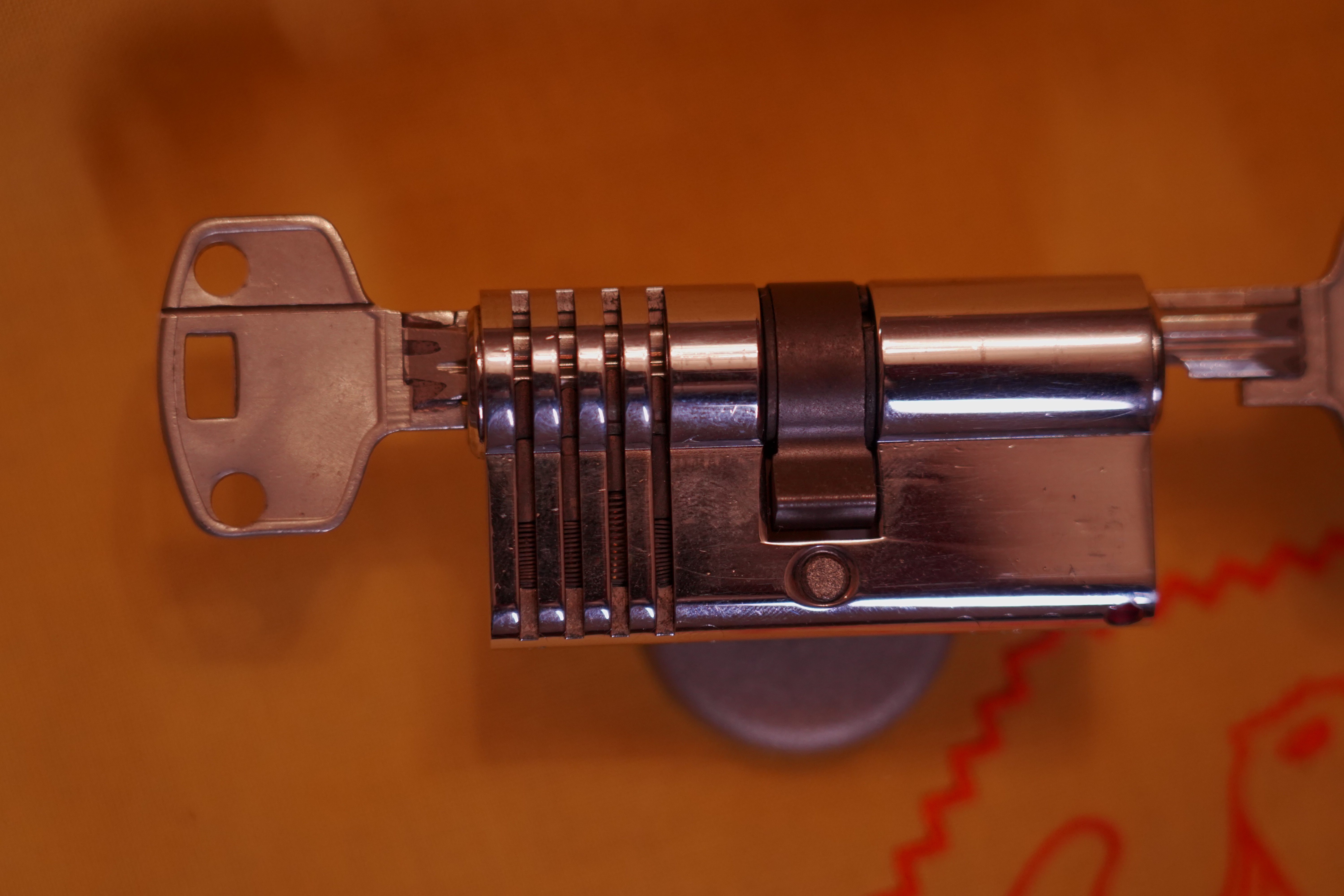 Vitrine Alternativtext: ♥ 𝔄𝔯𝔱𝔥𝔲𝔯 𝔅ü𝔥𝔩, 𝔄𝔯𝔱𝔥𝔲𝔯𝔪𝔢𝔦𝔰𝔱𝔢𝔯® Arthur Andreas Buehl, Privatdetektiv, Made in Germany, born 1961, stellt am Stammtisch im Hasenstübchen, Am Hasenberge, Santa Fu, Fuhlsbüttel, seine Vitrine vor: Die Lockpicker schreien " OFFEN ". Am Stammtischaschenbecher sind der Arkadasch, der Scholischek, der Noagerlzutzler und Heike I bei Öffnungsversuchen. Anfänger zur Schulung halt. In Arthurmeister`s Jukebox by YouTube spielt: Pointer Sisters: Slow Hand. Pelle tippt wie immer Marmor, Stein und Eisen bricht in die Rock-Ola. Heute hat aber Asberry dankenderweise den Drafi Deutscher getillt ! Now is only time for the Soul Train and T.S.O.P. Verschlagwortet mit: Arthur Bühl, Arthurmeister® Arthur ♥ Schwäbischer Hengst, Heini, Zwetschgen Hengst, Buhl er, Artur, Zwetschge, Made in Germany, Born 1961, Sympathieträger, Google Earth, Mittelpunkt der Welt, Pflaumen, Arkadasch, Datschi, ♥ Martinameisterin, Cartomanze, Scholischek, " HIGH NOON ! ", ♥ ♥ Vokuhila, Friseur ♥ Parole Emil ! ABUS, Assa Abloy, Basi, BKS, CES, Dom, Corbin, Cut away, Winkhaus, Wilka, Pfaffenhain, BAB, Babelsberg, Stasi, Xylock, Abus Granit, Viro, FAI, Mottura, WMF, Rielda, Noch, Drumm Geminy, Bode Panzer, Garny, Keller, Schladitz, Trelock, Vachette, Fichet, Sergent & Greenleaf, Yale, Tresor, Hahn, Handschellen, Abloy, Kaba, Keso, Kaba Day, ISEO, Burg Wächter, Medeco, Mul-T-Lock. Lockpicking by Arthurmeister ®, Schlossherz ®, Lockpickerherz ®, Pornomeister ® Verschlagwortet mit: ♥ Vokuhila, Friseur ♥ Schwäbischer Hengst, Zwetschgen Heini, Bühl er, Zwetschge, Google Earth, Mittelpunkt der Welt, Martinameisterin, Cartomanze, Scholischek, " HIGH NOON ! ". ♥ Parole Emil ! 10.30 Uhr, High Noon im Hasenstübchen. Herr Arthur A. Bühl betritt das Hasenstübchen. Alle sind da. Martina, Heike II, Bouncing Joe Asberry und Schwerti sitzen am Stammtisch. Moin Arthurmeister, du alter einarmiger ®. Am Tresen sitzen Brilli - Ralf, Behördenmanni, Roswitha von Freitag, noch, Schneiderheinze und Schlosserklaus mit Heike I, Formel 1 Rudi, Boogie, Sir Waschi und der Gelenkbusfuzzy. Ganz hinten im Eck sitzen noch der HSV Ute, BMW Dedl und der Malermeister " Och ". Am Nebentisch stehen der Nachläufer, der Noagerlzuzzler, der Scholischek, der Stasi Meier mit seinem Freund Strigoy. Aus dem Hinterzimmer sind der Zigeunerschorsch, Giovanni, Lupo der alte Schmierlappen, Pino Frank, Maxam, auch ein deutscher Meister im Lockpicking, Ingo der Wirt von der Oberalster und Sammy der Wirt aus dem Dithmarscher, Schlüsselmichi und der Tschi, lautstark zu hören. In Arthurmeister`s Jukebox spielt " Slow Hand " von den Pointer Sisters. Hannenberger fragt: wie immer ! Arkadasch kommt vom Pissoir und schreit: Arthurmeister, du alter Sympathieträger und Aufmacher, mein alter Freund: wo hast Du denn den einarmigen ® her ? Sag es mir schnell ! Der Automatenpeter gibt eine Lokalrunde nach der anderen ! Er hat am einarmigen Banditen ® gewonnen und jetzt eine Glückssträhne ! Ich will auch solch ein Glück haben. Der ist vom Automaten nicht weg zu kriegen. Aber er solange einen ausgibt ! Den hatte ich noch vom Kujau stehen. Den zweiten einarmigen Banditen ® habe ich zu Mr. Smitz nach Beverly Hill`s, Hollywood, U.S.A. via Luftfracht in deren Bunny Hall liefern lassen. Das hat der Droschkendieter mit seinem Taxi bewerkstelligt. Prost, Stößchen, Salute ! Automatenpeter schreit lallend: Helbing für alle ! Das Hasenstübchen bebt. Sektchen, Stößchen, Prosit und Trallala ! Arthurmeister`s Jukebox spielt Dance Monkey. Der Hannenberger hat sich Heike I in Sachen Logistik Getränke nachlegen, hinter den Tresen geholt. Automatenpeter sitzt immer noch vor dem einarmigen Banditen ® und schreit: Glückssträhne ! Helbing für alle. Hannenberger läßt die Sektkorken knallen. Käppchen ! Die Jukebox spielt sheila B. Devotion, Spacer. Giovanni will aber Gianna Nannini hören. Mittlerweile sind Silkie, Marion und Ingrid hereinspatziert. Damengedeck und Ponyrunde ! Automatenpeter schreit: Helbing für alle ! Plötzlich tut es einen Schlag: Automatenpeter ist mitsamt seiner Helbingflasche vom Hocker auf den Hinterkopf geflogen. Hannenberger, der Objektleiter versucht zu helfen. Sofort geht ein Gerangel los: Der Strigoy, der Noagerlzuzzler und der Nachläufer schubsen sich gegenseitig weg. Automatenpeter stöhnt " Helbing ", versucht auf zu stehen. Alle drei wollen an den einarmigen ®. Da kommt Pelle Pelz von hinten und schreit: Bielefeld, Bier bestellt, Bielefeld, Bier bestellt, schnappt sich den Hocker und schafft es mit einer schlanken Drehung an den Banditen ®. Bielefeld, Bier bestellt. Ich will auch mal gewinnen. Arthurmeister`s Jukebox spielt lautstark sexy von French Affair. Be my lover, be my inspiration. You are so sexy, sex sex sexy, physical und logical temtation. No, no, no higher, higher, Bayby higher. Der Hannenberger und Heike I kommen mit dem nachschenken kaum nach. Jetzt hilft Niekole beim Abwasch. Angela hilft auch. Sammy vom Dithmarscher leert die Aschenbecher. Ingo kotzt in den Schirmständer. Das Hasenstübchen bebt. Schwerti der alte Versicherungsmathematiker aus der City Nord schreit: HMI, wir bezahlen nie ! ERGO heißen wir heute und bescheißen weiter die Leute. Sein Hocker wackelt bedenklich. Formel 1 Rudi krallt sich am Tresen fest. Der einarmige ® blinkt und Pelle gewinnt. HMI, wir bezahlen nie ! ERGO heißen wir heute und bekotzen die Leute ! Pelle schreit: Bielefeld, Bier bestellt. Der Rotamint, der blinkt. Rudi lallt: Scott Speed ! Die Ponyrunde macht Stößchen und Käppchen ! Arkadasch drückt sich an den Stammtisch und fängt ungefragt zu labern an: Arthurmeister, mein Schwippschwager hat eine Schwester und deren Freunds Cousin 2 ten Grades hat mir diesen Profilzylinder von Kale Kilit aus Istanbul mitgebracht. Kannst Du den zerstörungsfrei öffnen ? Der hat nämlich einen Wendeschlüssel wie Keso oder Kaba ! Arthurmeister spricht: Wie immer ! wenn der Schließzylinder von mir geöffnet wird, bleibt er hier am Stammtischaschenbecher ! Arkadasch murmelt. Arthurmeister entnimmt seinem Pick Set seinen deutschen Meister Taster und einen Spanner. Ruck Zuck ist das wehrlose Schloss geöffnet und liegt jetzt zerstörungsfrei auf dem Stammtisch. Arfthurmeister jells: OPEN ! Giovanni meint: aperto. Tschi schreit Ouzo. Bielefeld schreit: Helbing. Pelles Hocker beginnt bedenklich zu wackeln. Schwerti fängt wieder an zu pöbeln: HMI, wir bezahlen nie ! ERGO heißen wir heute und machen weiter fette Beute. Helbing für alle. Stößchen und Prosit. Joe, hier herscht auch heute Bouncing Verbot. Wir sind hier nicht in der NBA. Airball wirfst du zu Hause ! Giovanni hat sich durchgesetzt. Gianna Nannini dröhnt aus der Jukebox und zeigt ihre Titten. Tja, im Hasenstübchen achtet der Hannenberger auf 3 D. Justamente ruft Mr. Smitz aus dem Bunny Hall, Beverly Hills, Hollywood im Hasenstübchen am Hasenberge, an. Hannenberger ruft: Arthurmeister ! Mr. Smitz für dich am Telefon. High Noon Mr. Smitz, are you on party ? Yes, Yes, Arthurmeister. The einarmiger Bandit ®, the Slotmachine is arrived in our Rabbit House. All the Peoble will play the one armed ! What a fun. They are winning sempre. Fun, Fun ! What`s about with the Helbing Brother`s ? Oh, Mr. Smitz, there are a little drunk. What`s about the BILD et Uschi ? Uschi is on Reporter Tour on the Reeperbahn, the Kiez, you know ! I think Droschkendieter bring`s her later in the Hasenstübchen. He has tell, he will play the einarmiger ®. Uschi will have a Glücksträhne. What is Glücksträhne ? If you are winning sempre. The Jukebox is playing: Fading. Yes Mr. Smitz, i have the einarmiger Bandit ® patented by the Gouverment DPMA registerd ! Yes, Yes, for Arthur Bühl, President Pornomeister S.A.R.L. Im Hintergrund ist ein umkippender Barhocker und ein schreiender Pelle zu hören. Helbing, Freibier, Freibier ! Das Gerangel wer am einarmigen ® spielen darf geht von vorne los. Jetzt läßt Schneiderheinze die Glocken läuten. Käppchen, Stößchen, Prösterchen ! Im Hasenstübchen wird getanzt: Dance Monkey ertönt erneut. Pronto ! So Mr. Smitz: Good luck with the einarmiger ® and have a great winning time. And take greating to Harvey and to your President. No Mr. Smitz, I haven`t time, hier is party. Ende des Telefonats ! Das Hasenstübchen feiert. In der Jukebox erklingt: Haindling, Du Depp ! Fortsetzung folgt. Fandom Wiki Arthur A. Bühl, Detektiv aus Hamburg, Profilbild, Lockpicking, Danke Dr. Ulrich Morgenrot, Velbert, Schlüsselregion, Schlüsselfest in Velbert, Forum Niederberg, Schlossmuseum, Schlüsselfest, Schlossherz, Hans Schell Collection, Martina Pall, Graz, Austria, Park Hotel, Brauhaus, BKS, Heiligenhaus, Wilka Schließtechnik, Silca, IHK, KFV, Errebi, Beschlag, Hersteller, ABUS, Arthur Bühl, Arthurmeister ®, Schlosssammler, Bühl Wappen, Bühl Flagge, Bühl Urkunde Patent, BKS, Arthur Meister, Porno Meister, Wernèry, Profilzylinder, Juke Box Arthurmeister You Tube, Buehl Logo, Cutaway Cilinder, Pfaffenhain, Demonstration Lockpicking, Schliesszylinder, Holland, Toool, Rohlinge zur Impression, zerstörungsfrei ohne Schlüssel, Schlüsseldienst, Soultrain, Philysound, TSOP, Es fährt ein Zug nach nirgendwo ! Arthur Bühl.de, Sicherheit, Performance Künstler. TILT, Flipper, einarmiger Bandit, Bally Wulff, Rotamint, Mad Monkey - Slot Machine, Spielautomat Merkur, Casino, Monte Carlo, Jackpot, Merkur Sonne, Jubilee, ROL-A-TOP, Old slot machine, Love Meter, Jet play, Looping the Loop Fürst, Münzschleuder, Astoria, Orakel Automat, Multi, Super Multi, Booster, Toool Lockpicking, Australia, E - Bay, Mein E - Bay, Uliton, Profilzylinder, ABUS, Bremicker und Söhne, Vorhängeschloss, Vorhängeschlösser, Vorhangschloss, Einbausicherung Korf, Raucher, Jesusmaster, Hasenstübchen, bunter Nachmittag, SEO Geister, Web Tüv, Jägermeister, Bild et Uschi, Doublebrain, Präsident, KI Tüv, Stasi, DDR, Himmelsschlüssel, Urkunde, Katalog Stasi, Signatur Bühl, Token, Amerikaner, fälschungssicher, Sicherheitstechnik, DOM, Muster, Kneipe, Eckkneipe, Gastwirtschaft, Wirtschaft, Portacenere, Musterspuren, Tresor, Jord Knaap, Tresoröffnung zerstörungsfrei, KJS, Schlossherz, Lockpickerherz, Pornomeister, Lockpicking Herz, Notöffnung beim Bunten Nachmittag, Arthur Bühl und die Jukebox im Hasenstübchen, einarmiger Bandit, Merkur, Sonne, Nachtjäger, 08 15, Der Goldene Schuss, Ali Baba und die Wunderschlösser, Wunderino, Padlock Collector, Rotalok, Protector junior, Bühl, Art, Kunst, Künstler, Kataloge, BÜHL, Kunstwerke Deutschland, Kunstprojekt Artothek, Arte, Meisterarte, Artworks, Conny Veit, Zwetschgenstadt Bühl, Tipico Games, Casino, online, Spielothek, Slotmagie, Susi Live, Gutscheincode, Erwin, Freispiele, Novolino, FSK ab 18, Gewinnerlos, 0800 ruf nicht an, Spielautomatenwelt, Rock Ola, Wurlitzer, Seeburg, Bluray, Stingray.