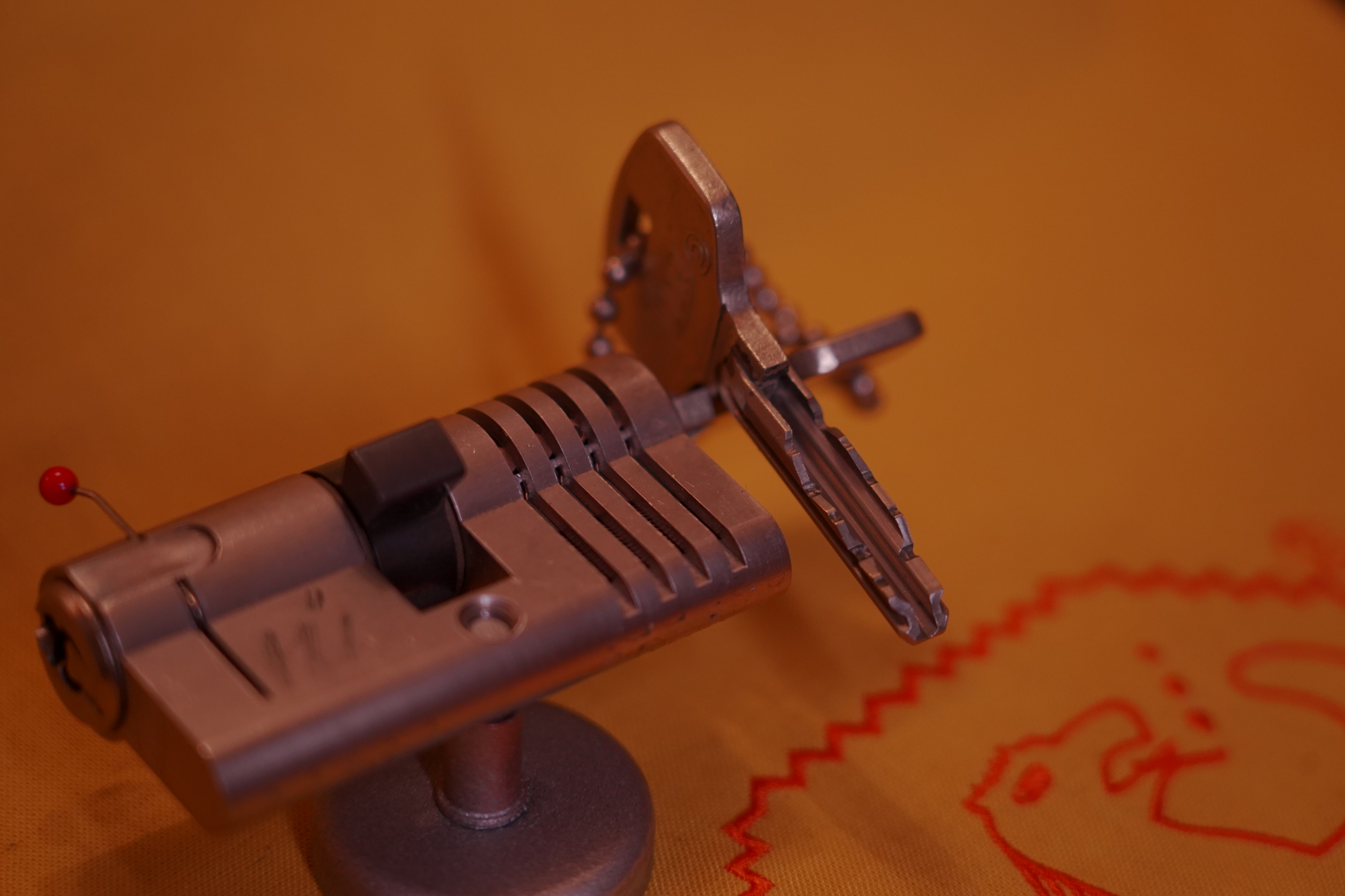 Vitrine Alternativtext: ♥ 𝔄𝔯𝔱𝔥𝔲𝔯 𝔅ü𝔥𝔩, 𝔄𝔯𝔱𝔥𝔲𝔯𝔪𝔢𝔦𝔰𝔱𝔢𝔯® Arthur Andreas Buehl, Privatdetektiv, Made in Germany, born 1961, stellt am Stammtisch im Hasenstübchen, Am Hasenberge, Santa Fu, Fuhlsbüttel, seine Vitrine vor: Die Lockpicker schreien " OFFEN ". Am Stammtischaschenbecher sind der Arkadasch, der Scholischek, der Noagerlzutzler und Heike I bei Öffnungsversuchen. Anfänger zur Schulung halt. In Arthurmeister`s Jukebox by YouTube spielt: Pointer Sisters: Slow Hand. Pelle tippt wie immer Marmor, Stein und Eisen bricht in die Rock-Ola. Heute hat aber Asberry dankenderweise den Drafi Deutscher getillt ! Now is only time for the Soul Train and T.S.O.P. Verschlagwortet mit: Arthur Bühl, Arthurmeister® Arthur ♥ Schwäbischer Hengst, Heini, Zwetschgen Hengst, Buhl er, Artur, Zwetschge, Made in Germany, Born 1961, Sympathieträger, Google Earth, Mittelpunkt der Welt, Pflaumen, Arkadasch, Datschi, ♥ Martinameisterin, Cartomanze, Scholischek, " HIGH NOON ! ", ♥ ♥ Vokuhila, Friseur ♥ Parole Emil ! ABUS, Assa Abloy, Basi, BKS, CES, Dom, Corbin, Cut away, Winkhaus, Wilka, Pfaffenhain, BAB, Babelsberg, Stasi, Xylock, Abus Granit, Viro, FAI, Mottura, WMF, Rielda, Noch, Drumm Geminy, Bode Panzer, Garny, Keller, Schladitz, Trelock, Vachette, Fichet, Sergent & Greenleaf, Yale, Tresor, Hahn, Handschellen, Abloy, Kaba, Keso, Kaba Day, ISEO, Burg Wächter, Medeco, Mul-T-Lock. Lockpicking by Arthurmeister ®, Schlossherz ®, Lockpickerherz ®, Pornomeister ® Verschlagwortet mit: ♥ Vokuhila, Friseur ♥ Schwäbischer Hengst, Zwetschgen Heini, Bühl er, Zwetschge, Google Earth, Mittelpunkt der Welt, Martinameisterin, Cartomanze, Scholischek, " HIGH NOON ! ". ♥ Parole Emil ! H 1 Text " STARTSEITEN " Arthurmeister Die SEO Geister rufen: Arthur A. Bühl, Made in Germany, Detektiv, Präsident Pornomeister SARL, wünscht world wide viel Spass beim poke around auf der Plattform Arthurmeister ® Parole Emil ! Arthur Bühl Die SEO Geister rufen: Arthur A. Bühl, Detektiv und Sympathieträger aus Hamburg wünscht world wide viel Spass beim Schnüffeln auf der Plattform ArthurBühl.de ! Parole Emil ! Desingned by Double Brain® KI, WEB TÜV.