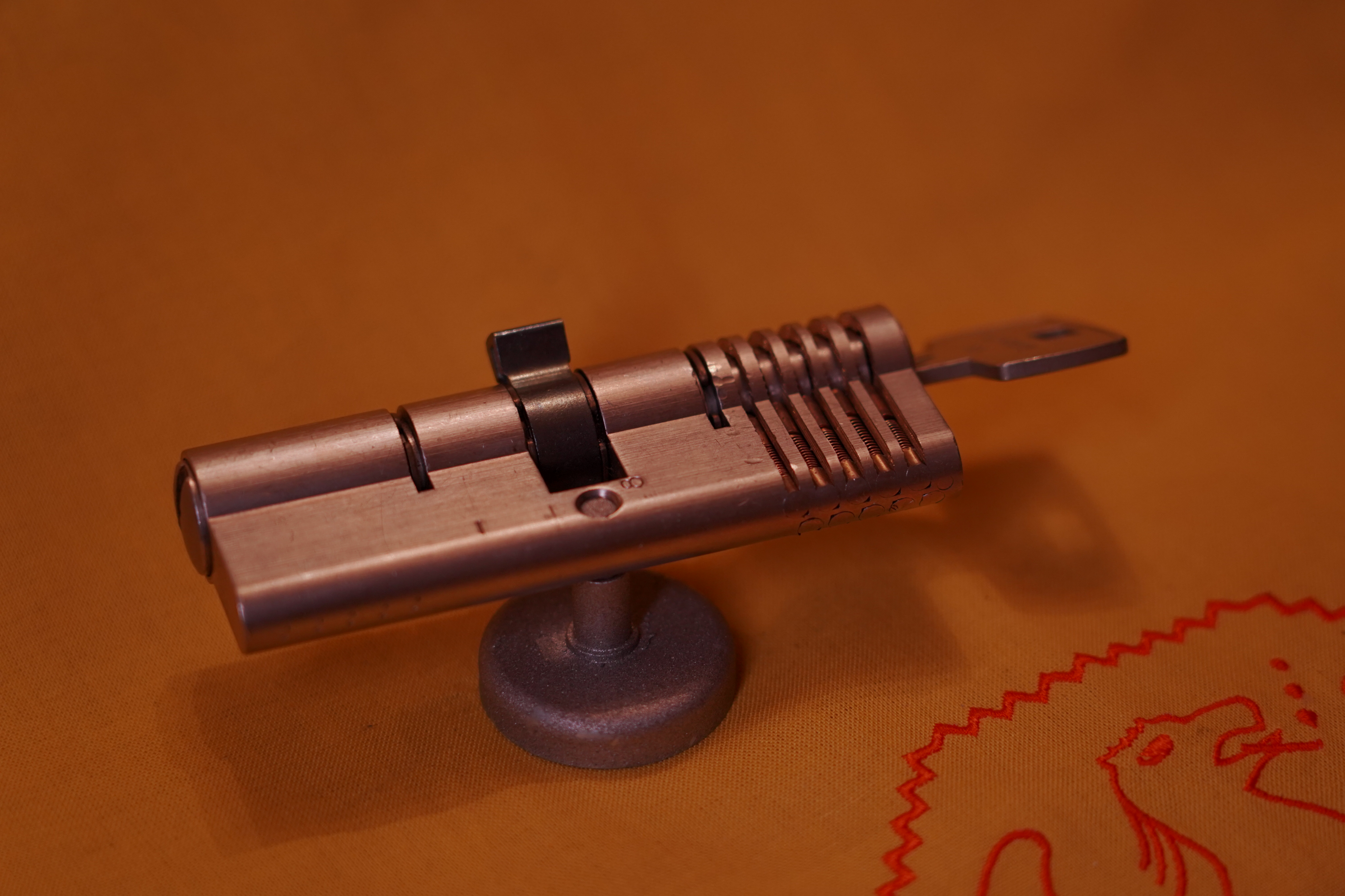 Arthur Bühl, Arthurmeister, Bühl Wappen Der Sympathieträger ist in Stuttgart, Baden - Württemberg geboren. Der Detektiv lebt in HAM. H1 Text der SEO gibt Texte aus Arthurmeister`s Leporello frei. 𝔄𝔯𝔱𝔥𝔲𝔯 𝔅ü𝔥𝔩, 𝔄𝔯𝔱𝔥𝔲𝔯𝔪𝔢𝔦𝔰𝔱𝔢𝔯 Bühl, Arthur, Jahrgang 1961, Made in Germany, Babyboomer, Detektiv or Private Investigator how Mr. Smitz from the PLAYBOY, Beverly Hills, say`s. Yes Mr. Smitz i will send you the Photo Arthurmeister`s F 1, Jacket for your LeporelloUS. to your E - Mail Mr.Smitz@Mr.Smitz.us. Ok, Mr. Smitz. Mr. Smitz do you know what Google Earth is ? Take BÜHL Arthur, only by Google Earth, you know ? have done it ? Yes Google will show you my Panel superfast. Cool, Arthurmeister, cool. Yes Mr. Smitz, this can i do for you too ! Yes with SEO. Yes, yes, i have Arkadasch erklärt, sein Erikli pasta is not so genial. Der beste Zwetschgenkuchen, you know plum tart, is from the Stadt Bühl. Not laughing in the USA. Bühl is a City like my Name. And the People in this City called it: Zwetschgendatschi ! you know. This is the world best plumcake. Yes Datschi. Yes, Stadt Bühl is near Baden - Baden, the Casino, you know ! Yes. Baden-Württemberg. You must know there is since 1927 the traditionell Zwetschgenfest. And there ist the Zwetschgenkönigin ! Mr. Smitz, my Ur Ur Ur Ur Grandfather is born in Bühl. My Great Grand Grand Mother where also born in the town Bühl. Their profession was Zwetschgenpicker. Not Lockpicker, Zwetschgen / Plum Picker. And Rüttler. Oh, really ! Yes, Yes. And since this time the name of the family Bühl from the Stadt Bühl is: Yes you know - Buehl. Yes i will give Greetings from you to Mrs. Friede Springer from the Newspaper BILD et. Yes, the Elbphilharmonie is in Betrieb. OH, Mr. Smitz, greeting´s to you from Joe Asbbery, NBA, you know. Tomorrow we will meet us in the Hasenstübchen, our Rabbit Hall. For Lockpicking und Beer. Call you. Parole Emil ! H1 Text der SEO schreibt weiter: 𝔄𝔯𝔱𝔥𝔲𝔯 𝔅ü𝔥𝔩, 𝔄𝔯𝔱𝔥𝔲𝔯𝔪𝔢𝔦𝔰𝔱𝔢𝔯® Herr Arthur Bühl, kritischer Privatdetektiv aus der Hansestadt Hamburg, bereitet sich auf ein Interview mit der BILD et vor. Bei Babsi und Gina in Fuhlsbüttel wird ihm zuvor der Vokuhila geschnitten. Herr Arthur Bühl wurde schon in der BILD et als " Herr der Schlösser " beschrieben. " Ein bisschen Ruhe bitte " schreibt Jan Freitag von der TAZ. Er erwähnt auch eine Mustertür by Wendt. Es wird darin herumgeprökelt. Selbst Arthur Bühl, der weltbeste aus dem Lockpicker Mekka Hamburg, betreibt pures Understatement, weil er sein Schloss in nur 20 Sekunden " geknackt " hat. Charles Graeber von der Wired.com beschreibt in seinem Artikel Master Lock - Pickers do bottle Arthur Bühl " The Master of the Universe ", Arthur Bühl a private Detective of Germany open locks. Bühl`s Fabio - the - Barbarian Look stands out. He wins the Dutch Open and is now Master of the Universe. The people cry: " Arthurmeister ! booms Arthurmeister ". Mark Webber Tobias, the Author of Locks, Safes, and Security, a Police Reverence, say: Arthurmeister, that ist beautyful. " Open ! " sagt Arthurmeister ", offen ist gut, schneller offen ist besser ". " Beer !" Arthurmeister booms back and a new Champion is born. Die Welt berichtet: " Die Kunst, Schlösser ohne Schlüssel zu öffnen ". Vereinsmitbegründer und Vizepräsident Arthur Bühl trägt seine Leidenschaft schon auf der Krawatte. Sie ist rot mit gelben Schlüsseln drauf. Intern wird er ehrfürchtig " Meister Arthur " gerufen. Er hat es zum siebenfachen Deutschen Meister in verschiedenen Disziplinen geschafft. Er pickt seit der Kindheit. Sein erstes Trainingsobjekt war sein Spardosenschloss - Ein klassischer Einstieg… . Die Slate berichtet über Arthur Bühl als Lockpicking Legend. Es gibt einen Artikel Tool for Picking and Decoding by Stasi, CCC, Vortrag Berlin. Amateur Hour berichtet: Arthurmeister has " The Master Touch ". Bei den Kaba Day `s im Europa Park Rust schreibt die Pressebox: auf großes Interesse der Teilnehmer stieß auch die praktische Vorführung von Steffen Wernéry und Arthur Bühl, die gängige mechanische Schließzylinder ohne Schlüssel zerstörungsfrei öffnen. Meist in Sekundenschnelle. Auch die Chemnitzer Zeitung " Freie Presse " hat über das Lockpicking und Arthur Andreas Bühl alias Arthurmeister berichtet. Dwight Perry schreibt: Arthur Bühl has good hands ! In der Philalocksmith wird Arthur Bühl auch als Lockpicking Legend betitelt. Es gibt auch einen Beitrag, 360 Meridianos. In der Datenschleuder, CCC, wurde über ihn als Sympathieträger berichtet. Veröffentlicht unter Linkedin, Xing, Google Panel, Twitter X. In der Vitrine von Arthur Andreas Bühl, Arthurmeister ® sind Schlösser, Padlocks, von ABUS, BKS, CES, DOM, EVVA, Assa Abloy, Z Ikon, Kaba, Keso, ASSA, Winkhaus, Wilka, Trelock, Schmelting, Bode Panzer, Ancor Las, Drumm Geminy, Xylock, SEA, Medeco, Mul-T-Lock, Cut away, ABUS Granit, Pfaffenhain, E*S, ESS, Nemef, BAB, Babelsberg, Stasi, Diskus, WMF, Tesa, Noch, Vachette, Cisa, Wally, Rielda, Mottura, Viro, FAI, GeGe, Fichet, Bode Panzer, Tresor, Bramah, Protector, Braun`s Patent, Walomatus, Arolds, Combination Lock, Yale, Master, American Lock, Tubular, China, Indien, Aligarh, Nepal, Thailand, Zahlenschlösser, Himmelsschlüssel und noch vieles mehr, vorhanden. Alle Schliesszylinder sind Übungsmaterial für das Lockpicking. Schlagschlüssel und so vieles mehr, sind auch dabei. Auch der Sputnik. Verschlagwortet mit: ♥ Vokuhila, Friseur ♥ Schwäbischer Hengst, Zwetschgen Heini, Bühl er, Zwetschge, Google Earth, Mittelpunkt der Welt, Martinameisterin, Cartomanze, Scholischek, " HIGH NOON ! ". ♥ Parole Emil ! SEO NEU Twitter X 11.06.24 Bilder Budeg ( Bold serif ) Arthur Andreas Bühl, Detektiv, made in Germany, born 1961 in Stuttgart, Baden - Württemberg, living in HAM, Im Dienste der Wahrheitsfindung unterwegs, betreibt in seiner Freizeit Lockpicking aus Leidenschaft. Der mehrfache Deutsche Meister wird in der WIRED als " Master of the Universe " betitelt. In der BILD et ist der Artikel " Herr der Schlösser " abgedruckt. Im Hasenstübchen - Fuhlsbüttel, am Hasenberge, Santa Fu, wird gefeiert. Arthurmeister® stellt seinen Leporello " Der Aufmacher " vor. Der Stammtisch grölt " OFFEN ". Scholischek, Rudi, Heike I, Noagerlzutzler, Arthur und Joe Asberry, der alte NBA ler, prosten sich zu. Arthurmeister`s Jukebox auf YouTube spielt Pointer Sisters - Slow Hand ! ♥ Beim Tanzen ruft die Cartomanze " Ey du Sympthieträger ♥, komm mal her " ! SEO für heute: DETEKTIV, Arthur Bühl, Lockpicker, Deutscher Meister, pickt ABUS Padlock. SEO Bühl Wappen Bühl. Arthur Andreas Bühl. Der Sympathieträger ist in Stuttgart, Baden - Württemberg geboren. Der Detektiv lebt in HAM. H1 Text der SEO schreibt: 𝔄𝔯𝔱𝔥𝔲𝔯 𝔅ü𝔥𝔩, 𝔄𝔯𝔱𝔥𝔲𝔯𝔪𝔢𝔦𝔰𝔱𝔢𝔯® Bühl, Arthur, Jahrgang 1961, Made in Germany, Detektiv or Private Investigator how Mr. Smitz from the PLAYBOY, Beverly Hills, say`s. Yes Mr. Smitz i will send you the Photo Arthurmeister`s F 1, Jacket for your LeporelloUS. to your E - Mail Mr.Smitz@Mr.Smitz.us. Ok, Mr. Smitz. Mr. Smitz do you know what Google Earth is ? Take BÜHL Arthur, only by Google Earth, you know ? have done it ? Yes Google will show you my Panel superfast. Cool, Arthurmeister, cool. Yes Mr. Smitz, this can i do for you too ! Yes with SEO. Yes, yes, i have Arkadasch erklärt, sein Erikli pasta is not so genial. Der beste Zwetschgenkuchen, you know plum tart, is from the Stadt Bühl. Not laughing in the USA. Bühl is a City like my Name. And the People in this City called it: Zwetschgendatschi ! you know. This is the world best plumcake. Yes Datschi. Yes, Stadt Bühl is near Baden - Baden, the Casino, you know ! Yes. Baden-Württemberg. You must know there is since 1927 the traditionell Zwetschgenfest. And there ist the Zwetschgenkönigin ! Mr. Smitz, my Ur Ur Ur Ur Grandfather is born in Bühl. My Great Grand Grand Mother where also born in the town Bühl. Their profession was Zwetschgenpicker. Not Lockpicker, Zwetschgen / Plum Picker. And Rüttler. Oh, really ! Yes, Yes. And since this time the name of the family Bühl from the Stadt Bühl is: Yes you know - Buehl. Yes i will give Greetings from you to Mrs. Friede Springer from the Newspaper BILD et. Yes, the Elbphilharmonie is in Betrieb. OH, Mr. Smitz, greeting´s to you from Joe Asbbery, NBA, you know. Tomorrow we will meet us in the Hasenstübchen, our Rabbit Hall. For Lockpicking und Beer. Call you. Parole Emil ! H1 Text der SEO schreibt weiter: 𝔄𝔯𝔱𝔥𝔲𝔯 𝔅ü𝔥𝔩, 𝔄𝔯𝔱𝔥𝔲𝔯𝔪𝔢𝔦𝔰𝔱𝔢𝔯® Herr Arthur Bühl, kritischer Detektiv aus der Hansestadt Hamburg, bereitet sich auf ein Interview mit der BILD et vor. Bei Babsi und Gina in Fuhlsbüttel wird ihm zuvor der Vokuhila geschnitten. Herr Arthur Bühl wurde schon in der BILD et als " Herr der Schlösser " beschrieben. " Ein bisschen Ruhe bitte " schreibt Jan Freitag von der TAZ. Er erwähnt auch eine Mustertür by Wendt. Es wird darin herumgeprökelt. Selbst Arthur Bühl, der weltbeste aus dem Lockpicker Mekka Hamburg, betreibt pures Understatement, weil er sein Schloss in nur 20 Sekunden " geknackt " hat. Charles Graeber von der Wired.com beschreibt in seinem Artikel Master Lock - Pickers do bottle Arthur Bühl " The Master of the Universe ", Arthur Bühl a private Detective of Germany open locks. Bühl`s Fabio - the - Barbarian Look stands out. He wins the Dutch Open and is now Master of the Universe. The people cry: " Arthurmeister ! booms Arthurmeister ". Mark Webber Tobias, the Author of Locks, Safes, and Security, a Police Reverence, say: Arthurmeister, that ist beautyful. " Open ! " sagt Arthurmeister ", offen ist gut, schneller offen ist besser ". " Beer !" Arthurmeister booms back and a new Champion is born. Die Welt berichtet: " Die Kunst, Schlösser ohne Schlüssel zu öffnen ". Vereinsmitbegründer und Vizepräsident Arthur Bühl trägt seine Leidenschaft schon auf der Krawatte. Sie ist rot mit gelben Schlüsseln drauf. Intern wird er ehrfürchtig " Meister Arthur " gerufen. Er hat es zum siebenfachen Deutschen Meister in verschiedenen Disziplinen geschafft. Er pickt seit der Kindheit. Sein erstes Trainingsobjekt war sein Spardosenschloss - Ein klassischer Einstieg… . Die Slate berichtet über Arthur Bühl als Lockpicking Legend. Es gibt einen Artikel Tool for Picking and Decoding by Stasi, CCC, Vortrag Berlin. Amateur Hour berichtet: Arthurmeister has " The Master Touch ". Bei den Kaba Day `s im Europa Park Rust schreibt die Pressebox: auf großes Interesse der Teilnehmer stieß auch die praktische Vorführung von Steffen Wernéry und Arthur Bühl, die gängige mechanische Schließzylinder ohne Schlüssel zerstörungsfrei öffnen. Meist in Sekundenschnelle. Auch die Chemnitzer Zeitung " Freie Presse " hat über das Lockpicking und Arthur Andreas Bühl alias Arthurmeister berichtet. Dwight Perry schreibt: Arthur Bühl has good hands ! In der Philalocksmith wird Arthur Bühl auch als Lockpicking Legend betitelt. Es gibt auch einen Beitrag, 360 Meridianos. In der Datenschleuder, CCC, wurde über ihn als Sympathieträger berichtet. Veröffentlicht unter dem verifizierten Linkedin Profil Arthur Bühl, Arthurmeister, Xing, Google Panel, Twitter X. In der Vitrine von Arthur Andreas Bühl, Arthurmeister® sind Schlösser, Padlocks, von ABUS, BKS, CES, DOM, EVVA, Assa Abloy, Z Ikon, Kaba, Keso, ASSA, Winkhaus, Wilka, Trelock, Schmelting, Bode Panzer, Ancor Las, Drumm Geminy, Xylock, SEA, Medeco, Mul-T-Lock, Cut away, ABUS Granit, Pfaffenhain, E*S, ESS, Nemef, BAB, Babelsberg, Stasi, Diskus, WMF, Tesa, Noch, Vachette, Cisa, Wally, Rielda, Mottura, Viro, FAI, GeGe, Fichet, Bode Panzer, Tresor, Bramah, Protector, Braun`s Patent, Walomatus, Arolds, Combination Lock, Yale, Master, American Lock, Tubular, China, Indien, Aligarh, Nepal, Thailand, Zahlenschlösser, Himmelsschlüssel und noch vieles mehr, vorhanden. Alle Schliesszylinder sind Übungsmaterial für das Lockpicking. Schlagschlüssel und so vieles mehr, sind auch dabei. Auch der Sputnik. Verschlagwortet mit: ♥ Vokuhila, Friseur ♥ Schwäbischer Hengst, Zwetschgen Heini, Bühl er, Zwetschge, Google Earth, Mittelpunkt der Welt, Martinameisterin, Cartomanze, Scholischek, " HIGH NOON ! ". ♥ Parole Emil ! SEO SH Bühl Wappen 𝔄𝔯𝔱𝔥𝔲𝔯 𝔅ü𝔥𝔩, 𝔄𝔯𝔱𝔥𝔲𝔯𝔪𝔢𝔦𝔰𝔱𝔢𝔯® ♥ Bühl, Arthur, Jahrgang 1961, Made in Germany, Detektiv or Private Investigator how Mr. Smitz from the PLAYBOY, Beverly Hills, say`s. Yes Mr. Smitz i will send you the Photo Arthurmeister`s F1, Jacket for your LeporelloUS. to your E - Mail Mr.Smitz@Mr.Smitz.us. Ok, Mr. Smitz. Mr. Smitz do you know what Google Earth is ? Take BÜHL Arthur, only by Google Earth, you know ? have done it ? Yes Google will show you my Panel superfast. Cool, Arthurmeister, cool. Yes Mr. Smitz, this can i do for you too ! Yes with SEO. Yes, yes, i have Arkadasch erklärt, sein Erikli pasta is not so genial. Der beste Zwetschgenkuchen, you know plum tart, is from the Stadt Bühl. Not laughing in the USA. Bühl is a City like my Name. And the People in this City called it: Zwetschgendatschi ! you know. This is the world best plumcake. Yes Datschi ! Yes, Stadt Bühl is near Baden - Baden, the Casino, you know ! Yes. Baden-Württemberg. You must know there is since 1927 the traditionell Zwetschgenfest. And there ist the Zwetschgenkönigin ! Mr. Smitz, my Ur Ur Ur Ur Grandfather is born in Bühl. My Great Grand Grand Mother where also born in the town Bühl. Their profession was Zwetschgenpicker. Not Lockpicker, Zwetschgen / Plum Picker. And Rüttler. Oh, really ! Yes, Yes. And since this time the name of the family Bühl from the Stadt Bühl is: Yes you know - Buehl. Yes i will give Greetings from you to Mrs. Friede Springer from the Newspaper BILD et. Yes, the Elbphilharmonie is in Betrieb. OH, Mr.Smitz, greeting´s to you from Joe Asbbery, NBA, you know. Tomorrow we will meet us in the Hasenstübchen, our Rabbit Hall. For Lockpicking und Beer. Call you. Parole Emil ! Not E-Mail. Provided by www.Arthur-Bühl.de and www.Arthurmeister.de Verschlagwortet mit: ♥ Vokuhila, Friseur ♥ Schwäbischer Hengst, Zwetschgen Heini, Bühl er, Zwetschge, Google Earth, Mittelpunkt der Welt, Martinameisterin, Cartomanze, Scholischek, " HIGH NOON ! ". ♥ Parole Emil ! Veröffentlicht unter dem verifizierten Linkedin Profil Arthur Bühl, Hamburg, Xing, Google Panel, Twitter X. Wordpress spricht über die KI: SEO Text Bühl, Double Brain® Pornomeister@Pornomeister.de ♥ 𝔄𝔯𝔱𝔥𝔲𝔯 𝔅ü𝔥𝔩, 𝔄𝔯𝔱𝔥𝔲𝔯𝔪𝔢𝔦𝔰𝔱𝔢𝔯® Arthur Andreas Bühl, Made in Germany, born 1961, ist mehrfacher Deutscher Meister im Lockpicking. In dem Magazin WIRED wird er als " Master of the Universe " betitelt. Im Hasenstübchen stellt er seinen Leporello " Der Aufmacher ", vor und telefoniert mit Mr. Smitz, Beverly Hills from the News Paper PLAYBOY, USA. No, Mr. Smitz, the E - Mail is not Parole Emil, the E - Mail is called: PAROLE E-Mail.com. Mr. Smitz is laughing ! Take the romantic move. Yes, Mr. Smitz, with every beat of your heart. You know Engelbert ? Mr. Humperdinck ! This is the favorite song from Friede Springer from the BILD et, You know ? Arthurmeister`s Jukebox, YouTube, spielt Pointer Sisters: Slow Hand. Der Noagerlzutzler, der Scholischek und Raucher am Stammtisch können keine Padlocks öffnen. Deshalb müssen diese Spitzbuben an den Tresen. Die Glocke wird geläutet. Arthurmeister brüllt " OFFEN " ! Die Jukebox spielt jetzt Ina Müller - Dörp Reggae. Arthurmeister und Joe Asberry, der alte Basketballer von der NBA, stoßen miteinander an. Stößchen ! Stößchen schreit Martinameisterin. Santa Maria ! Tante Martina ! Mittlerweile spielt in der Jukebox Engelbert: A man without love. Die Stimmung steigt. Die KI in der Jukebox, der Rock - Ola, spielt nacheinander: Joy Flemming, Ata Canani, Deutsche Freunde, natürlich auch Cem Karaca und die Kanaken, Mein deutscher Freund, Alle Menschen dieser Erde. Nina Hagen spielt African Reggae, UB 40 - spielt Kingston Town. Jan Delay ist mit Irgendwie, Irgendwo, Irgendwann, Live und die BeeGees mit How deep is your love, dabei. Eddy Holman, Hey there lonely girl, bei Pink Floyd und bei den The Doors, Riders on the Storm tanzen die Gäste. Heike I drückt Harold Melvin & the Blue Notes This love I lost. T.S.O.P. The Sound Of Philadelphia und Hildegard Knef mit - Der alte Wolf, bringen die Menge zum kochen. Pelle dröhnt: Marmor Stein und Eisen bricht. Die Affen rasen durch den Wald. Die Five Tops: Warte auf das Glück, Kenny Rogers - You decorated my life, Reinhard Fendrich - Strada del sole, Sammy Davis jr. mit Mr. Bojangles live in Germany und Teddy Pendergrass - Turn off the lights sowie Julio Iglesias mit Diana Ross - All of you, bringt die Meute weiter zum toben. Die Polizei drückt Empire of the Sun - We are the people. Helen Ready singt Angie Baby. Bei Element of Crime steigert sich die Ekstase vom Mittelpunkt der Welt über die Straßenbahn des Todes zu Am Ende denk ich immer nur an Dich. Die Love Story - Andy Williams, ABBA mit Hasta Manana, runden die Sache ab. Hannenberger schmeißt bei Roger Whittaker - Abschied ist ein scharfes Schwert, alle RAUS ! Morgen ist 11 Uhr High NOON ! Dänen lügen nicht. ♥ Verschlagwortet mit: Arthur Bühl. Arthurmeister® Arthur ♥ Schwäbischer Hengst, Buhl. Zwetschgen Heini, Artur, Buehl er, Zwetschge, Made in Germany, Born 1961, Sympathieträger, Google Earth, Mittelpunkt der Welt, Pflaumen, Arkadasch, Datschi, ♥ Martinameisterin, Cartomanze, Scholischek, " HIGH NOON ! ", Vokuhila. ♥ Parole Emil ! Arthur Bühl, Detektiv aus Hamburg ist Mitglied in den Berufsverbänden BDD und der World Association of Detectives The World Association of Detectives (W.A.D.) was founded in 1925. It is the International Association for Investigators and Security Service Organizations. The World Association of Detectives was formed as a joint venture by the combined membership of the World Association of Detectives and the International Secret Service Association. It is the oldest international association in its field.[2] In 1972, it had 400 members in 34 countries,[3] growing to over 700 in about 60 countries in 1997.[4] In 2020, it had nearly 1,000 members in over 80 countries References 1. "Who We Are". www.wad.net. Retrieved 2026-02-03. 2. "Business investigator probes direct foreign link". China Daily. 31 May 2007. Retrieved 2008-10-24. 3. Gheysens, Roger (1973). Les espions. Elsevier Séquoia. p. 216. ISBN 978-2-8003-0004-7. Retrieved 2008-10-24. 4. " Detective Harold Lipset Dies". The Washington Post. 13 December 1997. Archived from the original on May 25, 2011. Retrieved 2008-10-24. External links • Official website Internationale Kommission der Detektiv-Verbände Die Internationale Kommission der Detektiv-Verbände (IKD) (englisch IKD – International Federation of Associations of Private Detectives) wurde 1964 durch die Detektivverbände Österreichischer Detektiv-Verband (ÖDV), den Fachverband Schweizerischer Privat-Detektive (FSPD) und den Bundesverband Deutscher Detektive e. V. (BDD) in Wien gegründet und am 10. November 1967 im Vereinsamt eingetragen. Die Vereinsdaten können über das österreichische Zentrale Vereinsregister unter der Zahl 978221660 eingesehen werden. Mitglieder IKD ist ein Dachverband, die Mitgliedschaft ist Verbänden vorbehalten. Aus Ländern, in denen kein Interessensverband registriert ist, können auch Einzelunternehmen als Mitglied aufgenommen werden. In der IKD sind 18 Landesverbände und 3 Einzelmitglieder, zum überwiegenden Teil aus der Europäischen Union/EFTA/EWR, sowie ein internationaler Verband zusammengeschlossen (Stand 12/2012). 2008 wurde die IKD als repräsentative Berufsvertretung von der EU anerkannt. Aufgaben Die Ziele der IKD waren lange von den Grundsätzen Erfahrungsaustausch und Vernetzung geprägt; durch die Veränderung politischer, gesetzlicher und gesellschaftlicher Rahmenbedingungen für die Ausübung des Berufes Detektiv wurde ein geschlossenes Auftreten als Standesvertretung angestrebt, was unter anderem durch den einheitlichen Beschluss und die Unterzeichnung eines gemeinsamen Mindeststandards für den Berufszugang und die Berufsausübung (IKD Common Minimum Standards, Saragossa, 2007) durch die Delegierten aller Mitgliedsverbände, eine gemeinsame Model Data Protection Policy oder Best Practice Guides dokumentiert ist. Organe Als ausführendes Organ steht das auf drei Jahre gewählte Executive Committee der IKD vor. Es setzt sich aus dem Secretary General, Tony Imossi (seit 2004), dem Vice Secretary General und dem Treasurer zusammen. Als weiteres ständiges Organ bildet das Grievance Committee einen europäischen und darüber hinaus internationalen Beschwerdeausschuss. Der Verband setzt ihre Aufgaben auch durch themenbezogen eingesetzte Committees um, für die jeweils ein Chairman von den Mitgliedern gewählt wird, z. B.: • das CSC (Common Standard of Competence) Committee für die Einführung eines gemeinsamen Standards in der Berufsqualifikation; • das EPIC (European Private Investigators’ Compendium) Committee für die Erfassung länderspezifischer Gegebenheiten und Möglichkeiten für die Tätigkeit von Detektiven. Weblinks https://www.i-k-d.com/