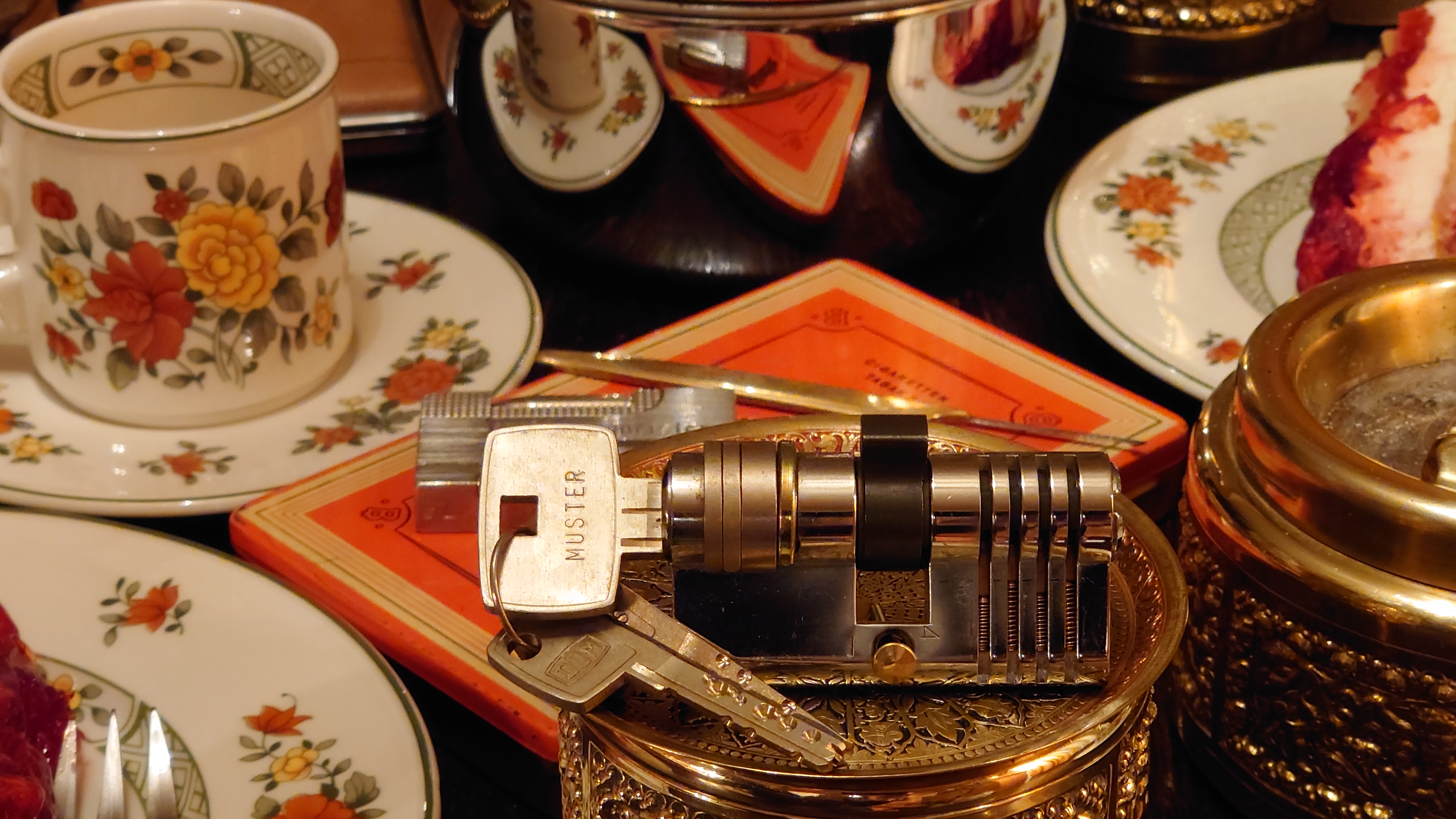 ♥ 𝔄𝔯𝔱𝔥𝔲𝔯 𝔅ü𝔥𝔩, 𝔄𝔯𝔱𝔥𝔲𝔯𝔪𝔢𝔦𝔰𝔱𝔢𝔯® Arthur Andreas Bühl, Detektiv und Sympathieträger ♥, Made in Germany, Jahrgang 1961 aus Baden-Württemberg stellt seinen Leporello " Der Aufmacher " vor. Arthurmeister`s Jukebox im Hasenstübchen by YouTube, spielt Pointer Sisters: Slow Hand ! Am Tresen wird Helbing gekippt. Die Lockpicker am Stammtisch trinken nach jeder Öffnung ein Pils, manche auch Weizenbier ! Der Scholischeck nörgelt, weil er kein Padlock öffnen kann ! Ferrari Rudi brüllt: Martina die F1 Saison beginnt. Wir fliegen zum Hockenheimring ! Der Hannenberger sagt: Ich will auch mit ! Martina schreit: Minardi, wir gewinnen ni. Minardiiii, wir gewinnen niiiie. Und der Alex Young darf auch nicht mit. Can not drive ! In der Vitrine von Arthur Andreas Bühl, Arthurmeister sind Schlösser, Padlocks, von ABUS, BKS, CES, DOM, EVVA, Assa Abloy, Z Ikon, Kaba, Keso, ASSA, Winkhaus, Wilka, Trelock, Schmelting, Bode Panzer, Ancor Las, Drumm Geminy, Xylock, SEA, Medeco, Mul-T-Lock, Cut away, ABUS Granit, Pfaffenhain, E*S, ESS, Nemef, BAB, Babelsberg, Stasi, Diskus, WMF, Tesa, Vachette, Cisa, Wally, Rielda, Mottura, Viro, FAI, GeGe, Fichet, Bode Panzer, Tresor, Bramah, Protector, Braun`s Patent, Walomatus, Arolds, Combination Lock, Yale, Master, American Lock, Tubular, China, Indien, Aligarh, Nepal, Thailand, Zahlenschlösser, Himmelsschlüssel und noch vieles mehr, vorhanden. Alle Schliesszylinder sind Übungsmaterial für das Lockpicking. Schlagschlüssel sind auch dabei. Das Trabbi Tool, Stasi, natürlich auch. Verschlagwortet mit Buehl, Buhl, Rotkäppchen, Zwetschgenhengst, Zwetschge Fandom Wiki Arthur A. Bühl, Detektiv aus Hamburg, Profilbild, Lockpicking, Danke Dr. Ulrich Morgenrot, Velbert, Schlüsselregion, Schlüsselfest in Velbert, Forum Niederberg, Schlossmuseum, Schlüsselfest, Schlossherz, Hans Schell Collection, Martina Pall, Graz, Austria, Park Hotel, Brauhaus, BKS, Heiligenhaus, Wilka Schließtechnik, Silca, IHK, KFV, Errebi, Beschlag, Hersteller, ABUS, Arthur Bühl, Arthurmeister ®, Schlosssammler, Bühl Wappen, Bühl Flagge, Bühl Urkunde Patent, BKS, Arthur Meister, Porno Meister, Wernèry, Profilzylinder, Juke Box Arthurmeister You Tube, Buehl Logo, Cutaway Cilinder, Pfaffenhain, Demonstration Lockpicking, Schliesszylinder, Holland, Toool, Rohlinge zur Impression, zerstörungsfrei ohne Schlüssel, Schlüsseldienst, Soultrain, Philysound, TSOP, Es fährt ein Zug nach nirgendwo ! Arthur Bühl.de, Sicherheit, Performance Künstler. TILT, Flipper, einarmiger Bandit, Bally Wulff, Rotamint, Mad Monkey - Slot Machine, Spielautomat Merkur, Casino, Monte Carlo, Jackpot, Merkur Sonne, Jubilee, ROL-A-TOP, Old slot machine, Love Meter, Jet play, Looping the Loop Fürst, Münzschleuder, Astoria, Orakel Automat, Multi, Super Multi, Booster, Toool Lockpicking, Australia, E - Bay, Mein E - Bay, Uliton, Profilzylinder, ABUS, Bremicker und Söhne, Vorhängeschloss, Vorhängeschlösser, Vorhangschloss, Einbausicherung Korf, Raucher, Jesusmaster, Hasenstübchen, bunter Nachmittag, SEO Geister, Web Tüv, Jägermeister, Bild et Uschi, Doublebrain, Präsident, KI Tüv, Stasi, DDR, Himmelsschlüssel, Urkunde, Katalog Stasi, Signatur Bühl, Token, Amerikaner, fälschungssicher, Sicherheitstechnik, DOM, Muster, Kneipe, Eckkneipe, Gastwirtschaft, Wirtschaft, Portacenere, Musterspuren, Tresor, Jord Knaap, Tresoröffnung zerstörungsfrei, KJS, Schlossherz, Lockpickerherz, Pornomeister, Lockpicking Herz, Notöffnung beim Bunten Nachmittag, Arthur Bühl und die Jukebox im Hasenstübchen, einarmiger Bandit, Merkur, Sonne, Nachtjäger, 08 15, Der Goldene Schuss, Ali Baba und die Wunderschlösser, Wunderino, Padlock Collector, Rotalok, Protector junior, Bühl, Art, Kunst, Künstler, Kataloge, BÜHL, Kunstwerke Deutschland, Kunstprojekt Artothek, Arte, Meisterarte, Artworks, Conny Veit, Zwetschgenstadt Bühl, Tipico Games, Casino, online, Spielothek, Slotmagie, Susi Live, Gutscheincode, Erwin, Freispiele, Novolino, FSK ab 18, Gewinnerlos, 0800 ruf nicht an, Spielautomatenwelt, Rock Ola, Wurlitzer, Seeburg, Bluray, Stingray.