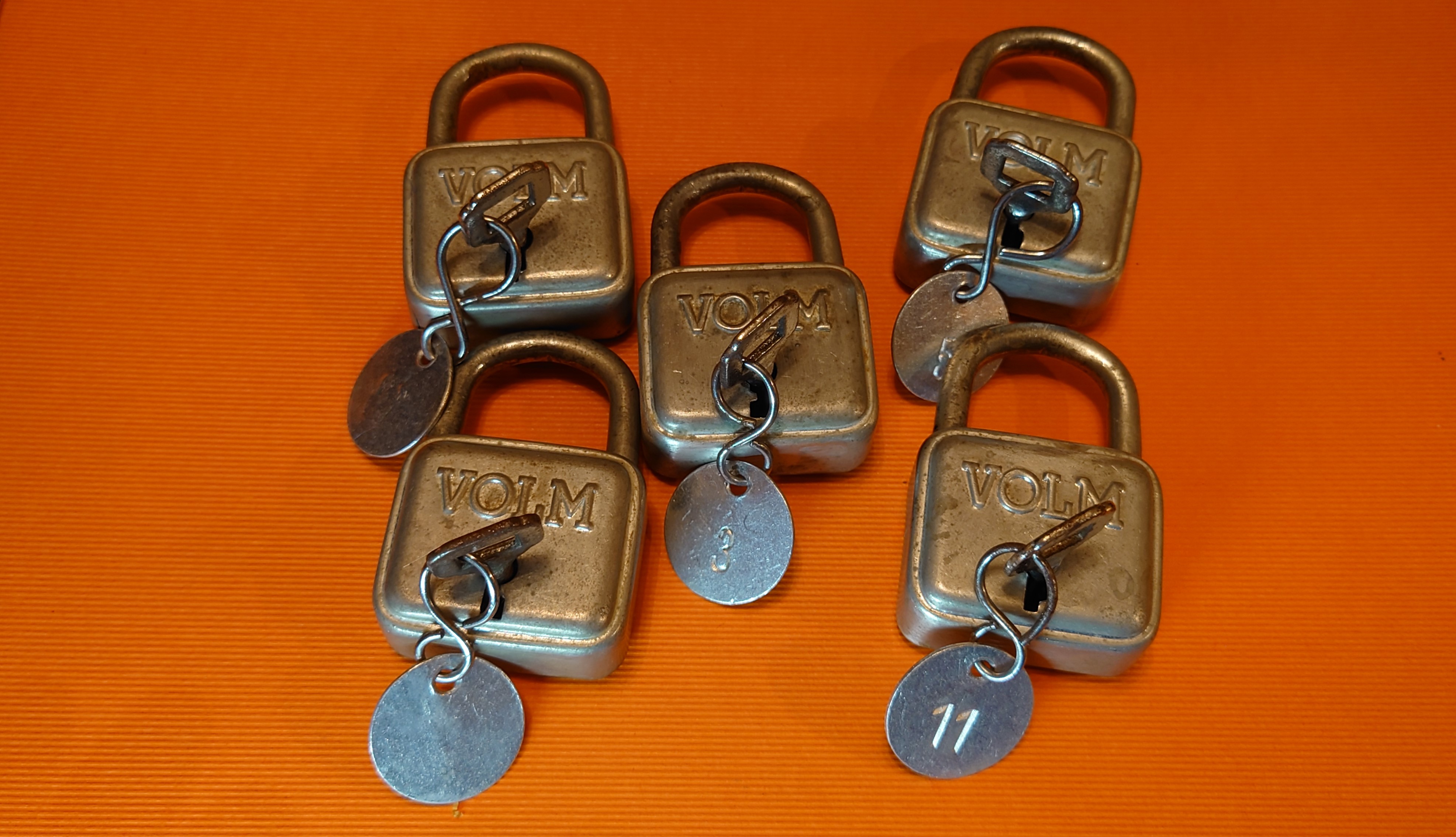 𝔄𝔯𝔱𝔥𝔲𝔯 𝔅ü𝔥𝔩, 𝔄𝔯𝔱𝔥𝔲𝔯𝔪𝔢𝔦𝔰𝔱𝔢𝔯 ® JOE ASBERRY Hey Joe " Asberry ", ruft F 1 Rudi vom Tresen, Prost und Stößchen ruft Heike III zum Stammtisch. Die Jukebox spielt in voller Lautstärke Mr. Bojangles. Arthurmeister, der Sympathieträger hat bay the way mit einem ABUS Padlock Joe`s Michael Air Jordan`s Basketball bag gesichert ! Auch der Michael Jordan mußte hier im Hasenstübchen das Basketball bouncing Verbot akzeptieren. Formel 1 Rudi schreit: Bouncing darf und kann hier nur ein Michael Schumacher. Die Cartomanze meint, ein Ralf Schumacher auch ! Prost Weizen, Stößchen, Käppchen, ASBERRY !!! Die Jukebox by Youtube spielt " Slow Hand ". Joe, du rascal belehre uns nicht schon wieder. Wir sind hier in der Rabbit Hall and smoking is good for your drunken head. Prosit, Cheer`s, Salute, Gin Gin, altüst, sante` und Viva ! Hoch die Tassen ! Am Tresen läutet die Glocke. Der Rotamint der blinkt. Drei Tage war der JOE krank, jetzt trinkt und raucht er wieder. Gott sei Dank ! Verschlagwortet mit: Arthur Bühl, Detektiv, the dutch open Lockpicking Champion ! From WIRED. ÖFFNUNG OHNE SCHLÜSSEL, Linkedin Joe Asberry, NBA, Twitter X. Basket Ball Bouncing Verbot, Arthurmeister, Raucher, Roth - Händle, Stadt Lahr - Bühl, Schwarzwald, Black Forest, Rötkäppchen you know Mr. Smitz, Sorte Schwäbischerhengst de is großfruchtig und süss wie UHU. Buhl er Zwetschge. No, only woman has Pflaumen ♥ Wappen Arthur Andreas Bühl, Flagge ! Wilhelm Busch ♥ 𝔄𝔯𝔱𝔥𝔲𝔯 𝔅ü𝔥𝔩, 𝔄𝔯𝔱𝔥𝔲𝔯𝔪𝔢𝔦𝔰𝔱𝔢𝔯 ® High Noon, elevener Clock, Hasenstübchen, HAM. In der Jukebox spielt: Pointer Sisters - Slow Hand, und der Tresen grölt, Arthurmeister with the Mastertouch. A Lover whit the Easy Touch ! Nochmals " Asberry " ! Hier herrscht Basketball Bouncing Verbot ! Wir sind hier nicht bei der NBA und du wirfst keinen Korb ! Du triffst den Korb ja nicht einmal. Am Tresen läutet die Glocke: Helbing und Stößchen ! Hey Pony ! Heike V drückt in Arthurmeister`s Jukebox: Die Affen rasen durch den Wald. Arthurmeister ruft: Parole Emil. Formula One Rudi grölt: Bouncing Verbot ! Asberry hat Bouncing Verbot ! Weizen ! Joe fragt Arthurmeister: Arthur my Friend, i need for my Basketball Friens from the NBA a instruction of Lockpicking. Arthur lacht: only wenn Michael Air Jordan und Michael Schuhmacher mitmachen. Pelle schreit vom Tresen: Schuhmacher ist ein Kannister Kopf. Pino kann ihn gerade noch daran hindern Marmor Stein und Eisen bricht zu drücken. Joe wünscht sich: Teddy Pendergrass - Turn Off the Lights… Ja Joe, es ist möglich eine solche Schulung auszurichten. Hierzu muß ich bei der Firma Amazon Lockpicking Set`s und Lockpicking Zubehör wie weitere Hook`s, Snakes, Rake`s und Tension Wrenches besorgen. Vorführmaterialien wie cut away Zylinder und Übungsschlösser habe ich parat. Ich zeige den E - Pick, und führe dir die Pick - Gun vor. 1 Schuss. Du verstehst. Prost ! Weizen, Stößchen`s, und Helbing für alle. Asberry und Bühl umarmen sich ! Sympathieträger halt ! In der Jukebox spielt: Element of Crime - Mittelpunkt der Welt… See You tomorrow, wir besprechen alles weitere wie: How to pick a Car. Verschlagwortet mit: Arthur Bühl, Arthurmeister® Arthur ♥ Schwäbischer Hengst, Buhl, Zwetschgen Heini, Arthur Bühl Wappen, Fahne, Buehl er Zwetschge, Made in Germany, Born 1961, Sympathieträger, Google Earth, Mittelpunkt der Welt, Pflaumen, Arkadasch, Datschi, ♥ Martinameisterin, Cartomanze, Scholischek, " HIGH NOON ! ", ♥ Vokuhila ♥ Parole Emil ! 𝔄𝔯𝔱𝔥𝔲𝔯 𝔅ü𝔥𝔩, 𝔄𝔯𝔱𝔥𝔲𝔯𝔪𝔢𝔦𝔰𝔱𝔢𝔯 ® Next Day: High Noon at 11 fer Clock: Joe Asberry der alte NBA Bouncer betritt das Hasenstübchen, ( HAM ) his Rabbit Hall ! In Arthurmeister`s Jukebox spielt: Nein nicht Hey Joe, sondern Aloe Blacc - I Need a Dollar ! Arthur Bühl spricht: gerade habe ich mit Mr. Smitz telefoniert. Joe: Smith ist ein Sammelbegriff wie Meier. Mr. Smitz you know, he is the CEO of the Magazin Playboy - Beverly Hills. Ja und der ist mein Freund. Den kenne ich über die BILD et. We have a Telefon call. Der Mr. Smitz hat dann den Mr. Jeff Bezon, ja du weißt schon, den vom Amazon Lieferservice angerufen. Er hat ihm erklärt daß ich mit dem NBA Bouncer Joe Asberry in Sachen Lockpicking einen Workshop machen möchte. Die Glocke läutet: Weizen, Helbing und Pony`s ! F 1 Rudi schreit am Tresen: Joe, laß dir lieber erklären wie du Scott Speed das laufen beibringst. Am Tresen wird es lauter: Minardi, Minardi, wir gewinnen nie ! Scott Speed, der Name geht im Gelächter unter. Pelle schreit: der Schuhmacher ist ein Kanister Kopf. Arthurmeister meint: let Michael pass for the Champions Chip ! Arthurmeister`s Jukebox spielt exclusive für Joe: Sammy Davis jr. - Mr. Bojangles ! Also Joe, der Smitz hat beim Bezos von Amazon angerufen, wir wollen einen Lockpicking Practical Kurs meistern. Der Bezos ist dann ins Amazon Head Quarter gefahren. Nein, nicht im Uber. F 1 Rudi schreit: Der Bezos fährt Ferrari. Scholischek meint: Maybach ! Also Joe, der schaut jetzt im Amazon Lager wie viele Lockpicking Tools und Jigglers er hat. Auch Pickset`s. Er sieht auch nach wie viele HPC, 2000 er Hook`s er hat. Lockpicker Beginner Sets von Majestic und Starter Sets von Mr. Peterson sagt er, hat er Massenweise auf Lager. Arkadasch sagt, sein Schwippschwager vom Neff Cousin und dessen Freund in Berlin - Kreuzberg könnten auch solche Pick Werkzeuge und Spanner herstellen. Die haben genug Schwarz Arbeiter. Die Sympathieträger Bühl und Asberry prosten sich genüsslich zu. Weizen ! Die Cartomanze die alte Kartenlegerin meint sie könne auch spooxe anrufen. Der Noagerlzutzler meint: Ihr Deppen, auf Berlin mußt du jahrelang warten. Heike IV ruft Stößchen ! Der Pino Frank lallt: Die Rautenfotzen bleiben für immer in der zweiten Liga. Joe ich bin mir sicher der hat auch Master bzw. Meister Lock`s. Die sind für eine Testrunde gut. Ja, die Dinger heißen Master Padlock ! OPEN ! Beer ! Nicht zu verwechseln mit Medeco ! Arthur läßt in der Jukebox im Bunny Hall TSOP spielen. The top Sound of Philladelphia ! Prost, Stößchen ! Pelle läutet auch die Glocke: Prost, Stößchen`s, Pony`s ! Dafür darf er auch für einen Heiermann: Heino - Caramba, Caracho ein Whisky drücken. Ja, Joe, aber kein Bouncing ! Der läßt die Sachen via Airforce Seattle to HAM liefern. Du weißt wie schnell Amazon liefert ! Sir Washi meint: Amazon sei so schnell wie Scott Speed. Alle lachen: Wenn er nicht wieder in die Mauer fährt ! Verschlagwortet mit: Arthur Bühl, Arthurmeister® Arthur ♥ Schwäbischer Hengst, Buhl, Zwetschgen Heini, Arthur Bühl, Wappen, FLagger, Buehl er Zwetschge, Made in Germany, Born 1961, Sympathieträger, Google Earth, Mittelpunkt der Welt, Pflaumen, Arkadasch, Datschi, ♥ Martinameisterin, Cartomanze, Scholischek, " HIGH NOON ! ", ♥ Vokuhila ♥ Parole Emil ! ! 𝔄𝔯𝔱𝔥𝔲𝔯 𝔅ü𝔥𝔩, 𝔄𝔯𝔱𝔥𝔲𝔯𝔪𝔢𝔦𝔰𝔱𝔢𝔯 ® 11.30 High Noon im Hasenstübchen. Der Hannenberger hat die Frikadellen fertig. Senf kommt aus dem Glas. In Arthurmeister`s Jukebox spielt: Santana - Fleur da Luna. Am Stammtisch diskutieren Bühl und Asberry über Lockpicking und Präsentationen: Arthurmeister erhält einen Anruf über die 007. OH, Mr. Smitz, nice to hear you from Beverly Hill`s. OH, What ! The Airplane from Jeff Bezos, Amazon is on HAM landed ! YES, Mr. Smitz, nice to hear this Song. Slowly Arthurmeister: There is a little Problem with the Custom. Mr. Smitz ! this is not really a Problem. HAM is four Minutes from the Hasenstübchen away. I will send Taxi - Dieter. He knows there a Hintereingang, a Backdoor, you know ! I call you back. Yes, yes, Außer Regen nicht viel gewesen. Greetings to Mr. Bezos. Tell him thank you for the Support. From Stammtisch too. Arthurmeister`s Jukebox spielt: Rucki - Zucki ! Die Frikadellen vom Hannenberger schmecken jetzt auch ohne Senf. Prost, Stößchen, Weizen, Helbing und für den Noagerlzutzler ein frisches vom Faß. Die Jukebox spielt: Die Five Tops - Warte auf das Glück ! 2 Stößchen später kommt Taxi Dieter zurück in den Bunny Hall ! Oh, OH, der Zoll, eH ! Als die mich gesehen haben war der Fisch geschuppt. Die haben mir beim Einladen geholfen. 5 Pakete a`50 Kilo ! Eine viertel Tonne. Ich durfte auch den Zoll zum Lockpicking Event einladen. Tragen helfen !! Stößchen, Pony, nö, heute Käppchen ! Die Jukebox spielt: Element of Crime - Am Ende denk ich immer nur an dich ! Mr. Smitz ! you are the best ! Greetings to all Smith in the USA. Yes, Yes, Mr. Smitz, Yes. I make greetings to Friede Springer from the BILD et; Ronzheimer too. Yes, Yes, und greetings for Mrs. Quandt. If Bezos will, i can show him on the Lockpicking Demonstration how easy he can pick a BMW whit a Key Blank. Yes, Yes, Mr. Smitz ! 3 Seconds ! OFFEN, OPEN, APERTO ! schreit Giovanni und will Chianti. Bei Fiat und Ferrari Modellen ist es so ähnlich. Bei manchen brauchst du aber ein polito, ja, Nagelfeile. Prost Chianti. Yes Mr. Smitz, die Ring bell`s, Hells Bells, die Glocke klingelt, you know ! We call in time. F 1 Rudi schreit: Hülkenberg ! Giovanni schreit: Giacomo Agostini ! Joe schreit: Scott Speed ! Arthurmeister`s Jukebox spielt: The Pointer Sisters - SLOW HAND, Arthurmeister the lover with the Mastertouch ! Arkadasch bekommt von Bühl Raki ericli Plum, Sorte Schwäbischer Hengst ! Prost Zwetschgenkönigin ! In der Vitrine von Arthur Andreas Bühl, Arthurmeister sind Schlösser, Padlocks, von ABUS, Master, BKS, CES, DOM, EVVA, Assa Abloy, Z Ikon, Kaba, Keso, ASSA, Winkhaus, Wilka, Trelock, Schmelting, Bode Panzer, Ancor Las, Drumm Geminy, Xylock, SEA, Medeco, Mul-T-Lock, Cut away, ABUS Granit, Pfaffenhain, E*S, ESS, Nemef, BAB, Babelsberg, Stasi, Diskus, WMF, Tesa, Vachette, Cisa, Wally, Rielda, Mottura, Viro, FAI, GeGe, Fichet, Bode Panzer, Tresor, Bramah, Protector, Braun`s Patent, Walomatus, Arolds, Combination Lock, Yale, Master, American Lock, Tubular, China, Indien, Aligarh, Nepal, Thailand, Zahlenschlösser, Himmelsschlüssel und noch vieles mehr, vorhanden. Alle Schliesszylinder sind Übungsmaterial für das Lockpicking. Schlagschlüssel sind auch dabei. Das Trabbi Tool, Stasi, natürlich auch. Das Wappen Arthur Andreas Bühl ist angebracht ! Die Flagge weht im Hasenstübchen. KI Satz zum Einfügen: Notiz: Alle SEO Texte wurden mittels einer ♥ KI ( Künstliche Intelligenz ) der Firma Doublebrain ®, ( ges. gesch. DPMA, Berlin, Reg.-Nr. 302022224017 ) ( Die E - Mail lautet: Doppelhirn@Doublebrain.de ) und doppeltem Helbing aus dem Leporello: " Arthurmeister Bühl und Bouncing Joe Asberry im Hasenstübchen ", generiert. Die Jukebox spielt: Loredana Bertè - E la luna bussò. Der Reggae Auftakt ! ♥ 𝔄𝔯𝔱𝔥𝔲𝔯 𝔅ü𝔥𝔩, 𝔄𝔯𝔱𝔥𝔲𝔯𝔪𝔢𝔦𝔰𝔱𝔢𝔯® In der Vitrine von Arthur Andreas Bühl, Arthurmeister sind Schlösser, Padlocks, von ABUS, BKS, CES, DOM, EVVA, Assa Abloy, Z Ikon, Kaba, Keso, ASSA, Winkhaus, Wilka, Trelock, Schmelting, Bode Panzer, Ancor Las, Drumm Geminy, Xylock, SEA, Medeco, Mul-T-Lock, Cut away, ABUS Granit, Pfaffenhain, E*S, ESS, Nemef, BAB, Babelsberg, Stasi, Diskus, WMF, Tesa, Vachette, Cisa, Wally, Rielda, Mottura, Viro, FAI, GeGe, Fichet, Bode Panzer, Tresor, Bramah, Protector, Braun`s Patent, Walomatus, Arolds, Combination Lock, Yale, Master, American Lock, Tubular, China, Indien, Aligarh, Nepal, Thailand, Zahlenschlösser, Himmelsschlüssel und noch vieles mehr, vorhanden. Alle Schliesszylinder sind Übungsmaterial für das Lockpicking. Schlagschlüssel sind auch dabei. Das Trabbi Tool, Stasi, natürlich auch. Verschlagwortet mit Buehl, Buhl, Rotkäppchen, Zwetschgenhengst, Zwetschge Für das Jahr 2025 wurde der SEO von der Firma chatgpt und von einer KI ergänzt: Arthur Andreas Bühl, ist ein Babyboomer ! und ein Sympathietraeger ! Slow Hand ! mit dem Mastertouch ! Locksport: The strange things that happen at a lock-picking convention by Tom Vanderbilt, Deviant Olliam, Slate, picking, Hackers Planet, Earth, Event, Flickr, Foto, Ina Müller, Arthur Meister, Lockpicking, ssdev, Photo, Slide Player, The Joy Lock Club, Schuyler Towne, by Pagan Kennedy, Arthur Bühl, called Arthurmeister, can pick a Lock faster than you, David Olliam, Slate, Tool, Toool, the open organisation of Lockpickers, Wired, Jan Freitag, TAZ, FAZ, BILD, WELT, BUDEG, BDD, Linkedin, Pornomeister SARL, X, Twitter, Security of Locks, Linkedin Arthur Bühl, Zwetschgenstadt Bühl, Wappen Bühl, Fahne Bühl, Facebook, Bühl, Arthurmeister, Pornomeister SARL, Lockpicking Experte. Tagged with: Dorma Kaba, Europa Park Rust, Zwetschgenhengst, NBA, Bouncing Joe Asberry, Everybody Wiki, Schwäbischer Henst, Pflaume, Zwetschge, Doublebrain, Mandy August, Rallye, cross, Datenschutz. Zitat: Arthurmeister " offen ist gut, schneller offen ist besser ! " Pankhofer, Schloss und Schlüssel, Arthur Bühl, Wappen Bühl, legal 1001, Radio Eriwan, In Arthurmeisters Jukebox im Hasenstuebchen, You Tube, ( HAM ), sind Schallplatten von Slow Hand, Pointer Sisters, Engelbert, Joy Flemming, Ina Müller, Dörp Reggae, Reinhard Fendrich, Sammy Davis jr., Bee Gees, Hans Söllner, Element of crime, Empire of sun - we are the people, Katja Ebstein - Es war einmal ein Jäger, Udo Jürgen - Das Lied das nie zu Ende geht, Vicky Leandros - Ich liebe das Leben, Die Five Tops - Warte auf das Glück, Marianne Rosenberg - Er gehört zu mir, Hildegard Knef - Für mich soll`s rote Rosen regnen, Connie Francis - schöner fremder Mann, Heino - Caramba, Karacho, ein Whisky, Drafi Deutscher - Mamor Stein und Eisen bricht, Kraftwerk - Das Modell, Ernst Neger - Rucki - Zucki, Wolle Kriwanek - I fahr Daimler, Reinhard Fendrich - Strada del sole, Zupfgeigenhansel - Bella Ciao, Joy Flemming, Half breed, Haindling - Du Depp, Nina Hagen - Africa Reggae, Schwoisfuß - Bin i selber Rastamann, Jan Delay - Irgendwie, irgendwo, irgendwann, Grachmusikoff - Oiner isch emmer dr Arsch, Wolfgang Ambros - Du schwarzer Afgahne, UB 40, The Manhattans - Kiss and say Goodbye, Three Degrees - Dirty old Man, Babara Streisand - Woman in Love, George Michel - One more try, Candy Dulfer, Deep Purple - Child in Time, Moody Blues - Nights in white Satin, Eagles - Hotel California, Dire Straits - Sultan of Swing, Pink Floyd, Sade - Smooth Operator, Toto - L`italiano, Peddy Pendergrass, Tom Jones, Eddie Holman - Hey there lonly girl, Chicago - If you leave me now, Kalvin Harris - Promises, Fugees, Engelbert - How I Love You, Gloria Gayner can`t take my Eys off you, Olivia Newton John, Ricky Shane - Mammy blue, Los Bravos, Kenny Rogers, Albano und Romia Power, Totzi - Ti amo, Tina Turner und Eros Rammazotti, Abba - Hasta Manana, Roger Whittacker - Abschied ist ein scharfes Schwert, Toto - Hold the line, Love Story mit Andy Williams, Grace Jones, Diana Ross und Julius Iglesias - All of You, Christopher Cross, Roberta Flack & Peabo Bryson, George Benson, Aloe Blacc - I need a Dollar, Simply Red - if you don`t know me by now, Luther Vandross und sehr viele mehr. Es erscheint auch bald die B - Seite von Arthurmeister`s Jukebox ( HAM ) Fuhlsbüttel, Hasenstuebchen, Playboy, Bunny Hall, Los Angeles, Beverly Hills, TSOP The Sound of Philiadelpia, Golden Gate Brigde, und noch so vieles mehr. Seattle Times says: He has got good hands, but how`s his vertikal. Arthur Bühl, a private detective from Germany deflated an all-star field of lockpickers in the world. Pressebox: Kaba Day im Europa Park mit Arthur A. Bühl, Detektiv. ( Arthurmeister ) - Präsident Pornomeister SARL, Linkedin: Arthur Andreas Bühl, Detektiv. 360 Meriandos, The Master Touch, opening locks without keys. Jesusmeister Arthur Bühl is a Master who can pick any lock in the world, but Jesus is the only Master who can unlock the human soul. Slideplayer. Phila Locksmith, Lockpickerherz und Schlossherz sind ges. gesch. Marken von Arthur Bühl. Das Wappen Bühl ist gelb, blau mit schwarzen Linien. You Tube, 23C3 Schlossoeffnung wurde beim CCC, Caos Computer Club, gefilmt. Citywide RFID Master, House key, Hamburg, by Wired. WIRED is where tommorow realized. World Trade Center, New York, YY 10 007, Communicationsmanager Mr. Smitz. Wiki, Attraktor, Trainingslager. Schloss - Öffnen, Public Domain 147, Staatsicherheit in der DDR, Arthur Meister aus Hamburg, Bunker am Ulmenwall. Herr der Schlösser, Bild Zeitung. 𝔄𝔯𝔱𝔥𝔲𝔯 𝔅ü𝔥𝔩, 𝔄𝔯𝔱𝔥𝔲𝔯𝔪𝔢𝔦𝔰𝔱𝔢𝔯® Herr Arthur Bühl, kritischer Privatdetektiv aus der Hansestadt Hamburg, bereitet sich auf ein Interview mit der BILD et vor. Bei Babsi und Gina in Fuhlsbüttel wird ihm zuvor der Vokuhila geschnitten. Herr Arthur Bühl wurde schon in der BILD et als " Herr der Schlösser " beschrieben. " Ein bisschen Ruhe bitte " schreibt Jan Freitag von der TAZ. Er erwähnt auch eine Mustertür by Wendt. Es wird darin herumgeprökelt. Selbst Arthur Bühl, der weltbeste aus dem Lockpicker Mekka Hamburg, betreibt pures Understatement, weil er sein Schloss in nur 20 Sekunden " geknackt " hat. Charles Graeber von der Wired.com beschreibt in seinem Artikel Master Lock - Pickers do bottle Arthur Bühl " The Master of the Universe ", Arthur Bühl a private Detective of Germany open locks. Bühl`s Fabio - the - Barbarian Look stands out. He wins the Dutch Open and is now Master of the Universe. The people cry: " Arthurmeister ! booms Arthurmeister ". Mark Webber Tobias, the Author of Locks, Safes, and Security, a Police Reverence, say: Arthurmeister, that ist beautyful. " Open ! " sagt Arthurmeister ", offen ist gut, schneller offen ist besser ". " Beer !" Arthurmeister booms back and a new Champion is born. Die Welt berichtet: " Die Kunst, Schlösser ohne Schlüssel zu öffnen ". Vereinsmitbegründer und Vizepräsident Arthur Bühl trägt seine Leidenschaft schon auf der Krawatte. Sie ist rot mit gelben Schlüsseln drauf. Intern wird er ehrfürchtig " Meister Arthur " gerufen. Er hat es zum siebenfachen Deutschen Meister in verschiedenen Disziplinen geschafft. Er pickt seit der Kindheit. Sein erstes Trainingsobjekt war sein Spardosenschloss - Ein klassischer Einstieg… . Die Slate berichtet über Arthur Bühl als Lockpicking Legend. Es gibt einen Artikel Tool for Picking and Decoding by Stasi, CCC, Vortrag Berlin. Amateur Hour berichtet: Arthurmeister has " The Master Touch ". Bei den Kaba Day `s im Europa Park Rust schreibt die Pressebox: auf großes Interesse der Teilnehmer stieß auch die praktische Vorführung von Steffen Wernéry und Arthur Bühl, die gängige mechanische Schließzylinder ohne Schlüssel zerstörungsfrei öffnen. Meist in Sekundenschnelle. Auch die Chemnitzer Zeitung " Freie Presse " hat über das Lockpicking und Arthur Andreas Bühl alias Arthurmeister berichtet. Dwight Perry schreibt: Arthur Bühl has good hands ! In der Philalocksmith wird Arthur Bühl auch als Lockpicking Legend betitelt. Es gibt auch einen Beitrag, 360 Meridianos. In der Datenschleuder, CCC, wurde über ihn als Sympathieträger berichtet. Veröffentlicht unter Linkedin, Xing, Google Panel, Twitter X. In der Vitrine von Arthur Andreas Bühl, Arthurmeister® sind Schlösser, Padlocks, von ABUS, BKS, CES, DOM, EVVA, Assa Abloy, Z Ikon, Kaba, Keso, ASSA, Winkhaus, Wilka, Trelock, Schmelting, Bode Panzer, Ancor Las, Drumm Geminy, Xylock, SEA, Medeco, Mul-T-Lock, Cut away, ABUS Granit, Pfaffenhain, E*S, ESS, Nemef, BAB, Babelsberg, Stasi, Diskus, WMF, Tesa, Noch, Vachette, Cisa, Wally, Rielda, Mottura, Viro, FAI, GeGe, Fichet, Bode Panzer, Tresor, Bramah, Protector, Braun`s Patent, Walomatus, Arolds, Combination Lock, Yale, Master, American Lock, Tubular, China, Indien, Aligarh, Nepal, Thailand, Zahlenschlösser, Himmelsschlüssel und noch vieles mehr, vorhanden. Alle Schliesszylinder sind Übungsmaterial für das Lockpicking. Schlagschlüssel und so vieles mehr, sind auch dabei. Auch der Sputnik. Verschlagwortet mit: ♥ Vokuhila, Friseur ♥ Schwäbischer Hengst, Zwetschgen Heini, Bühl er, Zwetschge, Google Earth, Mittelpunkt der Welt, Martinameisterin, Cartomanze, Scholischek, " HIGH NOON ! ". ♥ Parole Emil ! ♥ 𝔄𝔯𝔱𝔥𝔲𝔯 𝔅ü𝔥𝔩, 𝔄𝔯𝔱𝔥𝔲𝔯𝔪𝔢𝔦𝔰𝔱𝔢𝔯® Bühl, Arthur, Jahrgang 1961, Made in Germany, Detektiv or Private Investigator how Mr. Smitz from the PLAYBOY, Beverly Hills, say`s. Yes Mr. Smitz i will send you the Photo Arthurmeister`s F1, Jacket for your LeporelloUS. to your E - Mail Mr.Smitz@Mr.Smitz.us. Ok, Mr. Smitz. Mr. Smitz do you know what Google Earth is ? Take BÜHL Arthur, only by Google Earth, you know ? have done it ? Yes Google will show you my Panel superfast. Cool, Arthurmeister, cool. Yes Mr. Smitz, this can i do for you too ! Yes with SEO. Yes, yes, i have Arkadasch erklärt, sein Erikli pasta is not so genial. Der beste Zwetschgenkuchen, you know plum tart, is from the Stadt Bühl. Not laughing in the USA. Bühl is a City like my Name. And the People in this City called it: Zwetschgendatschi ! you know. This is the world best plumcake. Yes Datschi ! Yes, Stadt Bühl is near Baden - Baden, the Casino, you know ! Yes. Baden-Württemberg. You must know there is since 1927 the traditionell Zwetschgenfest. And there ist the Zwetschgenkönigin ! Mr. Smitz, my Ur Ur Ur Ur Grandfather is born in Bühl. My Great Grand Grand Mother where also born in the town Bühl. Their profession was Zwetschgenpicker. Not Lockpicker, Zwetschgen / Plum Picker. And Rüttler. Oh, really ! Yes, Yes. And since this time the name of the family Bühl from the Stadt Bühl is: Yes you know - Buehl. Yes i will give Greetings from you to Mrs. Friede Springer from the Newspaper BILD et. Yes, the Elbphilharmonie is in Betrieb. OH, Mr. Smitz, greeting´s to you from Joe Asbbery, NBA, you know. Tomorrow we will meet us in the Hasenstübchen, our Rabbit Hall. For Lockpicking und Beer. Call you. Parole Emil ! Not E-Mail. Provided by www.Arthur-Bühl.de and www.Arthurmeister.de