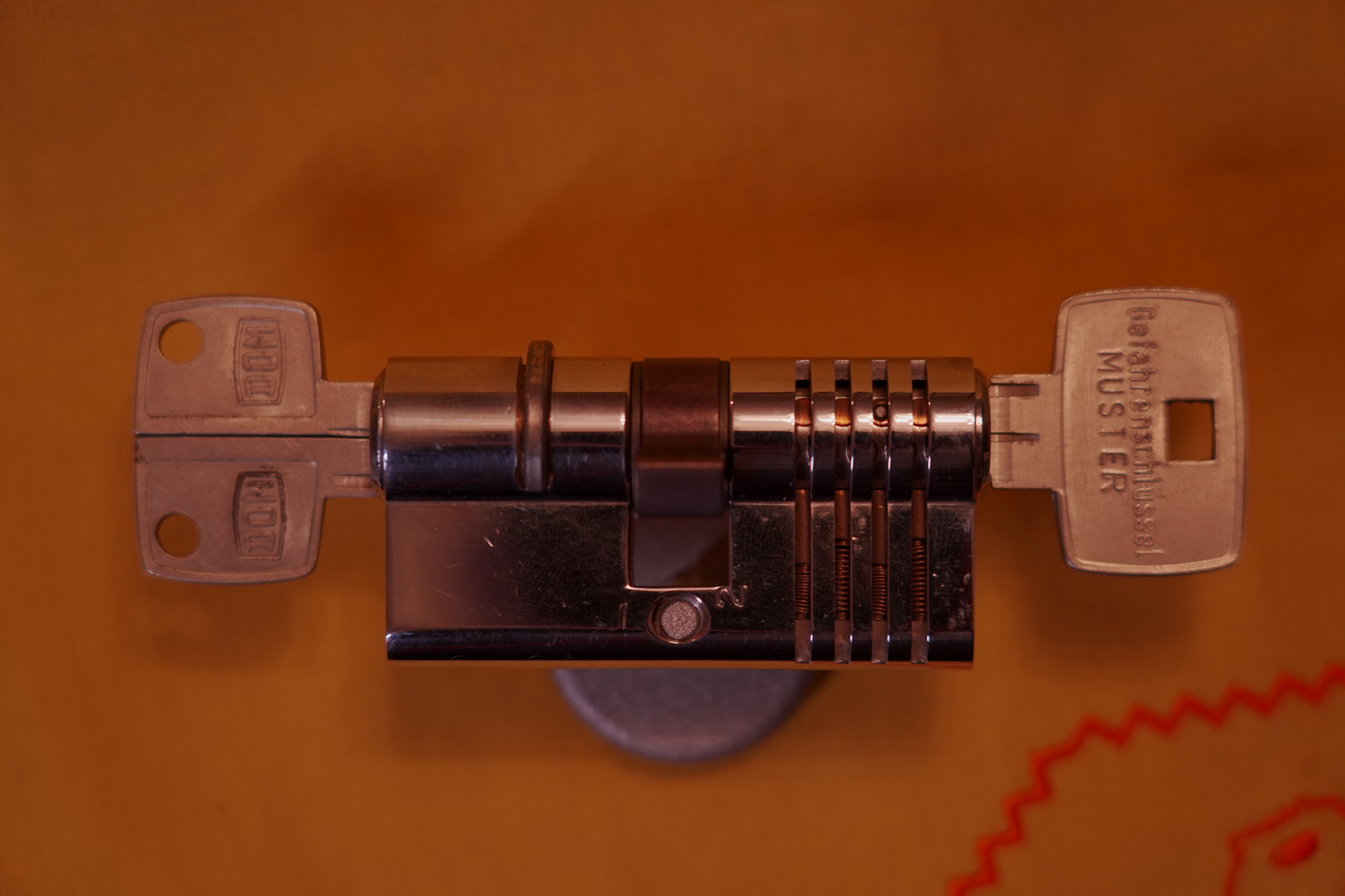 SEO Jahrgang 1961 ♥ 𝔄𝔯𝔱𝔥𝔲𝔯 𝔅ü𝔥𝔩, 𝔄𝔯𝔱𝔥𝔲𝔯𝔪𝔢𝔦𝔰𝔱𝔢𝔯® Arthur Bühl, Jahrgang 1961, Detektiv aus Germany, Im Dienste der Wahrheitsfindung unterwegs, betreibt in seiner Freizeit Lockpicking aus Leidenschaft. Der mehrfache Deutsche Meister wird in der WIRED als " Master of the Universe " betitelt. In der BILD et ist der Artikel " Herr der Schlösser " abgedruckt. Im Hasenstübchen - Fuhlsbüttel, am Hasenberge, Santa Fu, wird gefeiert. Arthurmeister® stellt seinen Leporello " Der Aufmacher " vor. Der Stammtisch grölt " OFFEN ". Scholischek, Rudi, Heike I, Noagerlzutzler, Arthur und Joe Asberry, der alte NBA ler, prosten sich zu. Arthurmeister`s Jukebox auf YouTube spielt Pointer Sisters - Slow Hand ! ♥ Beim Tanzen ruft die Cartomanze " Ey du Sympthieträger ♥, komm mal her " ! Verschlagwortet mit: Arthur Bühl, Arthurmeister® Arthur ♥ Schwäbischer Hengst, Buhl, Zwetschgen Heini, Artur, Buehl er, Zwetschge, Made in Germany, Born 1961, Sympathieträger, Google Earth, Mittelpunkt der Welt, Pflaumen, Arkadasch, Datschi, ♥ Martinameisterin, Cartomanze, Scholischek, " HIGH NOON ! ", ♥ ♥ Vokuhila ♥ Parole Emil ! Verschlagwortet mit: Bühl er Zwetschge, International Lockpicking, Google Earth, Earth Song, Schwäbischer Hengst ! Google sagt: Content, Content und nochmals Content ! Arthurmeister ruft seine SEO GEISTER und seine Double Brain KI, worldwide mit dem WEB TÜV im Hasenstübchen vernetzt, und zwar nicht hoppi hopp oder ruck zuck sondern ZACK ZACK ! den heutigen SEO bitte ! Arkadasch fragt unaufgefordert den Arthurmeister im Bunny Hall. Was heißt das Pornomeister ? Arkadasch geh an den Tresen oder sonst wo aber nicht hier am Stammtisch herumlungern ! Ja, jetzt sag mal ehrlich ? Nerv hier nicht meine Gäste am Stammtisch und geh zu Deinen Helbingbrüdern an den Tresen ! Arthurmeister, die schicken mich ja zu Dir und ich soll fragen was Pornomeister heißt ? Pornomeister meint: Es gibt Hausmeister, Bürgermeister, Schlossermeister, Deutsche Meister und Arthurmeister und eben auch einen Pornomeister®. Der zeigt Dir in der hintersten Schlosskammer das letzte Härchen, äh Federchen, alle Einzel - und Beweglichkeiten im inneren des Zylinderschlosses. Cut, Schnittmodelle eben. Damit auch unser kleiner Arkadasch und der Scholischek auch alle Einzelheiten eines Funktionsmodelles sehen und dann vielleicht auch kapieren können. Und das ist Schlossporno ! und ich bin der Präsident Pornomeister SARL und zeige alle Einzelheiten zum Lockpicker ♥ Porno. Nein, es heißt ja auch nicht Vorsitzender Herr Trump ! So und jetzt nerv nicht weiter. Du penetriest ja mit einem Schlüssel ! Der Och sagt laut: mit seiner alten Schüssel ! Arthurmeister spricht: und wenn Du hier Dein Passwort Freibier - Freibier eingibst, für Getränke und Nachschub, also für eine Lokalrunde sorgst, so lasse ich ausnahmsweise Cem Karaca & Die Kanaken - Mein Deutscher Freund ! spielen. Hannenberger: Hast du gehört ! Allmählich kommt im Hasenstübchen Stimmung auf. Prost, Prösterchen, Käppchen und Kaffee für Taxi Dieter ! Arkadasch und Heike III tanzen. Bouncing Joe klatscht. Automatenpeter spielt am einarmigen®. Er feiert seine Glückssträhne. Heike I macht beim Purzelbaum die Pornomeisterin®. Der Glenkbusfuzzy klebt sich einen Pornomeister® Aufkleber auf die Stirn. Fortzetzung folgt oben in der Wohnung ! mit ABUS gesichert. Tagged with: Damit Schlüsselfreier auch wissen welche Stiftpaare sie mit ihrem Schlüssel penetrieren.