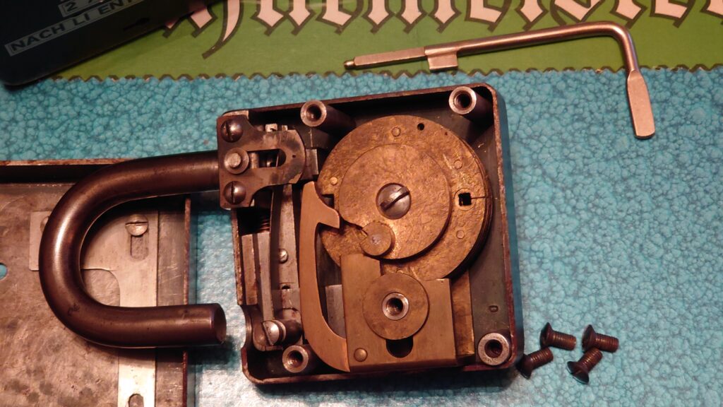 Arthur Andreas Bühl, Arthurmeister ®,Lockpickerherz ® Schlossherz ®, Pornomeister ®, neuer SEO Text für 2025 12.00 Mittags im Hasenstübchen. Basketball Bouncing Joe Asberry schreit: Prost ! Die Glocke kingelt ! In Arthurmeister`s Jukebox im Hasenstübchen spielt: Slow Hand von den Pointer Sisters. Ferrari Rudi sitzt am Tresen. Anstatt Helbing trinkt er heute Underberg. Pelle und Heike I machen Stößchen. Justamente klingelt das Telefonino. Der Hannenberger lacht zu Bouncing Joe Asberry: Ich wette mit Dir: Da ruft unser Freund Mr. Smitz vom Playboy an. Arthurmeister geh endlich ran. Die Glocke klingelt. Yes Mr. Smitz, yes, yes Mr. Smitz. Yes great, you know. Yes, yes we have a Party. Yes, yes. Ja: Angela Merkel, die kennen wir. You know: " Bundeskanzlerin ". Giovanni ruft: Bella Donna: Signora Merkel is the CEO of the world. Yes, Yes Mr. Smitz, i will look about her Memoiren. Oh Mr. Smitz ? Her Biographie with her Signature ? OH, Mr. Smitz mit Widmung ? Das wird nicht einfach ! no easy, you know ! Da muß die Glocke aber ein ganzes Wochenende läuten. Prost. Helbing. Yes Mr. Smitz, hands on the heard, you know, difficult ! Arkadasch !!! Smitz U.S.A. braucht die Memoiren von Angela Merkel signiert mit dem Text: Für Mr. Smitz from the Playboy ! Also pass auf: Dein Schwippschwager ist doch Aufsteller bei der Messe. Ja, Buchmesse. Dort hält die Merkel eine Autogrammstunde. Der soll sich dort anstellen mit seinen Kumpani. Ja, der Smitz läßt hier die Glocke läuten. Das gesamte Wochenende. Hannenberger gibt das Passwort: Freibier, Freibier ! Die Glocke läutet jetzt: Helbing ! In Arthurmeister`s Jukebox spielt: The Tramps - Disco Inferno - Orginal Longversion Tony Mendes ! Basketball Bouncing Joe swingt mit dem Kopf mit. Jetzt meint Arkadasch: Oh meine Kumpani trauen sich nicht zu Dr. Angela Merkel. Die haben Angst vor Ihr. Kein Autogramm heißt kein Freibier. Droschkendieter !! Du fährst jetzt zur Buchhandlung, holst drei Biographien von der ollen Merkel, fährst weiter zum Kujau ! Ja, der hat dem Heinemann vom Stern, Hamburg, gefälschte Tagebücher verkauft. Der soll dir in ein Exemplar die Unterschrift der Merkel und die Widmung reinmalen. Sag ihm viele Grüße vom Arthurmeister und Parole Freibier, Freibier ! Dann malt der es dir sofort. Der kann das freudigst. Und sag ihm, das sei für Smitz, Amerika. Aber diesmal soll er keine rosa Tinte verwenden. Dann kommst du wieder her und wir alle unterschreiben das zweite, dann fährst du geschwind rüber nach Fuhlsbüttel, drängelst dich am Luftfrachtschalter vor, läßt die Bücher verpacken und paßt auch auf, das die auch tatsächlich im nächsten Flieger in die U.S.A. reisen. Dann hat er die Bücher, quasi wenn der Flieger landet. Sag denen: Parole: Freibier, Freibier ! Arthur und wozu das dritte Buch ? Du Depp, wenn beim unterschreiben vom zweiten Buch einer draufkotzt oder ein Brandloch reinmacht dann haben wir Ersatz ! Und diesen legen wir dann hinter den Tresen ins Regal und tuen so als hätten wir es gelesen. Es reicht das wir Frau Bundeskanzlerin mit guten, besoffenen, nicht ausgeklügelten, dummen, peinlichen Ratschlägen beraten haben ! Punkt. In Arthurmeister´s Jukebox spielt: Lady von Kenny Rogers. Sir Waschi hat gleich CHARLIE RICH - The most Beautifull Girl in The World, gedrückt. Die Stimmung ist gut. In der Jukebox spielt mittlerweile Aloe Blanc - I need a Dollar. Die Stimmung ist fantastisch ! Jetzt steigert sich die Stimmnung noch als der Nachläufer Roberto Blanco - Caramba, Caracho ein Whiskey, Carambo Caracho ein Gin, verflucht Sacrcameto Dolores und alles ist wieder hin ! In Rio de Janeiro… drückt. Der Noagerlzutzler drückt Roberto Blanco - Der Puppenspieler von Mexico und räumt Gläser ab. Hannenberger reicht schon einmal den Himmelsschlüssel ! Schwerti fragt: Mastertouch und wenn der Dir auf die Schliche kommt ? Du Depp, was glaubst du wenn der erfährt, daß er einen orginalen Kujau, dem Tagebuchfälscher hat, dann läuft der durch Beverly Hills und gibt damit bei jedem an, als sei er The Greatest. Und Du weißt: Die Schriftsachverständigen vom Stern oder von der Bild et und der Heinemann brauchten Monate bis sie diesen Betrug mit dem Verkauf der Tagebücher erkannt haben. In Arthurmeister`s Jukebox spielt: Calvin Harris & Sam Smith: Promises ! und es wird mitgesungen. Das Droschkendieter dann doch nur beim Papierfuzzy im Copy Shop neben an war ? weil der Kujau besoffen war ? Quatsch, kalter Kaffee, der Smitz verhöckert das Buch an Rockefeller. Was glaubst du, warum die Parole Freibier Freibier lautet ? Wir sind hier nicht bei der Wohlfahrt. Ferrari Rudi macht Ralala: Sonntag ist Formel I in Indianapolis. Denkt dran: High Noon ist dann morgens 07.00 Uhr. Die Glocke läutet ununterbrochen. Freibier, Freibier, Freibier, Parole Freibier. Let Michael pass for the Championship ! Das gesamte Hasenstübchen tanzt und platzt aus allen Nähten. In der Jukebox spielt James Last und Orchester: T.S.O.P The Top Sound of Philadelphia ! Prost, Prosit und Stößchen ! Der Hannenberger sieht zufrieden aus. Taged with: Bühler Zwetschge, Bühl Wappen, Zwetschgenhengst, Zwetschgenfest, Meister, Arthur Andreas Bühl, Privatdetektiv, Arthurmeister007@gmail.com