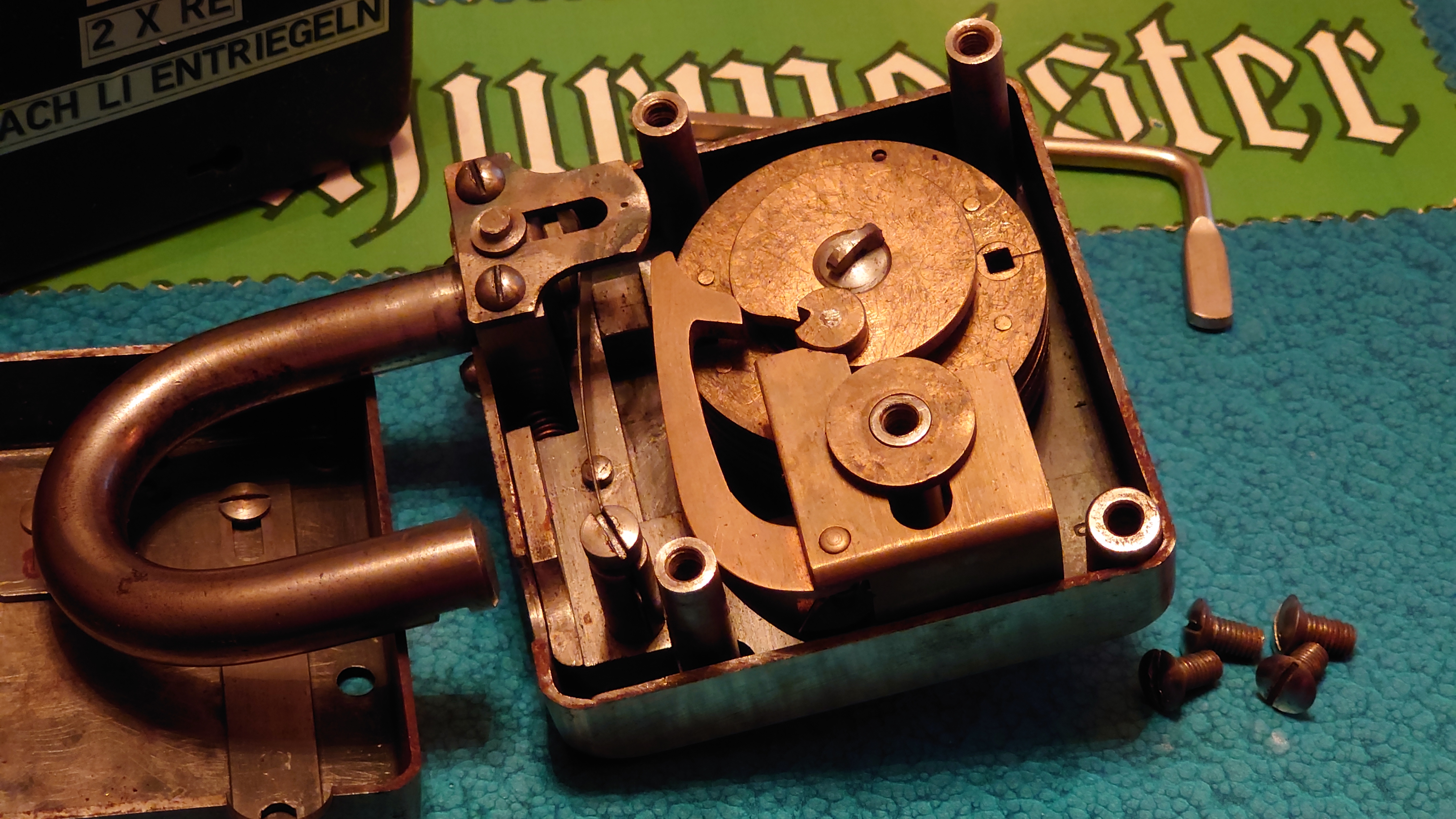 Lockpicker im Einsatz, ASSA ABLOY, Lockpicker Herz, patented by Arthur Bühl. Bühl, Detektiv aus Hamburg öffnet zerstörungsfrei Assa Abloy. Knacken, sägen, Love picking, Künstlerin knackt Liebesschlösser. Lockpicking. Arthur Andreas Bühl, Wiki, Fandom, Arthurmeister ®,Lockpickerherz ® Schlossherz ®, Pornomeister ®, Tagged with: Bühl, Stadt Bühl, Bühler Zwetschge, Bühl Wappen, Bühl Fahne, Bühl Design, Bühl Sign, Bühl Arthur, Zwetschgenhengst, Bühl Zwetschgenfest, Meister Arthur, Meister Porno, Porno Master, Arthur Andreas Bühl, Privatdetektiv, HAM. Bühl. Arthur Andreas Bühl. Hier ist die rasende Uschi von der Bild et und schreibt mit der neuen KI Arthurmeister den neuen SEO Text für 2025. Der Sympathieträger ist in Stuttgart, Baden - Württemberg geboren. Der Detektiv lebt in HAM, ist im Dienste der Wahrheitsfindung unterwegs, BUDEG. H1 Text der SEO schreibt: Hamburger knackte 1000 ( tausend ) Schlösser, Bild Zeitung, Performancekünstler, Xing, Arthurmeister `s Jukebox im Hasenstuebchen, Slow Hand - Pointer Sisters, Joy Flemming. 𝔄𝔯𝔱𝔥𝔲𝔯 𝔅ü𝔥𝔩, 𝔄𝔯𝔱𝔥𝔲𝔯𝔪𝔢𝔦𝔰𝔱𝔢𝔯® VereinsWiki / Fandom, Arthur Bühl. Bühl, Arthur, Jahrgang 1961, Made in Germany, Detektiv or Private Investigator, Performancekünstler und Lockpicker aus Hamburg erzählt in seinem Leporello wahre Geschichten aus dem Hasenstuebchen, Bunny Hall, Stammtisch, Fuhlsbüttel. Kaba Days Im Europapark Rust: Unternehmensschutz im Fokus, dorma kaba, Deutschland, praktische Vorführung von Arthur Buehl, Sportsfreunde. Koksa Vereinsauflösung taz Ein bisschen Ruhe bitte ! Arthur Bühl, der Weltbeste aus Stuttgart mit Wohnsitz im Lockpickermekka Hamburg ist auch Deutscher Meister. slideplayer: but Jesus is the only Masterwho can unlock the human soul. But there is another obvious difference between Arthurmeister and the " Jesusmeister " that connects today´s story to our lives. The tools that Arthur Bühl collected are mostly from the Stasi. Schlossherz, Lockpickerherz, Pornomeister, Bühl Fahne, Bühl Wappen, Bühl Stadt Wappen, UHU Linkedin Arthur Bühl, Arthurmeister, Präsident, Performance, Bundesverband für Detektive und Ermittler, Budeg. Arthur Andreas Bühl, EverybodyWiki Bios&Wiki, 27.03.61,Stuttgart, auch unter dem Pseudonym Arthurmeister bekannt, ist mehrfacher Deutscher Meister im Lockpicking. Koksa.Org Vereinsauflösung, Arthur Bühl, Arthurmeister, Tagesordnung, Mitgliederversammlung Arthurmeister`s Jukebox im Hasenstübchen by You Tube arthurmeister007, Schloßöffnung. Arthurbuehl@Arthurbuehl, X, Erfreulich ! Schlossindustrie und Elite rücken zusammen ! Verein, Sportsfreunde, Arthur Bühl, Erfahrung. FAZ.net Freizeit: Lockpickern bleibt nichts verschlossen - Doch der Beste der Besten hat alle schon besiegt: Der 42 jährige Kaufmann sitzt in Trachtenkleidung vor einer verrosteten alten Kiste. Preview Jesusmeister Homeleticsonline, At the Dutsch open Lock Picking Championship, Arthur Bühl emerged as the champion. No one picks locks as well as he does. Arthurmeister Phila-Locksmith Arthur Bühl Lock Picking Legend, Mr. Bühl, tool, nl, Sneek. Unter Knackern, jungle.world. Welt.de Die Kunst Sclösser ohne Schlüssel zu öffnen, Vereins-Mitbegründer und Vize Präsident trägt seine Leidenschaft schon auf der Krawatte: Sie ist blau mit gelben Schlüsseln drauf. The Master Touch: Lockpicker in the world Arthur Bühl. He`s this six-seven German private Investigator. He has this. The international Competition Whre Master Lock-Pickers… Arthur Bühl, the Dutsch Open Lock-picking champion. Charles Graeber … Arthurmeister standing above them all, with a beer stein in one hand and a cigarette in …. Wired.com Securitylaboratories.org, Arthur Bühl. Phila-locksmith.com - Arthur Bühl Lock Picking Legend, can see intimidating man. Toool, LockCon. Arthurmeister. Hailing from Hamburg, he is among a legion of German lock picker who have estabished their country as one of the top producers of master lock pickers. Slate.com Lock Picking: a arte de arrombar cadeados - Nascido em Hamburgo, o alemao Arthur Bühl é provavelmente um dos nomes mais conhecidos do submundo do lock picking. Conhecido nesse Círculo… Sportsfreunde Slik hacka vi i Norge pa 90-tallet Arthur Bühl PlusPedia, Arthur Andreas Bühl, Legend taz.de Ein bisschen Ruhe bitte Arthur Bühl, der Weltbeste aus Stuttgart mit Wohnsitz im Lockpickermekka Hamburg .. Telefonbuch, Meisterschaften. Jungle.World - Da hat auch Arthur Bühl, genannt " Arthurmeister ", durchaus Chancen auf weitere Titel für seine große Sammlung. " Scheiße ", brüllt der aus … The Lock Busters, Charles Graeber, Schließzylinder, Lock Picking, metallpinnen. Spiegel, Lockpicker: Die schnellsten Schlossknacker Deutschlands. Arthur Meister Bühl, Arthurmeister, ist amtierender Deutscher Meister der Lockpicker. Sein Hobby: Schlösser öffnen - ohne Schlüssel natürlich. media.ccc.de Schlossöffnung bei der Staatssicherheit der DDR ArthurMeister erläutert das operative Vorgehen und die speziellen Werkzeuge zur Schlossöffnung, die von der Staatssicherheit der DDR ……. Flickr Meister Arthur, Arthurmeister / Oberalster VfW Meisterschaft, Picktools.de FoeBud.org Schloß-Öffnen ArthurMeister aus Hamburg, erläutert, wie die Staatssicherheit…. Vortrag Bielefeld. Schlösser knacken: So einfach geht es!!! Gemäß ArthurMeister legt der Verein großen Wert auf den selbstauferlegten Kodex, der sich so… ZDF Lockpicking Reportage Boston Magazine.com The joy Lock Club The Arthurmeister was one of the top lock pickers in the world, and Towne was just a kid,but to everyone`s surprise - most especially to… Lock Picking 101 toool.us live I did vote arthurmeister when i first saw the site bevor the discussion on it startet but only……. Public Domain 147 Schloß-Öffnen ArthurMeister Bühl aus Hamburg, Gründungsmitglied…. Impressioning games Jos and Arthurmeister Aufsperrstunde ArthurMeister, ein Riesenkerl mit süddeutschem Akzent…. blogs.com Jesus, the Lock-Picker! - HOMELETICS - That might be a bit much, but nonetheless they call him the Arthurmeister! and then ther`s the JesusMaster, or Meister, if you will. if you….. Citywide RFID Master Arthurmeister Dezember / 2012 / SSDev Arthurmeister, Workshop, Barry Wels Herr Bühl sagt Danke ! xn-Arthur-bhl-heb.de Arthur Bühl, Detektiv aus Hamburg, Buehl, Siegel. Lockpickerherz.de Pornomeister.de Schlossherz.de Arthurmeister.de Linkedin Arthur Bühl ( Arthurmeister ) - Präsident - Von rechts nach links, Glück bringt`s. X. Linkedin, Detektiv aus Hamburg Acclaimed Lock Picker Explain the Art of Competive Locksport, Schyler Towne, Youtube, Arthurmeister, Gadget Hack. Key Cutting. Master Lock. Datenschleuder. Boston. Jägermeister. Demonstration not for Sale, Muster ohne Wert. Joe Asberry, Bouncing Joe. Angezettelt vom Fanclub. Radio-Eriwan.de Bildbeschreibung, Modula, SEO. Sympathietraeger. Im Prinzip ja, aber…. der Detektiv sei der Gärtner. Bunny Hall, B - Seite Jukebox. Schwarz, rot, gold. Bild Zeitung: Herr der tausend Schlösser. Zeiträuber. Streng vertraulich ! Fandom ! Boston. ABUS, Lock, security. Schlösser und Tresore von Ed Willis, The National Locksmith® - Guide to Modern Safe Locks by Mark Bates Tobias Locks, Safes and Security Markenanmeldung-Pornomeister-®-Praesident-Arthur-Buehl.jpeg Arthur-Buehl-Germany-Wappen-Arthurmeister007@gmail.com-Detektiv-Babyboomer-Sympathietraeger.png 𝔄𝔯𝔱𝔥𝔲𝔯-𝔅ue𝔥𝔩-Wappen-𝔄𝔯𝔱𝔥𝔲𝔯𝔪𝔢𝔦𝔰𝔱𝔢𝔯-®-Von-rechts-nach-links-Glueck-bringts-♥.gif 𝔄𝔯𝔱𝔥𝔲𝔯-𝔅ue𝔥𝔩-𝔄𝔯𝔱𝔥𝔲𝔯𝔪𝔢𝔦𝔰𝔱𝔢𝔯®-Arthur-Buehl-WebTuev®-ges.-gesch.-Die-E-Mail-lautet-Webtuev@WebTuev.de.png Arthur-A.-Buehl-Detektiv-aus-Hamburg-Arthurmeister®-Vitrine-Cut-Lock-veroeffentlicht-Xing-Linkedin-Facebook-Twitter-X.jpg Kaba, Schließzylinder, Zutrittskontrolle, Schlüssel, The Joy Lock Club, Houdini, Keyhole, Schyler, Toool, Lockpicker, Locksport, hulking, Arthurmeister, Linus Yale jr., Convention, Devitent Ollam, Barry Wels, Eddie the wire, Guide to Lockpicking, tools, TSA, approved baggage lock, Pin Tumbler, Medeco, Practical Lockpicking, Jakko Fagerlund, Javadi, open in Thirty Seconds, Sport, Schließkanal, Zylinder läßt sich drehen, Zeitvertreib, Lockcon, Locks, Security, Locksmith, Tool, bump key, Crypto Phone, Arthur Bühl, Charles Graeber, Arthurmeister ! booms Arthurmeister, Champ Julian, Kryptonite, ready to Rock, Lips, Oh, Arthur he sighs, Beer, Rotation, Vereins - Mitbergründer und Vizepräsident Arthur Bühl trägt seine Leidenschaft schon auf der Krawatte, Spardosenschloss, Understatement, Alles eine Frage der Übung, Geselligkeit, Ausdauer, Disziplin, Vertrauen, Ehrgeiz, Entspannung, Sportler, Hacker CCC, Profipickset, knacken, Zigarettenrauch, Unternehmensschutz im Focus, Zutrittskontrolle, Hahn & Kolb, Werkzeuge, Manipulation, Lösungen, Zylinder, Zeitwirtschaft, Presse BOX, Europa - Park, Kaba, Rust, The Joy Lock Club, Schyler Towne, Boston, Magazin, SSD, Arthur Bühl, a private Detektive from Germany, defeatet an all - Star field of Lockpicker´s to capture the aptey, Marc Weber Tobias ! Jesusmeister, Jesusmaster, Performancekünstler Xing, Hamburger Detektiv Arthur Bühl knackte 1000 Schlösser, Bild Zeitung, Steckbrief, wanted, Siegelring, Wappen Stadt Bühl, Bildbezeichnung, Arthurmeister007@gmail.com, Lockpickerherz, Schlossherz, Arthurmeister, Pornomeister, Arthur Bühl sagt: Junge Besen kehren besser, aber wir alten Bürsten kennen jede Ecke - Merzer. Deshalb habe ich keinen Grund ihnen zu glauben = aber sie möchten es so gern ! Bühl Wappen ges.gesch. für Inhaber Arthur A. Bühl: Im Dienste der Wahrheitsfindung. Im Falle eines Falles, klebt UHU aus Bühl wirklich alles und kurze Zeit drauf, ist alles wieder auf ! Arthur Bühl, Detektiv aus Hamburg und Präsident Pornomeister S.A.R.L Stammtisch Parole. Fandom und vendors. Unverkäufliches Musterexemplar. Demonstration and Example not for sale. Tilt 404. Mr. Smitz spricht: Der Weihnachtsmann, der Weihnachtsmann, hat keine Hosen an. Meisterkatze, BUEHL.-Wappen-ges-gesch-Arthur-Andreas-Buehl-DETEKTIV-Germany-HAM-1961-2061-BUEHL.png, Schlossherz-Arthur-Buehl.png, Arthur-Buehl-Detektiv-und-Sympathietraeger-Arthurmeister-®-Von-rechts-nach-links-Glueck-bringts-♥.png, Arthur-Buehl-Ina-Mueller.png, Arthur-Buehl-Detektiv-Hamburg-von-rechts-nach-links-Glueck-bringts-♥.png, Arthur-Buehl-Siegel-Ring-♥-𝔄𝔯𝔱𝔥𝔲𝔯-𝔅ue𝔥𝔩-𝔄𝔯𝔱𝔥𝔲𝔯𝔪𝔢𝔦𝔰𝔱𝔢𝔯®.jpg, LEGO-Billund-𝔄𝔯𝔱𝔥𝔲𝔯-𝔅ue𝔥𝔩-♥-PADLOCK-WIRED-LEGO-Schloss.jpg, Arthur-Buehl-Arthurmeister®-Europa-Open-Kaba-Days-Europapark-Rust.png, Arthurmeister007@gmail.com Arthurmeister-Mastertouch@Arthurmeister-Mastertouch.de Arthurmeister-Slowhand@Arthurmeister-Slowhand.de ArthurBuehl@ArthurBuehl.de Arthurmeister@Arthurmeister.de Pornomeister@Pornomeister.de Schlossherz@Schlossherz.de Lockpickerherz@Lockpickerherz.de Mr.Smitz@Mr.Smitz.us Sympathietraeger@Sympathietraeger.com Arthur-Buehl@Arthur-Buehl.de Unzenziert@Unzenziert.de Hasenstuebchen@Hasenstuebchen.de Cartomanze@Cartomanze.de Martinameisterin@Martinameisterin.de Seogeister@Seogeister.de Seo-Geister@Seo-Geister.de Scholischek@Scholischek.de Web-Tuev@Web-Tuev.de Webseitentuev@Webseitentuev.de Zwetschgenhengst@Zwetschgenhengst.de Tresorherz@Tresorherz.de Legal1001@Legal1001.de Meisterkatze@Meisterkatze.de ArthurAndreasBuehl@ArthurAndreasBuehl.de Arthur-Andreas-Buehl@Arthur-Andreas-Buehl.de Katzenveit@Katzenveit.de Schlosstaster@Schlosstaster.de Schnellauf@Schnellauf.de Securator@Securator.org Raucherherz@Raucherherz.de Leporello@Leporello.us Frauenwirt@Frauenwirt.de Endlich-Raucher@Endlich-Raucher.de EndlichRaucher@EndlichRaucher.de DoubleBrain@DoubleBrain.de Rappermeister@Rappermeister.de meisterArte@meisterArte.de Der-Aufmacher@Der-Aufmacher.de The-Opener@The-Opener.de Geiler-Schwanz@Geiler-Schwanz.de GeileVotze@GeileVotze.de