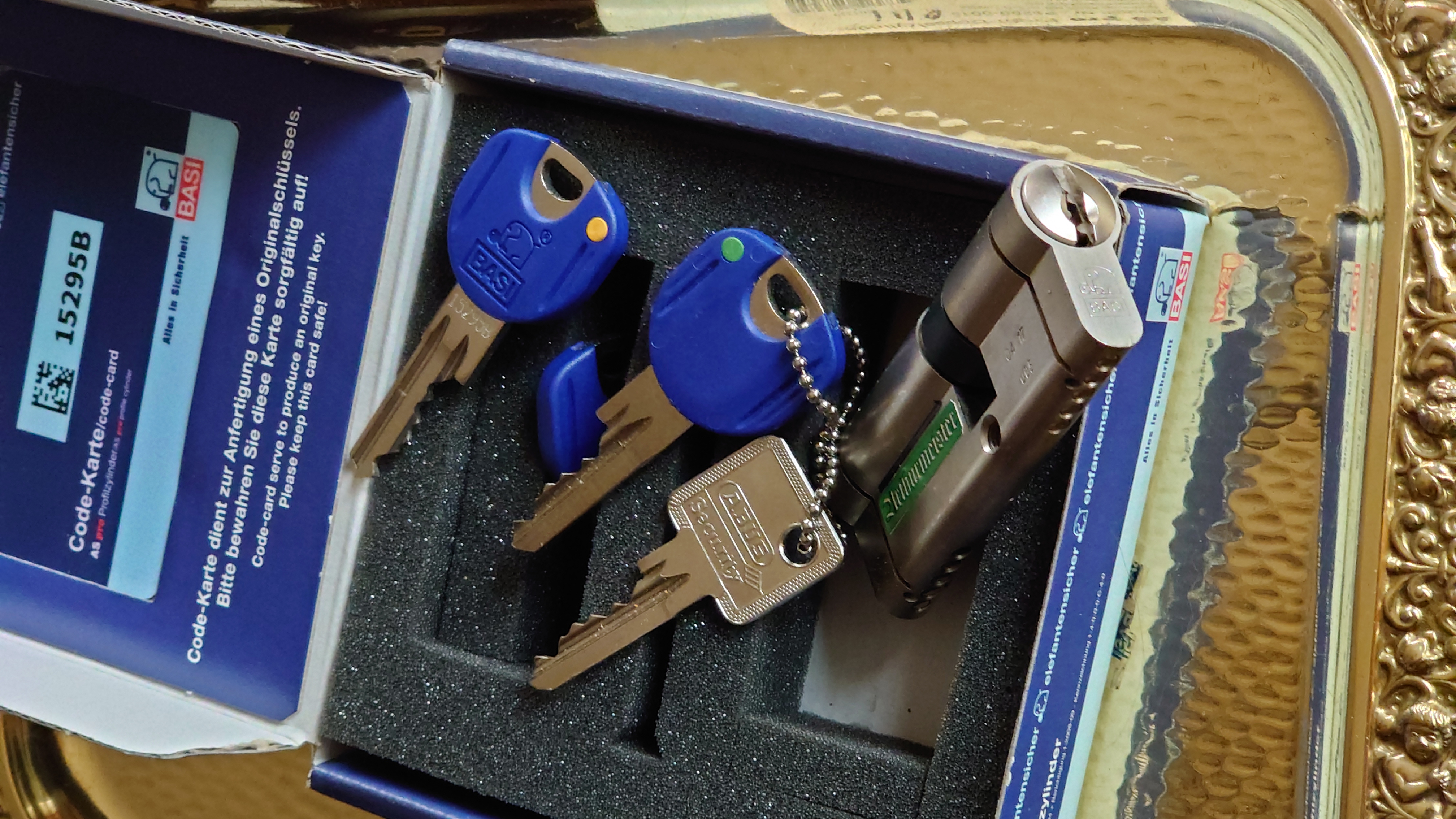 DER AUFMACHER 𝔄𝔯𝔱𝔥𝔲𝔯 𝔅ü𝔥𝔩, 𝔄𝔯𝔱𝔥𝔲𝔯𝔪𝔢𝔦𝔰𝔱𝔢𝔯® Bühl, Arthur, Jahrgang 1961, Made in Germany, Detektiv or Private Investigator how Mr. Smitz from the PLAYBOY, Beverly Hills, say`s. Yes Mr. Smitz i will send you the Photo Arthurmeister`s F 1, Jacket for your LeporelloUS. to your E - Mail Mr.Smitz@Mr.Smitz.us. Ok, Mr. Smitz. Mr. Smitz do you know what Google Earth is ? Take BÜHL Arthur, only by Google Earth, you know ? have done it ? Yes Google will show you my Panel superfast. Cool, Arthurmeister, cool. Yes Mr. Smitz, this can i do for you too ! Yes with SEO. Yes, yes, i have Arkadasch erklärt, sein Erikli pasta is not so genial. Der beste Zwetschgenkuchen, you know plum tart, is from the Stadt Bühl. Not laughing in the USA. Bühl is a City like my Name. And the People in this City called it: Zwetschgendatschi ! you know. This is the world best plumcake. Yes Datschi. Yes, Stadt Bühl is near Baden - Baden, the Casino, you know ! Yes. Baden-Württemberg. You must know there is since 1927 the traditionell Zwetschgenfest. And there ist the Zwetschgenkönigin ! Mr. Smitz, my Ur Ur Ur Ur Grandfather is born in Bühl. My Great Grand Grand Mother where also born in the town Bühl. Their profession was Zwetschgenpicker. Not Lockpicker, Zwetschgen / Plum Picker. And Rüttler. Oh, really ! Yes, Yes. And since this time the name of the family Bühl from the Stadt Bühl is: Yes you know - Buehl. Yes i will give Greetings from you to Mrs. Friede Springer from the Newspaper BILD et. Yes, the Elbphilharmonie is in Betrieb. OH, Mr. Smitz, greeting´s to you from Joe Asbbery, NBA, you know. Tomorrow we will meet us in the Hasenstübchen, our Rabbit Hall. For Lockpicking und Beer. Call you. Parole Emil ! 𝗗𝗶𝗲 𝗘 - 𝗠𝗮𝗶𝗹 𝗹𝗮𝘂𝘁𝗲𝘁: 𝗔𝗿𝘁𝗵𝘂𝗿𝗺𝗲𝗶𝘀𝘁𝗲𝗿@𝗔𝗿𝘁𝗵𝘂𝗿𝗺𝗲𝗶𝘀𝘁𝗲𝗿.𝗱𝗲 𝗗𝗶𝗲 𝗘 - 𝗠𝗮𝗶𝗹 𝗹𝗮𝘂𝘁𝗲𝘁: 𝗔𝗿𝘁𝗵𝘂𝗿𝗔𝗻𝗱𝗿𝗲𝗮𝘀𝗕𝘂𝗲𝗵𝗹@𝗔𝗿𝘁𝗵𝘂𝗿𝗔𝗻𝗱𝗿𝗲𝗮𝘀𝗕𝘂𝗲𝗵𝗹.𝗱𝗲 Verschlagwortet mit Bühl er Zwetschge, Zwetschgenhengst, Pflaume, plum, Erikli, prugna torta, Datschi, süss. ♥ Zwetschgen Heini verschlagwortet mit: ♥ Vokuhila, Friseur ♥ Schwäbischer Hengst, Zwetschgen Heini, Bühl Art, Zwetschge, Google Earth, Mittelpunkt der Welt, Martinameisterin, Cartomanze, Scholischek, " HIGH NOON ! ". ♥ Parole Emil !