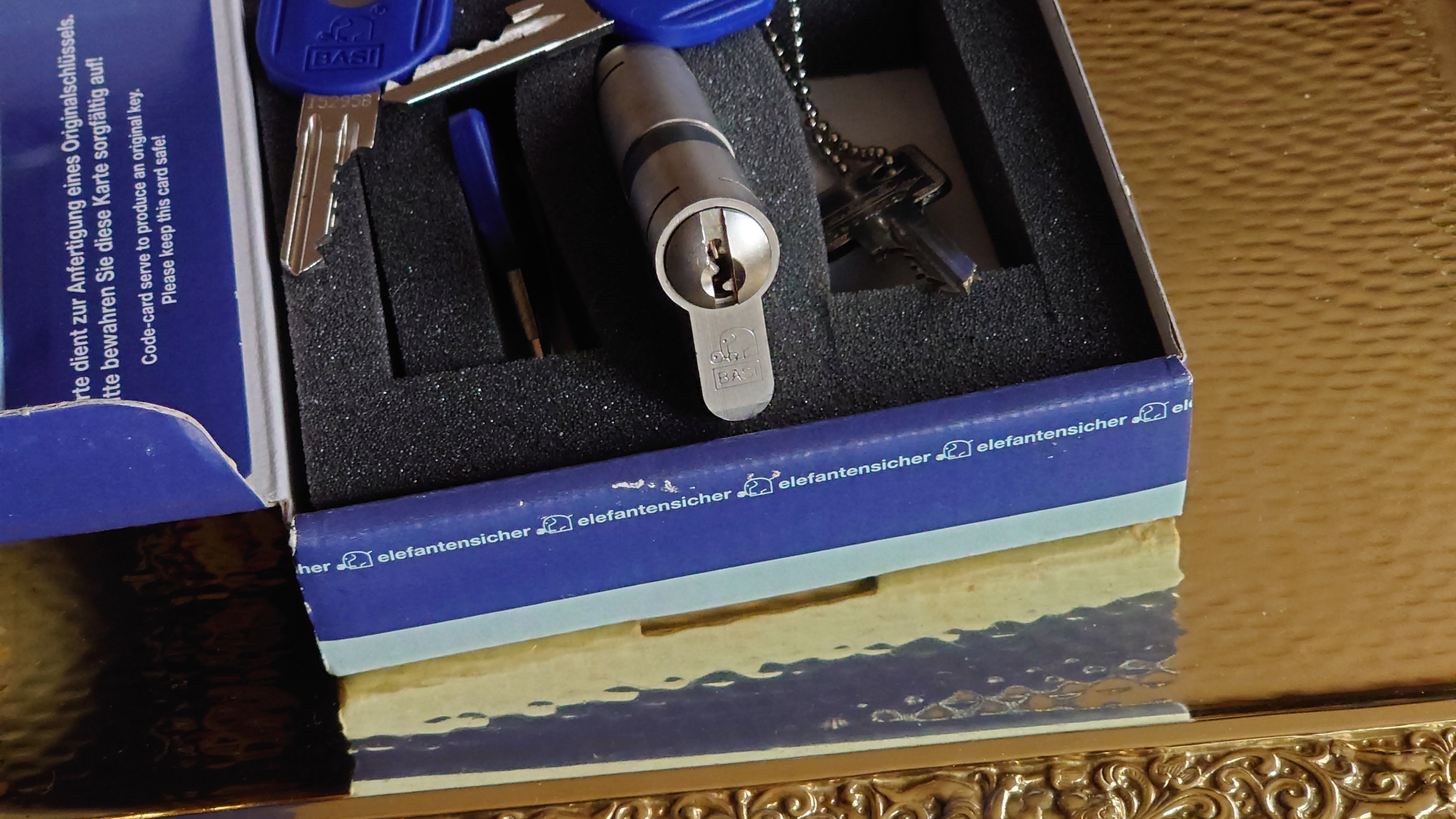 SEO F1 Rudi: ♥ 𝔄𝔯𝔱𝔥𝔲𝔯 𝔅ü𝔥𝔩, 𝔄𝔯𝔱𝔥𝔲𝔯𝔪𝔢𝔦𝔰𝔱𝔢𝔯® Arthur Andreas Bühl, Detektiv und Sympathieträger ♥, Made in Germany, Jahrgang 1961 aus Baden - Württemberg stellt seinen Leporello " Der Aufmacher " vor. Arthurmeister`s Jukebox im Hasenstübchen by YouTube, spielt Pointer Sisters: Slow Hand ! Am Tresen wird Helbing gekippt. Die Lockpicker am Stammtisch trinken nach jeder Öffnung ein Pils, manche auch Weizenbier ! Der Scholischeck nörgelt, weil er kein Padlock öffnen kann ! Ferrari Rudi brüllt: Martina die F1 Saison beginnt. Wir fliegen zum Hockenheimring ! Der Hannenberger sagt: Ich will auch mit ! Martina schreit: Minardi, wir gewinnen nie. Minardiiii, wir gewinnen niiiie. Und der Alex Young darf auch nicht mit. Can not drive ! Verschlagwortet mit Buehl, Buhl, Rotkäppchen, Zwetschgenhengst, Bühl er Zwetschge SEO für heute: Arthur Bühl, Arthurmeister® Arthur ♥ Schwäbischer Hengst, Heini, Zwetschgen Hengst, Buhl, Artur, Buehl er, Zwetschge, Made in Germany, Born 1961, Sympathieträger, Google Earth, Mittelpunkt der Welt, Pflaumen, Arkadasch, Datschi, ♥ Martinameisterin, Cartomanze, Scholischek, " HIGH NOON ! ", ♥ ♥ Vokuhila, Friseur ♥ Parole Emil !