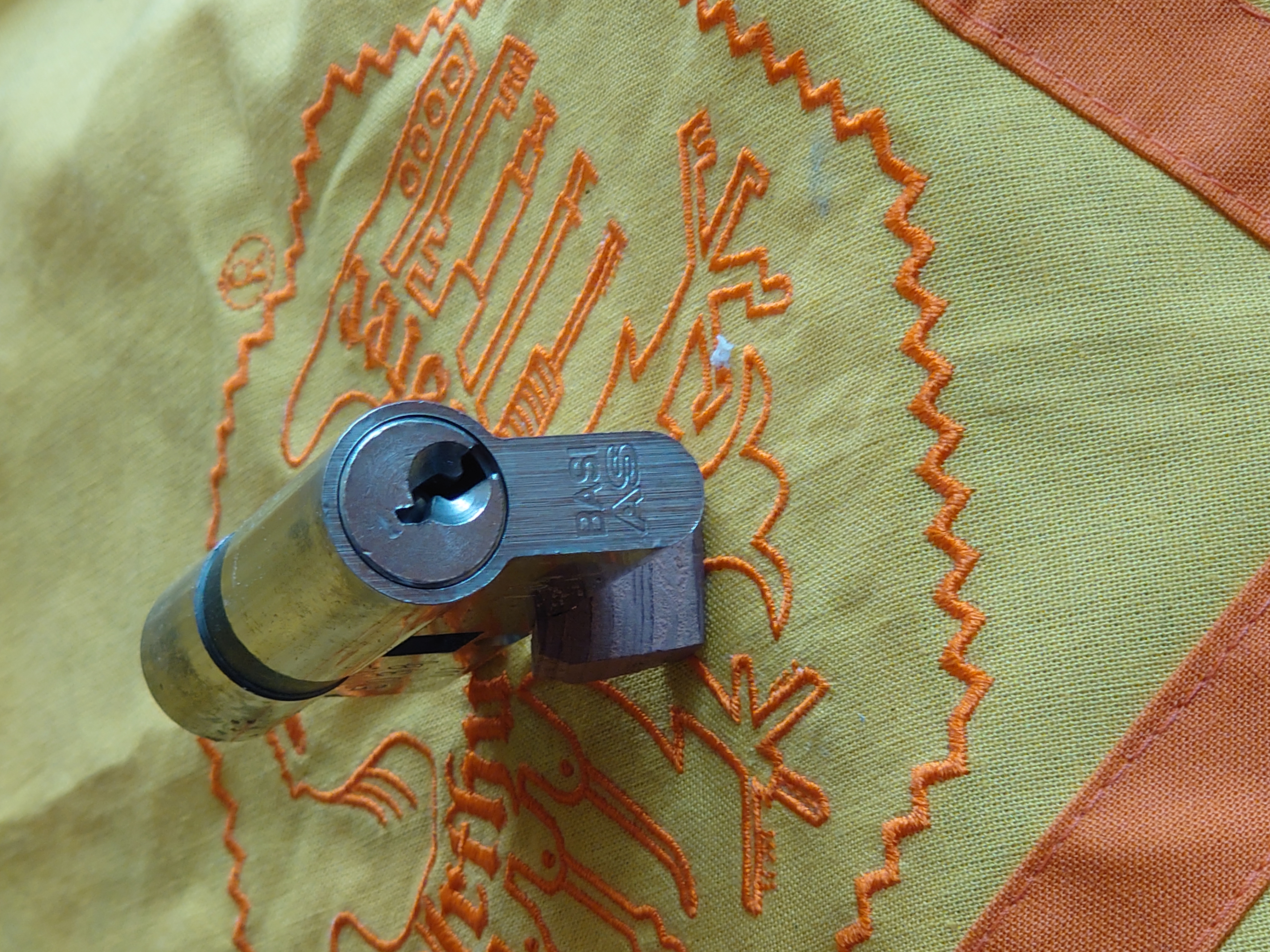 Lockpicker im Einsatz, ASSA ABLOY, Lockpicker Herz, patented by Arthur Bühl. Bühl, Detektiv aus Hamburg öffnet zerstörungsfrei Assa Abloy. Knacken, sägen, Love picking, Künstlerin knackt Liebesschlösser. Lockpicking. Arthur Andreas Bühl, Wiki, Fandom, Arthurmeister ®,Lockpickerherz ® Schlossherz ®, Pornomeister ®, Tagged with: Bühl, Stadt Bühl, Bühler Zwetschge, Bühl Wappen, Bühl Fahne, Bühl Design, Bühl Sign, Bühl Arthur, Zwetschgenhengst, Bühl Zwetschgenfest, Meister Arthur, Meister Porno, Porno Master, Arthur Andreas Bühl, Privatdetektiv, HAM. Bühl. Arthur Andreas Bühl. Hier ist die rasende Uschi von der Bild et und schreibt mit der neuen KI Arthurmeister den neuen SEO Text für 2025. Der Sympathieträger ist in Stuttgart, Baden - Württemberg geboren. Der Detektiv lebt in HAM, ist im Dienste der Wahrheitsfindung unterwegs, BUDEG. H1 Text der SEO schreibt: Hamburger knackte 1000 ( tausend ) Schlösser, Bild Zeitung, Performancekünstler, Xing, Arthurmeister `s Jukebox im Hasenstuebchen, Slow Hand - Pointer Sisters, Joy Flemming. 𝔄𝔯𝔱𝔥𝔲𝔯 𝔅ü𝔥𝔩, 𝔄𝔯𝔱𝔥𝔲𝔯𝔪𝔢𝔦𝔰𝔱𝔢𝔯® VereinsWiki / Fandom, Arthur Bühl. Bühl, Arthur, Jahrgang 1961, Made in Germany, Detektiv or Private Investigator, Performancekünstler und Lockpicker aus Hamburg erzählt in seinem Leporello wahre Geschichten aus dem Hasenstuebchen, Bunny Hall, Stammtisch, Fuhlsbüttel. Kaba Days Im Europapark Rust: Unternehmensschutz im Fokus, dorma kaba, Deutschland, praktische Vorführung von Arthur Buehl, Sportsfreunde. Koksa Vereinsauflösung taz Ein bisschen Ruhe bitte ! Arthur Bühl, der Weltbeste aus Stuttgart mit Wohnsitz im Lockpickermekka Hamburg ist auch Deutscher Meister. slideplayer: but Jesus is the only Masterwho can unlock the human soul. But there is another obvious difference between Arthurmeister and the " Jesusmeister " that connects today´s story to our lives. The tools that Arthur Bühl collected are mostly from the Stasi. Schlossherz, Lockpickerherz, Pornomeister, Bühl Fahne, Bühl Wappen, Bühl Stadt Wappen, UHU Linkedin Arthur Bühl, Arthurmeister, Präsident, Performance, Bundesverband für Detektive und Ermittler, Budeg. Arthur Andreas Bühl, EverybodyWiki Bios&Wiki, 27.03.61,Stuttgart, auch unter dem Pseudonym Arthurmeister bekannt, ist mehrfacher Deutscher Meister im Lockpicking. Koksa.Org Vereinsauflösung, Arthur Bühl, Arthurmeister, Tagesordnung, Mitgliederversammlung Arthurmeister`s Jukebox im Hasenstübchen by You Tube arthurmeister007, Schloßöffnung. Arthurbuehl@Arthurbuehl, X, Erfreulich ! Schlossindustrie und Elite rücken zusammen ! Verein, Sportsfreunde, Arthur Bühl, Erfahrung. FAZ.net Freizeit: Lockpickern bleibt nichts verschlossen - Doch der Beste der Besten hat alle schon besiegt: Der 42 jährige Kaufmann sitzt in Trachtenkleidung vor einer verrosteten alten Kiste. Preview Jesusmeister Homeleticsonline, At the Dutsch open Lock Picking Championship, Arthur Bühl emerged as the champion. No one picks locks as well as he does. Arthurmeister Phila-Locksmith Arthur Bühl Lock Picking Legend, Mr. Bühl, tool, nl, Sneek. Unter Knackern, jungle.world. Welt.de Die Kunst Sclösser ohne Schlüssel zu öffnen, Vereins-Mitbegründer und Vize Präsident trägt seine Leidenschaft schon auf der Krawatte: Sie ist blau mit gelben Schlüsseln drauf. The Master Touch: Lockpicker in the world Arthur Bühl. He`s this six-seven German private Investigator. He has this. The international Competition Whre Master Lock-Pickers… Arthur Bühl, the Dutsch Open Lock-picking champion. Charles Graeber … Arthurmeister standing above them all, with a beer stein in one hand and a cigarette in …. Wired.com Securitylaboratories.org, Arthur Bühl. Phila-locksmith.com - Arthur Bühl Lock Picking Legend, can see intimidating man. Toool, LockCon. Arthurmeister. Hailing from Hamburg, he is among a legion of German lock picker who have estabished their country as one of the top producers of master lock pickers. Slate.com Lock Picking: a arte de arrombar cadeados - Nascido em Hamburgo, o alemao Arthur Bühl é provavelmente um dos nomes mais conhecidos do submundo do lock picking. Conhecido nesse Círculo… Sportsfreunde Slik hacka vi i Norge pa 90-tallet Arthur Bühl PlusPedia, Arthur Andreas Bühl, Legend taz.de Ein bisschen Ruhe bitte Arthur Bühl, der Weltbeste aus Stuttgart mit Wohnsitz im Lockpickermekka Hamburg .. Telefonbuch, Meisterschaften. Jungle.World - Da hat auch Arthur Bühl, genannt " Arthurmeister ", durchaus Chancen auf weitere Titel für seine große Sammlung. " Scheiße ", brüllt der aus … The Lock Busters, Charles Graeber, Schließzylinder, Lock Picking, metallpinnen. Spiegel, Lockpicker: Die schnellsten Schlossknacker Deutschlands. Arthur Meister Bühl, Arthurmeister, ist amtierender Deutscher Meister der Lockpicker. Sein Hobby: Schlösser öffnen - ohne Schlüssel natürlich. media.ccc.de Schlossöffnung bei der Staatssicherheit der DDR ArthurMeister erläutert das operative Vorgehen und die speziellen Werkzeuge zur Schlossöffnung, die von der Staatssicherheit der DDR ……. Flickr Meister Arthur, Arthurmeister / Oberalster VfW Meisterschaft, Picktools.de FoeBud.org Schloß-Öffnen ArthurMeister aus Hamburg, erläutert, wie die Staatssicherheit…. Vortrag Bielefeld. Schlösser knacken: So einfach geht es!!! Gemäß ArthurMeister legt der Verein großen Wert auf den selbstauferlegten Kodex, der sich so… ZDF Lockpicking Reportage Boston Magazine.com The joy Lock Club The Arthurmeister was one of the top lock pickers in the world, and Towne was just a kid,but to everyone`s surprise - most especially to… Lock Picking 101 toool.us live I did vote arthurmeister when i first saw the site bevor the discussion on it startet but only……. Public Domain 147 Schloß-Öffnen ArthurMeister Bühl aus Hamburg, Gründungsmitglied…. Impressioning games Jos and Arthurmeister Aufsperrstunde ArthurMeister, ein Riesenkerl mit süddeutschem Akzent…. blogs.com Jesus, the Lock-Picker! - HOMELETICS - That might be a bit much, but nonetheless they call him the Arthurmeister! and then ther`s the JesusMaster, or Meister, if you will. if you….. Citywide RFID Master Arthurmeister Dezember / 2012 / SSDev Arthurmeister, Workshop, Barry Wels Herr Bühl sagt Danke ! xn-Arthur-bhl-heb.de Arthur Bühl, Detektiv aus Hamburg, Buehl, Siegel. Lockpickerherz.de Pornomeister.de Schlossherz.de Arthurmeister.de Linkedin Arthur Bühl ( Arthurmeister ) - Präsident - Von rechts nach links, Glück bringt`s. X. Linkedin, Detektiv aus Hamburg Acclaimed Lock Picker Explain the Art of Competive Locksport, Schyler Towne, Youtube, Arthurmeister, Gadget Hack. Key Cutting. Master Lock. Datenschleuder. Boston. Jägermeister. Demonstration not for Sale, Muster ohne Wert. Joe Asberry, Bouncing Joe. Angezettelt vom Fanclub. Radio-Eriwan.de Bildbeschreibung, Modula, SEO. Sympathietraeger. Im Prinzip ja, aber…. der Detektiv sei der Gärtner. Bunny Hall, B - Seite Jukebox. Schwarz, rot, gold. Bild Zeitung: Herr der tausend Schlösser. Zeiträuber. Streng vertraulich ! Fandom ! Boston. ABUS, Lock, security. Schlösser und Tresore von Ed Willis, The National Locksmith® - Guide to Modern Safe Locks by Mark Bates Tobias Locks, Safes and Security Markenanmeldung-Pornomeister-®-Praesident-Arthur-Buehl.jpeg Arthur-Buehl-Germany-Wappen-Arthurmeister007@gmail.com-Detektiv-Babyboomer-Sympathietraeger.png 𝔄𝔯𝔱𝔥𝔲𝔯-𝔅ue𝔥𝔩-Wappen-𝔄𝔯𝔱𝔥𝔲𝔯𝔪𝔢𝔦𝔰𝔱𝔢𝔯-®-Von-rechts-nach-links-Glueck-bringts-♥.gif 𝔄𝔯𝔱𝔥𝔲𝔯-𝔅ue𝔥𝔩-𝔄𝔯𝔱𝔥𝔲𝔯𝔪𝔢𝔦𝔰𝔱𝔢𝔯®-Arthur-Buehl-WebTuev®-ges.-gesch.-Die-E-Mail-lautet-Webtuev@WebTuev.de.png Arthur-A.-Buehl-Detektiv-aus-Hamburg-Arthurmeister®-Vitrine-Cut-Lock-veroeffentlicht-Xing-Linkedin-Facebook-Twitter-X.jpg Kaba, Schließzylinder, Zutrittskontrolle, Schlüssel, The Joy Lock Club, Houdini, Keyhole, Schyler, Toool, Lockpicker, Locksport, hulking, Arthurmeister, Linus Yale jr., Convention, Devitent Ollam, Barry Wels, Eddie the wire, Guide to Lockpicking, tools, TSA, approved baggage lock, Pin Tumbler, Medeco, Practical Lockpicking, Jakko Fagerlund, Javadi, open in Thirty Seconds, Sport, Schließkanal, Zylinder läßt sich drehen, Zeitvertreib, Lockcon, Locks, Security, Locksmith, Tool, bump key, Crypto Phone, Arthur Bühl, Charles Graeber, Arthurmeister ! booms Arthurmeister, Champ Julian, Kryptonite, ready to Rock, Lips, Oh, Arthur he sighs, Beer, Rotation, Vereins - Mitbergründer und Vizepräsident Arthur Bühl trägt seine Leidenschaft schon auf der Krawatte, Spardosenschloss, Understatement, Alles eine Frage der Übung, Geselligkeit, Ausdauer, Disziplin, Vertrauen, Ehrgeiz, Entspannung, Sportler, Hacker CCC, Profipickset, knacken, Zigarettenrauch, Unternehmensschutz im Focus, Zutrittskontrolle, Hahn & Kolb, Werkzeuge, Manipulation, Lösungen, Zylinder, Zeitwirtschaft, Presse BOX, Europa - Park, Kaba, Rust, The Joy Lock Club, Schyler Towne, Boston, Magazin, SSD, Arthur Bühl, a private Detektive from Germany, defeatet an all - Star field of Lockpicker´s to capture the aptey, Marc Weber Tobias ! Jesusmeister, Jesusmaster, Performancekünstler Xing, Hamburger Detektiv Arthur Bühl knackte 1000 Schlösser, Bild Zeitung, Steckbrief, wanted, Siegelring, Wappen Stadt Bühl, Bildbezeichnung, Arthurmeister007@gmail.com, Lockpickerherz, Schlossherz, Arthurmeister, Pornomeister, Arthur Bühl sagt: Junge Besen kehren besser, aber wir alten Bürsten kennen jede Ecke - Merzer. Deshalb habe ich keinen Grund ihnen zu glauben = aber sie möchten es so gern ! Bühl Wappen ges.gesch. für Inhaber Arthur A. Bühl: Im Dienste der Wahrheitsfindung. Im Falle eines Falles, klebt UHU aus Bühl wirklich alles und kurze Zeit drauf, ist alles wieder auf ! Arthur Bühl, Detektiv aus Hamburg und Präsident Pornomeister S.A.R.L Stammtisch Parole. Fandom und vendors. Unverkäufliches Musterexemplar. Demonstration and Example not for sale. Tilt 404. Mr. Smitz spricht: Der Weihnachtsmann, der Weihnachtsmann, hat keine Hosen an. Meisterkatze, BUEHL.-Wappen-ges-gesch-Arthur-Andreas-Buehl-DETEKTIV-Germany-HAM-1961-2061-BUEHL.png, Schlossherz-Arthur-Buehl.png, Arthur-Buehl-Detektiv-und-Sympathietraeger-Arthurmeister-®-Von-rechts-nach-links-Glueck-bringts-♥.png, Arthur-Buehl-Ina-Mueller.png, Arthur-Buehl-Detektiv-Hamburg-von-rechts-nach-links-Glueck-bringts-♥.png, Arthur-Buehl-Siegel-Ring-♥-𝔄𝔯𝔱𝔥𝔲𝔯-𝔅ue𝔥𝔩-𝔄𝔯𝔱𝔥𝔲𝔯𝔪𝔢𝔦𝔰𝔱𝔢𝔯®.jpg, LEGO-Billund-𝔄𝔯𝔱𝔥𝔲𝔯-𝔅ue𝔥𝔩-♥-PADLOCK-WIRED-LEGO-Schloss.jpg, Arthur-Buehl-Arthurmeister®-Europa-Open-Kaba-Days-Europapark-Rust.png, Arthur Bühl, Arthur meister ®, Lockpickerherz ®, Schlossherz ®, Porno meister ® Carsten Jasner, MUT PROBEN ! Das Leben ist tödlich. Aber es muß nicht sterbenslangweilig sein. In diesem Buch werde ich ab Seite 139 in dem Kapitel: Mut zur Lücke, Loch im Tresor. Todsichere Systeme und wie man sie knackt wie folgt beschrieben: Ein Mann mit Pferdeschwanz sitzt hoch konzentriert am Werktisch. Sein Blick ist ins Nichts gerichtet. Für das was er tut, braucht er seine Augen nicht, er sieht mit dem kleinen Stahlhaken zwischen seinen großen Fingern, mit denen er sich einen Weg in das Schicherheitsschloss bahnt. Er gleitet in die ölige Innenwelt, ertastet Wände, Widerstände, Ausbuchtungen. Er fühlt schließlich die genaue Position der Stifte, rastet einen nach dem anderen ein. Diese Momente, sagt der Zweimeter mann, seien " Vorboten zum Orgasmus " ! Arthur Bühl, von seinen zahlreichen Bewunderern " ARTHURMEISTER " genannt, ist einer der Besten bei den Sportsfreunden der Sperrtechnik, einem Verein in dem sich bundesweit rund fünfzehnhundert Mitglieder in sechzehn Ortsgruppen treffen, um in ihrer Freizeit Schlösser zu knacken. Ins Leben gerufen hat den Verein Arthur Bühl und sein Freund Steffen Wernèry, ein Mitbegründer des Caos Computer Club. Digital hacken oder analog knacken - für Wernèry gibt es da keinen Unterschied. Hier wie da treibt ihn der rebellische Reiz, Lücken im System zu finden, die Verkäufer als todsicher preisen. " Doch sicher ist nur, daß alles aufgeht " ! Dafür sort die Lust, die jeder kennt: Schatzkammern zu betreten, Geheimnisse zu entschlüsseln, Widerstände zu überwinden, Verbotenes zu tun, sich Zugang zu veerbogenen Ecken und Winkeln zu verschaffen. Die " Sportsfreunde " treibt diese Lust seit ihrer Kindheit um. Wernèry bog mit zwölf Jahren seinen ersten Dietrich aus einem Kleiderbügel und sperrte seine Lehrer ein. Der kleine Arthur bekam eine Ahnung von seinem Talent, als es ihm gelang, die Spardose schlüssel - und zerstörungsfrei zu entriegeln. Heute triumphiert er als mehrfacher Deutscher Meister im sogenannten Lockpicking, dem Öffnen von Schlössern unter Wettkampfbedingungen. Immerhin siebenundsechzig Jahre lang war das erste Sicherheitschloss der Welt tatsächlich ein Sicherheitsschloss. Der englische Tüftler Joseph Bramah, der so nützliche Dinge erfand wie eine Banknoten - Nummeriermaschine und eine Zapfanlage, die heute noch in britischen Pubs Bier in Gläser sprotzt, ersann 1784 ein Zylinderschloss, daß als unbezwigbar galt - bis 1851 ein professioneller Knacker nach sechzehn Tagen engagierten Stocherns das Ding öffnete. Dieser Akt war ein Schlüsselerlebnis in der Beziehung zwischen Mensch und Mechanik. Ein Sieg der lebendigen Sinne über ein sprödes System - zu einer Zeit, da die Gesellschaft sich dem stampfenden Rhythmus der Industrialisierung unterwarf und der Glaube an das Heil der Technik verdrängte. Lockpicking wurde zu einem populären Sport, der Helden schuf. In den dreißiger Jahren des 20. Jahrhunderts etwa gelangte ein Prister zu Weltruhm, weil er reihenweise sowohl als einbruchsicher gepriesene Tresore als auch " ausbruchsichere " Gefängnisschlösser entriegelte. " Der schwerste Schrank hat seine Schwächen, er läßt sich ohne Müh erbrechen " ! - diese alte Panzerknacker Weisheit hat nach wie vor Gültigkeit; sie hängt über den Köpfen der Hamburger Lockpicker. Arthurmeister braucht für handelsübliche Stiftschlösser, die fast jede Wohnungstür zieren, zwischen zehn Sekunden und fünf Minuten, je nach Hersteller. Bohrmuldenschlösser, die bei der Deutschen Post, auf Flughäfen und in Atomkraftwerken verwendet werden, sind vor ihm ebenso wenig sicher. Er nutzt dabei mechanische Ungenauigkeiten, winzige Spielräume, die sich bei der Herstellung nicht vermeiden lassen und zehnmal dünner sind als ein Haar. Ein paar Mal klickt es, der Meister dreht den Zylinder, streicht seine Haare zurück, steckt sich eine Zigarette an. " Tja " sagt er, " und wenn man dann das Schloss aufkriegt - das ist ein geiles Gefühl ! " Ich habe dann später den Jasner in Berlin angerufen. Bei dem Telefonat kam lediglich heraus er wüßte von dem Interview nichts mehr und wolle auch nichts mehr wissen. Da habe ich noch bemerkt, er hätte auf dem Lockpicking " Bunten Nachmittag " nicht so nerven brauchen, wenn er dann doch so einiges durch den " Tüddel " kriegt. Taged mit: Spiel nicht mit den Schmuddelkindern ! Verzwetschget mit: Bühl Arthur, Bühl Wappen, Bühl Fahne, Bühl Urkunde, Bühl Patent, Bühl achteck, Zwetschgenhengst, Zwetschgenfest, Meister Arthur, Bühler Zwetschge Arthur Andreas Bühl, Detektiv, Privatdetektiv, Hamburg,Germany, Siegel Ring. Arthurmeister007@gmail.com Arthurmeister-Mastertouch@Arthurmeister-Mastertouch.de Arthurmeister-Slowhand@Arthurmeister-Slowhand.de ArthurBuehl@ArthurBuehl.de Arthurmeister@Arthurmeister.de Pornomeister@Pornomeister.de Schlossherz@Schlossherz.de Lockpickerherz@Lockpickerherz.de Mr.Smitz@Mr.Smitz.us Sympathietraeger@Sympathietraeger.com Arthur-Buehl@Arthur-Buehl.de Unzenziert@Unzenziert.de Hasenstuebchen@Hasenstuebchen.de Cartomanze@Cartomanze.de Martinameisterin@Martinameisterin.de Seogeister@Seogeister.de Seo-Geister@Seo-Geister.de Scholischek@Scholischek.de Web-Tuev@Web-Tuev.de Webseitentuev@Webseitentuev.de Zwetschgenhengst@Zwetschgenhengst.de Tresorherz@Tresorherz.de Legal1001@Legal1001.de Meisterkatze@Meisterkatze.de ArthurAndreasBuehl@ArthurAndreasBuehl.de Arthur-Andreas-Buehl@Arthur-Andreas-Buehl.de Katzenveit@Katzenveit.de Schlosstaster@Schlosstaster.de Schnellauf@Schnellauf.de Securator@Securator.org Raucherherz@Raucherherz.de Leporello@Leporello.us Frauenwirt@Frauenwirt.de Endlich-Raucher@Endlich-Raucher.de EndlichRaucher@EndlichRaucher.de DoubleBrain@DoubleBrain.de Rappermeister@Rappermeister.de meisterArte@meisterArte.de Der-Aufmacher@Der-Aufmacher.de The-Opener@The-Opener.de Geiler-Schwanz@Geiler-Schwanz.de GeileVotze@GeileVotze.de