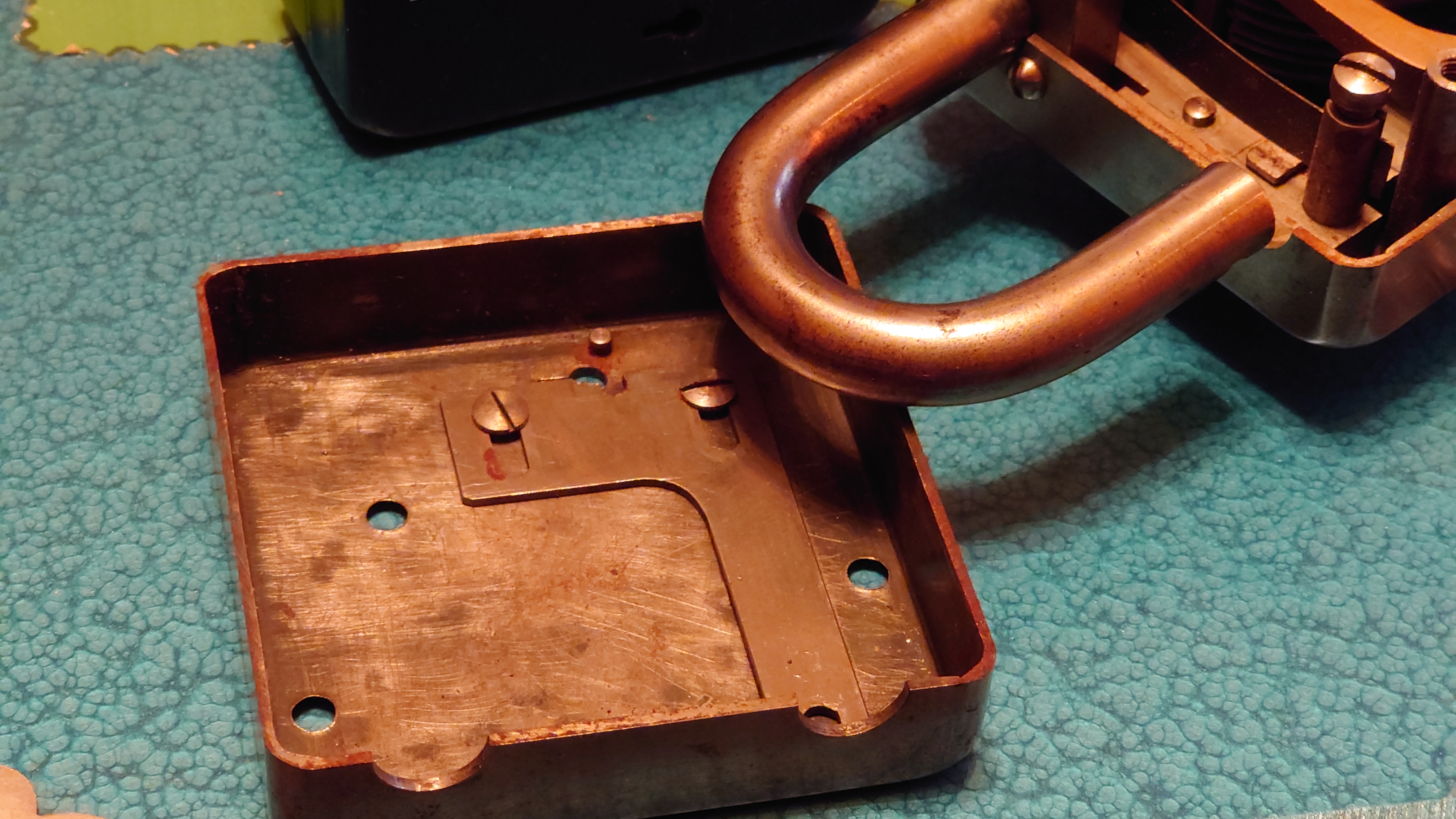 𝔄𝔯𝔱𝔥𝔲𝔯 𝔅ü𝔥𝔩, 𝔄𝔯𝔱𝔥𝔲𝔯𝔪𝔢𝔦𝔰𝔱𝔢𝔯® Herr Arthur Bühl, kritischer Detektiv aus der Hansestadt Hamburg, bereitet sich auf ein Interview mit der BILD et vor. Bei Babsi und Gina in Fuhlsbüttel wird ihm zuvor der Vokuhila geschnitten. Herr Arthur Bühl wurde schon in der BILD et als " Herr der Schlösser " beschrieben. " Ein bisschen Ruhe bitte " schreibt Jan Freitag von der TAZ. Er erwähnt auch eine Mustertür by Wendt. Es wird darin herumgeprökelt. Selbst Arthur Bühl, der weltbeste aus dem Lockpicker Mekka Hamburg, betreibt pures Understatement, weil er sein Schloss in nur 20 Sekunden " geknackt " hat. Charles Graeber von der Wired.com beschreibt in seinem Artikel Master Lock - Pickers do bottle Arthur Bühl " The Master of the Universe ", Arthur Bühl a private Detective of Germany open locks. Bühl`s Fabio - the - Barbarian Look stands out. He wins the Dutch Open and is now Master of the Universe. The people cry: " Arthurmeister ! booms Arthurmeister ". Mark Webber Tobias, the Author of Locks, Safes, and Security, a Police Reverence, say: Arthurmeister, that ist beautyful. " Open ! " sagt Arthurmeister ", offen ist gut, schneller offen ist besser ". " Beer !" Arthurmeister booms back and a new Champion is born. Die Welt berichtet: " Die Kunst, Schlösser ohne Schlüssel zu öffnen ". Vereinsmitbegründer und Vizepräsident Arthur Bühl trägt seine Leidenschaft schon auf der Krawatte. Sie ist rot mit gelben Schlüsseln drauf. Intern wird er ehrfürchtig " Meister Arthur " gerufen. Er hat es zum siebenfachen Deutschen Meister in verschiedenen Disziplinen geschafft. Er pickt seit der Kindheit. Sein erstes Trainingsobjekt war sein Spardosenschloss - Ein klassischer Einstieg… . Die Slate berichtet über Arthur Bühl als Lockpicking Legend. Es gibt einen Artikel Tool for Picking and Decoding by Stasi, CCC, Vortrag Berlin. Amateur Hour berichtet: Arthurmeister has " The Master Touch ". In der Vitrine von Arthur Andreas Bühl, Arthurmeister® sind Schlösser, Padlocks, von ABUS, BKS, Binoxx BUGA, CES, DOM, EVVA, Assa Abloy, Z Ikon, Kaba, Keso, ASSA, Winkhaus, Wilka, Trelock, Schmelting, Favour, Bode Panzer, Ancor Las, Drumm Geminy, Xylock, SEA, Medeco, Mul-T-Lock, Cut away, ABUS Granit, Pfaffenhain, E*S, ESS, Nemef, BAB, Babelsberg, Stasi, Diskus, WMF, Tesa, Noch, Vachette, Cisa, Wally, Rielda, Mottura, Viro, FAI, GeGe, Fichet, Bode Panzer, Tresor, Bramah, Protector, Braun`s Patent, Walomatus, Arolds, Combination Lock, Yale, Master, American Lock, Tubular, China, Indien, Aligarh, Nepal, Thailand, Zahlenschlösser, Himmelsschlüssel und noch vieles mehr, vorhanden. Alle Schliesszylinder sind Übungsmaterial für das Lockpicking. Schlagschlüssel und so vieles mehr, sind auch dabei. Auch der Sputnik. Verschlagwortet mit: ♥ Vokuhila, Friseur ♥ Schwäbischer Hengst, Zwetschgen Heini, Bühl er, Zwetschge, Google Earth, Mittelpunkt der Welt, Martinameisterin, Cartomanze, Scholischek, " HIGH NOON ! ". ♥ Parole Emil !