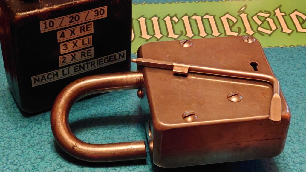 SEO Jahrgang 1961 ♥ 𝔄𝔯𝔱𝔥𝔲𝔯 𝔅ü𝔥𝔩, 𝔄𝔯𝔱𝔥𝔲𝔯𝔪𝔢𝔦𝔰𝔱𝔢𝔯® Arthur Bühl, Jahrgang 1961, Detektiv aus Germany, Im Dienste der Wahrheitsfindung unterwegs, betreibt in seiner Freizeit Lockpicking aus Leidenschaft. Der mehrfache Deutsche Meister wird in der WIRED als " Master of the Universe " betitelt. In der BILD et ist der Artikel " Herr der Schlösser " abgedruckt. Im Hasenstübchen - Fuhlsbüttel, am Hasenberge, Santa Fu, wird gefeiert. Arthurmeister® stellt seinen Leporello " Der Aufmacher " vor. Der Stammtisch grölt " OFFEN ". Scholischek, Rudi, Heike I, Noagerlzutzler, Arthur und Joe Asberry, der alte NBA ler, prosten sich zu. Arthurmeister`s Jukebox auf YouTube spielt Pointer Sisters - Slow Hand ! ♥ Beim Tanzen ruft die Cartomanze " Ey du Sympthieträger ♥, komm mal her " ! Verschlagwortet mit: Arthur Bühl, Arthurmeister® Arthur ♥ Schwäbischer Hengst, Buhl, Zwetschgen Heini, Artur, Buehl er, Zwetschge, Made in Germany, Born 1961, Sympathieträger, Google Earth, Mittelpunkt der Welt, Pflaumen, Arkadasch, Datschi, ♥ Martinameisterin, Cartomanze, Scholischek, " HIGH NOON ! ", ♥ ♥ Vokuhila ♥ Parole Emil ! Verschlagwortet mit: Bühl er Zwetschge, International Lockpicking, Google Earth, Earth Song, Schwäbischer Hengst !