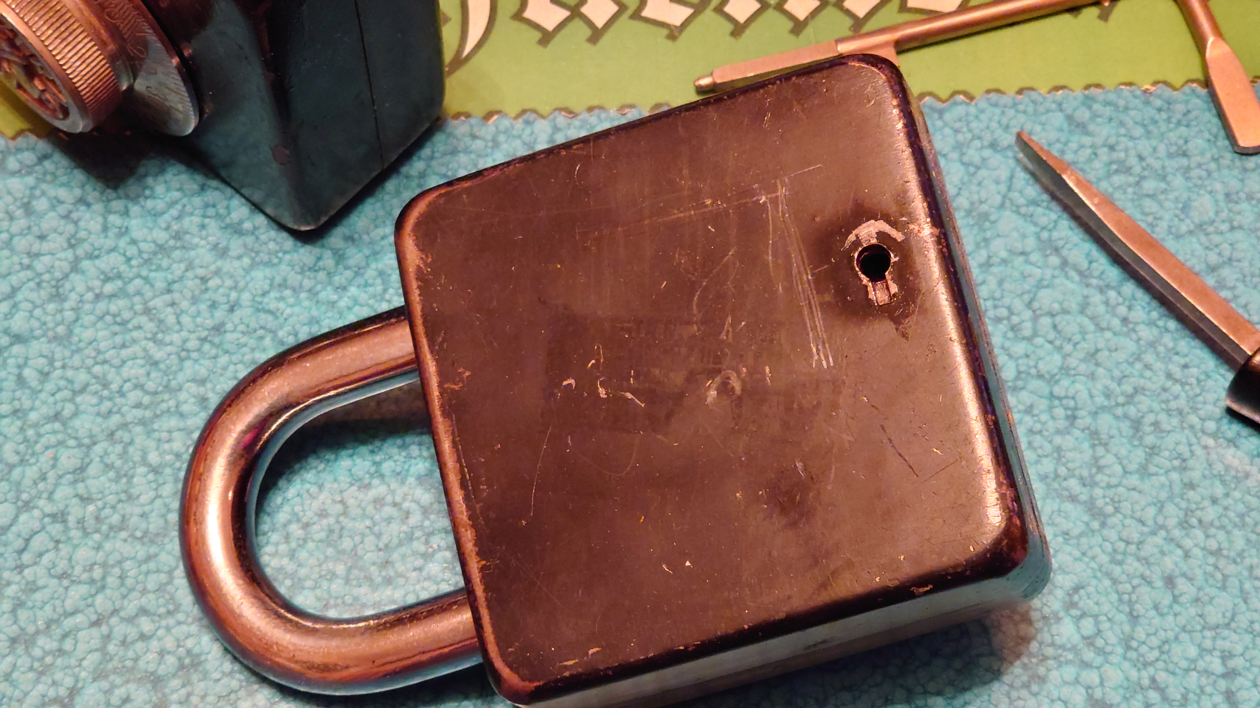 SEO Im Dienste der Wahrheitsfindung: ♥ 𝔄𝔯𝔱𝔥𝔲𝔯 𝔅ü𝔥𝔩, 𝔄𝔯𝔱𝔥𝔲𝔯𝔪𝔢𝔦𝔰𝔱𝔢𝔯® Arthur A. Bühl, Jahrgang 1961, wird von den Mitgliedern des BDD, Bundesverband Deutscher Detektive, jetzt BUDEG zur 30 jährigen Mitgliedschaft beglückwünscht und für seine Dienste zur Wahrheitsfindung mit der Verleihung der goldenen Ehrennadel gewürdigt. Die Kollegen haben ihm ebenfalls in der TAZ, FAZ, Welt und Hamburger Abendblatt gratuliert und sogar Anzeigen in der Rubrik Verschiedenes geschaltet. Arthur Bühl ist Inhaber der Marke Arthurmeister®. Veröffentlicht unter Linkedin, Xing, Google Panel, Twitter X. Verschlagwortet mit: ♥ Vokuhila, Friseur ♥ Schwäbischer Hengst, Zwetschgen Heini, Bühl er, Zwetschge, Google Earth, Mittelpunkt der Welt, Martinameisterin, Cartomanze, Scholischek, " HIGH NOON ! ". ♥ Parole Emil !