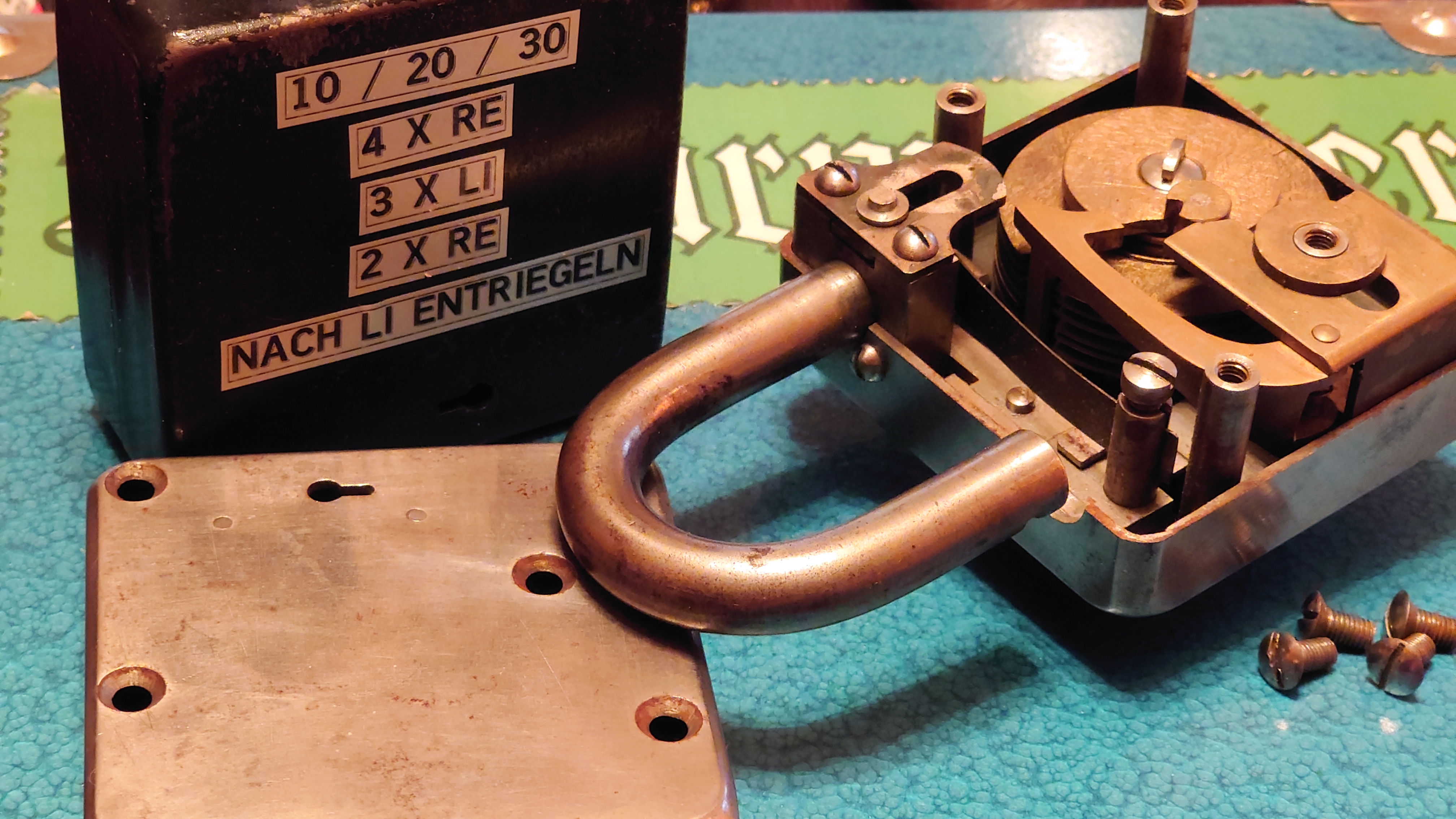 Lockpicker im Einsatz, ASSA ABLOY, Lockpicker Herz, patented by Arthur Bühl. Bühl, Detektiv aus Hamburg öffnet zerstörungsfrei Assa Abloy. Knacken, sägen, Love picking, Künstlerin knackt Liebesschlösser. Lockpicking. Arthur Andreas Bühl, Wiki, Fandom, Arthurmeister ®,Lockpickerherz ® Schlossherz ®, Pornomeister ®, Tagged with: Bühl, Stadt Bühl, Bühler Zwetschge, Bühl Wappen, Bühl Fahne, Bühl Design, Bühl Sign, Bühl Arthur, Zwetschgenhengst, Bühl Zwetschgenfest, Meister Arthur, Meister Porno, Porno Master, Arthur Andreas Bühl, Privatdetektiv, HAM. Bühl. Arthur Andreas Bühl. Hier ist die rasende Uschi von der Bild et und schreibt mit der neuen KI Arthurmeister den neuen SEO Text für 2025. Der Sympathieträger ist in Stuttgart, Baden - Württemberg geboren. Der Detektiv lebt in HAM, ist im Dienste der Wahrheitsfindung unterwegs, BUDEG. H1 Text der SEO schreibt: Hamburger knackte 1000 ( tausend ) Schlösser, Bild Zeitung, Performancekünstler, Xing, Arthurmeister `s Jukebox im Hasenstuebchen, Slow Hand - Pointer Sisters, Joy Flemming. 𝔄𝔯𝔱𝔥𝔲𝔯 𝔅ü𝔥𝔩, 𝔄𝔯𝔱𝔥𝔲𝔯𝔪𝔢𝔦𝔰𝔱𝔢𝔯® VereinsWiki / Fandom, Arthur Bühl. Bühl, Arthur, Jahrgang 1961, Made in Germany, Detektiv or Private Investigator, Performancekünstler und Lockpicker aus Hamburg erzählt in seinem Leporello wahre Geschichten aus dem Hasenstuebchen, Bunny Hall, Stammtisch, Fuhlsbüttel. Kaba Days Im Europapark Rust: Unternehmensschutz im Fokus, dorma kaba, Deutschland, praktische Vorführung von Arthur Buehl, Sportsfreunde. Koksa Vereinsauflösung taz Ein bisschen Ruhe bitte ! Arthur Bühl, der Weltbeste aus Stuttgart mit Wohnsitz im Lockpickermekka Hamburg ist auch Deutscher Meister. slideplayer: but Jesus is the only Masterwho can unlock the human soul. But there is another obvious difference between Arthurmeister and the " Jesusmeister " that connects today´s story to our lives. The tools that Arthur Bühl collected are mostly from the Stasi. Schlossherz, Lockpickerherz, Pornomeister, Bühl Fahne, Bühl Wappen, Bühl Stadt Wappen, UHU Linkedin Arthur Bühl, Arthurmeister, Präsident, Performance, Bundesverband für Detektive und Ermittler, Budeg. Arthur Andreas Bühl, EverybodyWiki Bios&Wiki, 27.03.61,Stuttgart, auch unter dem Pseudonym Arthurmeister bekannt, ist mehrfacher Deutscher Meister im Lockpicking. Koksa.Org Vereinsauflösung, Arthur Bühl, Arthurmeister, Tagesordnung, Mitgliederversammlung Arthurmeister`s Jukebox im Hasenstübchen by You Tube arthurmeister007, Schloßöffnung. Arthurbuehl@Arthurbuehl, X, Erfreulich ! Schlossindustrie und Elite rücken zusammen ! Verein, Sportsfreunde, Arthur Bühl, Erfahrung. FAZ.net Freizeit: Lockpickern bleibt nichts verschlossen - Doch der Beste der Besten hat alle schon besiegt: Der 42 jährige Kaufmann sitzt in Trachtenkleidung vor einer verrosteten alten Kiste. Preview Jesusmeister Homeleticsonline, At the Dutsch open Lock Picking Championship, Arthur Bühl emerged as the champion. No one picks locks as well as he does. Arthurmeister Phila-Locksmith Arthur Bühl Lock Picking Legend, Mr. Bühl, tool, nl, Sneek. Unter Knackern, jungle.world. Welt.de Die Kunst Sclösser ohne Schlüssel zu öffnen, Vereins-Mitbegründer und Vize Präsident trägt seine Leidenschaft schon auf der Krawatte: Sie ist blau mit gelben Schlüsseln drauf. The Master Touch: Lockpicker in the world Arthur Bühl. He`s this six-seven German private Investigator. He has this. The international Competition Whre Master Lock-Pickers… Arthur Bühl, the Dutsch Open Lock-picking champion. Charles Graeber … Arthurmeister standing above them all, with a beer stein in one hand and a cigarette in …. Wired.com Securitylaboratories.org, Arthur Bühl. Phila-locksmith.com - Arthur Bühl Lock Picking Legend, can see intimidating man. Toool, LockCon. Arthurmeister. Hailing from Hamburg, he is among a legion of German lock picker who have estabished their country as one of the top producers of master lock pickers. Slate.com Lock Picking: a arte de arrombar cadeados - Nascido em Hamburgo, o alemao Arthur Bühl é provavelmente um dos nomes mais conhecidos do submundo do lock picking. Conhecido nesse Círculo… Sportsfreunde Slik hacka vi i Norge pa 90-tallet Arthur Bühl PlusPedia, Arthur Andreas Bühl, Legend taz.de Ein bisschen Ruhe bitte Arthur Bühl, der Weltbeste aus Stuttgart mit Wohnsitz im Lockpickermekka Hamburg .. Telefonbuch, Meisterschaften. Jungle.World - Da hat auch Arthur Bühl, genannt " Arthurmeister ", durchaus Chancen auf weitere Titel für seine große Sammlung. " Scheiße ", brüllt der aus … The Lock Busters, Charles Graeber, Schließzylinder, Lock Picking, metallpinnen. Spiegel, Lockpicker: Die schnellsten Schlossknacker Deutschlands. Arthur Meister Bühl, Arthurmeister, ist amtierender Deutscher Meister der Lockpicker. Sein Hobby: Schlösser öffnen - ohne Schlüssel natürlich. media.ccc.de Schlossöffnung bei der Staatssicherheit der DDR ArthurMeister erläutert das operative Vorgehen und die speziellen Werkzeuge zur Schlossöffnung, die von der Staatssicherheit der DDR ……. Flickr Meister Arthur, Arthurmeister / Oberalster VfW Meisterschaft, Picktools.de FoeBud.org Schloß-Öffnen ArthurMeister aus Hamburg, erläutert, wie die Staatssicherheit…. Vortrag Bielefeld. Schlösser knacken: So einfach geht es!!! Gemäß ArthurMeister legt der Verein großen Wert auf den selbstauferlegten Kodex, der sich so… ZDF Lockpicking Reportage Boston Magazine.com The joy Lock Club The Arthurmeister was one of the top lock pickers in the world, and Towne was just a kid,but to everyone`s surprise - most especially to… Lock Picking 101 toool.us live I did vote arthurmeister when i first saw the site bevor the discussion on it startet but only……. Public Domain 147 Schloß-Öffnen ArthurMeister Bühl aus Hamburg, Gründungsmitglied…. Impressioning games Jos and Arthurmeister Aufsperrstunde ArthurMeister, ein Riesenkerl mit süddeutschem Akzent…. blogs.com Jesus, the Lock-Picker! - HOMELETICS - That might be a bit much, but nonetheless they call him the Arthurmeister! and then ther`s the JesusMaster, or Meister, if you will. if you….. Citywide RFID Master Arthurmeister Dezember / 2012 / SSDev Arthurmeister, Workshop, Barry Wels Herr Bühl sagt Danke ! xn-Arthur-bhl-heb.de Arthur Bühl, Detektiv aus Hamburg, Buehl, Siegel. Lockpickerherz.de Pornomeister.de Schlossherz.de Arthurmeister.de Linkedin Arthur Bühl ( Arthurmeister ) - Präsident - Von rechts nach links, Glück bringt`s. X. Linkedin, Detektiv aus Hamburg Acclaimed Lock Picker Explain the Art of Competive Locksport, Schyler Towne, Youtube, Arthurmeister, Gadget Hack. Key Cutting. Master Lock. Datenschleuder. Boston. Jägermeister. Demonstration not for Sale, Muster ohne Wert. Joe Asberry, Bouncing Joe. Angezettelt vom Fanclub. Radio-Eriwan.de Bildbeschreibung, Modula, SEO. Sympathietraeger. Im Prinzip ja, aber…. der Detektiv sei der Gärtner. Bunny Hall, B - Seite Jukebox. Schwarz, rot, gold. Bild Zeitung: Herr der tausend Schlösser. Zeiträuber. Streng vertraulich ! Fandom ! Boston. ABUS, Lock, security. Schlösser und Tresore von Ed Willis, The National Locksmith® - Guide to Modern Safe Locks by Mark Bates Tobias Locks, Safes and Security Markenanmeldung-Pornomeister-®-Praesident-Arthur-Buehl.jpeg Arthur-Buehl-Germany-Wappen-Arthurmeister007@gmail.com-Detektiv-Babyboomer-Sympathietraeger.png 𝔄𝔯𝔱𝔥𝔲𝔯-𝔅ue𝔥𝔩-Wappen-𝔄𝔯𝔱𝔥𝔲𝔯𝔪𝔢𝔦𝔰𝔱𝔢𝔯-®-Von-rechts-nach-links-Glueck-bringts-♥.gif 𝔄𝔯𝔱𝔥𝔲𝔯-𝔅ue𝔥𝔩-𝔄𝔯𝔱𝔥𝔲𝔯𝔪𝔢𝔦𝔰𝔱𝔢𝔯®-Arthur-Buehl-WebTuev®-ges.-gesch.-Die-E-Mail-lautet-Webtuev@WebTuev.de.png Arthur-A.-Buehl-Detektiv-aus-Hamburg-Arthurmeister®-Vitrine-Cut-Lock-veroeffentlicht-Xing-Linkedin-Facebook-Twitter-X.jpg Kaba, Schließzylinder, Zutrittskontrolle, Schlüssel, The Joy Lock Club, Houdini, Keyhole, Schyler, Toool, Lockpicker, Locksport, hulking, Arthurmeister, Linus Yale jr., Convention, Devitent Ollam, Barry Wels, Eddie the wire, Guide to Lockpicking, tools, TSA, approved baggage lock, Pin Tumbler, Medeco, Practical Lockpicking, Jakko Fagerlund, Javadi, open in Thirty Seconds, Sport, Schließkanal, Zylinder läßt sich drehen, Zeitvertreib, Lockcon, Locks, Security, Locksmith, Tool, bump key, Crypto Phone, Arthur Bühl, Charles Graeber, Arthurmeister ! booms Arthurmeister, Champ Julian, Kryptonite, ready to Rock, Lips, Oh, Arthur he sighs, Beer, Rotation, Vereins - Mitbergründer und Vizepräsident Arthur Bühl trägt seine Leidenschaft schon auf der Krawatte, Spardosenschloss, Understatement, Alles eine Frage der Übung, Geselligkeit, Ausdauer, Disziplin, Vertrauen, Ehrgeiz, Entspannung, Sportler, Hacker CCC, Profipickset, knacken, Zigarettenrauch, Unternehmensschutz im Focus, Zutrittskontrolle, Hahn & Kolb, Werkzeuge, Manipulation, Lösungen, Zylinder, Zeitwirtschaft, Presse BOX, Europa - Park, Kaba, Rust, The Joy Lock Club, Schyler Towne, Boston, Magazin, SSD, Arthur Bühl, a private Detektive from Germany, defeatet an all - Star field of Lockpicker´s to capture the aptey, Marc Weber Tobias ! Jesusmeister, Jesusmaster, Performancekünstler Xing, Hamburger Detektiv Arthur Bühl knackte 1000 Schlösser, Bild Zeitung, Steckbrief, wanted, Siegelring, Wappen Stadt Bühl, Bildbezeichnung, Arthurmeister007@gmail.com, Lockpickerherz, Schlossherz, Arthurmeister, Pornomeister, Arthur Bühl sagt: Junge Besen kehren besser, aber wir alten Bürsten kennen jede Ecke - Merzer. Deshalb habe ich keinen Grund ihnen zu glauben = aber sie möchten es so gern ! Bühl Wappen ges.gesch. für Inhaber Arthur A. Bühl: Im Dienste der Wahrheitsfindung. Im Falle eines Falles, klebt UHU aus Bühl wirklich alles und kurze Zeit drauf, ist alles wieder auf ! Arthur Bühl, Detektiv aus Hamburg und Präsident Pornomeister S.A.R.L Stammtisch Parole. Fandom und vendors. Unverkäufliches Musterexemplar. Demonstration and Example not for sale. Tilt 404. Mr. Smitz spricht: Der Weihnachtsmann, der Weihnachtsmann, hat keine Hosen an. Meisterkatze, BUEHL.-Wappen-ges-gesch-Arthur-Andreas-Buehl-DETEKTIV-Germany-HAM-1961-2061-BUEHL.png, Schlossherz-Arthur-Buehl.png, Arthur-Buehl-Detektiv-und-Sympathietraeger-Arthurmeister-®-Von-rechts-nach-links-Glueck-bringts-♥.png, Arthur-Buehl-Ina-Mueller.png, Arthur-Buehl-Detektiv-Hamburg-von-rechts-nach-links-Glueck-bringts-♥.png, Arthur-Buehl-Siegel-Ring-♥-𝔄𝔯𝔱𝔥𝔲𝔯-𝔅ue𝔥𝔩-𝔄𝔯𝔱𝔥𝔲𝔯𝔪𝔢𝔦𝔰𝔱𝔢𝔯®.jpg, LEGO-Billund-𝔄𝔯𝔱𝔥𝔲𝔯-𝔅ue𝔥𝔩-♥-PADLOCK-WIRED-LEGO-Schloss.jpg, Arthur-Buehl-Arthurmeister®-Europa-Open-Kaba-Days-Europapark-Rust.png, Arthurmeister007@gmail.com Arthurmeister-Mastertouch@Arthurmeister-Mastertouch.de Arthurmeister-Slowhand@Arthurmeister-Slowhand.de ArthurBuehl@ArthurBuehl.de Arthurmeister@Arthurmeister.de Pornomeister@Pornomeister.de Schlossherz@Schlossherz.de Lockpickerherz@Lockpickerherz.de Mr.Smitz@Mr.Smitz.us Sympathietraeger@Sympathietraeger.com Arthur-Buehl@Arthur-Buehl.de Unzenziert@Unzenziert.de Hasenstuebchen@Hasenstuebchen.de Cartomanze@Cartomanze.de Martinameisterin@Martinameisterin.de Seogeister@Seogeister.de Seo-Geister@Seo-Geister.de Scholischek@Scholischek.de Web-Tuev@Web-Tuev.de Webseitentuev@Webseitentuev.de Zwetschgenhengst@Zwetschgenhengst.de Tresorherz@Tresorherz.de Legal1001@Legal1001.de Meisterkatze@Meisterkatze.de ArthurAndreasBuehl@ArthurAndreasBuehl.de Arthur-Andreas-Buehl@Arthur-Andreas-Buehl.de Katzenveit@Katzenveit.de Schlosstaster@Schlosstaster.de Schnellauf@Schnellauf.de Securator@Securator.org Raucherherz@Raucherherz.de Leporello@Leporello.us Frauenwirt@Frauenwirt.de Endlich-Raucher@Endlich-Raucher.de EndlichRaucher@EndlichRaucher.de DoubleBrain@DoubleBrain.de Rappermeister@Rappermeister.de meisterArte@meisterArte.de Der-Aufmacher@Der-Aufmacher.de The-Opener@The-Opener.de Geiler-Schwanz@Geiler-Schwanz.de GeileVotze@GeileVotze.de