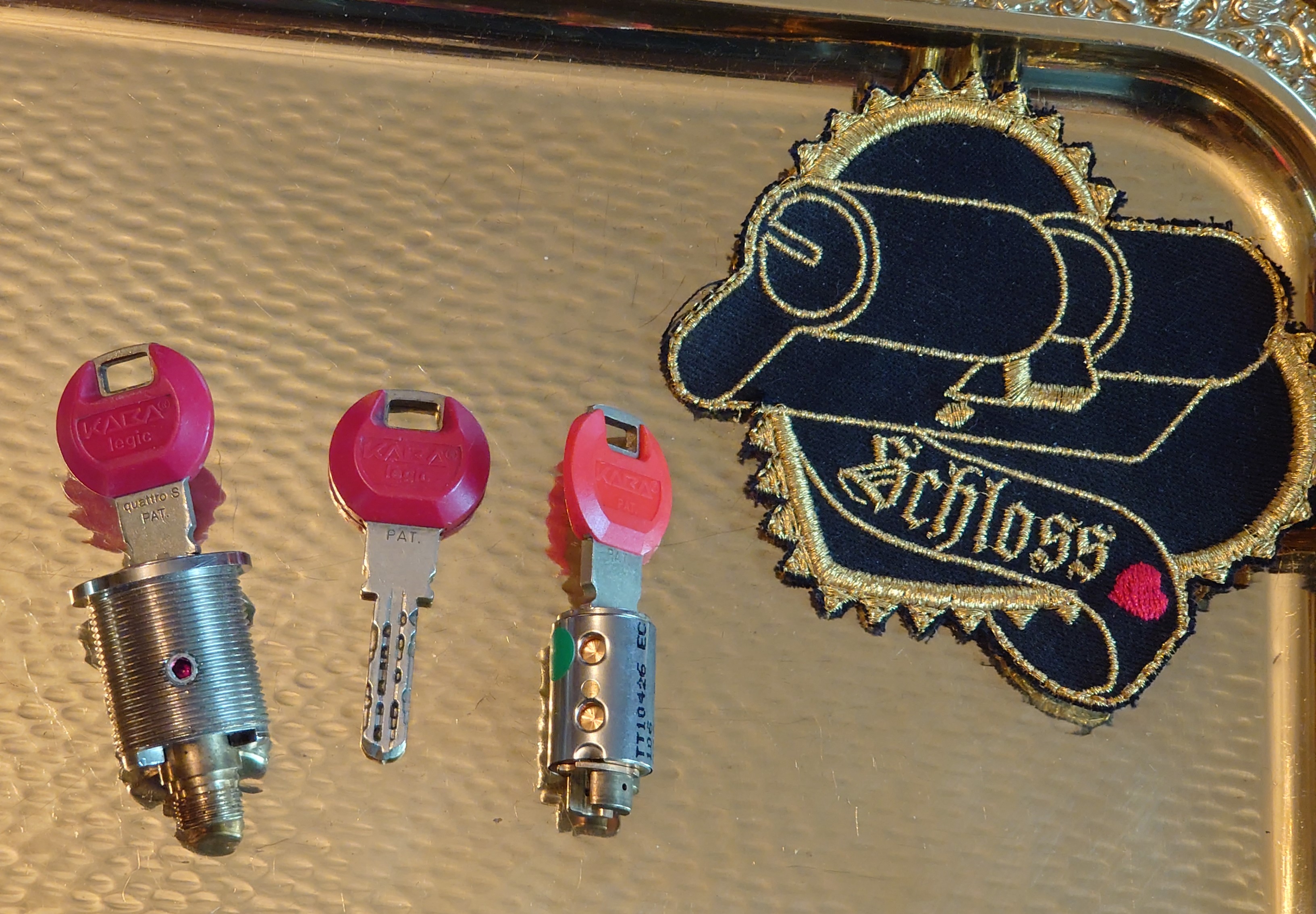 SEO Max und Moritz Max und Moritz - Eine Bubengeschichte in sieben Streichen Max und Moritz machten beide, als sie lebten, keinem Freude; Bildlich siehst du jetzt die Possen, die in Wirklichkeit verdrossen, mit behaglichem Gekicher, weil du selbst vor ihnen sicher. Aber das bedenke stets : Wie man’s treibt, mein Kind, so geht’s. Vorwort Ach was muß man oft von bösen Kindern hören oder lesen ! Wie zum Beispiel hier von diesen, welche Max und Moritz hießen. Die, anstatt durch weise Lehren sich zum Guten zu bekehren, oftmals noch darüber lachten und sich heimlich lustig machten. Ja, zur Übeltätigkeit, Ja, dazu ist man bereit ! Menschen necken, Tiere quälen, Äpfel, Birnen, Zwetschen stehlen, das ist freilich angenehmer und dazu auch viel bequemer, als in Kirche oder Schule festzusitzen auf dem Stuhle. Aber wehe, wehe, wehe, Wenn ich auf das Ende sehe ! ! Aber wehe, wehe, wehe, Wenn ich auf das Ende sehe ! ! Ach, das war ein schlimmes Ding, wie es Max und Moritz ging. Drum ist hier, was sie getrieben, abgemalt und aufgeschrieben. Max und Moritz - Erster Streich - Witwe Bolte Mancher gibt sich viele Müh mit dem lieben Federvieh; einesteils der Eier wegen, welche diese Vögel legen, zweitens, weil man dann und wann einen Braten essen kann; drittens aber nimmt man auch ihre Federn zum Gebrauch in die Kissen und die Pfühle, denn man liegt nicht gerne kühle. " Seht, da ist die Witwe Bolte, Die das auch nicht gerne wollte. " Seht, da ist die Witwe Bolte, die das auch nicht gerne wollte. Ihrer Hühner waren drei und ein stolzer Hahn dabei. Max und Moritz dachten nun : Was ist hier jetzt wohl zu tun ? Ganz geschwinde, eins, zwei, drei, schneiden sie sich Brot entzwei, in vier Teile, jedes Stück wie ein kleiner Finger dick. Diese binden sie an Fäden, übers Kreuz, ein Stück an jeden, und verlegen sie genau in den Hof der guten Frau. Kaum hat dies der Hahn gesehen, fängt er auch schon an zu krähen: Kikeriki, kikikerikih!! Tak, tak, tak, da kommen sie! Hahn und Hühner schlucken munter jedes ein Stück Brot hinunter; Aber als sie sich besinnen, konnte keines recht von hinnen. In die Kreuz und in die Quer reißen sie sich hin und her, flattern auf und in die Höh, Ach herrje, herrjemine! Ach, sie bleiben an dem langen, Dürren Ast des Baumes hangen. Und ihr Hals wird lang und länger, Ihr Gesang wird bang und bänger, Jedes legt noch schnell ein Ei, Und dann kommt der Tod herbei. Witwe Bolte in der Kammer Hört im Bette diesen Jammer; Ahnungsvoll tritt sie heraus: Ach, was war das für ein Graus! " Fließet aus dem Aug, ihr Tränen! All mein Hoffen, all mein Sehnen, meines Lebens schönster Traum hängt an diesem Apfelbaum " ! Tiefbetrübt und sorgenschwer kriegt sie jetzt das Messer her, Nimmt die Toten von den Strängen, Daß sie so nicht länger hängen, Und mit stummem Trauerblick Kehrt sie in ihr Haus zurück. Dieses war der erste Streich, Doch der zweite folgt sogleich. Max und Moritz - Zweiter Streich Als die gute Witwe Bolte Sich von ihrem Schmerz erholte, Dachte sie so hin und her, Daß es wohl das beste wär, Die Verstorbnen, die hienieden Schon so frühe abgeschieden, Ganz im stillen und in Ehren Gut gebraten zu verzehren. Freilich war die Trauer groß, Als sie nun so nackt und bloß Abgerupft am Herde lagen, Sie, die einst in schönen Tagen Bald im Hofe, bald im Garten Lebensfroh im Sande scharrten. Ach, Frau Bolte weint aufs neu, Und der Spitz steht auch dabei. Max und Moritz rochen dieses: "Schnell aufs Dach gekrochen!“ hieß es. Durch den Schornstein mit Vergnügen Sehen sie die Hühner liegen, Die schon ohne Kopf und Gurgeln Lieblich in der Pfanne schmurgeln. " Eben geht mit einem Teller Witwe Bolte in den Keller " Eben geht mit einem Teller Witwe Bolte in den Keller, Daß sie von dem Sauerkohle Eine Portion sich hole, Wofür sie besonders schwärmt, Wenn er wieder aufgewärmt. Unterdessen auf dem Dache Ist man tätig bei der Sache. Max hat schon mit Vorbedacht Eine Angel mitgebracht. Schnupdiwup, da wird nach oben Schon ein Huhn heraufgehoben! Schnupdiwup, jetzt Numro zwei! Schnupdiwup, jetzt Numro drei! Und jetzt kommt noch Numro vier: Schnupdiwup, dich haben wir! Zwar der Spitz sah es genau Und er bellt: Rawau, rawau! Aber schon sind sie ganz munter Fort und von dem Dach herunter. Na, das wird Spektakel geben, Denn Frau Bolte kommt soeben; Angewurzelt stand sie da, Als sie nach der Pfanne sah. Alle Hühner waren fort, "Spitz!“ das war ihr erstes Wort. "O du Spitz, du Ungetüm! Aber wart, ich komme ihm!“ Mit dem Löffel groß und schwer Geht es über Spitzen her; Laut ertönt sein Wehgeschrei, Denn er fühlt sich schuldenfrei. Max und Moritz im Verstecke Schnarchen aber an der Hecke. Und vom ganzen Hühnerschmaus Guckt nur noch ein Bein heraus. Dieses war der zweite Streich, Doch der dritte folgt sogleich. Max und Moritz - Dritter Streich Jedermann im Dorfe kannte Einen, der sich Böck benannte. " Alle diese Kleidungssachen Wußte Schneider Böck zu machen. " Alltagsröcke, Sonntagsröcke, Lange Hosen, spitze Fräcke, Westen mit bequemen Taschen, Warme Mäntel und Gamaschen, Alle diese Kleidungssachen Wußte Schneider Böck zu machen. Oder wäre was zu flicken, Abzuschneiden, anzustücken, Oder gar ein Knopf der Hose Abgerissen oder lose Wie und wo und was es sei, Hinten, vorne, einerlei Alles macht der Meister Böck, Denn das ist sein Lebenszweck. Drum so hat in der Gemeinde Jedermann ihn gern zum Freunde. Aber Max und Moritz dachten, Wie sie ihn verdrießlich machten. Nämlich vor des Meisters Hause Floß ein Wasser mit Gebrause. Übers Wasser führt ein Steg Und darüber geht der Weg. Max und Moritz, gar nicht träge, Sägen heimlich mit der Säge, Ritzeratze! voller Tücke, In die Brücke eine Lücke. Als nun diese Tat vorbei, Hört man plötzlich ein Geschrei: "He, heraus, du Ziegen-Böck! Scheider Schneider, meck, meck, meck!“ Alles konnte Böck ertragen, Ohne nur ein Wort zu sagen; Aber wenn er dies erfuhr, Ging“s ihm wider die Natur. " Denn schon wieder ihm zum Schreck Tönt ein lautes: ‚Meck, meck, meck! " Schnelle springt er mit der Elle Über seines Hauses Schwelle, Denn schon wieder ihm zum Schreck Tönt ein lautes: "Meck, meck, meck!“ Und schon ist er auf der Brücke. Kracks, die Brücke bricht in Stücke! Wieder tönt es: "Meck, meck, meck!“ Plumps, da ist der Schneider weg! Grad als dieses vorgekommen, Kommt ein Gänsepaar geschwommen, Welches Böck in Todeshast Krampfhaft bei den Beinen faßt. Beide Gänse in der Hand, Flattert er auf trocknes Land. Übrigens bei alledem Ist so etwas nicht bequem! Wie denn Böck von der Geschichte Auch das Magendrücken kriegte. Hoch ist hier Frau Böck zu preisen! Denn ein heißes Bügeleisen, Auf den kalten Leib gebracht, Hat es wiedergutgemacht. Bald im Dorf hinauf, hinunter Hieß es: Böck ist wieder munter. Dieses war der dritte Streich, Doch der vierte folgt sogleich. Max und Moritz - Vierter Streich Also lautet ein Beschluß: Daß der Mensch was lernen muß. Nicht allein das Abc Bringt den Menschen in die Höh, Nicht allein im Schreiben, Lesen Übt sich ein vernünftig Wesen; Nicht allein in Rechnungssachen Soll der Mensch sich Mühe machen; Sondern auch der Weisheit Lehren Muß man mit Vergnügen hören. " Daß dies mit Verstand geschah War Herr Lehrer Lämpel da. " Daß dies mit Verstand geschah War Herr Lehrer Lämpel da. Max und Moritz, diese beiden, Mochten ihn darum nicht leiden. Denn wer böse Streiche macht, Gibt nicht auf den Lehrer acht. Nun war dieser brave Lehrer Von dem Tobak ein Verehrer, Was man ohne alle Frage Nach des Tages Müh und Plage Einem guten, alten Mann Auch von Herzen gönnen kann. Max und Moritz, unverdrossen, Sinnen aber schon auf Possen, Ob vermittelst seiner Pfeifen Dieser Mann nicht anzugreifen. Einstens, als es Sonntag wieder Und Herr Lämpel brav und bieder In der Kirche mit Gefühle Saß vor seinem Orgelspiele, Schlichen sich die bösen Buben In sein – Haus und seine Stuben, Wo die Meerschaumpfeife stand; Max hält sie in seiner Hand; Aber Moritz aus der Tasche Zieht die Flintenpulverflasche, Und geschwinde – stopf, stopf, stopf – Pulver in den Pfeifenkopf. Jetzt nur still und schnell nach Haus, Denn schon ist die Kirche aus! Eben schließt in sanfter Ruh Lämpel seine Kirche zu; Und mit Buch und Notenheften, Nach besorgten Amtsgeschäften, Lenkt er freudig seine Schritte Zu der heimatlichen Hütte, Und voll Dankbarkeit sodann Zündet er sein Pfeifchen an. "Ach!“ spricht er, "die größte Freud Ist doch die Zufriedenheit!“ Rums, da geht die Pfeife los Mit Getöse, schrecklich groß! Kaffeetopf und Wasserglas, Tabaksdose, Tintenfaß, Ofen, Tisch und Sorgensitz Alles fliegt im Pulverblitz. Als der Dampf sich nun erhob, Sieht man Lämpel, der – gottlob! – Lebend auf dem Rücken liegt; Doch er hat was abgekriegt. Nase, Hand, Gesicht und Ohren Sind so schwarz als wie die Mohren, Und des Haares letzter Schopf Ist verbrannt bis auf den Kopf. Wer soll nun die Kinder lehren Und die Wissenschaft vermehren Wer soll nun für Lämpel leiten Seine Amtestätigkeiten Woraus soll der Lehrer rauchen, Wenn die Pfeife nicht zu brauchen Mit der Zeit wird alles heil, Nur die Pfeife hat ihr Teil. Dieses war der vierte Streich, Doch der fünfte folgt sogleich. Max und Moritz - Fünfter Streich Wer in Dorfe oder Stadt Einen Onkel wohnen hat, Der sei höflich und bescheiden; Denn das mag der Onkel leiden. Morgens sagt man: " Guten Morgen! Haben Sie was zu besorgen?“ Bringt ihm, was er haben muß: Zeitung, Pfeife, Fidibus. Oder sollt `es wo im Rücken Drücken, beißen oder zwicken, Gleich ist man mit Freudigkeit Dienstbeflissen und bereit. Oder sei`s nach einer Prise, Daß der Onkel heftig niese, Ruft man: " Prosit ! " alsogleich. " Danke ! " - " Wohl bekomm es Euch ! " Oder kommt er spät nach Haus, Zieht man ihm die Stiefel aus, Holt Pantoffel, Schlafrock, Mütze, Daß er nicht im Kalten sitze. Kurz, man ist darauf bedacht, Was dem Onkel Freude macht. Max und Moritz ihrerseits Fanden darin keinen Reiz. Denkt euch nur, welch schlechten Witz Machten sie mit Onkel Fritz ! Jeder weiß, was so ein Mai- Käfer für ein Vogel sei. In den Bäumen hin und her Fliegt und kriecht und krabbelt er. Max und Moritz, immer munter, Schütteln sie vom Baum herunter. In die Tüte von Papiere Sperren sie die Krabbeltiere. Fort damit und in die Ecke Unter Onkel Fritzens Decke! Bald zu Bett geht Onkel Fritze In der spitzen Zipfelmütze; Seine Augen macht er zu Hüllt sich ein und schläft in Ruh. Doch die Käfer - kritze, kratze ! - Kommen schnell aus der Matratze. Schon faßt einer, der voran, Onkel Fritzens Nase an. " Bau! " schreit er“,was ist das hier ? " Und erfaßt das Ungetier. Und den Onkel voller Grausen Sieht man aus dem Bette sausen. " Autsch! " - schon wieder hat er einen lm Genicke, an den Beinen; Hin und her und rundherum Kriecht es, fliegt es mit Gebrumm. " Onkel Fritz, in dieser Not, Haut und trampelt alles tot. " Onkel Fritz, in dieser Not, Haut und trampelt alles tot. Guckste wohl, jetzt ist“s vorbei Mit der Käferkrabbelei! Onkel Fritz hat wieder Ruh Und macht seine Augen zu. Dieses war der fünfte Streich, Doch der sechste folgt sogleich. Max und Moritz - Sechster Streich In der schönen Osterzeit, Wenn die frommen Bäckersleut Viele süße Zuckersachen Backen und zurechtemachen, Wünschen Max und Moritz auch Sich so etwas zum Gebrauch. Doch der Bäcker, mit Bedacht, Hat das Backhaus zugemacht, Also, will hier einer stehlen, Muß er durch den Schlot sich quälen. Ratsch! . da kommen die zwei Knaben Durch den Schornstein,schwarz wie Raben. Puff. sie fallen in die Kist, Wo das Mehl darinnen ist ! Da! nun sind sie alle beide rundherum so weiß wie Kreide Aber schon mit viel Vergnügen sehen sie die Brezeln liegen. Knacks! da bricht der Stuhl entzwei; Schwapp! da liegen sie im Brei. Ganz von Kuchenteig umhüllt, stehn sie da als Jammerbild. " Gleich erscheint der Meister Bäcker Und bemerkt die Zuckerlecker. " Gleich erscheint der Meister Bäcker Und bemerkt die Zuckerlecker. Eins, zwei, drei, eh man`s gedacht, sind zwei Brote draus gemacht ! In dem Ofen glüht es noch Ruff ! damit ins Ofenloch ! Ruff! man zieht sie aus der Glut; Denn nun sind sie braun und gut ! Jeder denkt: die sind perdü ! Aber nein - noch leben sie. Knusper, knasper ! wie zwei Mäuse Fressen sie durch das Gehäuse; Und der Meister Bäcker schrie: " Ach herrje, da laufen sie ! " Dieses war der sechste Streich, Doch der letzte folgt sogleich. Max und Moritz - Letzter Streich Max und Moritz, wehe euch ! Jetzt kommt euer letzter Streich ! Wozu müssen auch die beiden Löcher in die Säcke schneiden ? " Seht, da trägt der Bauer Mecke Einen seiner Maltersäcke. " Seht, da trägt der Bauer Mecke Einen seiner Maltersäcke. Aber kaum, daß er von hinnen, fängt das Korn schon an zu rinnen. Und verwundert steht und spricht er: " Zapperment ! Dat Ding werd lichter ! " Hei ! Da sieht er voller Freude Max und Moritz im Getreide. Rabs ! - In seinen großen Sack Schaufelt er das Lumpenpack. Max und Moritz wird es schwüle; Denn nun geht es nach der Mühle. " Meister Müller, he, heran ! Mahl er das, so schnell er kann ! " " Her damit ! " und in den Trichter Schüttelt er die Bösewichter. Rickeracke! Rickeracke! Geht die Mühle mit Geknacke. Hier kann man sie noch erblicken Fein geschroten und in Stücken. Doch sogleich verzehret sie Meister Müllers Federvieh. Schluß Als man dies im Dorf erfuhr, War von Trauer keine Spur. Witwe Bolte, mild und weich, Sprach: " Sieh da, ich dacht es gleich ! " " Jajaja ! " rief Meister Böck, " Bosheit ist kein Lebenszweck! " Drauf so sprach Herr Lehrer Lämpel: " Dies ist wieder ein Exempel! " " Freilich“, meint der Zuckerbäcker, " Warum ist der Mensch so lecker ! " Selbst der gute Onkel Fritze Sprach: " Das kommt von dumme Witze ! " Doch der brave Bauersmann Dachte: " Wat geiht meck dat an ! " Kurz, im ganzen Ort herum Ging ein freudiges Gebrumm " Gott sei Dank ! Nun ist`s vorbei Mit der Übeltäterei ! ! " Tagged with Arthur Andreas Bühl, Arthurmeister, Vereins - Wiki - Fandom, Linkedin Detektiv Arthur Bühl aus Hamburg, Bühl, Stadt Bühl, Wappen Bühl, Design Bühl, Zwetschgenfest Bühl, Schwäbischer Hengst Bühl, Arthur Bühl, geb. 1961, Babyboomer, Detektiv aus Hamburg sagt am Stammtisch: Wilhelm, du alter Säufer ! Hier lautet es: Parole Emil ! Koksa.org erfreulich Schlossindustrie und Elite rücken zusammen. Pressebox KABA Days, Boston Magazin Arthurmeister, one off the top lockpickers of the world. Sympathieträger Ausperrstunde, Ein bischen Ruhe bitte, Wired Arthurmeister boom`s, Wikipedia, Jukebox im Hasenstübchen