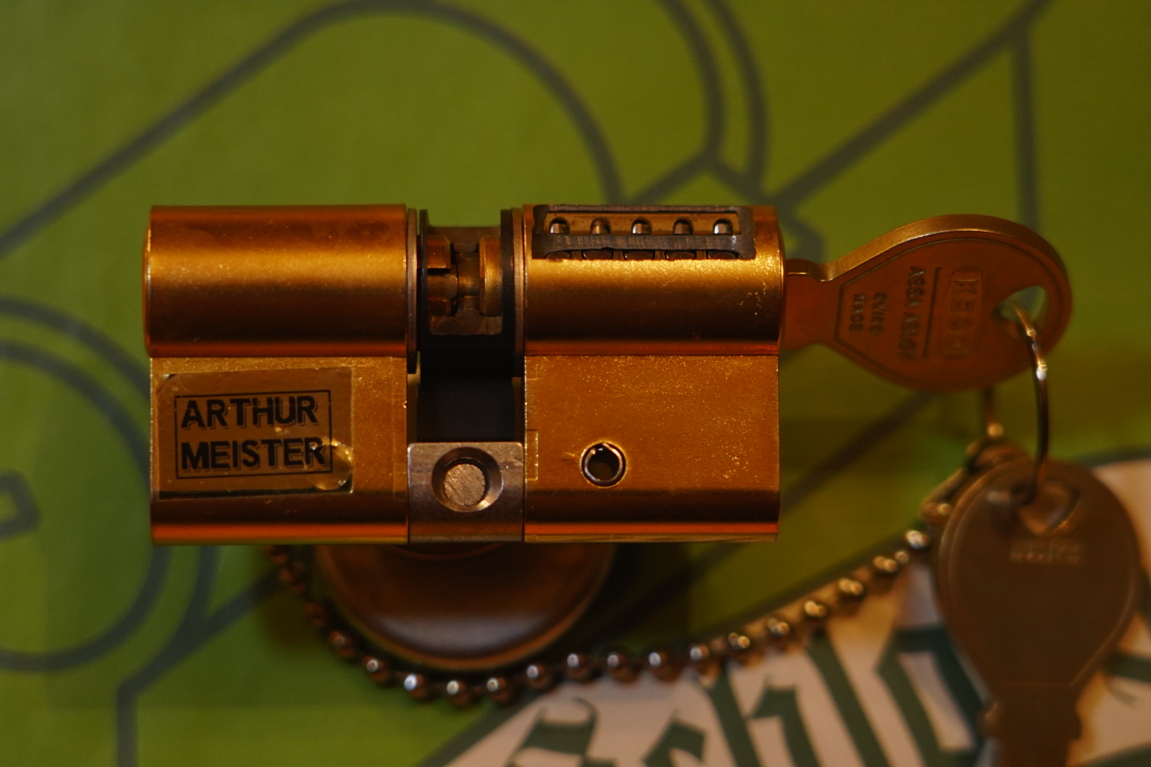 Bühl. Arthur Andreas Bühl. Der Sympathieträger ist in Stuttgart, Baden - Württemberg geboren. Der Detektiv lebt in HAM. H1 Text der SEO schreibt: 𝔄𝔯𝔱𝔥𝔲𝔯 𝔅ü𝔥𝔩, 𝔄𝔯𝔱𝔥𝔲𝔯𝔪𝔢𝔦𝔰𝔱𝔢𝔯® Bühl, Arthur, Jahrgang 1961, Made in Germany, Detektiv or Private Investigator how Mr. Smitz from the PLAYBOY, Beverly Hills, say`s. Yes Mr. Smitz i will send you the Photo Arthurmeister`s F 1, Jacket for your LeporelloUS. to your E - Mail Mr.Smitz@Mr.Smitz.us. Ok, Mr. Smitz. Mr. Smitz do you know what Google Earth is ? Take BÜHL Arthur, only by Google Earth, you know ? have done it ? Yes Google will show you my Panel superfast. Cool, Arthurmeister, cool. Yes Mr. Smitz, this can i do for you too ! Yes with SEO. Yes, yes, i have Arkadasch erklärt, sein Erikli pasta is not so genial. Der beste Zwetschgenkuchen, you know plum tart, is from the Stadt Bühl. Not laughing in the USA. Bühl is a City like my Name. And the People in this City called it: Zwetschgendatschi ! you know. This is the world best plumcake. Yes Datschi. Yes, Stadt Bühl is near Baden - Baden, the Casino, you know ! Yes. Baden-Württemberg. You must know there is since 1927 the traditionell Zwetschgenfest. And there ist the Zwetschgenkönigin ! Mr. Smitz, my Ur Ur Ur Ur Grandfather is born in Bühl. My Great Grand Grand Mother where also born in the town Bühl. Their profession was Zwetschgenpicker. Not Lockpicker, Zwetschgen / Plum Picker. And Rüttler. Oh, really ! Yes, Yes. And since this time the name of the family Bühl from the Stadt Bühl is: Yes you know - Buehl. Yes i will give Greetings from you to Mrs. Friede Springer from the Newspaper BILD et. Yes, the Elbphilharmonie is in Betrieb. OH, Mr. Smitz, greeting´s to you from Joe Asbbery, NBA, you know. Tomorrow we will meet us in the Hasenstübchen, our Rabbit Hall. For Lockpicking und Beer. Call you. Parole Emil ! H1 Text der SEO schreibt weiter: 𝔄𝔯𝔱𝔥𝔲𝔯 𝔅ü𝔥𝔩, 𝔄𝔯𝔱𝔥𝔲𝔯𝔪𝔢𝔦𝔰𝔱𝔢𝔯® Herr Arthur Bühl, kritischer Privatdetektiv aus der Hansestadt Hamburg, bereitet sich auf ein Interview mit der BILD et vor. Bei Babsi und Gina in Fuhlsbüttel wird ihm zuvor der Vokuhila geschnitten. Herr Arthur Bühl wurde schon in der BILD et als " Herr der Schlösser " beschrieben. " Ein bisschen Ruhe bitte " schreibt Jan Freitag von der TAZ. Er erwähnt auch eine Mustertür by Wendt. Es wird darin herumgeprökelt. Selbst Arthur Bühl, der weltbeste aus dem Lockpicker Mekka Hamburg, betreibt pures Understatement, weil er sein Schloss in nur 20 Sekunden " geknackt " hat. Charles Graeber von der Wired.com beschreibt in seinem Artikel Master Lock - Pickers do bottle Arthur Bühl " The Master of the Universe ", Arthur Bühl a private Detective of Germany open locks. Bühl`s Fabio - the - Barbarian Look stands out. He wins the Dutch Open and is now Master of the Universe. The people cry: " Arthurmeister ! booms Arthurmeister ". Mark Webber Tobias, the Author of Locks, Safes, and Security, a Police Reverence, say: Arthurmeister, that ist beautyful. " Open ! " sagt Arthurmeister ", offen ist gut, schneller offen ist besser ". " Beer !" Arthurmeister booms back and a new Champion is born. Die Welt berichtet: " Die Kunst, Schlösser ohne Schlüssel zu öffnen ". Vereinsmitbegründer und Vizepräsident Arthur Bühl trägt seine Leidenschaft schon auf der Krawatte. Sie ist rot mit gelben Schlüsseln drauf. Intern wird er ehrfürchtig " Meister Arthur " gerufen. Er hat es zum siebenfachen Deutschen Meister in verschiedenen Disziplinen geschafft. Er pickt seit der Kindheit. Sein erstes Trainingsobjekt war sein Spardosenschloss - Ein klassischer Einstieg… . Die Slate berichtet über Arthur Bühl als Lockpicking Legend. Es gibt einen Artikel Tool for Picking and Decoding by Stasi, CCC, Vortrag Berlin. Amateur Hour berichtet: Arthurmeister has " The Master Touch ". Bei den Kaba Day `s im Europa Park Rust schreibt die Pressebox: auf großes Interesse der Teilnehmer stieß auch die praktische Vorführung von Steffen Wernéry und Arthur Bühl, die gängige mechanische Schließzylinder ohne Schlüssel zerstörungsfrei öffnen. Meist in Sekundenschnelle. Auch die Chemnitzer Zeitung " Freie Presse " hat über das Lockpicking und Arthur Andreas Bühl alias Arthurmeister berichtet. Dwight Perry schreibt: Arthur Bühl has good hands ! In der Philalocksmith wird Arthur Bühl auch als Lockpicking Legend betitelt. Es gibt auch einen Beitrag, 360 Meridianos. In der Datenschleuder, CCC, wurde über ihn als Sympathieträger berichtet. Veröffentlicht unter Linkedin, Xing, Google Panel, Twitter X. In der Vitrine von Arthur Andreas Bühl, Arthurmeister® sind Schlösser, Padlocks, von ABUS, BKS, CES, DOM, EVVA, Assa Abloy, Z Ikon, Kaba, Keso, ASSA, Winkhaus, Wilka, Trelock, Schmelting, Bode Panzer, Ancor Las, Drumm Geminy, Xylock, SEA, Medeco, Mul-T-Lock, Cut away, ABUS Granit, Pfaffenhain, E*S, ESS, Nemef, BAB, Babelsberg, Stasi, Diskus, WMF, Tesa, Noch, Vachette, Cisa, Wally, Rielda, Mottura, Viro, FAI, GeGe, Fichet, Bode Panzer, Tresor, Bramah, Protector, Braun`s Patent, Walomatus, Arolds, Combination Lock, Yale, Master, American Lock, Tubular, China, Indien, Aligarh, Nepal, Thailand, Zahlenschlösser, Himmelsschlüssel und noch vieles mehr, vorhanden. Alle Schliesszylinder sind Übungsmaterial für das Lockpicking. Schlagschlüssel und so vieles mehr, sind auch dabei. Auch der Sputnik. Verschlagwortet mit: ♥ Vokuhila, Friseur ♥ Schwäbischer Hengst, Zwetschgen Heini, Bühl er, Zwetschge, Google Earth, Mittelpunkt der Welt, Martinameisterin, Cartomanze, Scholischek, " HIGH NOON ! ". ♥ Parole Emil ! SEO NEU Twitter X 11.06.24 Bilder Budeg ( Bold serif ) Arthur Andreas Bühl, Detektiv, made in Germany, born 1961 in Stuttgart, Baden - Württemberg, living in HAM, Im Dienste der Wahrheitsfindung unterwegs, betreibt in seiner Freizeit Lockpicking aus Leidenschaft. Der mehrfache Deutsche Meister wird in der WIRED als " Master of the Universe " betitelt. In der BILD et ist der Artikel " Herr der Schlösser " abgedruckt. Im Hasenstübchen - Fuhlsbüttel, am Hasenberge, Santa Fu, wird gefeiert. Arthurmeister® stellt seinen Leporello " Der Aufmacher " vor. Der Stammtisch grölt " OFFEN ". Scholischek, Rudi, Heike I, Noagerlzutzler, Arthur und Joe Asberry, der alte NBA ler, prosten sich zu. Arthurmeister`s Jukebox auf YouTube spielt Pointer Sisters - Slow Hand ! ♥ Beim Tanzen ruft die Cartomanze " Ey du Sympthieträger ♥, komm mal her " ! SEO für heute: DETEKTIV, Arthur Bühl, Lockpicker, Deutscher Meister, pickt ABUS Padlock. 𝐀𝐫𝐭𝐡𝐮𝐫 𝐀𝐧𝐝𝐫𝐞𝐚𝐬 𝐁ü𝐡𝐥, 𝐃𝐞𝐭𝐞𝐤𝐭𝐢𝐯, 𝐦𝐚𝐝𝐞 𝐢𝐧 𝐆𝐞𝐫𝐦𝐚𝐧𝐲, 𝐛𝐨𝐫𝐧 𝟏𝟗𝟔𝟏 𝐢𝐧 𝐒𝐭𝐮𝐭𝐭𝐠𝐚𝐫𝐭, 𝐁𝐚𝐝𝐞𝐧 - 𝐖ü𝐫𝐭𝐭𝐞𝐦𝐛𝐞𝐫𝐠, 𝐥𝐢𝐯𝐢𝐧𝐠 𝐢𝐧 𝐇𝐀𝐌, 𝐈𝐦 𝐃𝐢𝐞𝐧𝐬𝐭𝐞 𝐝𝐞𝐫 𝐖𝐚𝐡𝐫𝐡𝐞𝐢𝐭𝐬𝐟𝐢𝐧𝐝𝐮𝐧𝐠 𝐮𝐧𝐭𝐞𝐫𝐰𝐞𝐠𝐬, 𝐛𝐞𝐭𝐫𝐞𝐢𝐛𝐭 𝐢𝐧 𝐬𝐞𝐢𝐧𝐞𝐫 𝐅𝐫𝐞𝐢𝐳𝐞𝐢𝐭 𝐋𝐨𝐜𝐤𝐩𝐢𝐜𝐤𝐢𝐧𝐠 𝐚𝐮𝐬 𝐋𝐞𝐢𝐝𝐞𝐧𝐬𝐜𝐡𝐚𝐟𝐭. 𝐃𝐞𝐫 𝐦𝐞𝐡𝐫𝐟𝐚𝐜𝐡𝐞 𝐃𝐞𝐮𝐭𝐬𝐜𝐡𝐞 𝐌𝐞𝐢𝐬𝐭𝐞𝐫 𝐰𝐢𝐫𝐝 𝐢𝐧 𝐝𝐞𝐫 𝐖𝐈𝐑𝐄𝐃 𝐚𝐥𝐬 " 𝐌𝐚𝐬𝐭𝐞𝐫 𝐨𝐟 𝐭𝐡𝐞 𝐔𝐧𝐢𝐯𝐞𝐫𝐬𝐞 " 𝐛𝐞𝐭𝐢𝐭𝐞𝐥𝐭. 𝐈𝐧 𝐝𝐞𝐫 𝐁𝐈𝐋𝐃 𝐞𝐭 𝐢𝐬𝐭 𝐝𝐞𝐫 𝐀𝐫𝐭𝐢𝐤𝐞𝐥 " 𝐇𝐞𝐫𝐫 𝐝𝐞𝐫 𝐒𝐜𝐡𝐥ö𝐬𝐬𝐞𝐫 " 𝐚𝐛𝐠𝐞𝐝𝐫𝐮𝐜𝐤𝐭. 𝐈𝐦 𝐇𝐚𝐬𝐞𝐧𝐬𝐭ü𝐛𝐜𝐡𝐞𝐧 - 𝐅𝐮𝐡𝐥𝐬𝐛ü𝐭𝐭𝐞𝐥, 𝐚𝐦 𝐇𝐚𝐬𝐞𝐧𝐛𝐞𝐫𝐠𝐞, 𝐒𝐚𝐧𝐭𝐚 𝐅𝐮, 𝐰𝐢𝐫𝐝 𝐠𝐞𝐟𝐞𝐢𝐞𝐫𝐭. 𝐀𝐫𝐭𝐡𝐮𝐫𝐦𝐞𝐢𝐬𝐭𝐞𝐫® 𝐬𝐭𝐞𝐥𝐥𝐭 𝐬𝐞𝐢𝐧𝐞𝐧 𝐋𝐞𝐩𝐨𝐫𝐞𝐥𝐥𝐨 " 𝐃𝐞𝐫 𝐀𝐮𝐟𝐦𝐚𝐜𝐡𝐞𝐫 " 𝐯𝐨𝐫. 𝐃𝐞𝐫 𝐒𝐭𝐚𝐦𝐦𝐭𝐢𝐬𝐜𝐡 𝐠𝐫ö𝐥𝐭 " 𝐎𝐅𝐅𝐄𝐍 ". 𝐒𝐜𝐡𝐨𝐥𝐢𝐬𝐜𝐡𝐞𝐤, 𝐑𝐮𝐝𝐢, 𝐇𝐞𝐢𝐤𝐞 𝐈, 𝐍𝐨𝐚𝐠𝐞𝐫𝐥𝐳𝐮𝐭𝐳𝐥𝐞𝐫, 𝐀𝐫𝐭𝐡𝐮𝐫 𝐮𝐧𝐝 𝐉𝐨𝐞 𝐀𝐬𝐛𝐞𝐫𝐫𝐲, 𝐝𝐞𝐫 𝐚𝐥𝐭𝐞 𝐍𝐁𝐀 𝐥𝐞𝐫, 𝐩𝐫𝐨𝐬𝐭𝐞𝐧 𝐬𝐢𝐜𝐡 𝐳𝐮. 𝐀𝐫𝐭𝐡𝐮𝐫𝐦𝐞𝐢𝐬𝐭𝐞𝐫`𝐬 𝐉𝐮𝐤𝐞𝐛𝐨𝐱 𝐚𝐮𝐟 𝐘𝐨𝐮𝐓𝐮𝐛𝐞 𝐬𝐩𝐢𝐞𝐥𝐭 𝐏𝐨𝐢𝐧𝐭𝐞𝐫 𝐒𝐢𝐬𝐭𝐞𝐫𝐬 - 𝐒𝐥𝐨𝐰 𝐇𝐚𝐧𝐝 ! ♥ 𝐁𝐞𝐢𝐦 𝐓𝐚𝐧𝐳𝐞𝐧 𝐫𝐮𝐟𝐭 𝐝𝐢𝐞 𝐂𝐚𝐫𝐭𝐨𝐦𝐚𝐧𝐳𝐞 " 𝐄𝐲 𝐝𝐮 𝐒𝐲𝐦𝐩𝐭𝐡𝐢𝐞𝐭𝐫ä𝐠𝐞𝐫 ♥, 𝐤𝐨𝐦𝐦 𝐦𝐚𝐥 𝐡𝐞𝐫 " ! 𝐒𝐄𝐎 𝐟ü𝐫 𝐡𝐞𝐮𝐭𝐞: 𝐃𝐄𝐓𝐄𝐊𝐓𝐈𝐕, 𝐀𝐫𝐭𝐡𝐮𝐫 𝐁ü𝐡𝐥, 𝐋𝐨𝐜𝐤𝐩𝐢𝐜𝐤𝐞𝐫, 𝐃𝐞𝐮𝐭𝐬𝐜𝐡𝐞𝐫 𝐌𝐞𝐢𝐬𝐭𝐞𝐫, 𝐩𝐢𝐜𝐤𝐭 𝐀𝐁𝐔𝐒 𝐏𝐚𝐝𝐥𝐨𝐜𝐤. 𝗩𝗲𝗿𝘇𝘄𝗲𝘁𝘀𝗰𝗵𝗴𝗲𝘁 𝗺𝗶𝘁: 𝔄𝔯𝔱𝔥𝔲𝔯 𝔅ü𝔥𝔩, 𝗔𝗿𝘁𝗵𝘂𝗿𝗺𝗲𝗶𝘀𝘁𝗲𝗿, 𝗥𝗮𝘂𝗰𝗵𝗲𝗿, 𝗥𝗼𝘁𝗵 - 𝗛ä𝗻𝗱𝗹𝗲, 𝗦𝘁𝗮𝗱𝘁 𝗟𝗮𝗵𝗿, 𝗕ü𝗵𝗹, 𝗦𝗰𝗵𝘄𝗮𝗿𝘇𝘄𝗮𝗹𝗱, 𝗕𝗹𝗮𝗰𝗸𝗳𝗼𝗿𝗲𝘀𝘁, 𝗥𝗼𝘁𝗸ä𝗽𝗽𝗰𝗵𝗲𝗻 𝘆𝗼𝘂 𝗸𝗻𝗼𝘄 𝗠𝗿. 𝗦𝗺𝗶𝘁𝘇, 𝗦𝗼𝗿𝘁𝗲 𝗦𝗰𝗵𝘄ä𝗯𝗶𝘀𝗰𝗵𝗲𝗿𝗵𝗲𝗻𝗴𝘀𝘁.𝗱𝗲 𝗶𝘀 𝗴𝗿𝗼ß𝗳𝗿𝘂𝗰𝗵𝘁𝗶𝗴 𝘂𝗻𝗱 𝘀ü𝘀𝘀. ♥ 𝗡𝗼, 𝗼𝗻𝗹𝘆 𝘄𝗼𝗺𝗮𝗻 𝗵𝗮𝘀 𝗣𝗳𝗹𝗮𝘂𝗺𝗲𝗻 ♥ 𝗞𝗹𝗲𝗶𝗻𝘁𝗶𝗲𝗿𝘇ü𝗰𝗵𝘁𝗲𝗿𝘃𝗲𝗿𝗲𝗶𝗻. 𝗗𝗶𝗲 𝗘 - 𝗠𝗮𝗶𝗹 𝗹𝗮𝘂𝘁𝗲𝘁: 𝗔𝗿𝘁𝗵𝘂𝗿𝗺𝗲𝗶𝘀𝘁𝗲𝗿@𝗔𝗿𝘁𝗵𝘂𝗿𝗺𝗲𝗶𝘀𝘁𝗲𝗿.𝗱𝗲 𝗗𝗶𝗲 𝗘 - 𝗠𝗮𝗶𝗹 𝗹𝗮𝘂𝘁𝗲𝘁: 𝗔𝗿𝘁𝗵𝘂𝗿𝗔𝗻𝗱𝗿𝗲𝗮𝘀𝗕𝘂𝗲𝗵𝗹@𝗔𝗿𝘁𝗵𝘂𝗿𝗔𝗻𝗱𝗿𝗲𝗮𝘀𝗕𝘂𝗲𝗵𝗹.𝗱𝗲 SEO neu Linkedin Arthur A. Bühl, Made in Germany, born 1961 in Stuttgart, arbeitet seit 40 Jahren als Privatdetektiv und lebt in Hamburg. Er ist als Detektiv Mitglied in nationalen und internationalen Berufsverbänden. Unter dem Künstlernamen " Arthurmeister " erklärt Arthur Bühl Lockpicking; das zerstörungsfreie öffnen von Schlössern und Schließzylindern. Der Ehrenkodex lautet: Öffne nur deine eigenen Schlösser. Fremde Schlösser dürfen nur mit Einwilligung des Eigentümers geöffnet werden. Herr Bühl wurde schon als Schlossknacker bezeichnet. Dies ist natürlich Quatsch, denn wenn man z.B. ein Vorhangschloss knackt, so ist es kaputt und die Wettbewerber und Lockpickerkollegen können nicht mehr daran üben. Knacker benutzen einen Kuhfuß. Der mehrfache Deutsche Meister dagegen ein Pickset und es gilt: " Offen ist gut, schneller Offen ist besser ". Von der Zeitschrift " Wired " wurde Arthurmeister als Master of the Universe, betitelt. Viel Spaß und Erfolg beim Üben. SEO für heute: Parole Emil ! Arthur Bühl, Sympathieträger.com, Präsident Pornomeister SARL. Die Anschrift lautet: Arthur A. Bühl, Postfach 605 145, 22 246 Hamburg. SEO NEU geändert Arthur A. Bühl, Made in Germany, born 1961 in Stuttgart, arbeitet seit 40 Jahren als Privatdetektiv und lebt in Hamburg. Er ist als Detektiv Mitglied in nationalen und internationalen Berufsverbänden. Unter dem Künstlernamen " Arthurmeister " erklärt Arthur Bühl Lockpicking; das zerstörungsfreie öffnen von Schlössern und Schließzylindern. Der Ehrenkodex lautet: Öffne nur deine eigenen Schlösser. Fremde Schlösser dürfen nur mit Einwilligung des Eigentümers geöffnet werden. Herr Bühl wurde schon als Schlossknacker bezeichnet. Dies ist natürlich Quatsch, denn wenn man oder Frau z.B. ein Vorhangschloss knackt, so ist es kaputt und die Wettbewerber und Lockpickerkollegen können nicht mehr daran üben. Knacker benutzen einen Kuhfuß. Der mehrfache Deutsche Meister dagegen ein Pickset und es gilt: " Offen ist gut, schneller Offen ist besser ". Viel Spaß und Erfolg beim Üben. Von der Zeitschrift " WIRED " wurde Arthurmeister als Master of the Universe, betitelt. SEO für heute: Parole Emil ! Arthur Bühl, Sympathieträger.com, Präsident Pornomeister SARL. Die Anschrift lautet: Arthur A. Bühl, Postfach 605 145, 22 246 Hamburg. SEO Mr. Smitz Hilfe für Leporello.us 𝔄𝔯𝔱𝔥𝔲𝔯 𝔅ü𝔥𝔩, 𝔄𝔯𝔱𝔥𝔲𝔯𝔪𝔢𝔦𝔰𝔱𝔢𝔯® HELLO Mr. Smitz, yes i am fine and the Stammtisch and the Counter is also fine too ! Der Nachläufer schreit vom Tresen: wieder der Ami oder watt ? WHAT Mr. Smitz you are not in good condition`s. Oh, Mr. Smith i`am sorry about this. What, your Leporello.us System is not running ? Yes, yes, OH, yes, Good, yes, yes the Spaghetticodler. Yes, i know. Computer, yes i know. Our Spaghetticodler, der amiga pc sit on the Counter and drink Helbing. Arthurmeister`Jukebox by You Tube im Hasenstübchen plays: Let`get it on, do you know Marvin Gay ? Oh, Arkadasch drinking today no Helbing ? No, he drinks GabiKo. Arthurmeister ? what ist GabiKo, i never hear from this. This is ganz billiger Korn, you Know. Like you Whisky ! No, Zwetschgenwater is more, more, better ! Heike IV cries from the counter: Alimente, not Alimentari, Giovanni. You know. The Scholischek is dancing. Yes, Yes, Mr. Smitz. Why Scholischek and Arkadasch dancing ? They hear from the old Rock-Ola Cem Karaca & die Kanaken. Mein " Deutscher Freund ", you know Mr. Smitz. Yes i will give them some Helbing. No, no, Mr. Smitz, for your Problem with the Spaghetti Codler you take my E - Mail Binärbomber@Binärbomber.de. The Jukebox play now Joy Flemming. Half-Breed. No, no Mr. Smitz, you are dumm. The Seo for this week is: Arthur Bühl, Made in Germany, born 1961, Detektiv aus Leidenschaft, die Leiden schaft. You get it ? Know i mußt helping on the Stammtisch for Lockpicking, a fucking ABUS Padlock. Tschüssing ! I say Ende for Telefon speaking und touch nothing that you can not pay ! Verzwetschget mit: ♥ Vokuhila, Friseur ♥ Schwäbischer Hengst, Zwetschgen Heini, Bühl er, Zwetschge, Google Earth, Mittelpunkt der Welt, Martinameisterin, Cartomanze, Scholischek, " HIGH NOON ! ". ♥ Parole Emil ! SEO LOTTO 𝔄𝔯𝔱𝔥𝔲𝔯 𝔅ü𝔥𝔩, 𝔄𝔯𝔱𝔥𝔲𝔯𝔪𝔢𝔦𝔰𝔱𝔢𝔯® Samstag 11 Uhr, a.m, " HIGH NOON ". Arthurmeister und die Cartomanze sitzen am Stammtisch im Hasenstübchen, Fuhlsbüttel. Aus der Jukebox by You Tube, der alten Rock-Ola schallt von Element of Crime: Das Hasenstübchern ist der " Mittekpunkt der Welt ". Die zwanzig Mittrinker am Counter schallen mit: Im Lotto spielst du immer nur; die Zahlen zwischen fünf und zehn; und als Zusatzzahl dein Lebensalter; denn als Lottospieler sagst du; darf man höchstens 49 Jahre alt sein; später wäre es schade um das Geld ! Wo DEINE Füße stehen ist der " MITTELPUNKT DER WELT ". Driver Dieter fährt mit Scholischek und Arkadasch zur Annahmestelle ! Verschlagwortet mit: Arthur Bühl, Arthurmeister® Arthur ♥ Schwäbischer Hengst, Buhl, Zwetschgen Heini, Artur, Buehl er, Zwetschge, Made in Germany, Born 1961, Sympathieträger, Google Earth, Mittelpunkt der Welt, Pflaumen, Arkadasch, Datschi, ♥ Martinameisterin, Cartomanze, Scholischek, " HIGH NOON ! ", ♥ ♥ Vokuhila ♥ Parole Emil ! SEO LOTTO II 𝔄𝔯𝔱𝔥𝔲𝔯 𝔅ü𝔥𝔩, 𝔄𝔯𝔱𝔥𝔲𝔯𝔪𝔢𝔦𝔰𝔱𝔢𝔯® Samstag 11 Uhr, a.m. " HIGH NOON ". Arthurmeister und die Cartomanze sitzen am Stammtisch im Hasenstübchen, Hamburg - Fuhlsbüttel. Aus Arthurmeister`s Jukebox by You Tube, der alten Rock -Ola schallt von Element of Crime: Das Hasenstübchen ist der " Mittelpunkt der Welt ". Die zwanzig Trinker am Counter schallen mit: " Im Lotto spielst du immer nur die Zahlen zwischen fünf und zehn, und als Zusatzzahl dein Lebensalter, denn als Lottospieler darf man höchstens 49 Jahre alt sein, später wäre es schade um das Geld ! Wo unsere Füße stehen, ist der Mittelpunkt der Welt ! Arkadasch und Scholischek fahren mit Driver Dieter zum Lottogeschäft ! Verschlagwortet mit: Arthur Bühl, Arthurmeister®. Die SEO - Geister.de rufen: Buhl er Zwetschge, International Lockpicking, Google Earth, Earth Song, Schwäbischer Hengst und Sympathietraeger ! Verzwetschget mit: Arthur A. Bühl, Lockpicking, Deutscher Meister, Made in Germany, born 1961, in Stuttgart, Baden - Württemberg, is picking ABUS - Padlock, am Stammtisch ♥. Arthur Buehl, Arthurmeister raucht Roth - Händle Cigaretten aus der Stadt Lahr - Bühl, Schwarzwald, Black Forest. Die Damen trinken Rotkäppchen. Stößchen ! Mr. Smitz from Beverly Hills is calling. Arthurmeister speek to Mr. Smitz from the Playboy: Sorte Schwäbischer - Hengst.de is großfruchtig und süss ♥. No, only woman has Pflaumen. Yes, I will send greetings to your friend Friede Springer from the BILD et News, Hamburg. SEO für heute: Hasenstübchen, S - Bahn, Ohlsdorf, Am Hasenberge, Stanta Fu, Friedhof ! Vokuhila ♥ Zwetschgen - Heini, Parole Emil ! Arthur ♥ Schwäbischer Hengst, Buhl, Zwetschgen Heini, Artur, Buehl er, Zwetschge, Made in Germany, Born 1961, Sympathieträger, Google Earth, Mittelpunkt der Welt, Pflaumen, Arkadasch, Datschi, ♥ Martinameisterin, Cartomanze, Scholischek, " HIGH NOON ! ", ♥ ♥ Vokuhila ♥ Parole Emil ! SEO Bühl Zwetschge ♥ 𝔄𝔯𝔱𝔥𝔲𝔯 𝔅ü𝔥𝔩, 𝔄𝔯𝔱𝔥𝔲𝔯𝔪𝔢𝔦𝔰𝔱𝔢𝔯® Bühl, besser bekannt als Arthurmeister, Made in Germany, Jahrgang 1961, geboren in Stuttgart, aufgewachsen in Asperg und in der Villa Heinrich Franck Söhne, am Bahnhof in Ludwigsburg, jetzt wohnhaft in 22335 Hamburg - Fuhlsbüttel, sagt zu Arkadasch: Nein ! Bühler Zwetschgen schmecken besser als dein Erik oder plum ! Zwetschgendatschi heißt das Zauberwort ! ♥ und Zwetschgenwater, not Raki. 𝗩𝗲𝗿𝘇𝘄𝗲𝘁𝘀𝗰𝗵𝗴𝗲𝘁 𝗺𝗶𝘁: 𝔄𝔯𝔱𝔥𝔲𝔯 𝔅ü𝔥𝔩, 𝗔𝗿𝘁𝗵𝘂𝗿𝗺𝗲𝗶𝘀𝘁𝗲𝗿, 𝗥𝗮𝘂𝗰𝗵𝗲𝗿, 𝗥𝗼𝘁𝗵 - 𝗛ä𝗻𝗱𝗹𝗲, 𝗦𝘁𝗮𝗱𝘁 𝗟𝗮𝗵𝗿 - 𝗕ü𝗵𝗹, 𝗦𝗰𝗵𝘄𝗮𝗿𝘇𝘄𝗮𝗹𝗱, 𝗕𝗹𝗮𝗰𝗸𝗳𝗼𝗿𝗲𝘀𝘁, 𝗥𝗼𝘁𝗸ä𝗽𝗽𝗰𝗵𝗲𝗻 𝘆𝗼𝘂 𝗸𝗻𝗼𝘄 𝗠𝗿. 𝗦𝗺𝗶𝘁𝘇, 𝗦𝗼𝗿𝘁𝗲 𝗦𝗰𝗵𝘄ä𝗯𝗶𝘀𝗰𝗵𝗲𝗿𝗵𝗲𝗻𝗴𝘀𝘁.𝗱𝗲 𝗶𝘀 𝗴𝗿𝗼ß𝗳𝗿𝘂𝗰𝗵𝘁𝗶𝗴 𝘂𝗻𝗱 𝘀ü𝘀𝘀. ♥ 𝗡𝗼, 𝗼𝗻𝗹𝘆 𝘄𝗼𝗺𝗮𝗻 𝗵𝗮𝘀 𝗣𝗳𝗹𝗮𝘂𝗺𝗲𝗻 ♥ 𝗞𝗹𝗲𝗶𝗻𝘁𝗶𝗲𝗿𝘇ü𝗰𝗵𝘁𝗲𝗿𝘃𝗲𝗿𝗲𝗶𝗻. 𝗗𝗶𝗲 𝗘 - 𝗠𝗮𝗶𝗹 𝗹𝗮𝘂𝘁𝗲𝘁: 𝗔𝗿𝘁𝗵𝘂𝗿𝗺𝗲𝗶𝘀𝘁𝗲𝗿@𝗔𝗿𝘁𝗵𝘂𝗿𝗺𝗲𝗶𝘀𝘁𝗲𝗿.𝗱𝗲 𝗗𝗶𝗲 𝗘 - 𝗠𝗮𝗶𝗹 𝗹𝗮𝘂𝘁𝗲𝘁: 𝗔𝗿𝘁𝗵𝘂𝗿𝗔𝗻𝗱𝗿𝗲𝗮𝘀𝗕𝘂𝗲𝗵𝗹@𝗔𝗿𝘁𝗵𝘂𝗿𝗔𝗻𝗱𝗿𝗲𝗮𝘀𝗕𝘂𝗲𝗵𝗹.𝗱𝗲 Verschlagwortet mit Bühl er Zwetschge, Zwetschgenhengst, Pflaume, plum, Erikli, prugna torta, Datschi, süss. ♥ Zwetschgen Heini SEO DER AUFMACHER Zwetschge lang 𝔄𝔯𝔱𝔥𝔲𝔯 𝔅ü𝔥𝔩, 𝔄𝔯𝔱𝔥𝔲𝔯𝔪𝔢𝔦𝔰𝔱𝔢𝔯® Bühl, Arthur, Jahrgang 1961, Made in Germany, Detektiv or Private Investigator how Mr. Smitz from the PLAYBOY, Beverly Hills, say`s. Yes Mr. Smitz i will send you the Photo Arthurmeister`s F 1, Jacket for your LeporelloUS. to your E - Mail Mr.Smitz@Mr.Smitz.us. Ok, Mr. Smitz. Mr. Smitz do you know what Google Earth is ? Take BÜHL Arthur, only by Google Earth, you know ? have done it ? Yes Google will show you my Panel superfast. Cool, Arthurmeister, cool. Yes Mr. Smitz, this can i do for you too ! Yes with SEO. Yes, yes, i have Arkadasch erklärt, sein Erikli pasta is not so genial. Der beste Zwetschgenkuchen, you know plum tart, is from the Stadt Bühl. Not laughing in the USA. Bühl is a City like my Name. And the People in this City called it: Zwetschgendatschi ! you know. This is the world best plumcake. Yes Datschi. Yes, Stadt Bühl is near Baden - Baden, the Casino, you know ! Yes. Baden-Württemberg. You must know there is since 1927 the traditionell Zwetschgenfest. And there ist the Zwetschgenkönigin ! Mr. Smitz, my Ur Ur Ur Ur Grandfather is born in Bühl. My Great Grand Grand Mother where also born in the town Bühl. Their profession was Zwetschgenpicker. Not Lockpicker, Zwetschgen / Plum Picker. And Rüttler. Oh, really ! Yes, Yes. And since this time the name of the family Bühl from the Stadt Bühl is: Yes you know - Buehl. Yes i will give Greetings from you to Mrs. Friede Springer from the Newspaper BILD et. Yes, the Elbphilharmonie is in Betrieb. OH, Mr. Smitz, greeting´s to you from Joe Asbbery, NBA, you know. Tomorrow we will meet us in the Hasenstübchen, our Rabbit Hall. For Lockpicking und Beer. Call you. Parole Emil ! SEO Friseur 𝔄𝔯𝔱𝔥𝔲𝔯 𝔅ü𝔥𝔩, 𝔄𝔯𝔱𝔥𝔲𝔯𝔪𝔢𝔦𝔰𝔱𝔢𝔯® Herr Arthur Bühl, kritischer Privatdetektiv aus der Hansestadt Hamburg, bereitet sich auf ein Interview mit der BILD et vor. Bei Babsi und Gina in Fuhlsbüttel wird ihm zuvor der Vokuhila geschnitten. Herr Arthur Bühl wurde schon in der BILD et als " Herr der Schlösser " beschrieben. " Ein bisschen Ruhe bitte " schreibt Jan Freitag von der TAZ. Er erwähnt auch eine Mustertür by Wendt. Es wird darin herumgeprökelt. Selbst Arthur Bühl, der weltbeste aus dem Lockpicker Mekka Hamburg, betreibt pures Understatement, weil er sein Schloss in nur 20 Sekunden " geknackt " hat. Charles Graeber von der Wired.com beschreibt in seinem Artikel Master Lock - Pickers do bottle Arthur Bühl " The Master of the Universe ", Arthur Bühl a private Detective of Germany open locks. Bühl`s Fabio - the - Barbarian Look stands out. He wins the Dutch Open and is now Master of the Universe. The people cry: " Arthurmeister ! booms Arthurmeister ". Mark Webber Tobias, the Author of Locks, Safes, and Security, a Police Reverence, say: Arthurmeister, that ist beautyful. " Open ! " sagt Arthurmeister ", offen ist gut, schneller offen ist besser ". " Beer !" Arthurmeister booms back and a new Champion is born. Die Welt berichtet: " Die Kunst, Schlösser ohne Schlüssel zu öffnen ". Vereinsmitbegründer und Vizepräsident Arthur Bühl trägt seine Leidenschaft schon auf der Krawatte. Sie ist rot mit gelben Schlüsseln drauf. Intern wird er ehrfürchtig " Meister Arthur " gerufen. Er hat es zum siebenfachen Deutschen Meister in verschiedenen Disziplinen geschafft. Er pickt seit der Kindheit. Sein erstes Trainingsobjekt war sein Spardosenschloss - Ein klassischer Einstieg… . Die Slate berichtet über Arthur Bühl als Lockpicking Legend. Es gibt einen Artikel Tool for Picking and Decoding by Stasi, CCC, Vortrag Berlin. Amateur Hour berichtet: Arthurmeister has " The Master Touch ". Bei den Kaba Day `s im Europa Park Rust schreibt die Pressebox: auf großes Interesse der Teilnehmer stieß auch die praktische Vorführung von Steffen Wernéry und Arthur Bühl, die gängige mechanische Schließzylinder ohne Schlüssel zerstörungsfrei öffnen. Meist in Sekundenschnelle. Auch die Chemnitzer Zeitung " Freie Presse " hat über das Lockpicking und Arthur Andreas Bühl alias Arthurmeister berichtet. Dwight Perry schreibt: Arthur Bühl has good hands ! In der Philalocksmith wird Arthur Bühl auch als Lockpicking Legend betitelt. Es gibt auch einen Beitrag, 360 Meridianos. In der Datenschleuder, CCC, wurde über ihn als Sympathieträger berichtet. Veröffentlicht unter Linkedin, Xing, Google Panel, Twitter X. In der Vitrine von Arthur Andreas Bühl, Arthurmeister® sind Schlösser, Padlocks, von ABUS, BKS, CES, DOM, EVVA, Assa Abloy, Z Ikon, Kaba, Keso, ASSA, Winkhaus, Wilka, Trelock, Schmelting, Bode Panzer, Ancor Las, Drumm Geminy, Xylock, SEA, Medeco, Mul-T-Lock, Cut away, ABUS Granit, Pfaffenhain, E*S, ESS, Nemef, BAB, Babelsberg, Stasi, Diskus, WMF, Tesa, Noch, Vachette, Cisa, Wally, Rielda, Mottura, Viro, FAI, GeGe, Fichet, Bode Panzer, Tresor, Bramah, Protector, Braun`s Patent, Walomatus, Arolds, Combination Lock, Yale, Master, American Lock, Tubular, China, Indien, Aligarh, Nepal, Thailand, Zahlenschlösser, Himmelsschlüssel und noch vieles mehr, vorhanden. Alle Schliesszylinder sind Übungsmaterial für das Lockpicking. Schlagschlüssel und so vieles mehr, sind auch dabei. Auch der Sputnik. Verschlagwortet mit: ♥ Vokuhila, Friseur ♥ Schwäbischer Hengst, Zwetschgen Heini, Bühl er, Zwetschge, Google Earth, Mittelpunkt der Welt, Martinameisterin, Cartomanze, Scholischek, " HIGH NOON ! ". ♥ Parole Emil ! SEO Mr. Smitz und Jukebox, Grafik Banner erstes Sign, ist dann bei allen anderen auch so. Änderungen können gemacht werden. ♥ 𝔄𝔯𝔱𝔥𝔲𝔯 𝔅ü𝔥𝔩, 𝔄𝔯𝔱𝔥𝔲𝔯𝔪𝔢𝔦𝔰𝔱𝔢𝔯® Arthur Andreas Bühl, Made in Germany, born 1961, ist mehrfacher Deutscher Meister im Lockpicking. In dem Magazin WIRED wird er als " Master of the Universe " betitelt. Im Hasenstübchen stellt er seinen Leporello " Der Aufmacher ", vor und telefoniert mit Mr. Smitz, Beverly Hills from the News Paper PLAYBOY, USA. No, Mr. Smitz, the E - Mail is not Parole Emil, the E - Mail is called: PAROLE E-Mail.com. Mr. Smitz is laughing ! Take the romantic move. Yes, Mr. Smitz, with every beat of your heart. You know Engelbert ? Mr. Humperdinck ! This is the favorite song from Friede Springer from the BILD et, You know ? Arthurmeister`s Jukebox, YouTube, spielt Pointer Sisters: Slow Hand. Der Noagerlzutzler, der Scholischek und Raucher am Stammtisch können keine Padlocks öffnen. Deshalb müssen diese Spitzbuben an den Tresen. Die Glocke wird geläutet. Arthurmeister brüllt " OFFEN " ! Die Jukebox spielt jetzt Ina Müller - Dörp Reggae. Arthurmeister und Joe Asberry, der alte Basketballer von der NBA, stoßen miteinander an. Stößchen ! Stößchen schreit Martinameisterin. Santa Maria ! Tante Martina ! Mittlerweile spielt in der Jukebox Engelbert: A man without love. Die Stimmung steigt. Die KI in der Jukebox, der Rock - Ola, spielt nacheinander: Joy Flemming, Ata Canani, Deutsche Freunde, natürlich auch Cem Karaca und die Kanaken, Mein deutscher Freund, Alle Menschen dieser Erde. Nina Hagen spielt African Reggae, UB 40 - spielt Kingston Town. Jan Delay ist mit Irgendwie, Irgendwo, Irgendwann, Live und die BeeGees mit How deep is your love, dabei. Eddy Holman, Hey there lonely girl, bei Pink Floyd und bei den The Doors, Riders on the Storm tanzen die Gäste. Heike I drückt Harold Melvin & the Blue Notes This love I lost. T.S.O.P. The Sound Of Philadelphia und Hildegard Knef mit - Der alte Wolf, bringen die Menge zum kochen. Pelle dröhnt: Marmor Stein und Eisen bricht. Die Affen rasen durch den Wald. Die Five Tops: Warte auf das Glück, Kenny Rogers - You decorated my life, Reinhard Fendrich - Strada del sole, Sammy Davis jr. mit Mr. Bojangles live in Germany und Teddy Pendergrass - Turn off the lights sowie Julio Iglesias mit Diana Ross - All of you, bringt die Meute weiter zum toben. Die Polizei drückt Empire of the Sun - We are the people. Helen Ready singt Angie Baby. Bei Element of Crime steigert sich die Ekstase vom Mittelpunkt der Welt über die Straßenbahn des Todes zu Am Ende denk ich immer nur an Dich. Die Love Story - Andy Williams, ABBA mit Hasta Manana, runden die Sache ab. Hannenberger schmeißt bei Roger Whittaker - Abschied ist ein scharfes Schwert, alle RAUS ! Morgen ist 11 Uhr High NOON ! Dänen lügen nicht. ♥ Verschlagwortet mit: Arthur Bühl, Arthurmeister® Arthur ♥ Schwäbischer Hengst, Buhl, Zwetschgen Heini, Artur, Buehl er, Zwetschge, Made in Germany, Born 1961, Sympathieträger, Google Earth, Mittelpunkt der Welt, Pflaumen, Arkadasch, Datschi, ♥ Martinameisterin, Cartomanze, Scholischek, " HIGH NOON ! ", ♥ ♥ Vokuhila ♥ Parole Emil ! SEO F1 Rudi: ♥ 𝔄𝔯𝔱𝔥𝔲𝔯 𝔅ü𝔥𝔩, 𝔄𝔯𝔱𝔥𝔲𝔯𝔪𝔢𝔦𝔰𝔱𝔢𝔯® Arthur Andreas Bühl, Detektiv und Sympathieträger ♥, Made in Germany, Jahrgang 1961 aus Baden - Württemberg stellt seinen Leporello " Der Aufmacher " vor. Arthurmeister`s Jukebox im Hasenstübchen by YouTube, spielt Pointer Sisters: Slow Hand ! Am Tresen wird Helbing gekippt. Die Lockpicker am Stammtisch trinken nach jeder Öffnung ein Pils, manche auch Weizenbier ! Der Scholischeck nörgelt, weil er kein Padlock öffnen kann ! Ferrari Rudi brüllt: Martina die F1 Saison beginnt. Wir fliegen zum Hockenheimring ! Der Hannenberger sagt: Ich will auch mit ! Martina schreit: Minardi, wir gewinnen nie. Minardiiii, wir gewinnen niiiie. Und der Alex Young darf auch nicht mit. Can not drive ! Verschlagwortet mit Buehl, Buhl, Rotkäppchen, Zwetschgenhengst, Bühl er Zwetschge SEO Jahrgang 1961 ♥ 𝔄𝔯𝔱𝔥𝔲𝔯 𝔅ü𝔥𝔩, 𝔄𝔯𝔱𝔥𝔲𝔯𝔪𝔢𝔦𝔰𝔱𝔢𝔯® Arthur Bühl, Jahrgang 1961, Detektiv aus Germany, Im Dienste der Wahrheitsfindung unterwegs, betreibt in seiner Freizeit Lockpicking aus Leidenschaft. Der mehrfache Deutsche Meister wird in der WIRED als " Master of the Universe " betitelt. In der BILD et ist der Artikel " Herr der Schlösser " abgedruckt. Im Hasenstübchen - Fuhlsbüttel, am Hasenberge, Santa Fu, wird gefeiert. Arthurmeister® stellt seinen Leporello " Der Aufmacher " vor. Der Stammtisch grölt " OFFEN ". Scholischek, Rudi, Heike I, Noagerlzutzler, Arthur und Joe Asberry, der alte NBA ler, prosten sich zu. Arthurmeister`s Jukebox auf YouTube spielt Pointer Sisters - Slow Hand ! ♥ Beim Tanzen ruft die Cartomanze " Ey du Sympthieträger ♥, komm mal her " ! Verschlagwortet mit: Arthur Bühl, Arthurmeister® Arthur ♥ Schwäbischer Hengst, Buhl, Zwetschgen Heini, Artur, Buehl er, Zwetschge, Made in Germany, Born 1961, Sympathieträger, Google Earth, Mittelpunkt der Welt, Pflaumen, Arkadasch, Datschi, ♥ Martinameisterin, Cartomanze, Scholischek, " HIGH NOON ! ", ♥ ♥ Vokuhila ♥ Parole Emil ! SEO Vitrine Alternativtext: ♥ 𝔄𝔯𝔱𝔥𝔲𝔯 𝔅ü𝔥𝔩, 𝔄𝔯𝔱𝔥𝔲𝔯𝔪𝔢𝔦𝔰𝔱𝔢𝔯® Arthur Andreas Buehl, Privatdetektiv, Made in Germany, born 1961, stellt am Stammtisch im Hasenstübchen, Am Hasenberge, Santa Fu, Fuhlsbüttel, seine Vitrine vor: Die Lockpicker schreien " OFFEN ". Am Stammtischaschenbecher sind der Arkadasch, der Scholischek, der Noagerlzutzler und Heike I bei Öffnungsversuchen. Anfänger zur Schulung halt. In Arthurmeister`s Jukebox by YouTube spielt: Pointer Sisters: Slow Hand. Pelle tippt wie immer Marmor, Stein und Eisen bricht in die Rock-Ola. Heute hat aber Asberry dankenderweise den Drafi Deutscher getillt ! Now is only time for the Soul Train and T.S.O.P. Verschlagwortet mit: Arthur Bühl, Arthurmeister® Arthur ♥ Schwäbischer Hengst, Heini, Zwetschgen Hengst, Buhl er, Artur, Zwetschge, Made in Germany, Born 1961, Sympathieträger, Google Earth, Mittelpunkt der Welt, Pflaumen, Arkadasch, Datschi, ♥ Martinameisterin, Cartomanze, Scholischek, " HIGH NOON ! ", ♥ ♥ Vokuhila, Friseur ♥ Parole Emil ! ABUS, Assa Abloy, Basi, BKS, CES, Dom, Corbin, Cut away, Winkhaus, Wilka, Pfaffenhain, BAB, Babelsberg, Stasi, Xylock, Abus Granit, Viro, FAI, Mottura, WMF, Rielda, Noch, Drumm Geminy, Bode Panzer, Garny, Keller, Schladitz, Trelock, Vachette, Fichet, Sergent & Greenleaf, Yale, Tresor, Hahn, Handschellen, Abloy, Kaba, Keso, Kaba Day, ISEO, Burg Wächter, Medeco, Mul-T-Lock. Lockpicking by Arthurmeister®, Schlossherz®, Lockpickerherz®. SEO ab 21 ♥ 𝔄𝔯𝔱𝔥𝔲𝔯 𝔅ü𝔥𝔩, 𝔄𝔯𝔱𝔥𝔲𝔯𝔪𝔢𝔦𝔰𝔱𝔢𝔯® Arthur Andreas Buehl, Made in Germany, born 1961 in Stuttgart. International Airport, Jugendschutz, ab 21, Oktagon, grün weiss, ges. gesch. Arthurmeister®, Lockpicking. Im Hasenstübchen in Fuhlsbüttel wird in Arthurmeister`s Jukebox auf YouTube Slow Hand gespielt ! Der Stammtisch grölt. Die Lockpicker schreien: OFFEN ! Verschlagwortet mit Bühl, Buhl, Zwetschgenhengst, Bühl er Zwetschge, Rotkäppchen SEO DER AUFMACHER Zwetschge Text lang Mr. Smitz I ♥ 𝔄𝔯𝔱𝔥𝔲𝔯 𝔅ü𝔥𝔩, 𝔄𝔯𝔱𝔥𝔲𝔯𝔪𝔢𝔦𝔰𝔱𝔢𝔯® Bühl, Arthur, Jahrgang 1961, Made in Germany, Detektiv or Private Investigator how Mr. Smitz from the PLAYBOY, Beverly Hills, say`s. Yes Mr. Smitz i will send you the Photo Arthurmeister`s F1, Jacket for your LeporelloUS. to your E - Mail Mr.Smitz@Mr.Smitz.us. Ok, Mr. Smitz. Mr. Smitz do you know what Google Earth is ? Take BÜHL Arthur, only by Google Earth, you know ? have done it ? Yes Google will show you my Panel superfast. Cool, Arthurmeister, cool. Yes Mr. Smitz, this can i do for you too ! Yes with SEO. Yes, yes, i have Arkadasch erklärt, sein Erikli pasta is not so genial. Der beste Zwetschgenkuchen, you know plum tart, is from the Stadt Bühl. Not laughing in the USA. Bühl is a City like my Name. And the People in this City called it: Zwetschgendatschi ! you know. This is the world best plumcake. Yes Datschi ! Yes, Stadt Bühl is near Baden - Baden, the Casino, you know ! Yes. Baden-Württemberg. You must know there is since 1927 the traditionell Zwetschgenfest. And there ist the Zwetschgenkönigin ! Mr. Smitz, my Ur Ur Ur Ur Grandfather is born in Bühl. My Great Grand Grand Mother where also born in the town Bühl. Their profession was Zwetschgenpicker. Not Lockpicker, Zwetschgen / Plum Picker. And Rüttler. Oh, really ! Yes, Yes. And since this time the name of the family Bühl from the Stadt Bühl is: Yes you know - Buehl. Yes i will give Greetings from you to Mrs. Friede Springer from the Newspaper BILD et. Yes, the Elbphilharmonie is in Betrieb. OH, Mr. Smitz, greeting´s to you from Joe Asbbery, NBA, you know. Tomorrow we will meet us in the Hasenstübchen, our Rabbit Hall. For Lockpicking und Beer. Call you. Parole Emil ! Not E-Mail. Provided by www.Arthur-Bühl.de and www.Arthurmeister.de SEO Zwetschge Mr. Smitz II ♥ 𝔄𝔯𝔱𝔥𝔲𝔯 𝔅ü𝔥𝔩, 𝔄𝔯𝔱𝔥𝔲𝔯𝔪𝔢𝔦𝔰𝔱𝔢𝔯® Mr. Smitz from Beverly Hills, USA, from the Playboy ring`s Arthur Bühl, Arthurmeister. Arthur is in the Hasenstübchen. Arthurmeister`s Jukebox play`s: You decoratet my Life. Mr. Smitz, I am not a Zwetschgenheini. You are a Maneater, an old Pflaumenfresser and a Pflaumenkernbeisser ! No, I am auch not Mr. Pflaumen Bühl ! Drink your Whisky slowly. In Germany is 11 a.m. " High Noon " and not Bunter Nachmittag. Yes, I am the Platzhirsch in our Rabbit, Bunny House. The Rock - Ola play`s: I can´t tell you why. Pinofrank trinkt Vino. Scholischek ruft: Sag dem alten Ami die Zeit von Andretti ist abgelaufen. Und eine von Scott Speed gibt es nicht. F1 Rudi ruft: Hockenheim is better than Indianapolis ! Radio-Eriwan.de von Mr. Arthur-Buehl@Radio-Eriwan.de, ges.gesch. dröhnt " Im Prinzip ja ", die Bühl er Zwetschgen sind sehr gut und süss. Arkadasch sagt die Erikli pasta von der Oma seiner Grandma ist perfekt. Giovanni palare prugna torta from the Grand Nonna is molto molto bene. No, No, Mr. Smitz, listen: The Mamsell from the Patsch Barracks buy the Zwetschgen from the Oma by the Vaihinger Wochenmarkt. She do the Zwetschgen without your plum Rock on one hundred pices of five Meter long Cake tray. All the GI`s from the Patsch and the Kelly eat this and say: Das schmeckt gut ! Der Scholischek ruft: Bühl, du alter Zwetschgenlutscher, ich fress nur Apfelkuchen. Mr. Smitz, you know Apple Cake ? My Geheimtipp for the Datschi is the Heslacher Waldheim. And i`ll give you another Tipp where i am going: to the " Schellenhof " , you know. This Stübchen work`s " Im Dienste der Gastlichkeit ". Yes, Yes, first Schnitzel und than Obacht; care: Zwetschgenpastete ! You know ! No Mr. Smitz, i am " Im Dienste der Wahrheitsfindung " unterwegs and i drink Kaffee. Mr. Smitz, you are besoffen. Yes, the UHU is also from the Stadt Bühl, Hermannstreet. No, No, you can`t with UHU stick a Pflaume. Du Depp. Uhu is für cheeky Amerikaner`s ! And don`t forget: The Zwetschgen Rock is: Pointer Sisters " Slow Hand ". No Mr. Smitz, this Whisky is not Pflaumenschnaps - this is Zwetschgenwater ! you know ! No, No, not like Helbing. Yes i know Amazon. No, they have no fresch Zwetschen for make Whisky. NO, No, bei Bühl is ab 21 Pflicht duty, You know ! Arthurmeister s Jukebox by You Tube play: The End of the World ! No, Giovanni, this Song ist not from Michael Jackson. It is from Skeeter Davis. Mr. Smitz, now is genug with the Gelaber. Yes I send you via Air Force from the Patsch Zwetschgen. They are called like a Spitz Name, you know Nickname of me: Schwäbischer Hengst ! No, only Woman has Pflaumen. The Rock - Ola play: Julio und Diana. " All of you !" So Mr. Smitz, now is Fofftein. Yes i make greetings for Friede Springer from the BILD et. Yes, Yes ! Arthurmeister`s Jukebox plays Pendergrass: Turn Off the Lights ! Asberry say: Tschüssing ! Vinofrank trinkt jetzt Helbing ! Die Glocke läutet ! Parole Emil, Sorte Schwäbischer Hengst !! Arthur-Buehl@Radio-Erwian.de, www.Radio-Eriwan.de is performed by the Performancekünstler Arthurmeister@Arthurmeister.de for the www.leporello.us, Mr.Smitz@Leporello.us SEO für heute: Arthur Bühl, Arthurmeister® Arthur ♥ Schwäbischer Hengst, Heini, Zwetschgen Hengst, Buhl, Artur, Buehl er, Zwetschge, Made in Germany, Born 1961, Sympathieträger, Google Earth, Mittelpunkt der Welt, Pflaumen, Arkadasch, Datschi, ♥ Martinameisterin, Cartomanze, Scholischek, " HIGH NOON ! ", ♥ ♥ Vokuhila, Friseur ♥ Parole Emil ! SEO Im Dienste der Wahrheitsfindung: ♥ 𝔄𝔯𝔱𝔥𝔲𝔯 𝔅ü𝔥𝔩, 𝔄𝔯𝔱𝔥𝔲𝔯𝔪𝔢𝔦𝔰𝔱𝔢𝔯® Arthur A. Bühl, Jahrgang 1961, wird von den Mitgliedern des BDD, Bundesverband Deutscher Detektive, jetzt BUDEG zur 30 jährigen Mitgliedschaft beglückwünscht und für seine Dienste zur Wahrheitsfindung mit der Verleihung der goldenen Ehrennadel gewürdigt. Die Kollegen haben ihm ebenfalls in der TAZ, FAZ, Welt und Hamburger Abendblatt gratuliert und sogar Anzeigen in der Rubrik Verschiedenes geschaltet. Arthur Bühl ist Inhaber der Marke Arthurmeister®. Veröffentlicht unter Linkedin, Xing, Google Panel, Twitter X. SEO Karussel Individuell: 𝔄𝔯𝔱𝔥𝔲𝔯 𝔅ü𝔥𝔩, 𝔄𝔯𝔱𝔥𝔲𝔯𝔪𝔢𝔦𝔰𝔱𝔢𝔯® Arthur A. Bühl, ist mehrfacher Deutscher Meister im Lockpicking. In dem Magazin WIRED wird er als " Master of Universe " betitelt. Im Hasenstübchen stellt er seinen Leporello " Der Aufmacher ", vor und telefoniert mit Mr. Smitz, Beverly Hills from the News Paper PLAYBOY, USA. Arthurmeister`s Jukebox, YouTube, spielt: Pointer Sisters, Slow Hand. Der Noagerlzutzler und der Scholischek können am Stammtisch keine Padlocks öffnen. Deshalb müssen diese Spitzbuben an den Tresen. Die Glocke wird geläutet. Arthurmeister brüllt " OFFEN " ! and cries BEER ! Die Jukebox spielt jetzt Ina Müller - Dörp Reggae ! Arthurmeister ist Inhaber der Marken Cartomanze®, Martinameisterin®, Pornomeister®, Lockpickerherz®, Schlossherz®, WebTüv® und Legal 1001®. Veröffentlicht unter Linkedin, Xing, Google Panel, Twitter X. SEO für Karussel OFFEN und ZU: 𝔄𝔯𝔱𝔥𝔲𝔯 𝔅ü𝔥𝔩, 𝔄𝔯𝔱𝔥𝔲𝔯𝔪𝔢𝔦𝔰𝔱𝔢𝔯® Arthur Bühl, Jahrgang 1961, Detektiv aus Hamburg, Im Dienste der Wahrheitsfindung unterwegs, betreibt in seiner Freizeit Lockpicking aus Leidenschaft. Der mehrfache Deutsche Meister wird in der WIRED als " Master of Universe " betitelt. In der BILD et ist der Artikel " Herr der Schlösser " abgedruckt. Im Hasenstübchen - Fuhlsbüttel, am Hasenberge, Santa Fu, wird gefeiert. Arthurmeister® stellt seinen Leporello " Der Aufmacher " vor. Der Stammtisch grölt " OFFEN ". Scholischek, Rudi, Heike I, Noagerlzutzler und Arthur prosten sich zu. Die Jukebox auf YouTube spielt Slow Hand ! ♥ Beim Tanzen ruft die Cartomanze " Ey du Sympthieträger, komm mal her " ! Verschlagwortet mit: ♥ Vokuhila, Friseur ♥ Schwäbischer Hengst, Zwetschgen Heini, Bühl er, Zwetschge, Google Earth, Mittelpunkt der Welt, Martinameisterin, Cartomanze, Scholischek, " HIGH NOON ! ". ♥ Parole Emil ! SEO Lotto 𝔄𝔯𝔱𝔥𝔲𝔯 𝔅ü𝔥𝔩, 𝔄𝔯𝔱𝔥𝔲𝔯𝔪𝔢𝔦𝔰𝔱𝔢𝔯® Samstag, vormittag`s 11.00 Uhr a.m. " HIGH NOON ". Arthurmeister und die Cartomanze sitzen am Stammtisch im Hasenstübchen, 22335 Hamburg - Fuhlsbüttel. Aus der Jukebox by You Tube, der alten Rock Ola, schallt Element of Crime: Das Hasenstübchen ist der " Mittelpunkt der Welt ". Die zwanzig Trinker am Counter schallen mit: " Im Lotto spielst du immer nur die Zahlen zwischen fünf und zehn, und als Zusatzzahl dein Lebensalter, denn als Lottospieler darf man höchstens 49 Jahre alt sein, später wäre es schade um das Geld. Wo unsere Füße stehen, ist der Mittelpunkt der WELT. Arkadasch und Scholischek fahren mit Driver Dieter zum Lotto Geschäft. Verschlagwortet mit: Bühl er Zwetschge, International Lockpicking, Google Earth, Earth Song, Schwäbischer Hengst !