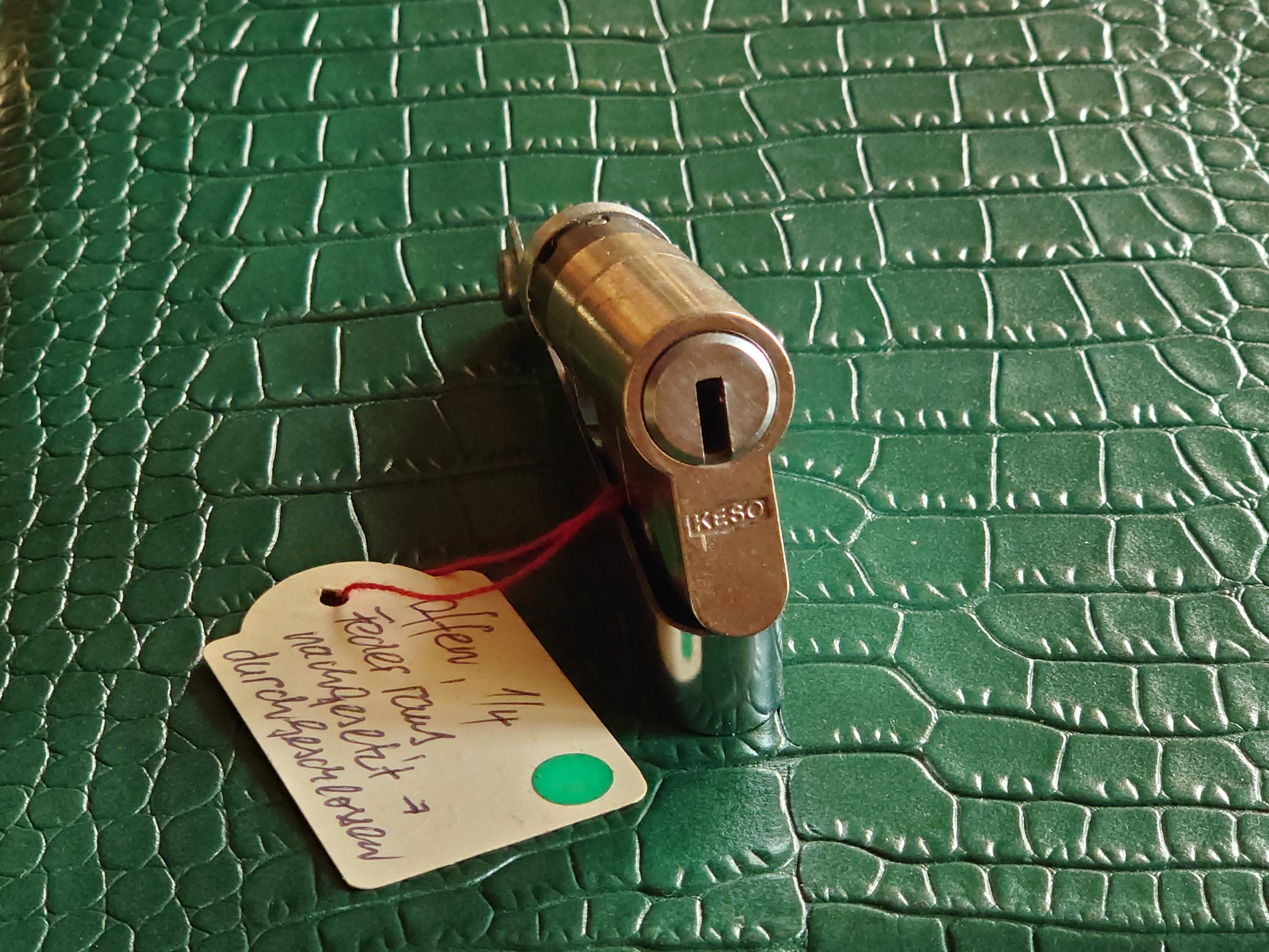 Bühl Arthur Andreas, Wiki, Fandom, Arthurmeister ®,Lockpickerherz ® Schlossherz ®, Porno meister ®, Seo: Kuchen für den Stammtisch Zuerst einmal eine schmöken. Martina überlegt: Was bringe ich zum Cartomanzenstammtisch im Hasenstübchen mit ? Wofür muß ich kein Korkengeld bezahlen ? Es bleibt beim selbstgebackenem. Was paßt heute zu Sößchen`s und zur Bailiy`s Runde ? und Zack Zack was jetzt: Haselnuss, nö heute nicht; hatten wir schon. Zitronenkuchen mit Glasur, na passt nicht zu den Stößchen`s ! Ah, der Arkadasch hat zuletzt meinen Sandkuchen gelobt. Wie der von der Oma seines Schwippschwagers Mutter väterlicherseits. Was brauchte ich nochmal; ja außer Gefühl und den Herd vorwärmen. Zutaten natürlich und gleich auch die Rührschüssel wackelfest hinstellen, ja und jetzt, nein nein, keine rauchen sondern zuerst die Gugelhupfform mit Margarine an den Fingern einreiben. Gleichmäßig. Und nicht vergessen: Gries, Hartweizengries, also einen halben Esslöffel verteilen, schwenken, so da? überall etwas Gries, grizzelig sich in der Form auf der Margarine verteilt. Ja warum ? Warte mal nach dem Backen ab ! So, jetzt das halbe Pfund warme Butter, 100 Gramm Zucker - ja genau nur ein Heck Zucker. In anderen Rezepten wir zwar 250 Gramm geschrieben. Nein, 80 bis 100 Gramm reichen völlig. Wenn man oder Frau auch an die Stößchen`s denkt. Na eine Tasse voll eben. Den Mixer leihe ich mir wieder vom netten Nachbarn von neben an. Der darf dann auch ein bisschen naschen. Kein Strom ? Dann heißt es: mit dem Kochlöffel rühren und schlagen: und das eine halbe Stunde ! Also Mixer. Und jetzt: 4 Eier ! Ja natürlich reichen normale Hühnereier. Achtung ! keine Eierschalenstücke in die Schüssel ! Und: wieder rühren, rühren, ja so das eine homogene Masse entseht. Homogen, na fluffig, eine schön gut vermengte Teigmasse ebend ! So, und jetzt mit dem Messbecher 300 Gramm Mehl, na Weizenmehl Typ 405 abwiegen. Kein Messbecher ? dann 3 volle Tassen Mehl eben. Tassen und keine Becher. Die in eine Schüssel geben. Und jetzt vergiss nicht das Backpulver: 1 Standardpäckchen, 16 Gramm, orginal Backin von Dr. Oetker. Ja, auch wenn die KI sagt 16 Gramm wären für 500 Gramm Mehl vorgesehen. Rein damit, das ganze Päckchen und das wichtigste jetzt: Das Mehl und das Backpulver nach und nach aus dem Messbecher oder der Schüssel unter ständigem rühren und langsam, na also einrieseln lassen, langsam, rühren und rühren bis es wieder die schöne fluffige, lockere, samtige Masse gibt. So und jetzt: Der Teig ist etwas fest, na bei dem Wetter heute, ein Schuss Schlagsahne dazu. 1 Schuss ist ein Schnapsgläschen voll. 2 Kleckse eben. Ja, weiter rühren natürlich bis es wieder samtig wird. Und jetzt mit einem Kinderfeind, also Teigschaber, ja, so ein Stiel mit dem weißen Gummi drum rum den Teig in der Rührschüssel aufnehemen und mit einem Batscher den Teig gleichmäßig, in der Schüssel verteilen und vertreichen, nach und nach mit dem Schaber dem alten Kinderfeind so glätten, daß die Oberfläche einfach glatt ist. Der Backofen ist ja vorgeheizt ? na dann erstmal setzen und eine schmöken. Nein: Erst die Schüssel, den Schaber, den Batscher und die Messbecher gründlich mit Spüli ausspülen und abwaschen. Nicht rumstehen lassen, sondern unverzüglich abgtrocknen und wieder richtigst wegräumen. 150 Grad, Umluft und 72 Minuten bei geschlossener Klappe, nein Ofenklappe backen lassen. Für einen Gasherd heißt das übersetzt: möglichst weit oben, auf die mittlere Schiene gestellt bei geringerer Hitze etwas länger backen lassen. Aufpassen ! mit einem Zahnstocher prüfen. Ja, reinpiksen halt und wenn noch Teig am Holz klebt: weiter backen ! und riechen ! aber nicht zu lange backen. Wenn es raucht ist es ein Brandling ! Klappe auf, mit Hilfe eines Handtuches die heiße Backform rausholen und mit einem Handtuch auf den Tisch stellen. Beim auskühlen, ja rauchen Bild et, ja schon ein viertel Stündchen. Teller drauf, auf einmal Stürzen, na mit Wucht, in einem Zug schnell umdrehen. So und wenn der Kuchen jetzt gut rausgeht dann hast du die Form richtig gefettet. Da fällt mir wieder ein ! ich hab doch noch ne Ritter Sport Vollmilch vom Nachbarn zu liegen. 16 Stückchen, ab in eine Glasschüssel, na kann auch Porzellan sein. Nur kein Plastik. In den abkühlenden Backofen stellen. Bis die Schokolade streichbar ist. Notfalls stellst du die Schüssel auf einen mit kochendem Wasser gefüllten Topf. So und jetzt die Schokolade überall gleichmäßig verteilen und nicht auf den Rand kleckern ! Womit: Mit der Gummifotze natürlich ! Gleichmäßig ! Jetzt stehen lassen. Nein : keine rauchen, zuerst die Gummifotze und die Schüssel mit der Schmierschokolade abwaschen ! Den Kinderfeind darfst du ablecken. Abtrocknen und wegräumen. Sofort ! Subito. Eine rauchen, Kuchen ausgekühlt, Haube drüber, Droschken Dieter anrufen, Haare schön und ab ! Im Hasenstübchen schreit Arkadasch: Hey Cartomanze ! Tagged with: Bühl, Stadt Bühl, Bühler Zwetschge, Bühl Wappen, Bühl Fahne, Bühl Design, Bühl Sign, Bühl Arthur, Zwetschgenhengst, Bühl Zwetschgenfest, Meister Arthur, Meister Porno, Porno Master, Arthur Andreas Bühl, Privatdetektiv, HAM. Bühl. Arthur Andreas Bühl. Hier ist die rasende Uschi von der Bild et und schreibt mit der neuen KI Arthurmeister den neuen SEO Text für 2025. KI-worldwide.de Der Sympathieträger ist in Stuttgart, Baden - Württemberg geboren. Der Detektiv lebt in HAM, ist im Dienste der Wahrheitsfindung unterwegs, BUDEG. H1 Text der SEO schreibt: Hamburger knackte 1000 ( tausend ) Schlösser, Bild Zeitung, Performancekünstler, Xing, Arthurmeister `s Jukebox im Hasenstuebchen, Slow Hand - Pointer Sisters, Joy Flemming. 𝔄𝔯𝔱𝔥𝔲𝔯 𝔅ü𝔥𝔩, 𝔄𝔯𝔱𝔥𝔲𝔯𝔪𝔢𝔦𝔰𝔱𝔢𝔯® VereinsWiki / Fandom, Arthur Bühl. Bühl, Arthur, Jahrgang 1961, Made in Germany, Detektiv or Private Investigator, Performancekünstler und Lockpicker aus Hamburg erzählt in seinem Leporello wahre Geschichten aus dem Hasenstuebchen, Bunny Hall, Stammtisch, Fuhlsbüttel. Kaba Days Im Europapark Rust: Unternehmensschutz im Fokus, dorma kaba, Deutschland, praktische Vorführung von Arthur Buehl, Sportsfreunde. Koksa Vereinsauflösung taz Ein bisschen Ruhe bitte ! Arthur Bühl, der Weltbeste aus Stuttgart mit Wohnsitz im Lockpickermekka Hamburg ist auch Deutscher Meister. slideplayer: but Jesus is the only Masterwho can unlock the human soul. But there is another obvious difference between Arthurmeister and the " Jesusmeister " that connects today´s story to our lives. The tools that Arthur Bühl collected are mostly from the Stasi. Schlossherz, Lockpickerherz, Pornomeister, Bühl Fahne, Bühl Wappen, Bühl Stadt Wappen, UHU Linkedin Arthur Bühl, Arthurmeister, Präsident, Performance, Bundesverband für Detektive und Ermittler, Budeg. Arthur Andreas Bühl, EverybodyWiki Bios&Wiki, 27.03.61,Stuttgart, auch unter dem Pseudonym Arthurmeister bekannt, ist mehrfacher Deutscher Meister im Lockpicking. Koksa.Org Vereinsauflösung, Arthur Bühl, Arthurmeister, Tagesordnung, Mitgliederversammlung Arthurmeister`s Jukebox im Hasenstübchen by You Tube arthurmeister007, Schloßöffnung. Arthurbuehl@Arthurbuehl, X, Erfreulich ! Schlossindustrie und Elite rücken zusammen ! Verein, Sportsfreunde, Arthur Bühl, Erfahrung. FAZ.net Freizeit: Lockpickern bleibt nichts verschlossen - Doch der Beste der Besten hat alle schon besiegt: Der 42 jährige Kaufmann sitzt in Trachtenkleidung vor einer verrosteten alten Kiste. Preview Jesusmeister Homeleticsonline, At the Dutsch open Lock Picking Championship, Arthur Bühl emerged as the champion. No one picks locks as well as he does. Arthurmeister Phila-Locksmith Arthur Bühl Lock Picking Legend, Mr. Bühl, tool, nl, Sneek. Unter Knackern, jungle.world. Welt.de Die Kunst Sclösser ohne Schlüssel zu öffnen, Vereins-Mitbegründer und Vize Präsident trägt seine Leidenschaft schon auf der Krawatte: Sie ist blau mit gelben Schlüsseln drauf. The Master Touch: Lockpicker in the world Arthur Bühl. He`s this six-seven German private Investigator. He has this. The international Competition Whre Master Lock-Pickers… Arthur Bühl, the Dutsch Open Lock-picking champion. Charles Graeber … Arthurmeister standing above them all, with a beer stein in one hand and a cigarette in …. Wired.com Securitylaboratories.org, Arthur Bühl. Phila-locksmith.com - Arthur Bühl Lock Picking Legend, can see intimidating man. Toool, LockCon. Arthurmeister. Hailing from Hamburg, he is among a legion of German lock picker who have estabished their country as one of the top producers of master lock pickers. Slate.com Lock Picking: a arte de arrombar cadeados - Nascido em Hamburgo, o alemao Arthur Bühl é provavelmente um dos nomes mais conhecidos do submundo do lock picking. Conhecido nesse Círculo… Sportsfreunde Slik hacka vi i Norge pa 90-tallet Arthur Bühl PlusPedia, Arthur Andreas Bühl, Legend taz.de Ein bisschen Ruhe bitte Arthur Bühl, der Weltbeste aus Stuttgart mit Wohnsitz im Lockpickermekka Hamburg .. Telefonbuch, Meisterschaften. Jungle.World - Da hat auch Arthur Bühl, genannt " Arthurmeister ", durchaus Chancen auf weitere Titel für seine große Sammlung. " Scheiße ", brüllt der aus … The Lock Busters, Charles Graeber, Schließzylinder, Lock Picking, metallpinnen. Spiegel, Lockpicker: Die schnellsten Schlossknacker Deutschlands. Arthur Meister Bühl, Arthurmeister, ist amtierender Deutscher Meister der Lockpicker. Sein Hobby: Schlösser öffnen - ohne Schlüssel natürlich. media.ccc.de Schlossöffnung bei der Staatssicherheit der DDR ArthurMeister erläutert das operative Vorgehen und die speziellen Werkzeuge zur Schlossöffnung, die von der Staatssicherheit der DDR ……. Flickr Meister Arthur, Arthurmeister / Oberalster VfW Meisterschaft, Picktools.de FoeBud.org Schloß-Öffnen ArthurMeister aus Hamburg, erläutert, wie die Staatssicherheit…. Vortrag Bielefeld. Schlösser knacken: So einfach geht es!!! Gemäß ArthurMeister legt der Verein großen Wert auf den selbstauferlegten Kodex, der sich so… ZDF Lockpicking Reportage Boston Magazine.com The joy Lock Club The Arthurmeister was one of the top lock pickers in the world, and Towne was just a kid,but to everyone`s surprise - most especially to… Lock Picking 101 toool.us live I did vote arthurmeister when i first saw the site bevor the discussion on it startet but only……. Public Domain 147 Schloß-Öffnen ArthurMeister Bühl aus Hamburg, Gründungsmitglied…. Impressioning games Jos and Arthurmeister Aufsperrstunde ArthurMeister, ein Riesenkerl mit süddeutschem Akzent…. blogs.com Jesus, the Lock-Picker! - HOMELETICS - That might be a bit much, but nonetheless they call him the Arthurmeister! and then ther`s the JesusMaster, or Meister, if you will. if you….. Citywide RFID Master Arthurmeister Dezember / 2012 / SSDev Arthurmeister, Workshop, Barry Wels Herr Bühl sagt Danke ! xn-Arthur-bhl-heb.de Arthur Bühl, Detektiv aus Hamburg, Buehl, Siegel. Lockpickerherz.de Pornomeister.de Schlossherz.de Arthurmeister.de Linkedin Arthur Bühl ( Arthurmeister ) - Präsident - Von rechts nach links, Glück bringt`s. X. Linkedin, Detektiv aus Hamburg Acclaimed Lock Picker Explain the Art of Competive Locksport, Schyler Towne, Youtube, Arthurmeister, Gadget Hack. Key Cutting. Master Lock. Datenschleuder. Boston. Jägermeister. Demonstration not for Sale, Muster ohne Wert. Joe Asberry, Bouncing Joe. Angezettelt vom Fanclub. Radio-Eriwan.de Bildbeschreibung, Modula, SEO. Sympathietraeger. Im Prinzip ja, aber…. der Detektiv sei der Gärtner. Bunny Hall, B - Seite Jukebox. Schwarz, rot, gold. Bild Zeitung: Herr der tausend Schlösser. Zeiträuber. Streng vertraulich ! Fandom ! Boston. ABUS, Lock, security. Schlösser und Tresore von Ed Willis, The National Locksmith® - Guide to Modern Safe Locks by Mark Bates Tobias Locks, Safes and Security Markenanmeldung-Pornomeister-®-Praesident-Arthur-Buehl.jpeg Arthur-Buehl-Germany-Wappen-Arthurmeister007@gmail.com-Detektiv-Babyboomer-Sympathietraeger.png 𝔄𝔯𝔱𝔥𝔲𝔯-𝔅ue𝔥𝔩-Wappen-𝔄𝔯𝔱𝔥𝔲𝔯𝔪𝔢𝔦𝔰𝔱𝔢𝔯-®-Von-rechts-nach-links-Glueck-bringts-♥.gif 𝔄𝔯𝔱𝔥𝔲𝔯-𝔅ue𝔥𝔩-𝔄𝔯𝔱𝔥𝔲𝔯𝔪𝔢𝔦𝔰𝔱𝔢𝔯®-Arthur-Buehl-WebTuev®-ges.-gesch.-Die-E-Mail-lautet-Webtuev@WebTuev.de.png Arthur-A.-Buehl-Detektiv-aus-Hamburg-Arthurmeister®-Vitrine-Cut-Lock-veroeffentlicht-Xing-Linkedin-Facebook-Twitter-X.jpg Kaba, Schließzylinder, Zutrittskontrolle, Schlüssel, The Joy Lock Club, Houdini, Keyhole, Schyler, Toool, Lockpicker, Locksport, hulking, Arthurmeister, Linus Yale jr., Convention, Devitent Ollam, Barry Wels, Eddie the wire, Guide to Lockpicking, tools, TSA, approved baggage lock, Pin Tumbler, Medeco, Practical Lockpicking, Jakko Fagerlund, Javadi, open in Thirty Seconds, Sport, Schließkanal, Zylinder läßt sich drehen, Zeitvertreib, Lockcon, Locks, Security, Locksmith, Tool, bump key, Crypto Phone, Arthur Bühl, Charles Graeber, Arthurmeister ! booms Arthurmeister, Champ Julian, Kryptonite, ready to Rock, Lips, Oh, Arthur he sighs, Beer, Rotation, Vereins - Mitbergründer und Vizepräsident Arthur Bühl trägt seine Leidenschaft schon auf der Krawatte, Spardosenschloss, Understatement, Alles eine Frage der Übung, Geselligkeit, Ausdauer, Disziplin, Vertrauen, Ehrgeiz, Entspannung, Sportler, Hacker CCC, Profipickset, knacken, Zigarettenrauch, Unternehmensschutz im Focus, Zutrittskontrolle, Hahn & Kolb, Werkzeuge, Manipulation, Lösungen, Zylinder, Zeitwirtschaft, Presse BOX, Europa - Park, Kaba, Rust, The Joy Lock Club, Schyler Towne, Boston, Magazin, SSD, Arthur Bühl, a private Detektive from Germany, defeatet an all - Star field of Lockpicker´s to capture the aptey, Marc Weber Tobias ! Jesusmeister, Jesusmaster, Performancekünstler Xing, Hamburger Detektiv Arthur Bühl knackte 1000 Schlösser, Bild Zeitung, Steckbrief, wanted, Siegelring, Wappen Stadt Bühl, Bildbezeichnung, Arthurmeister007@gmail.com, Lockpickerherz, Schlossherz, Arthurmeister, Pornomeister, Arthur Bühl sagt: Junge Besen kehren besser, aber wir alten Bürsten kennen jede Ecke - Merzer. Deshalb habe ich keinen Grund ihnen zu glauben = aber sie möchten es so gern ! Bühl Wappen ges.gesch. für Inhaber Arthur A. Bühl: Im Dienste der Wahrheitsfindung. Im Falle eines Falles, klebt UHU aus Bühl wirklich alles und kurze Zeit drauf, ist alles wieder auf ! Arthur Bühl, Detektiv aus Hamburg und Präsident Pornomeister S.A.R.L Stammtisch Parole. Fandom und vendors. Unverkäufliches Musterexemplar. Demonstration and Example not for sale. Tilt 404. Mr. Smitz spricht: Der Weihnachtsmann, der Weihnachtsmann, hat keine Hosen an. Meisterkatze, BUEHL.-Wappen-ges-gesch-Arthur-Andreas-Buehl-DETEKTIV-Germany-HAM-1961-2061-BUEHL.png, Schlossherz-Arthur-Buehl.png, Arthur-Buehl-Detektiv-und-Sympathietraeger-Arthurmeister-®-Von-rechts-nach-links-Glueck-bringts-♥.png, Arthur-Buehl-Ina-Mueller.png, Arthur-Buehl-Detektiv-Hamburg-von-rechts-nach-links-Glueck-bringts-♥.png, Arthur-Buehl-Siegel-Ring-♥-𝔄𝔯𝔱𝔥𝔲𝔯-𝔅ue𝔥𝔩-𝔄𝔯𝔱𝔥𝔲𝔯𝔪𝔢𝔦𝔰𝔱𝔢𝔯®.jpg, LEGO-Billund-𝔄𝔯𝔱𝔥𝔲𝔯-𝔅ue𝔥𝔩-♥-PADLOCK-WIRED-LEGO-Schloss.jpg, Arthur-Buehl-Arthurmeister®-Europa-Open-Kaba-Days-Europapark-Rust.png, Arthurmeister007@gmail.com Arthurmeister-Mastertouch@Arthurmeister-Mastertouch.de Arthurmeister-Slowhand@Arthurmeister-Slowhand.de ArthurBuehl@ArthurBuehl.de Arthurmeister@Arthurmeister.de Pornomeister@Pornomeister.de Schlossherz@Schlossherz.de Lockpickerherz@Lockpickerherz.de Mr.Smitz@Mr.Smitz.us Sympathietraeger@Sympathietraeger.com Arthur-Buehl@Arthur-Buehl.de Unzenziert@Unzenziert.de Hasenstuebchen@Hasenstuebchen.de Cartomanze@Cartomanze.de Martinameisterin@Martinameisterin.de Seogeister@Seogeister.de Seo-Geister@Seo-Geister.de Scholischek@Scholischek.de Web-Tuev@Web-Tuev.de Webseitentuev@Webseitentuev.de Zwetschgenhengst@Zwetschgenhengst.de Tresorherz@Tresorherz.de Legal1001@Legal1001.de Meisterkatze@Meisterkatze.de Endlich-Raucher@Endlich-Raucher.de EndlichRaucher@EndlichRaucher.de DoubleBrain@DoubleBrain.de Rappermeister@Rappermeister.de meisterArte@meisterArte.de Der-Aufmacher@Der-Aufmacher.de The-Opener@The-Opener.de Geiler-Schwanz@Geiler-Schwanz.de GeileVotze@GeileVotze.de ArthurAndreasBuehl@ArthurAndreasBuehl.de Arthur-Andreas-Buehl@Arthur-Andreas-Buehl.de Katzenveit@Katzenveit.de Schlosstaster@Schlosstaster.de Schnellauf@Schnellauf.de Securator@Securator.org Raucherherz@Raucherherz.de Leporello@Leporello.us Frauenwirt@Frauenwirt.de