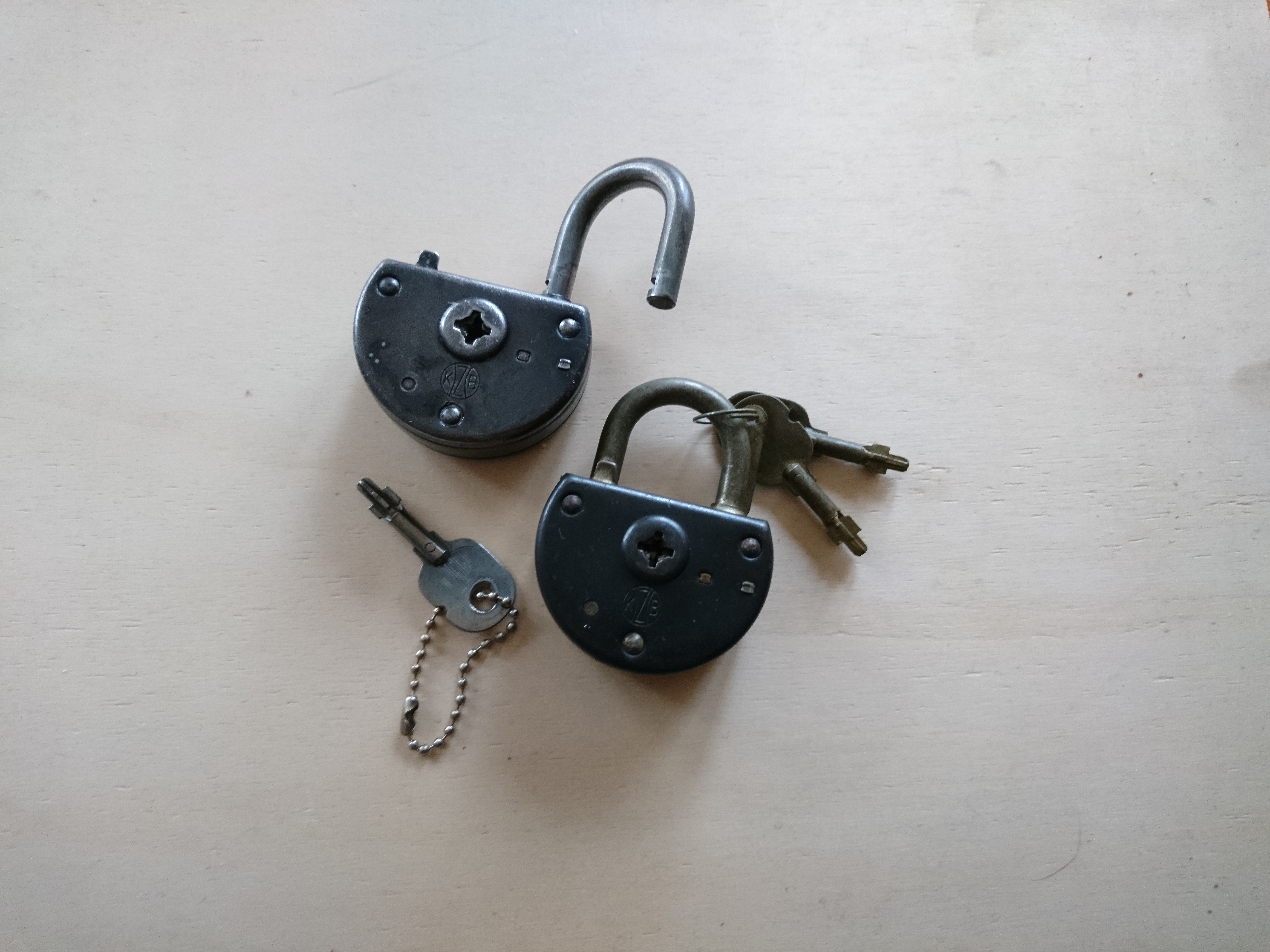 Lockpicker im Einsatz, ASSA ABLOY, Lockpicker Herz, patented by Arthur Bühl. Bühl, Detektiv aus Hamburg öffnet zerstörungsfrei Assa Abloy. Knacken, sägen, Love picking, Künstlerin knackt Liebesschlösser. Lockpicking. Arthur Andreas Bühl, Wiki, Fandom, Arthurmeister ®,Lockpickerherz ® Schlossherz ®, Pornomeister ®, Tagged with: Bühl, Stadt Bühl, Bühler Zwetschge, Bühl Wappen, Bühl Fahne, Bühl Design, Bühl Sign, Bühl Arthur, Zwetschgenhengst, Bühl Zwetschgenfest, Meister Arthur, Meister Porno, Porno Master, Arthur Andreas Bühl, Privatdetektiv, HAM. Bühl. Arthur Andreas Bühl. Hier ist die rasende Uschi von der Bild et und schreibt mit der neuen KI Arthurmeister den neuen SEO Text für 2025. Der Sympathieträger ist in Stuttgart, Baden - Württemberg geboren. Der Detektiv lebt in HAM, ist im Dienste der Wahrheitsfindung unterwegs, BUDEG. H1 Text der SEO schreibt: Hamburger knackte 1000 ( tausend ) Schlösser, Bild Zeitung, Performancekünstler, Xing, Arthurmeister `s Jukebox im Hasenstuebchen, Slow Hand - Pointer Sisters, Joy Flemming. 𝔄𝔯𝔱𝔥𝔲𝔯 𝔅ü𝔥𝔩, 𝔄𝔯𝔱𝔥𝔲𝔯𝔪𝔢𝔦𝔰𝔱𝔢𝔯® VereinsWiki / Fandom, Arthur Bühl. Bühl, Arthur, Jahrgang 1961, Made in Germany, Detektiv or Private Investigator, Performancekünstler und Lockpicker aus Hamburg erzählt in seinem Leporello wahre Geschichten aus dem Hasenstuebchen, Bunny Hall, Stammtisch, Fuhlsbüttel. Kaba Days Im Europapark Rust: Unternehmensschutz im Fokus, dorma kaba, Deutschland, praktische Vorführung von Arthur Buehl, Sportsfreunde. Koksa Vereinsauflösung taz Ein bisschen Ruhe bitte ! Arthur Bühl, der Weltbeste aus Stuttgart mit Wohnsitz im Lockpickermekka Hamburg ist auch Deutscher Meister. slideplayer: but Jesus is the only Masterwho can unlock the human soul. But there is another obvious difference between Arthurmeister and the " Jesusmeister " that connects today´s story to our lives. The tools that Arthur Bühl collected are mostly from the Stasi. Schlossherz, Lockpickerherz, Pornomeister, Bühl Fahne, Bühl Wappen, Bühl Stadt Wappen, UHU Linkedin Arthur Bühl, Arthurmeister, Präsident, Performance, Bundesverband für Detektive und Ermittler, Budeg. Arthur Andreas Bühl, EverybodyWiki Bios&Wiki, 27.03.61,Stuttgart, auch unter dem Pseudonym Arthurmeister bekannt, ist mehrfacher Deutscher Meister im Lockpicking. Koksa.Org Vereinsauflösung, Arthur Bühl, Arthurmeister, Tagesordnung, Mitgliederversammlung Arthurmeister`s Jukebox im Hasenstübchen by You Tube arthurmeister007, Schloßöffnung. Arthurbuehl@Arthurbuehl, X, Erfreulich ! Schlossindustrie und Elite rücken zusammen ! Verein, Sportsfreunde, Arthur Bühl, Erfahrung. FAZ.net Freizeit: Lockpickern bleibt nichts verschlossen - Doch der Beste der Besten hat alle schon besiegt: Der 42 jährige Kaufmann sitzt in Trachtenkleidung vor einer verrosteten alten Kiste. Preview Jesusmeister Homeleticsonline, At the Dutsch open Lock Picking Championship, Arthur Bühl emerged as the champion. No one picks locks as well as he does. Arthurmeister Phila-Locksmith Arthur Bühl Lock Picking Legend, Mr. Bühl, tool, nl, Sneek. Unter Knackern, jungle.world. Welt.de Die Kunst Sclösser ohne Schlüssel zu öffnen, Vereins-Mitbegründer und Vize Präsident trägt seine Leidenschaft schon auf der Krawatte: Sie ist blau mit gelben Schlüsseln drauf. The Master Touch: Lockpicker in the world Arthur Bühl. He`s this six-seven German private Investigator. He has this. The international Competition Whre Master Lock-Pickers… Arthur Bühl, the Dutsch Open Lock-picking champion. Charles Graeber … Arthurmeister standing above them all, with a beer stein in one hand and a cigarette in …. Wired.com Securitylaboratories.org, Arthur Bühl. Phila-locksmith.com - Arthur Bühl Lock Picking Legend, can see intimidating man. Toool, LockCon. Arthurmeister. Hailing from Hamburg, he is among a legion of German lock picker who have estabished their country as one of the top producers of master lock pickers. Slate.com Lock Picking: a arte de arrombar cadeados - Nascido em Hamburgo, o alemao Arthur Bühl é provavelmente um dos nomes mais conhecidos do submundo do lock picking. Conhecido nesse Círculo… Sportsfreunde Slik hacka vi i Norge pa 90-tallet Arthur Bühl PlusPedia, Arthur Andreas Bühl, Legend taz.de Ein bisschen Ruhe bitte Arthur Bühl, der Weltbeste aus Stuttgart mit Wohnsitz im Lockpickermekka Hamburg .. Telefonbuch, Meisterschaften. Jungle.World - Da hat auch Arthur Bühl, genannt " Arthurmeister ", durchaus Chancen auf weitere Titel für seine große Sammlung. " Scheiße ", brüllt der aus … The Lock Busters, Charles Graeber, Schließzylinder, Lock Picking, metallpinnen. Spiegel, Lockpicker: Die schnellsten Schlossknacker Deutschlands. Arthur Meister Bühl, Arthurmeister, ist amtierender Deutscher Meister der Lockpicker. Sein Hobby: Schlösser öffnen - ohne Schlüssel natürlich. media.ccc.de Schlossöffnung bei der Staatssicherheit der DDR ArthurMeister erläutert das operative Vorgehen und die speziellen Werkzeuge zur Schlossöffnung, die von der Staatssicherheit der DDR ……. Flickr Meister Arthur, Arthurmeister / Oberalster VfW Meisterschaft, Picktools.de FoeBud.org Schloß-Öffnen ArthurMeister aus Hamburg, erläutert, wie die Staatssicherheit…. Vortrag Bielefeld. Schlösser knacken: So einfach geht es!!! Gemäß ArthurMeister legt der Verein großen Wert auf den selbstauferlegten Kodex, der sich so… ZDF Lockpicking Reportage Boston Magazine.com The joy Lock Club The Arthurmeister was one of the top lock pickers in the world, and Towne was just a kid,but to everyone`s surprise - most especially to… Lock Picking 101 toool.us live I did vote arthurmeister when i first saw the site bevor the discussion on it startet but only……. Public Domain 147 Schloß-Öffnen ArthurMeister Bühl aus Hamburg, Gründungsmitglied…. Impressioning games Jos and Arthurmeister Aufsperrstunde ArthurMeister, ein Riesenkerl mit süddeutschem Akzent…. blogs.com Jesus, the Lock-Picker! - HOMELETICS - That might be a bit much, but nonetheless they call him the Arthurmeister! and then ther`s the JesusMaster, or Meister, if you will. if you….. Citywide RFID Master Arthurmeister Dezember / 2012 / SSDev Arthurmeister, Workshop, Barry Wels Herr Bühl sagt Danke ! xn-Arthur-bhl-heb.de Arthur Bühl, Detektiv aus Hamburg, Buehl, Siegel. Lockpickerherz.de Pornomeister.de Schlossherz.de Arthurmeister.de Linkedin Arthur Bühl ( Arthurmeister ) - Präsident - Von rechts nach links, Glück bringt`s. X. Linkedin, Detektiv aus Hamburg Acclaimed Lock Picker Explain the Art of Competive Locksport, Schyler Towne, Youtube, Arthurmeister, Gadget Hack. Key Cutting. Master Lock. Datenschleuder. Boston. Jägermeister. Demonstration not for Sale, Muster ohne Wert. Joe Asberry, Bouncing Joe. Angezettelt vom Fanclub. Radio-Eriwan.de Bildbeschreibung, Modula, SEO. Sympathietraeger. Im Prinzip ja, aber…. der Detektiv sei der Gärtner. Bunny Hall, B - Seite Jukebox. Schwarz, rot, gold. Bild Zeitung: Herr der tausend Schlösser. Zeiträuber. Streng vertraulich ! Fandom ! Boston. ABUS, Lock, security. Schlösser und Tresore von Ed Willis, The National Locksmith® - Guide to Modern Safe Locks by Mark Bates Tobias Locks, Safes and Security Markenanmeldung-Pornomeister-®-Praesident-Arthur-Buehl.jpeg Arthur-Buehl-Germany-Wappen-Arthurmeister007@gmail.com-Detektiv-Babyboomer-Sympathietraeger.png 𝔄𝔯𝔱𝔥𝔲𝔯-𝔅ue𝔥𝔩-Wappen-𝔄𝔯𝔱𝔥𝔲𝔯𝔪𝔢𝔦𝔰𝔱𝔢𝔯-®-Von-rechts-nach-links-Glueck-bringts-♥.gif 𝔄𝔯𝔱𝔥𝔲𝔯-𝔅ue𝔥𝔩-𝔄𝔯𝔱𝔥𝔲𝔯𝔪𝔢𝔦𝔰𝔱𝔢𝔯®-Arthur-Buehl-WebTuev®-ges.-gesch.-Die-E-Mail-lautet-Webtuev@WebTuev.de.png Arthur-A.-Buehl-Detektiv-aus-Hamburg-Arthurmeister®-Vitrine-Cut-Lock-veroeffentlicht-Xing-Linkedin-Facebook-Twitter-X.jpg Kaba, Schließzylinder, Zutrittskontrolle, Schlüssel, The Joy Lock Club, Houdini, Keyhole, Schyler, Toool, Lockpicker, Locksport, hulking, Arthurmeister, Linus Yale jr., Convention, Devitent Ollam, Barry Wels, Eddie the wire, Guide to Lockpicking, tools, TSA, approved baggage lock, Pin Tumbler, Medeco, Practical Lockpicking, Jakko Fagerlund, Javadi, open in Thirty Seconds, Sport, Schließkanal, Zylinder läßt sich drehen, Zeitvertreib, Lockcon, Locks, Security, Locksmith, Tool, bump key, Crypto Phone, Arthur Bühl, Charles Graeber, Arthurmeister ! booms Arthurmeister, Champ Julian, Kryptonite, ready to Rock, Lips, Oh, Arthur he sighs, Beer, Rotation, Vereins - Mitbergründer und Vizepräsident Arthur Bühl trägt seine Leidenschaft schon auf der Krawatte, Spardosenschloss, Understatement, Alles eine Frage der Übung, Geselligkeit, Ausdauer, Disziplin, Vertrauen, Ehrgeiz, Entspannung, Sportler, Hacker CCC, Profipickset, knacken, Zigarettenrauch, Unternehmensschutz im Focus, Zutrittskontrolle, Hahn & Kolb, Werkzeuge, Manipulation, Lösungen, Zylinder, Zeitwirtschaft, Presse BOX, Europa - Park, Kaba, Rust, The Joy Lock Club, Schyler Towne, Boston, Magazin, SSD, Arthur Bühl, a private Detektive from Germany, defeatet an all - Star field of Lockpicker´s to capture the aptey, Marc Weber Tobias ! Jesusmeister, Jesusmaster, Performancekünstler Xing, Hamburger Detektiv Arthur Bühl knackte 1000 Schlösser, Bild Zeitung, Steckbrief, wanted, Siegelring, Wappen Stadt Bühl, Bildbezeichnung, Arthurmeister007@gmail.com, Lockpickerherz, Schlossherz, Arthurmeister, Pornomeister, Arthur Bühl sagt: Junge Besen kehren besser, aber wir alten Bürsten kennen jede Ecke - Merzer. Deshalb habe ich keinen Grund ihnen zu glauben = aber sie möchten es so gern ! Bühl Wappen ges.gesch. für Inhaber Arthur A. Bühl: Im Dienste der Wahrheitsfindung. Im Falle eines Falles, klebt UHU aus Bühl wirklich alles und kurze Zeit drauf, ist alles wieder auf ! Arthur Bühl, Detektiv aus Hamburg und Präsident Pornomeister S.A.R.L Stammtisch Parole. Fandom und vendors. Unverkäufliches Musterexemplar. Demonstration and Example not for sale. Tilt 404. Mr. Smitz spricht: Der Weihnachtsmann, der Weihnachtsmann, hat keine Hosen an. Meisterkatze, BUEHL.-Wappen-ges-gesch-Arthur-Andreas-Buehl-DETEKTIV-Germany-HAM-1961-2061-BUEHL.png, Schlossherz-Arthur-Buehl.png, Arthur-Buehl-Detektiv-und-Sympathietraeger-Arthurmeister-®-Von-rechts-nach-links-Glueck-bringts-♥.png, Arthur-Buehl-Ina-Mueller.png, Arthur-Buehl-Detektiv-Hamburg-von-rechts-nach-links-Glueck-bringts-♥.png, Arthur-Buehl-Siegel-Ring-♥-𝔄𝔯𝔱𝔥𝔲𝔯-𝔅ue𝔥𝔩-𝔄𝔯𝔱𝔥𝔲𝔯𝔪𝔢𝔦𝔰𝔱𝔢𝔯®.jpg, LEGO-Billund-𝔄𝔯𝔱𝔥𝔲𝔯-𝔅ue𝔥𝔩-♥-PADLOCK-WIRED-LEGO-Schloss.jpg, Arthur-Buehl-Arthurmeister®-Europa-Open-Kaba-Days-Europapark-Rust.png, Arthur Bühl, Arthur meister ®, Lockpickerherz ®, Schlossherz ®, Porno meister ® Carsten Jasner, MUT PROBEN ! Das Leben ist tödlich. Aber es muß nicht sterbenslangweilig sein. In diesem Buch werde ich ab Seite 139 in dem Kapitel: Mut zur Lücke, Loch im Tresor. Todsichere Systeme und wie man sie knackt wie folgt beschrieben: Ein Mann mit Pferdeschwanz sitzt hoch konzentriert am Werktisch. Sein Blick ist ins Nichts gerichtet. Für das was er tut, braucht er seine Augen nicht, er sieht mit dem kleinen Stahlhaken zwischen seinen großen Fingern, mit denen er sich einen Weg in das Schicherheitsschloss bahnt. Er gleitet in die ölige Innenwelt, ertastet Wände, Widerstände, Ausbuchtungen. Er fühlt schließlich die genaue Position der Stifte, rastet einen nach dem anderen ein. Diese Momente, sagt der Zweimeter mann, seien " Vorboten zum Orgasmus " ! Arthur Bühl, von seinen zahlreichen Bewunderern " ARTHURMEISTER " genannt, ist einer der Besten bei den Sportsfreunden der Sperrtechnik, einem Verein in dem sich bundesweit rund fünfzehnhundert Mitglieder in sechzehn Ortsgruppen treffen, um in ihrer Freizeit Schlösser zu knacken. Ins Leben gerufen hat den Verein Arthur Bühl und sein Freund Steffen Wernèry, ein Mitbegründer des Caos Computer Club. Digital hacken oder analog knacken - für Wernèry gibt es da keinen Unterschied. Hier wie da treibt ihn der rebellische Reiz, Lücken im System zu finden, die Verkäufer als todsicher preisen. " Doch sicher ist nur, daß alles aufgeht " ! Dafür sort die Lust, die jeder kennt: Schatzkammern zu betreten, Geheimnisse zu entschlüsseln, Widerstände zu überwinden, Verbotenes zu tun, sich Zugang zu veerbogenen Ecken und Winkeln zu verschaffen. Die " Sportsfreunde " treibt diese Lust seit ihrer Kindheit um. Wernèry bog mit zwölf Jahren seinen ersten Dietrich aus einem Kleiderbügel und sperrte seine Lehrer ein. Der kleine Arthur bekam eine Ahnung von seinem Talent, als es ihm gelang, die Spardose schlüssel - und zerstörungsfrei zu entriegeln. Heute triumphiert er als mehrfacher Deutscher Meister im sogenannten Lockpicking, dem Öffnen von Schlössern unter Wettkampfbedingungen. Immerhin siebenundsechzig Jahre lang war das erste Sicherheitschloss der Welt tatsächlich ein Sicherheitsschloss. Der englische Tüftler Joseph Bramah, der so nützliche Dinge erfand wie eine Banknoten - Nummeriermaschine und eine Zapfanlage, die heute noch in britischen Pubs Bier in Gläser sprotzt, ersann 1784 ein Zylinderschloss, daß als unbezwigbar galt - bis 1851 ein professioneller Knacker nach sechzehn Tagen engagierten Stocherns das Ding öffnete. Dieser Akt war ein Schlüsselerlebnis in der Beziehung zwischen Mensch und Mechanik. Ein Sieg der lebendigen Sinne über ein sprödes System - zu einer Zeit, da die Gesellschaft sich dem stampfenden Rhythmus der Industrialisierung unterwarf und der Glaube an das Heil der Technik verdrängte. Lockpicking wurde zu einem populären Sport, der Helden schuf. In den dreißiger Jahren des 20. Jahrhunderts etwa gelangte ein Prister zu Weltruhm, weil er reihenweise sowohl als einbruchsicher gepriesene Tresore als auch " ausbruchsichere " Gefängnisschlösser entriegelte. " Der schwerste Schrank hat seine Schwächen, er läßt sich ohne Müh erbrechen " ! - diese alte Panzerknacker Weisheit hat nach wie vor Gültigkeit; sie hängt über den Köpfen der Hamburger Lockpicker. Arthurmeister braucht für handelsübliche Stiftschlösser, die fast jede Wohnungstür zieren, zwischen zehn Sekunden und fünf Minuten, je nach Hersteller. Bohrmuldenschlösser, die bei der Deutschen Post, auf Flughäfen und in Atomkraftwerken verwendet werden, sind vor ihm ebenso wenig sicher. Er nutzt dabei mechanische Ungenauigkeiten, winzige Spielräume, die sich bei der Herstellung nicht vermeiden lassen und zehnmal dünner sind als ein Haar. Ein paar Mal klickt es, der Meister dreht den Zylinder, streicht seine Haare zurück, steckt sich eine Zigarette an. " Tja " sagt er, " und wenn man dann das Schloss aufkriegt - das ist ein geiles Gefühl ! " Ich habe dann später den Jasner in Berlin angerufen. Bei dem Telefonat kam lediglich heraus er wüßte von dem Interview nichts mehr und wolle auch nichts mehr wissen. Da habe ich noch bemerkt, er hätte auf dem Lockpicking " Bunten Nachmittag " nicht so nerven brauchen, wenn er dann doch so einiges durch den " Tüddel " kriegt. Taged mit: Spiel nicht mit den Schmuddelkindern ! Verzwetschget mit: Bühl Arthur, Bühl Wappen, Bühl Fahne, Bühl Urkunde, Bühl Patent, Bühl achteck, Zwetschgenhengst, Zwetschgenfest, Meister Arthur, Bühler Zwetschge Arthur Andreas Bühl, Detektiv, Privatdetektiv, Hamburg,Germany, Siegel Ring. Arthurmeister007@gmail.com Arthurmeister-Mastertouch@Arthurmeister-Mastertouch.de Arthurmeister-Slowhand@Arthurmeister-Slowhand.de ArthurBuehl@ArthurBuehl.de Arthurmeister@Arthurmeister.de Pornomeister@Pornomeister.de Schlossherz@Schlossherz.de Lockpickerherz@Lockpickerherz.de Mr.Smitz@Mr.Smitz.us Sympathietraeger@Sympathietraeger.com Arthur-Buehl@Arthur-Buehl.de Unzenziert@Unzenziert.de Hasenstuebchen@Hasenstuebchen.de Cartomanze@Cartomanze.de Martinameisterin@Martinameisterin.de Seogeister@Seogeister.de Seo-Geister@Seo-Geister.de Scholischek@Scholischek.de Web-Tuev@Web-Tuev.de Webseitentuev@Webseitentuev.de Zwetschgenhengst@Zwetschgenhengst.de Tresorherz@Tresorherz.de Legal1001@Legal1001.de Meisterkatze@Meisterkatze.de ArthurAndreasBuehl@ArthurAndreasBuehl.de Arthur-Andreas-Buehl@Arthur-Andreas-Buehl.de Katzenveit@Katzenveit.de Schlosstaster@Schlosstaster.de Schnellauf@Schnellauf.de Securator@Securator.org Raucherherz@Raucherherz.de Leporello@Leporello.us Frauenwirt@Frauenwirt.de Endlich-Raucher@Endlich-Raucher.de EndlichRaucher@EndlichRaucher.de DoubleBrain@DoubleBrain.de Rappermeister@Rappermeister.de meisterArte@meisterArte.de Der-Aufmacher@Der-Aufmacher.de The-Opener@The-Opener.de Geiler-Schwanz@Geiler-Schwanz.de GeileVotze@GeileVotze.de