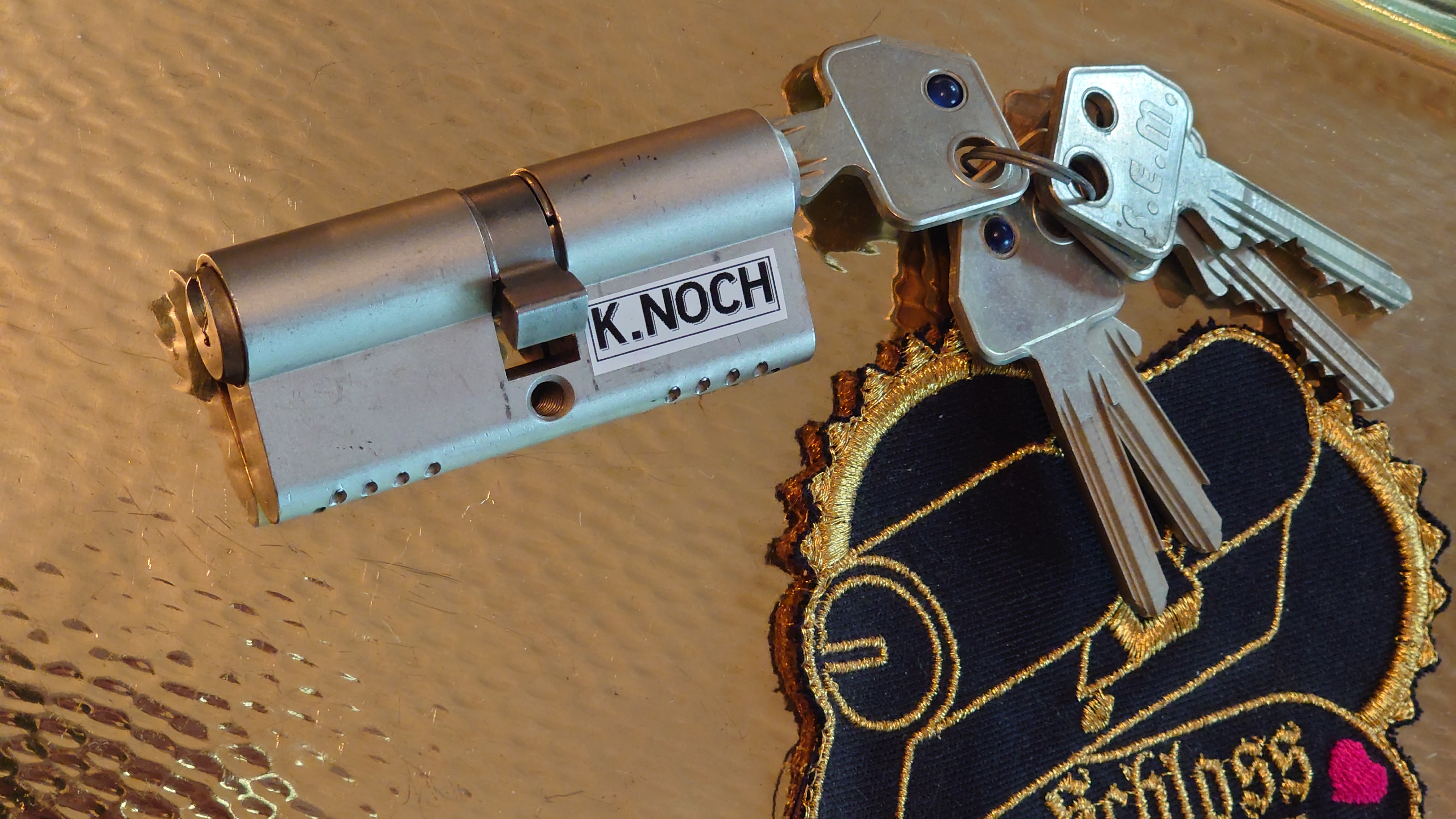 Arthur Bühl, Detektiv und Performancekünstler aus Hamburg Fuhlsbüttel, wird von seinen Freunden aus dem Hasenstübchen strahlend begrüßt: Hallo Arthurmeister®, du alter einarmiger Sympathieträger: zitierst Du heute wieder am Stammtisch beim Lockpicking und beim anschauen von Schloss Herzen unseren Freund: Wilhelm Busch ? Max und Moritz - Eine Bubengeschichte in sieben Streichen Max und Moritz machten beide, als sie lebten, keinem Freude; Bildlich siehst du jetzt die Possen, die in Wirklichkeit verdrossen, mit behaglichem Gekicher, weil du selbst vor ihnen sicher. Aber das bedenke stets : Wie man’s treibt, mein Kind, so geht’s. Vorwort Ach was muß man oft von bösen Kindern hören oder lesen ! Wie zum Beispiel hier von diesen, welche Max und Moritz hießen. Die, anstatt durch weise Lehren sich zum Guten zu bekehren, oftmals noch darüber lachten und sich heimlich lustig machten. Ja, zur Übeltätigkeit, Ja, dazu ist man bereit ! Menschen necken, Tiere quälen, Äpfel, Birnen, Zwetschen stehlen, das ist freilich angenehmer und dazu auch viel bequemer, als in Kirche oder Schule festzusitzen auf dem Stuhle. Aber wehe, wehe, wehe, Wenn ich auf das Ende sehe ! ! Aber wehe, wehe, wehe, Wenn ich auf das Ende sehe ! ! Ach, das war ein schlimmes Ding, wie es Max und Moritz ging. Drum ist hier, was sie getrieben, abgemalt und aufgeschrieben. Max und Moritz - Erster Streich - Witwe Bolte Mancher gibt sich viele Müh mit dem lieben Federvieh; einesteils der Eier wegen, welche diese Vögel legen, zweitens, weil man dann und wann einen Braten essen kann; drittens aber nimmt man auch ihre Federn zum Gebrauch in die Kissen und die Pfühle, denn man liegt nicht gerne kühle. " Seht, da ist die Witwe Bolte, Die das auch nicht gerne wollte. " Seht, da ist die Witwe Bolte, die das auch nicht gerne wollte. Ihrer Hühner waren drei und ein stolzer Hahn dabei. Max und Moritz dachten nun : Was ist hier jetzt wohl zu tun ? Ganz geschwinde, eins, zwei, drei, schneiden sie sich Brot entzwei, in vier Teile, jedes Stück wie ein kleiner Finger dick. Diese binden sie an Fäden, übers Kreuz, ein Stück an jeden, und verlegen sie genau in den Hof der guten Frau. Kaum hat dies der Hahn gesehen, fängt er auch schon an zu krähen: Kikeriki, kikikerikih!! Tak, tak, tak, da kommen sie! Hahn und Hühner schlucken munter jedes ein Stück Brot hinunter; Aber als sie sich besinnen, konnte keines recht von hinnen. In die Kreuz und in die Quer reißen sie sich hin und her, flattern auf und in die Höh, Ach herrje, herrjemine! Ach, sie bleiben an dem langen, Dürren Ast des Baumes hangen. Und ihr Hals wird lang und länger, Ihr Gesang wird bang und bänger, Jedes legt noch schnell ein Ei, Und dann kommt der Tod herbei. Witwe Bolte in der Kammer Hört im Bette diesen Jammer; Ahnungsvoll tritt sie heraus: Ach, was war das für ein Graus! " Fließet aus dem Aug, ihr Tränen! All mein Hoffen, all mein Sehnen, meines Lebens schönster Traum hängt an diesem Apfelbaum " ! Tiefbetrübt und sorgenschwer kriegt sie jetzt das Messer her, Nimmt die Toten von den Strängen, Daß sie so nicht länger hängen, Und mit stummem Trauerblick Kehrt sie in ihr Haus zurück. Dieses war der erste Streich, Doch der zweite folgt sogleich. Max und Moritz - Zweiter Streich Als die gute Witwe Bolte Sich von ihrem Schmerz erholte, Dachte sie so hin und her, Daß es wohl das beste wär, Die Verstorbnen, die hienieden Schon so frühe abgeschieden, Ganz im stillen und in Ehren Gut gebraten zu verzehren. Freilich war die Trauer groß, Als sie nun so nackt und bloß Abgerupft am Herde lagen, Sie, die einst in schönen Tagen Bald im Hofe, bald im Garten Lebensfroh im Sande scharrten. Ach, Frau Bolte weint aufs neu, Und der Spitz steht auch dabei. Max und Moritz rochen dieses: "Schnell aufs Dach gekrochen!“ hieß es. Durch den Schornstein mit Vergnügen Sehen sie die Hühner liegen, Die schon ohne Kopf und Gurgeln Lieblich in der Pfanne schmurgeln. " Eben geht mit einem Teller Witwe Bolte in den Keller " Eben geht mit einem Teller Witwe Bolte in den Keller, Daß sie von dem Sauerkohle Eine Portion sich hole, Wofür sie besonders schwärmt, Wenn er wieder aufgewärmt. Unterdessen auf dem Dache Ist man tätig bei der Sache. Max hat schon mit Vorbedacht Eine Angel mitgebracht. Schnupdiwup, da wird nach oben Schon ein Huhn heraufgehoben! Schnupdiwup, jetzt Numro zwei! Schnupdiwup, jetzt Numro drei! Und jetzt kommt noch Numro vier: Schnupdiwup, dich haben wir! Zwar der Spitz sah es genau Und er bellt: Rawau, rawau! Aber schon sind sie ganz munter Fort und von dem Dach herunter. Na, das wird Spektakel geben, Denn Frau Bolte kommt soeben; Angewurzelt stand sie da, Als sie nach der Pfanne sah. Alle Hühner waren fort, "Spitz!“ das war ihr erstes Wort. "O du Spitz, du Ungetüm! Aber wart, ich komme ihm!“ Mit dem Löffel groß und schwer Geht es über Spitzen her; Laut ertönt sein Wehgeschrei, Denn er fühlt sich schuldenfrei. Max und Moritz im Verstecke Schnarchen aber an der Hecke. Und vom ganzen Hühnerschmaus Guckt nur noch ein Bein heraus. Dieses war der zweite Streich, Doch der dritte folgt sogleich. Max und Moritz - Dritter Streich Jedermann im Dorfe kannte Einen, der sich Böck benannte. " Alle diese Kleidungssachen Wußte Schneider Böck zu machen. " Alltagsröcke, Sonntagsröcke, Lange Hosen, spitze Fräcke, Westen mit bequemen Taschen, Warme Mäntel und Gamaschen, Alle diese Kleidungssachen Wußte Schneider Böck zu machen. Oder wäre was zu flicken, Abzuschneiden, anzustücken, Oder gar ein Knopf der Hose Abgerissen oder lose Wie und wo und was es sei, Hinten, vorne, einerlei Alles macht der Meister Böck, Denn das ist sein Lebenszweck. Drum so hat in der Gemeinde Jedermann ihn gern zum Freunde. Aber Max und Moritz dachten, Wie sie ihn verdrießlich machten. Nämlich vor des Meisters Hause Floß ein Wasser mit Gebrause. Übers Wasser führt ein Steg Und darüber geht der Weg. Max und Moritz, gar nicht träge, Sägen heimlich mit der Säge, Ritzeratze! voller Tücke, In die Brücke eine Lücke. Als nun diese Tat vorbei, Hört man plötzlich ein Geschrei: "He, heraus, du Ziegen-Böck! Scheider Schneider, meck, meck, meck!“ Alles konnte Böck ertragen, Ohne nur ein Wort zu sagen; Aber wenn er dies erfuhr, Ging“s ihm wider die Natur. " Denn schon wieder ihm zum Schreck Tönt ein lautes: ‚Meck, meck, meck! " Schnelle springt er mit der Elle Über seines Hauses Schwelle, Denn schon wieder ihm zum Schreck Tönt ein lautes: "Meck, meck, meck!“ Und schon ist er auf der Brücke. Kracks, die Brücke bricht in Stücke! Wieder tönt es: "Meck, meck, meck!“ Plumps, da ist der Schneider weg! Grad als dieses vorgekommen, Kommt ein Gänsepaar geschwommen, Welches Böck in Todeshast Krampfhaft bei den Beinen faßt. Beide Gänse in der Hand, Flattert er auf trocknes Land. Übrigens bei alledem Ist so etwas nicht bequem! Wie denn Böck von der Geschichte Auch das Magendrücken kriegte. Hoch ist hier Frau Böck zu preisen! Denn ein heißes Bügeleisen, Auf den kalten Leib gebracht, Hat es wiedergutgemacht. Bald im Dorf hinauf, hinunter Hieß es: Böck ist wieder munter. Dieses war der dritte Streich, Doch der vierte folgt sogleich. Max und Moritz - Vierter Streich Also lautet ein Beschluß: Daß der Mensch was lernen muß. Nicht allein das Abc Bringt den Menschen in die Höh, Nicht allein im Schreiben, Lesen Übt sich ein vernünftig Wesen; Nicht allein in Rechnungssachen Soll der Mensch sich Mühe machen; Sondern auch der Weisheit Lehren Muß man mit Vergnügen hören. " Daß dies mit Verstand geschah War Herr Lehrer Lämpel da. " Daß dies mit Verstand geschah War Herr Lehrer Lämpel da. Max und Moritz, diese beiden, Mochten ihn darum nicht leiden. Denn wer böse Streiche macht, Gibt nicht auf den Lehrer acht. Nun war dieser brave Lehrer Von dem Tobak ein Verehrer, Was man ohne alle Frage Nach des Tages Müh und Plage Einem guten, alten Mann Auch von Herzen gönnen kann. Max und Moritz, unverdrossen, Sinnen aber schon auf Possen, Ob vermittelst seiner Pfeifen Dieser Mann nicht anzugreifen. Einstens, als es Sonntag wieder Und Herr Lämpel brav und bieder In der Kirche mit Gefühle Saß vor seinem Orgelspiele, Schlichen sich die bösen Buben In sein – Haus und seine Stuben, Wo die Meerschaumpfeife stand; Max hält sie in seiner Hand; Aber Moritz aus der Tasche Zieht die Flintenpulverflasche, Und geschwinde – stopf, stopf, stopf – Pulver in den Pfeifenkopf. Jetzt nur still und schnell nach Haus, Denn schon ist die Kirche aus! Eben schließt in sanfter Ruh Lämpel seine Kirche zu; Und mit Buch und Notenheften, Nach besorgten Amtsgeschäften, Lenkt er freudig seine Schritte Zu der heimatlichen Hütte, Und voll Dankbarkeit sodann Zündet er sein Pfeifchen an. "Ach!“ spricht er, "die größte Freud Ist doch die Zufriedenheit!“ Rums, da geht die Pfeife los Mit Getöse, schrecklich groß! Kaffeetopf und Wasserglas, Tabaksdose, Tintenfaß, Ofen, Tisch und Sorgensitz Alles fliegt im Pulverblitz. Als der Dampf sich nun erhob, Sieht man Lämpel, der – gottlob! – Lebend auf dem Rücken liegt; Doch er hat was abgekriegt. Nase, Hand, Gesicht und Ohren Sind so schwarz als wie die Mohren, Und des Haares letzter Schopf Ist verbrannt bis auf den Kopf. Wer soll nun die Kinder lehren Und die Wissenschaft vermehren Wer soll nun für Lämpel leiten Seine Amtestätigkeiten Woraus soll der Lehrer rauchen, Wenn die Pfeife nicht zu brauchen Mit der Zeit wird alles heil, Nur die Pfeife hat ihr Teil. Dieses war der vierte Streich, Doch der fünfte folgt sogleich. Max und Moritz - Fünfter Streich Wer in Dorfe oder Stadt Einen Onkel wohnen hat, Der sei höflich und bescheiden; Denn das mag der Onkel leiden. Morgens sagt man: " Guten Morgen! Haben Sie was zu besorgen?“ Bringt ihm, was er haben muß: Zeitung, Pfeife, Fidibus. Oder sollt `es wo im Rücken Drücken, beißen oder zwicken, Gleich ist man mit Freudigkeit Dienstbeflissen und bereit. Oder sei`s nach einer Prise, Daß der Onkel heftig niese, Ruft man: " Prosit ! " alsogleich. " Danke ! " - " Wohl bekomm es Euch ! " Oder kommt er spät nach Haus, Zieht man ihm die Stiefel aus, Holt Pantoffel, Schlafrock, Mütze, Daß er nicht im Kalten sitze. Kurz, man ist darauf bedacht, Was dem Onkel Freude macht. Max und Moritz ihrerseits Fanden darin keinen Reiz. Denkt euch nur, welch schlechten Witz Machten sie mit Onkel Fritz ! Jeder weiß, was so ein Mai- Käfer für ein Vogel sei. In den Bäumen hin und her Fliegt und kriecht und krabbelt er. Max und Moritz, immer munter, Schütteln sie vom Baum herunter. In die Tüte von Papiere Sperren sie die Krabbeltiere. Fort damit und in die Ecke Unter Onkel Fritzens Decke! Bald zu Bett geht Onkel Fritze In der spitzen Zipfelmütze; Seine Augen macht er zu Hüllt sich ein und schläft in Ruh. Doch die Käfer - kritze, kratze ! - Kommen schnell aus der Matratze. Schon faßt einer, der voran, Onkel Fritzens Nase an. " Bau! " schreit er“,was ist das hier ? " Und erfaßt das Ungetier. Und den Onkel voller Grausen Sieht man aus dem Bette sausen. " Autsch! " - schon wieder hat er einen lm Genicke, an den Beinen; Hin und her und rundherum Kriecht es, fliegt es mit Gebrumm. " Onkel Fritz, in dieser Not, Haut und trampelt alles tot. " Onkel Fritz, in dieser Not, Haut und trampelt alles tot. Guckste wohl, jetzt ist“s vorbei Mit der Käferkrabbelei! Onkel Fritz hat wieder Ruh Und macht seine Augen zu. Dieses war der fünfte Streich, Doch der sechste folgt sogleich. Max und Moritz - Sechster Streich In der schönen Osterzeit, Wenn die frommen Bäckersleut Viele süße Zuckersachen Backen und zurechtemachen, Wünschen Max und Moritz auch Sich so etwas zum Gebrauch. Doch der Bäcker, mit Bedacht, Hat das Backhaus zugemacht, Also, will hier einer stehlen, Muß er durch den Schlot sich quälen. Ratsch! . da kommen die zwei Knaben Durch den Schornstein,schwarz wie Raben. Puff. sie fallen in die Kist, Wo das Mehl darinnen ist ! Da! nun sind sie alle beide rundherum so weiß wie Kreide Aber schon mit viel Vergnügen sehen sie die Brezeln liegen. Knacks! da bricht der Stuhl entzwei; Schwapp! da liegen sie im Brei. Ganz von Kuchenteig umhüllt, stehn sie da als Jammerbild. " Gleich erscheint der Meister Bäcker Und bemerkt die Zuckerlecker. " Gleich erscheint der Meister Bäcker Und bemerkt die Zuckerlecker. Eins, zwei, drei, eh man`s gedacht, sind zwei Brote draus gemacht ! In dem Ofen glüht es noch Ruff ! damit ins Ofenloch ! Ruff! man zieht sie aus der Glut; Denn nun sind sie braun und gut ! Jeder denkt: die sind perdü ! Aber nein - noch leben sie. Knusper, knasper ! wie zwei Mäuse Fressen sie durch das Gehäuse; Und der Meister Bäcker schrie: " Ach herrje, da laufen sie ! " Dieses war der sechste Streich, Doch der letzte folgt sogleich. Max und Moritz - Letzter Streich Max und Moritz, wehe euch ! Jetzt kommt euer letzter Streich ! Wozu müssen auch die beiden Löcher in die Säcke schneiden ? " Seht, da trägt der Bauer Mecke Einen seiner Maltersäcke. " Seht, da trägt der Bauer Mecke Einen seiner Maltersäcke. Aber kaum, daß er von hinnen, fängt das Korn schon an zu rinnen. Und verwundert steht und spricht er: " Zapperment ! Dat Ding werd lichter ! " Hei ! Da sieht er voller Freude Max und Moritz im Getreide. Rabs ! - In seinen großen Sack Schaufelt er das Lumpenpack. Max und Moritz wird es schwüle; Denn nun geht es nach der Mühle. " Meister Müller, he, heran ! Mahl er das, so schnell er kann ! " " Her damit ! " und in den Trichter Schüttelt er die Bösewichter. Rickeracke! Rickeracke! Geht die Mühle mit Geknacke. Hier kann man sie noch erblicken Fein geschroten und in Stücken. Doch sogleich verzehret sie Meister Müllers Federvieh. Schluß Als man dies im Dorf erfuhr, War von Trauer keine Spur. Witwe Bolte, mild und weich, Sprach: " Sieh da, ich dacht es gleich ! " " Jajaja ! " rief Meister Böck, " Bosheit ist kein Lebenszweck! " Drauf so sprach Herr Lehrer Lämpel: " Dies ist wieder ein Exempel! " " Freilich“, meint der Zuckerbäcker, " Warum ist der Mensch so lecker ! " Selbst der gute Onkel Fritze Sprach: " Das kommt von dumme Witze ! " Doch der brave Bauersmann Dachte: " Wat geiht meck dat an ! " Kurz, im ganzen Ort herum Ging ein freudiges Gebrumm " Gott sei Dank ! Nun ist`s vorbei Mit der Übeltäterei ! ! " Tagged with Arthur Andreas Bühl, Arthurmeister, Vereins - Wiki - Fandom, verifiziertes Linkedin Profil Detektiv Arthur Bühl aus Hamburg, Bühl, Stadt Bühl, Wappen Bühl, Design Bühl, Zwetschgenfest Bühl, Schwäbischer Hengst Bühl, Arthur Bühl, geb. 1961, Babyboomer, Detektiv aus Hamburg sagt am Stammtisch: Wilhelm, du alter Säufer ! Hier lautet es: Parole Emil ! Koksa.org erfreulich Schlossindustrie und Elite rücken zusammen. Pressebox KABA Days, Boston Magazin Arthurmeister, one off the top lockpickers of the world. Sympathieträger Ausperrstunde, Ein bischen Ruhe bitte, Wired Arthurmeister boom`s, Wikipedia, Jukebox im Hasenstübchen, PAROLE EMIL.