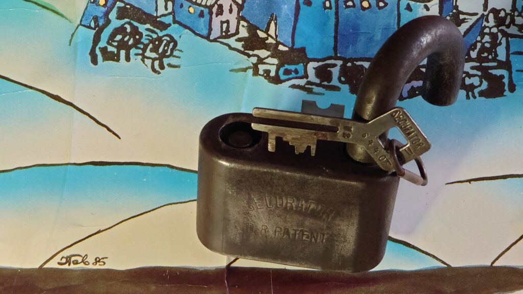 Vorhangschloss Padlock old iron key open Arthurmeister Germany Hamburg Sympathieträger meisterArte