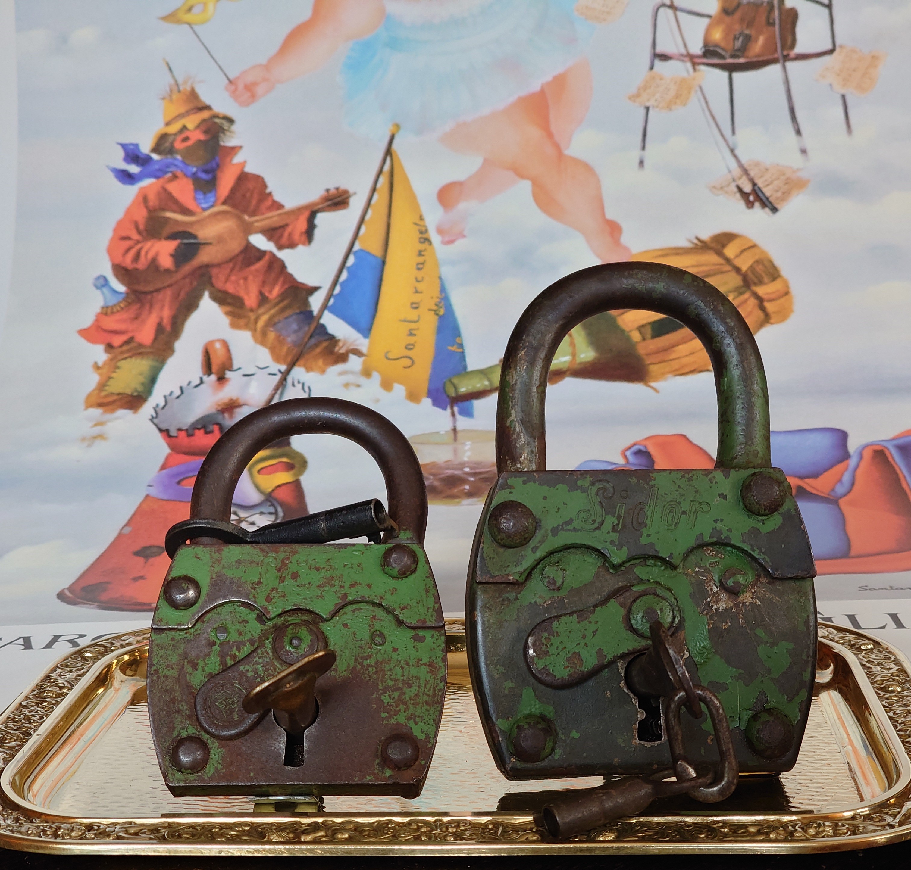 𝔄𝔯𝔱𝔥𝔲𝔯 𝔅ü𝔥𝔩, 𝔄𝔯𝔱𝔥𝔲𝔯𝔪𝔢𝔦𝔰𝔱𝔢𝔯 ® Stück Davon schwarze Katze, Zwei Katzenkopf Schlösser Zunft, Schlosser, Zunftabzeichen, Wappen, Geselle, Anstecknadel, Verbandsabzeichen, Stück Davon. Die nicht alltägliche Form eines Truhenschlossen führte dazu, das man die Schlosser im Zunftleben scherzhaft ironisierend Katzenköpfe nannte. Der Spitzname erhielt sich durch die Jahrhunderte. Und der Katzenkopf wurde damit zu einem Symbol. Er erscheint auf der Anstecknadel, die heute der Schlosser als Verbandabzeichen tragen kann. Die auf der Nadel angebrachte Inschrift " Stück Davon " erklärt sich wie folgt: Der wandernde Schlossergeselle sprach bei einem Meister um Arbeit vor. Befragt, ob er das Handwerk verstünde, antwortete er: Stück Davon ! Die zwei Worte wiesen ihn in aller Bescheidenheit als Angehörigen der Zunft aus, der bereit sei noch weiter zu lernen. DoubleBrain ® SEO für heute: Barockschlüssel, Schmiedeeisen, Halme gedreht, Bärte geschnitten, Reiden aufgesetzt, Stahlschnitttechnik, Kapelleneingerichte, Schmiedeeisen, Hohldorn, Gesenk, Pflanzenmotiv, Wappentierschmuck, geschmiedet, gepunzt, Schlüsselgriff beidseitig, halbrelief, Bekrönung auf der einen Seite als männlicher auf der anderen als weiblicher Kopf, Löwenwappen, Delphine, Schwanzflosse, Stilelemente der Reaissance, profilierter Steckhalm, Gesenke und Reide ziseliert, Griffrand, Zwei Schlangen blau angelassen, Eisenblech, Schließblech, Türrahmen, Schlosskasten, Eisenkern, französisch, Zierdecke ausgehauen, eingehauen und getrieben, Rosette, Ringgriff, Rokoko und Schlüssel, eisernes Wiener Barock Hangschloss mit Spreitzfedernverschluss, gefeilt, geschnitten und ziseliert, flacher Steckschlüssel, Eisengrundplatte und zwei Engel mit Trompete, Posaune und Blumengeranke verziert. Figuren, Schmuck, Jagdszene, Empire, Möbelschlösser, Messingzierdecken, Witwerschlüssel, Schlüsselgewalt, Symbol, Sargschlüssel, Silberschlüssel, Hohldorn, Nachbildung, Kammerherrnschlüssel, Bronce, feuervergoldet, Emblem mit Initialien der weltlichen oder kirchlichen Fürsten versehen, die sie verliehen haben. Doppeladler, Reichsapfel, Zepter und Krone, Übergabeschlüssel, magische Stilelemente, östrerreichischer Kammerherrenschlüssel mit Doppeladler, Kordeln und Quasten, Wien, Hoflieferant, Mayestät, päbstlich, ungarisch, bayerisch, in Silber gegossen, Sinsheim, Hohldornschlösser mit Eisenriegeln, Gelenkschlüssel, einfacher Schieberiegel aus Holz, klappbare Doppelschlüssel aus Tirol, Rohrhülse, Bart, Tirol, Kreuz, Herz, Schlüsselgehänge, süddeutsch, Leder, gotisch, Bügel, Tabakspfeifenschlüssel, Schlossergeselle nach bestandener Prüfung, Schlüsselgeschenketui für die Braut: Bund mit fünf Zimmer, Möbel und Kassettenschlüsseln, in der Mitte Haustorschlüssel aus einem Stück geschmiedet, geschnitten und mit Stahlstangen handpoliert auf dem vierseitigen Gesenk in Schreibschrift " Deutsches Empire ", Dreipass, Jugendstil, Doppelrohr, Hauptportal der Jesuitenkirchen Sankt Michael, Der Hammerschlüssel für Weinkeller: der ziselierte aufgesetzte Hammer diente dem Küfner zum abklopfen der Fässer und zum öffnen der Spunde, Enstehungszeit, Hoftheater, bayrisches Nationaltheater in München, Zerstörung, Kunstschlosser, Fritz Nüssel, Heinrich Pankofer, Germany, wissenschaftlich, systematisch, Schlüsselexperte, Sammler, Privatsammlung, Schlüsselzentrale München, Fachmann für Sicherheitsfragen, sachkundig, Experte, versierter Restaurator, historischer Wert, handwerkliches Geschick und seine langjährige Berufserfahrung, Anerkennung, international, Fachmann nicht nur für die Technick von Schlüsseln und Schloss, auch für künstlerische und historische Fragen. Standardwerk Europa, Übersee, offizielle Stellen, Landeskriminalamt, Bundesanwaltschaft, Keltenschlüssel, Vorchristus, Witwenschlüssel, John F. Kennedy, Weisses Haus, Schlossmuseum Velbert, gut verpackt, Pullach, Erfinder und Auror, Leidenschaft, aufschlußreiches Werrk, Memoiren, Töchter, Emmi Seifert, Marlene Nüssel, Frau Anni, Kaminkehrer, Schwanthal, Freund und Helfer der Polizei, mein Leben, Gedichte, Kaffeveranstaltung, Nachbarschaftshilfe, Essen auf Rädern, Schlüsselfigur, tausend Stücke, Keltenzeit, Christus, Kelheim, Exemplare, Ausländische Lehrlinge, Brocken, wiegt fünf Kilo, Schmucksafe, Ludwig XV 1430, Brillianten, Verona, Eisenzeit, Ägypten, Hallstadtzeit, Salzkammergut, Hallstadt Gräberfeld, Epoche, Eisenverhüttung, Salzbergbau, Gerätschaften zu exportieren, geographischer Ort am Nordende des Neuenburger Sees in der Schweiz, Pfalbauten, auf festem Land angelegte Siedlung, europäische Eisenzeit, Kelten Indogermanischen Völkergruppe, Germanen, Rhein, kämperisch, expansionsbereit, Rom, Homer, Dichter, Jugendzeit, halbdunkel, erahnbar, zivisilatorische Dokumente, Dichtung, märchenhaft schöne Gestalt, Götter treten vor uns hin, denen die mittelmerisch kleinasiatische Menschheit Wirkungen und Tätigkeiten zugedacht hat, die diesen Fabelwesen für immer Kontur verliehen haben. So tritt der Schmiedegott Hephaistos lateinisch Vulkanos vor uns hin: Rußig und edel zugleich, genial erfinderisch, ein kunstreicher Handwerkegott. Der zu den 12 Hauptgöttern der griechisch römischen Antike erzählt wird. Jupiter, Himmel, hinabgstürtzt, Entfernung der Erde von den Sternen, Insel Lemlos, Hinkefuss, Gerechtigkeit, alte Fabeln, schöne und liebenswürdige, Eheweib, Museeum of fine Arts in Boston USA, Parmenides Lehrgedicht Balanos, Hammer, Amboss, Feuer, Wasser, glühend, Metall, Hammerschlag, Gußverfahren, gewünschte Form, Holz oder Kohle, warmgeschmiedet, grobkristallin, feinkörnig, Streck und Bruchgrenze, Plinius, samische Künstler, Erzguß, Keltenschlüssel, hochkant durch einen Schlitz in der Tür gesteckt, gedreht, bis er - nun waagrecht - in die Angriffe der im Riegel gelagerten Sperrklötze eingerastet: die Sperrklötze werden angehoben, der Riegel ist entsperrt und lässt sich mit einem ledernen Zugriemen von außen auf und zu ziehen. Griechenland, lakonisch, neues Prinzip, Schlüsselträger, Kaiserzeit, Würde, Statussymbol, Römer, die punische Kriegen das Metallhandelsmonopol an sich gebracht hatten verfügten in reichem Maße über Kupfer, Zink und Zinn. Verschlußriegel, Feder, Lochkanäle, Sperrstifte, entsichert, auf oder zugeschoben, Drehschlüssel, Hangschloss, Spreitzfeder, Kulturlandschaft, Kassetten, Truhen, Türen, Tiermaskendeckel, Pferdegstalt, arabisch, Vexier, indisch, Kugel, Grundform, Volldorn, Technische Feinheit, Eleganz, Zweckgebilde in den Händen von Menschen, die bemüht sind, mit einem rauhen, kriegerischen Leben fertig zu werden, Verteidigung, bedachte Architektur, spürbar, verschlossen, Zierlichkeit, Zeitläufe, Kultur, Willen und Werkstätten in Pompji und Herkulaneum, Wachsmodell Tonmantel gebrannt, schmilzt das Wachs glühend, Nachteil, römisches Imperium, desto länger, primitive Form, Spätantik, Karolingische Kunst, Fräkisches Adelsgeschlecht, Karl der Große, Triebfeder, Höfische und Kirchliche Kreise, Monumental Kunst, Klerikale Kreise, Kulturträger, Elfenbein, Goldschmied, Goldschmiedekunst, geistig - kulturelle Erhellung, Abendland, profunde Bedeutung, Ehefrau, häusliche Gewalt, Vertrauen, Brauch, Kirchweihtag, Steiermark, geweiht, Gnadenschlüssel, Petrus - Schlüssel, Apostel, Pilger, Schenkung, Pabst Pälagius, Gregor, König Alfons von Kastilien, König Alfred, romanischer Stil, schöpferische Kraft, Kunstgewerbe, Klöster, Kostbarkeiten, kunsthandwerklich, Verfeinerung, Raffiniertheit, Formenwelt, Alltag, Kleidung, Ritterrüstung, kraftvoll, primitiv, gotische Epoche, Jan van Eick, Grammatik, Lebensstil, geläutert, gültig, Opulenz der Kleidung, Materialwert, Charme, Sakral, Phantasie, Formensprache, feinsinnig, Steinmetz, Bescheidenheit, Portal, Notre - Dame, Paris, köstlich, kostbar, Mechanismus, Entsperrungsvorgang, Fischblasen, Kreuze, Drei - und Vierpass, grotesk, meisterlich, Handwerkszeug primitiv, Gewirre, Besatzung, Tropfen Öl, rein von Hand, Prochnov, Kunstschreiner, gesunde Männer, Michael Mann, Michael Mann Kästchen, Nürnberg, Augsburg, Fürth, Wörth, Riegelwerk, sauber geätzte und vergoltdete Büchsen und Pistolen aus Eisen. Doppelmeyer, Markgraf, erlassene Strafe, Spinnenschlösser, Deckelunterseite, figürlich, kunstfertigkeit, Schlüsselloch, größere Summen harten Geldes, raffiniert, Spielerei, Kuriusität, Zeugnis, Möbel, Bombast, Schwulst, Liebe, Zäsur, Dreißigjähriger Krieg, Mutter Courage, Armut, Schichten in Deutschland, Reformation, patetisch, Phänomen, Ornament, Pierre Frommerie, Sedan, Berlin, Ebenholz, Emaill, monumental, Signatur, Barock, Formenreichtum, gediegen, summarisch, mittelmäßig, Epochen, Werkleute, Halskette, Mayestät, Spanien, Revolution, Mittelalter, feierlich, Feind, Öffnung der Tore, Kapitulation, Schlüsselsoldat, Mitglied der päbstlichen Schweizer Garde, Pabstwappen, abfällige Bedeutung, Stadtwappen Tabackspfeife, Vierkant, Dolch, Pistolenschlüssel, geheime Nachrichten, Siegel, Hammerschlüssel für einen Weinkeller, Liebende, Angebetete, Ritter, Kreuzzug, Heiliges Land, Kreuzritter, Ehefrau, Märchen, arges oder schönes, es will scheinen, das eine Welt ohne Schlüssel nicht denkbar ist, Paris, Turenschloss, Schlossfalle, Konstruktion, Luxus, Verschwendungssucht, Kleinod, Brilliant, Maillard, König Stanislas, Ballkongitter, Pastellportrait, Museeum der Stadt Nancy, spirituell Sonnenkönig, Prinz Eugen von Savojen, den sublimen Geist seiner Epoche, General Feldmarschall Prinz Freund der Musen, Besieger der Türken, Zunftbuch, Balthasar, Gitter, Porzellan, hochkultiviert, Degengriff, Münchener Hof, Wittelsbach, Gesamtkunstwerk, Johann Joachim Winckelmann, Kleidermode, Reifrock, Schnürrleibchen, Wohnkultur, Neoklassizismus, Möbel, Chubb, Bramah, Inselstaat, Engländer, Ungarn, Italiener, Tossi, Yale, Hobbs, Aber die Bemühungen um immer neue vergrößerte Sicherheit im Bereich des Schlosses gingen weiter. Man glaubte vorübergehend das non plus ultra Sicherheitsschloss konstruiert zu haben und zwar kühn genug, Geldpreise für denjenigen auszusetzen, dem es gelingen würde, diese neuartigen Schlösser aufzusperren. Überraschend geschah das dank der Fertigkeit des Amerikaners Hobbs 1853. Seine Medtode des Aufsperrens ist in der Fachwelt als Hobbsches Öffnungsverfahren bekannt. Es wurde mit Erfolg publiziert, das Kriminelle Hinweise zum Öffnen der Sicherheitsschlösser erhielten. Linus Yale, Fallstiftriegelschlösser, der Ägypter, Assyrer, Babyloner, Yale Zylinder, C.E. Schulte in Velbert, Kromer Protector Schloss 1871, Hahn AG, Karl Zeiss, BKS, Boge und Kasten Solingen, Koloss von Roddos, Byzanz, Konstantinopel, Moschee, Kirche, Schlüsseltyp, Kaufmann, Herkunft, Herzblatt, Kurfürst, Alltagsgebrauch. Die Schönheit der Welt. Die Kraft, die menschlichen Schöpfergeist gewahr werden lässt. Die beiden Schlüssel in der Hand des heiligen Petrus geben diesem die Macht, die Pforten des Himmels zu öffnen. Der Schlüssel ist ein christliches Symbol, er ist aber auch das Inbild menschlichen Schöpfergeistes und als solches steht er in unmittelbarer Beziehung zu der Arbeitswelt des Sammlers Heinrich Pankofer. Doblebrain ® gibt vor: Mehr SEO ! ! ! Bühl. Arthur Andreas Bühl. Der Sympathieträger ist in Stuttgart, Baden - Württemberg geboren. Der Detektiv lebt in HAM. H1 Text: Der SEO schreibt: 𝔄𝔯𝔱𝔥𝔲𝔯 𝔅ü𝔥𝔩, 𝔄𝔯𝔱𝔥𝔲𝔯𝔪𝔢𝔦𝔰𝔱𝔢𝔯® Bühl, Arthur, Jahrgang 1961, Made in Germany, Detektiv or Private Investigator how Mr. Smitz from the PLAYBOY, Beverly Hills, say`s. Yes Mr. Smitz i will send you the Photo Arthurmeister`s F 1, Jacket for your LeporelloUS. to your E - Mail Mr.Smitz@Mr.Smitz.us. Ok, Mr. Smitz. Mr. Smitz do you know what Google Earth is ? Take BÜHL Arthur, only by Google Earth, you know ? have done it ? Yes Google will show you my Panel superfast. Cool, Arthurmeister, cool. Yes Mr. Smitz, this can i do for you too ! Yes with SEO. Yes, yes, i have Arkadasch erklärt, sein Erikli pasta is not so genial. Der beste Zwetschgenkuchen, you know plum tart, is from the Stadt Bühl. Not laughing in the USA. Bühl is a City like my Name. And the People in this City called it: Zwetschgendatschi ! you know. This is the world best plumcake. Yes Datschi. Yes, Stadt Bühl is near Baden - Baden, the Casino, you know ! Yes. Baden-Württemberg. You must know there is since 1927 the traditionell Zwetschgenfest. And there ist the Zwetschgenkönigin ! Mr. Smitz, my Ur Ur Ur Ur Grandfather is born in Bühl. My Great Grand Grand Mother where also born in the town Bühl. Their profession was Zwetschgenpicker. Not Lockpicker, Zwetschgen / Plum Picker. And Rüttler. Oh, really ! Yes, Yes. And since this time the name of the family Bühl from the Stadt Bühl is: Yes you know - Buehl. Yes i will give Greetings from you to Mrs. Friede Springer from the Newspaper BILD et. Yes, the Elbphilharmonie is in Betrieb. OH, Mr. Smitz, greeting´s to you from Joe Asbbery, NBA, you know. Tomorrow we will meet us in the Hasenstübchen, our Rabbit Hall. For Lockpicking und Beer. Call you. Parole Emil ! H1 Text: Der SEO schreibt weiter: 𝔄𝔯𝔱𝔥𝔲𝔯 𝔅ü𝔥𝔩, 𝔄𝔯𝔱𝔥𝔲𝔯𝔪𝔢𝔦𝔰𝔱𝔢𝔯® Herr Arthur Bühl, kritischer Privatdetektiv aus der Hansestadt Hamburg, bereitet sich auf ein Interview mit der BILD et vor. Bei Babsi und Gina in Fuhlsbüttel wird ihm zuvor der Vokuhila geschnitten. Herr Arthur Bühl wurde schon in der BILD et als " Herr der Schlösser " beschrieben. " Ein bisschen Ruhe bitte " schreibt Jan Freitag von der TAZ. Er erwähnt auch eine Mustertür by Wendt. Es wird darin herumgeprökelt. Selbst Arthur Bühl, der weltbeste aus dem Lockpicker Mekka Hamburg, betreibt pures Understatement, weil er sein Schloss in nur 20 Sekunden " geknackt " hat. Charles Graeber von der Wired.com beschreibt in seinem Artikel Master Lock - Pickers do bottle Arthur Bühl " The Master of the Universe ", Arthur Bühl a private Detective of Germany open locks. Bühl`s Fabio - the - Barbarian Look stands out. He wins the Dutch Open and is now Master of the Universe. The people cry: " Arthurmeister ! booms Arthurmeister ". Mark Webber Tobias, the Author of Locks, Safes, and Security, a Police Reverence, say: Arthurmeister, that ist beautyful. " Open ! " sagt Arthurmeister ", offen ist gut, schneller offen ist besser ". " Beer !" Arthurmeister booms back and a new Champion is born. Die Welt berichtet: " Die Kunst, Schlösser ohne Schlüssel zu öffnen ". Vereinsmitbegründer und Vizepräsident Arthur Bühl trägt seine Leidenschaft schon auf der Krawatte. Sie ist rot mit gelben Schlüsseln drauf. Intern wird er ehrfürchtig " Meister Arthur " gerufen. Er hat es zum siebenfachen Deutschen Meister in verschiedenen Disziplinen geschafft. Er pickt seit der Kindheit. Sein erstes Trainingsobjekt war sein Spardosenschloss - Ein klassischer Einstieg… . Die Slate berichtet über Arthur Bühl als Lockpicking Legend. Es gibt einen Artikel Tool for Picking and Decoding by Stasi, CCC, Vortrag Berlin. Amateur Hour berichtet: Arthurmeister has " The Master Touch ". Bei den Kaba Day `s im Europa Park Rust schreibt die Pressebox: auf großes Interesse der Teilnehmer stieß auch die praktische Vorführung von Steffen Wernéry und Arthur Bühl, die gängige mechanische Schließzylinder ohne Schlüssel zerstörungsfrei öffnen. Meist in Sekundenschnelle. Auch die Chemnitzer Zeitung " Freie Presse " hat über das Lockpicking und Arthur Andreas Bühl alias Arthurmeister berichtet. Dwight Perry schreibt: Arthur Bühl has good hands ! In der Philalocksmith wird Arthur Bühl auch als Lockpicking Legend betitelt. Es gibt auch einen Beitrag, 360 Meridianos. In der Datenschleuder, CCC, wurde über ihn als Sympathieträger berichtet. Veröffentlicht unter Linkedin, Xing, Google Panel, Twitter X. In der Vitrine von Arthur Andreas Bühl, Arthurmeister® sind Schlösser, Padlocks, von ABUS, BKS, CES, DOM, EVVA, Assa Abloy, Z Ikon, Kaba, Keso, ASSA, Winkhaus, Wilka, Trelock, Schmelting, Bode Panzer, Ancor Las, Drumm Geminy, Xylock, SEA, Medeco, Mul-T-Lock, Cut away, ABUS Granit, Pfaffenhain, E*S, ESS, Nemef, BAB, Babelsberg, Stasi, Diskus, WMF, Tesa, Noch, Vachette, Cisa, Wally, Rielda, Mottura, Viro, FAI, GeGe, Fichet, Bode Panzer, Tresor, Bramah, Protector, Braun`s Patent, Walomatus, Arolds, Combination Lock, Yale, Master, American Lock, Tubular, China, Indien, Aligarh, Nepal, Thailand, Zahlenschlösser, Himmelsschlüssel und noch vieles mehr, vorhanden. Alle Schliesszylinder sind Übungsmaterial für das Lockpicking. Schlagschlüssel und so vieles mehr, sind auch dabei. Auch der Sputnik. Verschlagwortet mit: ♥ Vokuhila, Friseur ♥ Schwäbischer Hengst, Zwetschgen Heini, Bühl er, Zwetschge, Google Earth, Mittelpunkt der Welt, Martinameisterin, Cartomanze, Scholischek, " HIGH NOON ! ". ♥ Parole Emil ! Arthur Andreas Bühl, Detektiv, made in Germany, born 1961 in Stuttgart, Baden - Württemberg, living in HAM, Im Dienste der Wahrheitsfindung unterwegs, betreibt in seiner Freizeit Lockpicking aus Leidenschaft. Der mehrfache Deutsche Meister wird in der WIRED als " Master of the Universe " betitelt. In der BILD et ist der Artikel " Herr der Schlösser " abgedruckt. Im Hasenstübchen - Fuhlsbüttel, am Hasenberge, Santa Fu, wird gefeiert. Arthurmeister® stellt seinen Leporello " Der Aufmacher " vor. Der Stammtisch grölt " OFFEN ". Scholischek, Rudi, Heike I, Noagerlzutzler, Arthur und Joe Asberry, der alte NBA ler, prosten sich zu. Arthurmeister`s Jukebox auf YouTube spielt Pointer Sisters - Slow Hand ! ♥ Beim Tanzen ruft die Cartomanze " Ey du Sympthieträger ♥, komm mal her " ! SEO für heute: DETEKTIV, Arthur Bühl, Lockpicker, Deutscher Meister, pickt ABUS Padlock. 𝐀𝐫𝐭𝐡𝐮𝐫 𝐀𝐧𝐝𝐫𝐞𝐚𝐬 𝐁ü𝐡𝐥, 𝐃𝐞𝐭𝐞𝐤𝐭𝐢𝐯, 𝐦𝐚𝐝𝐞 𝐢𝐧 𝐆𝐞𝐫𝐦𝐚𝐧𝐲, 𝐛𝐨𝐫𝐧 𝟏𝟗𝟔𝟏 𝐢𝐧 𝐒𝐭𝐮𝐭𝐭𝐠𝐚𝐫𝐭, 𝐁𝐚𝐝𝐞𝐧 - 𝐖ü𝐫𝐭𝐭𝐞𝐦𝐛𝐞𝐫𝐠, 𝐥𝐢𝐯𝐢𝐧𝐠 𝐢𝐧 𝐇𝐀𝐌, 𝐈𝐦 𝐃𝐢𝐞𝐧𝐬𝐭𝐞 𝐝𝐞𝐫 𝐖𝐚𝐡𝐫𝐡𝐞𝐢𝐭𝐬𝐟𝐢𝐧𝐝𝐮𝐧𝐠 𝐮𝐧𝐭𝐞𝐫𝐰𝐞𝐠𝐬, 𝐛𝐞𝐭𝐫𝐞𝐢𝐛𝐭 𝐢𝐧 𝐬𝐞𝐢𝐧𝐞𝐫 𝐅𝐫𝐞𝐢𝐳𝐞𝐢𝐭 𝐋𝐨𝐜𝐤𝐩𝐢𝐜𝐤𝐢𝐧𝐠 𝐚𝐮𝐬 𝐋𝐞𝐢𝐝𝐞𝐧𝐬𝐜𝐡𝐚𝐟𝐭. 𝐃𝐞𝐫 𝐦𝐞𝐡𝐫𝐟𝐚𝐜𝐡𝐞 𝐃𝐞𝐮𝐭𝐬𝐜𝐡𝐞 𝐌𝐞𝐢𝐬𝐭𝐞𝐫 𝐰𝐢𝐫𝐝 𝐢𝐧 𝐝𝐞𝐫 𝐖𝐈𝐑𝐄𝐃 𝐚𝐥𝐬 " 𝐌𝐚𝐬𝐭𝐞𝐫 𝐨𝐟 𝐭𝐡𝐞 𝐔𝐧𝐢𝐯𝐞𝐫𝐬𝐞 " 𝐛𝐞𝐭𝐢𝐭𝐞𝐥𝐭. 𝐈𝐧 𝐝𝐞𝐫 𝐁𝐈𝐋𝐃 𝐞𝐭 𝐢𝐬𝐭 𝐝𝐞𝐫 𝐀𝐫𝐭𝐢𝐤𝐞𝐥 " 𝐇𝐞𝐫𝐫 𝐝𝐞𝐫 𝐒𝐜𝐡𝐥ö𝐬𝐬𝐞𝐫 " 𝐚𝐛𝐠𝐞𝐝𝐫𝐮𝐜𝐤𝐭. 𝐈𝐦 𝐇𝐚𝐬𝐞𝐧𝐬𝐭ü𝐛𝐜𝐡𝐞𝐧 - 𝐅𝐮𝐡𝐥𝐬𝐛ü𝐭𝐭𝐞𝐥, 𝐚𝐦 𝐇𝐚𝐬𝐞𝐧𝐛𝐞𝐫𝐠𝐞, 𝐒𝐚𝐧𝐭𝐚 𝐅𝐮, 𝐰𝐢𝐫𝐝 𝐠𝐞𝐟𝐞𝐢𝐞𝐫𝐭. 𝐀𝐫𝐭𝐡𝐮𝐫𝐦𝐞𝐢𝐬𝐭𝐞𝐫® 𝐬𝐭𝐞𝐥𝐥𝐭 𝐬𝐞𝐢𝐧𝐞𝐧 𝐋𝐞𝐩𝐨𝐫𝐞𝐥𝐥𝐨 " 𝐃𝐞𝐫 𝐀𝐮𝐟𝐦𝐚𝐜𝐡𝐞𝐫 " 𝐯𝐨𝐫. 𝐃𝐞𝐫 𝐒𝐭𝐚𝐦𝐦𝐭𝐢𝐬𝐜𝐡 𝐠𝐫ö𝐥𝐭 " 𝐎𝐅𝐅𝐄𝐍 ". 𝐒𝐜𝐡𝐨𝐥𝐢𝐬𝐜𝐡𝐞𝐤, 𝐑𝐮𝐝𝐢, 𝐇𝐞𝐢𝐤𝐞 𝐈, 𝐍𝐨𝐚𝐠𝐞𝐫𝐥𝐳𝐮𝐭𝐳𝐥𝐞𝐫, 𝐀𝐫𝐭𝐡𝐮𝐫 𝐮𝐧𝐝 𝐉𝐨𝐞 𝐀𝐬𝐛𝐞𝐫𝐫𝐲, 𝐝𝐞𝐫 𝐚𝐥𝐭𝐞 𝐍𝐁𝐀 𝐥𝐞𝐫, 𝐩𝐫𝐨𝐬𝐭𝐞𝐧 𝐬𝐢𝐜𝐡 𝐳𝐮. 𝐀𝐫𝐭𝐡𝐮𝐫𝐦𝐞𝐢𝐬𝐭𝐞𝐫`𝐬 𝐉𝐮𝐤𝐞𝐛𝐨𝐱 𝐚𝐮𝐟 𝐘𝐨𝐮𝐓𝐮𝐛𝐞 𝐬𝐩𝐢𝐞𝐥𝐭 𝐏𝐨𝐢𝐧𝐭𝐞𝐫 𝐒𝐢𝐬𝐭𝐞𝐫𝐬 - 𝐒𝐥𝐨𝐰 𝐇𝐚𝐧𝐝 ! ♥ 𝐁𝐞𝐢𝐦 𝐓𝐚𝐧𝐳𝐞𝐧 𝐫𝐮𝐟𝐭 𝐝𝐢𝐞 𝐂𝐚𝐫𝐭𝐨𝐦𝐚𝐧𝐳𝐞 " 𝐄𝐲 𝐝𝐮 𝐒𝐲𝐦𝐩𝐭𝐡𝐢𝐞𝐭𝐫ä𝐠𝐞𝐫 ♥, 𝐤𝐨𝐦𝐦 𝐦𝐚𝐥 𝐡𝐞𝐫 " ! 𝐒𝐄𝐎 𝐟ü𝐫 𝐡𝐞𝐮𝐭𝐞: 𝐃𝐄𝐓𝐄𝐊𝐓𝐈𝐕, 𝐀𝐫𝐭𝐡𝐮𝐫 𝐁ü𝐡𝐥, 𝐋𝐨𝐜𝐤𝐩𝐢𝐜𝐤𝐞𝐫, 𝐃𝐞𝐮𝐭𝐬𝐜𝐡𝐞𝐫 𝐌𝐞𝐢𝐬𝐭𝐞𝐫, 𝐩𝐢𝐜𝐤𝐭 𝐀𝐁𝐔𝐒 𝐏𝐚𝐝𝐥𝐨𝐜𝐤.