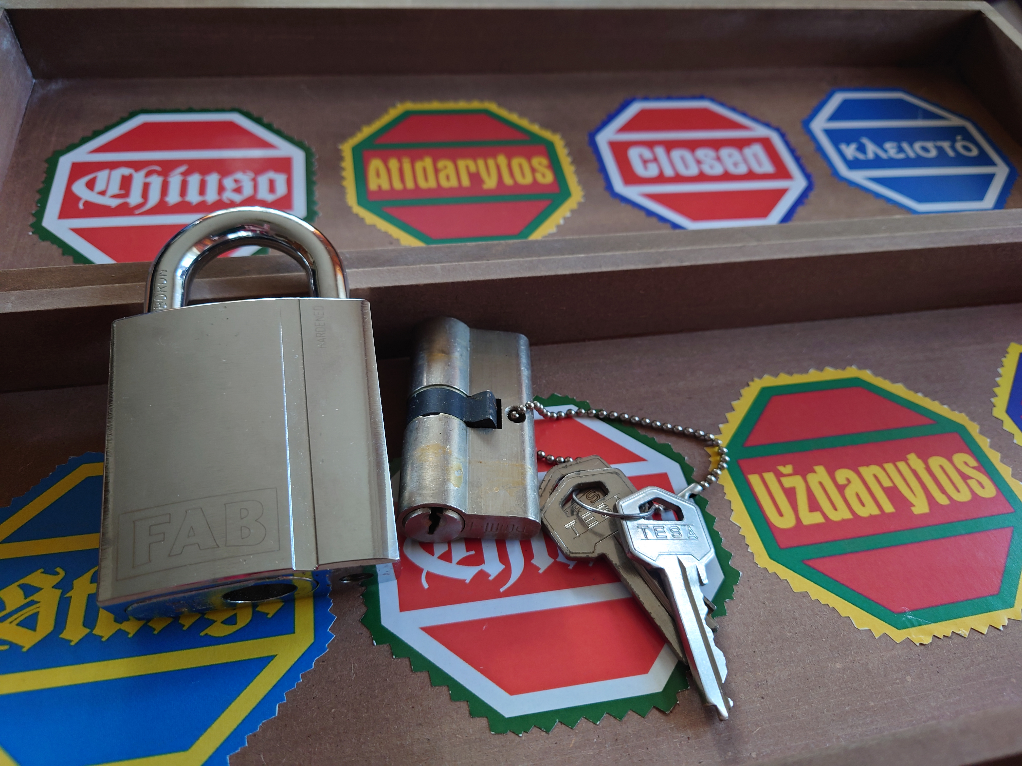 SEO Jahrgang 1961 ♥ 𝔄𝔯𝔱𝔥𝔲𝔯 𝔅ü𝔥𝔩, 𝔄𝔯𝔱𝔥𝔲𝔯𝔪𝔢𝔦𝔰𝔱𝔢𝔯® Arthur Bühl, Jahrgang 1961, Detektiv aus Germany, Im Dienste der Wahrheitsfindung unterwegs, betreibt in seiner Freizeit Lockpicking aus Leidenschaft. Der mehrfache Deutsche Meister wird in der WIRED als " Master of the Universe " betitelt. In der BILD et ist der Artikel " Herr der Schlösser " abgedruckt. Im Hasenstübchen - Fuhlsbüttel, am Hasenberge, Santa Fu, wird gefeiert. Arthurmeister® stellt seinen Leporello " Der Aufmacher " vor. Der Stammtisch grölt " OFFEN ". Scholischek, Rudi, Heike I, Noagerlzutzler, Arthur und Joe Asberry, der alte NBA ler, prosten sich zu. Arthurmeister`s Jukebox auf YouTube spielt Pointer Sisters - Slow Hand ! ♥ Beim Tanzen ruft die Cartomanze " Ey du Sympthieträger ♥, komm mal her " ! Verschlagwortet mit: Arthur Bühl, Arthurmeister® Arthur ♥ Schwäbischer Hengst, Buhl, Zwetschgen Heini, Artur, Buehl er, Zwetschge, Made in Germany, Born 1961, Sympathieträger, Google Earth, Mittelpunkt der Welt, Pflaumen, Arkadasch, Datschi, ♥ Martinameisterin, Cartomanze, Scholischek, " HIGH NOON ! ", ♥ ♥ Vokuhila ♥ Parole Emil ! Verschlagwortet mit: Bühl er Zwetschge, International Lockpicking, Google Earth, Earth Song, Schwäbischer Hengst !