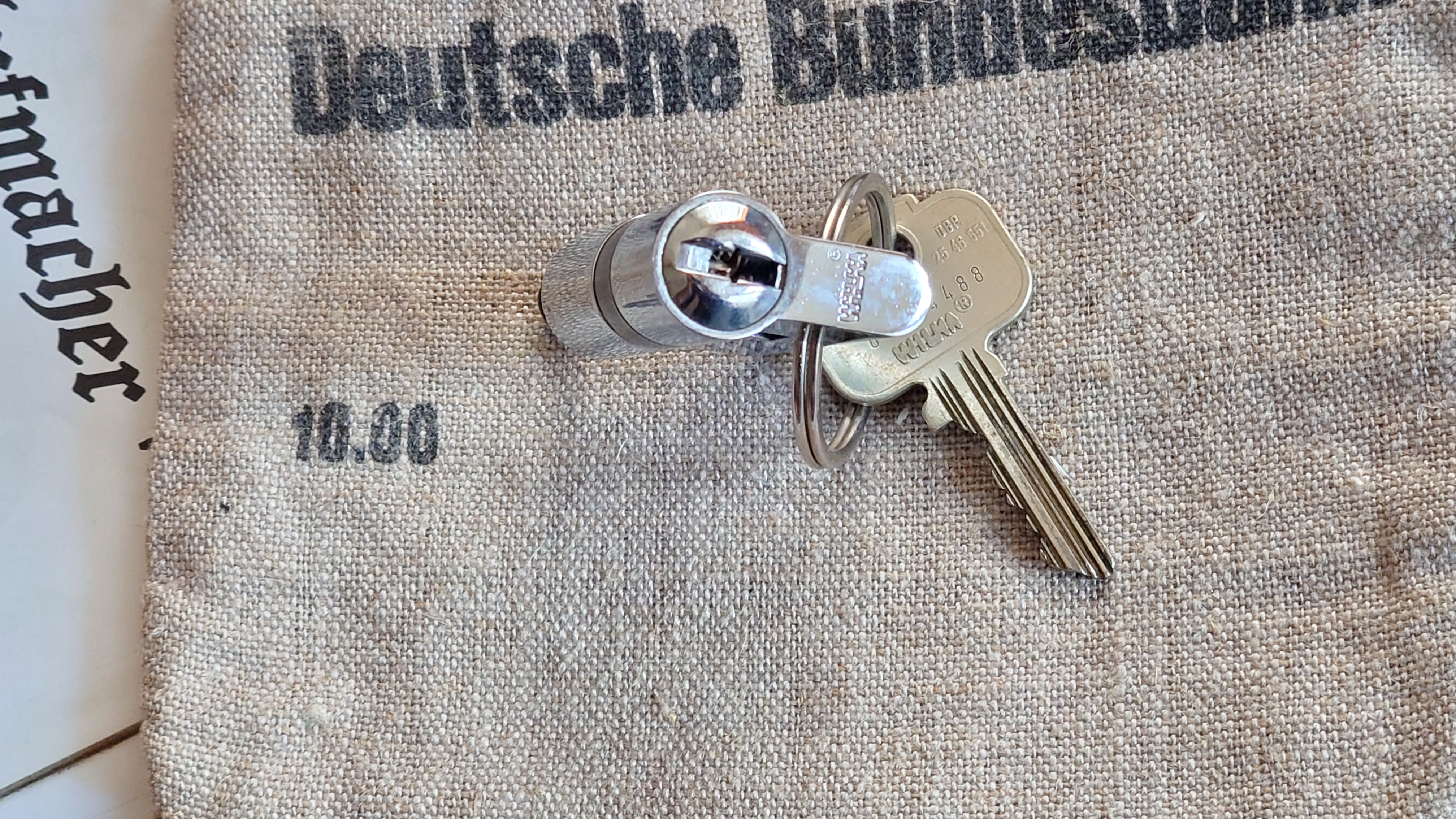 SEO LOTTO 𝔄𝔯𝔱𝔥𝔲𝔯 𝔅ü𝔥𝔩, 𝔄𝔯𝔱𝔥𝔲𝔯𝔪𝔢𝔦𝔰𝔱𝔢𝔯® Samstag 11 Uhr, a.m, " HIGH NOON ". Arthurmeister und die Cartomanze sitzen am Stammtisch im Hasenstübchen, Fuhlsbüttel. Aus der Jukebox by You Tube, der alten Rock-Ola schallt von Element of Crime: Das Hasenstübchern ist der " Mittekpunkt der Welt ". Die zwanzig Mittrinker am Counter schallen mit: Im Lotto spielst du immer nur; die Zahlen zwischen fünf und zehn; und als Zusatzzahl dein Lebensalter; denn als Lottospieler sagst du; darf man höchstens 49 Jahre alt sein; später wäre es schade um das Geld ! Wo DEINE Füße stehen ist der " MITTELPUNKT DER WELT ". Driver Dieter fährt mit Scholischek und Arkadasch zur Annahmestelle ! Verschlagwortet mit: Arthur Bühl, Arthurmeister® Arthur ♥ Schwäbischer Hengst, Buhl, Zwetschgen Heini, Artur, Buehl er, Zwetschge, Made in Germany, Born 1961, Sympathieträger, Google Earth, Mittelpunkt der Welt, Pflaumen, Arkadasch, Datschi, ♥ Martinameisterin, Cartomanze, Scholischek, " HIGH NOON ! ", ♥ ♥ Vokuhila ♥ Parole Emil !