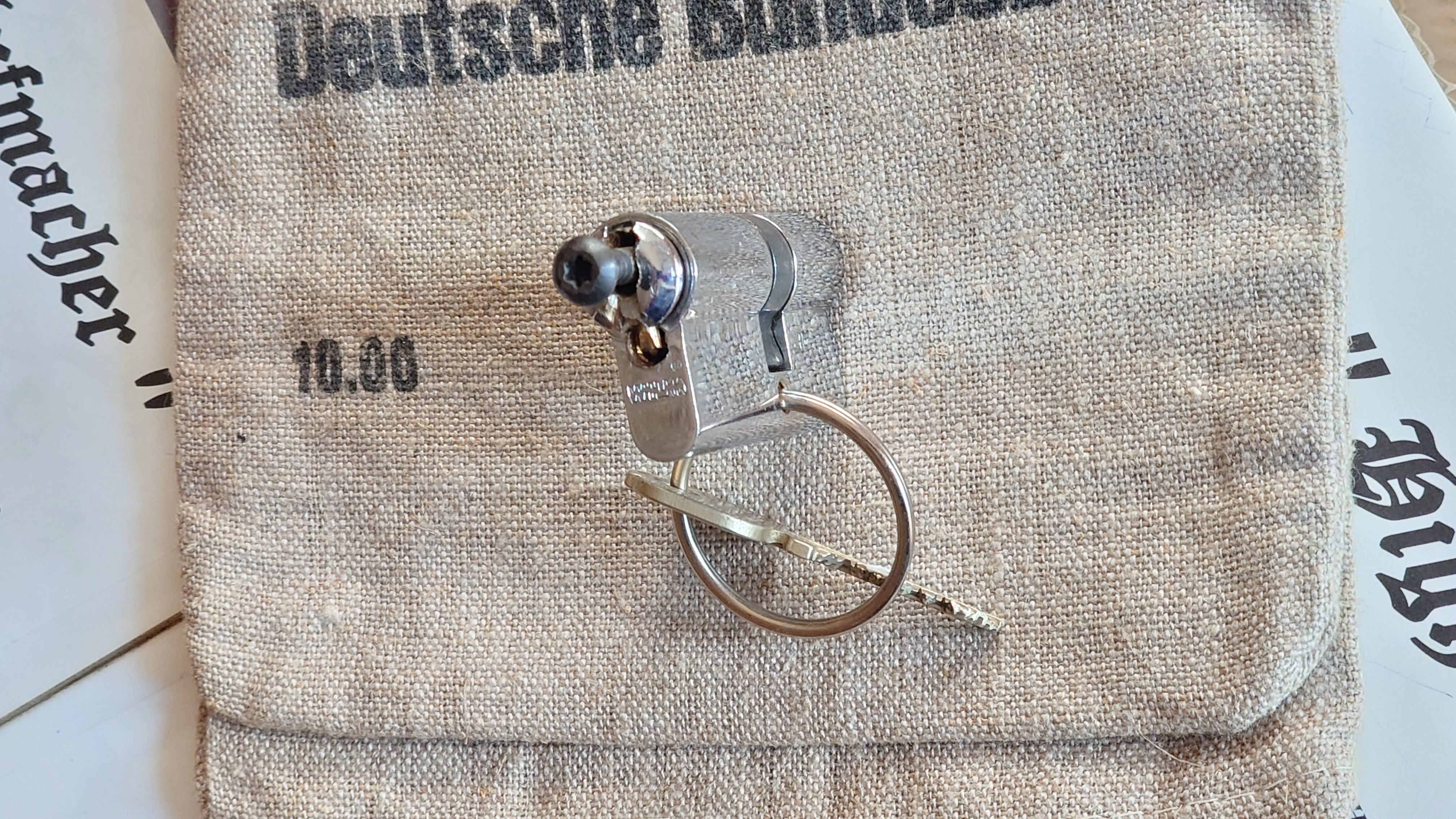 Bühl. Arthur Bühl. Der Sympathieträger ist in Stuttgart, Baden - Württemberg geboren. Der Detektiv lebt in HAM. H1 Text der SEO schreibt: 𝔄𝔯𝔱𝔥𝔲𝔯 𝔅ü𝔥𝔩, 𝔄𝔯𝔱𝔥𝔲𝔯𝔪𝔢𝔦𝔰𝔱𝔢𝔯® Bühl, Arthur, Jahrgang 1961, Made in Germany, Detektiv or Private Investigator how Mr. Smitz from the PLAYBOY, Beverly Hills, say`s. Yes Mr. Smitz i will send you the Photo Arthurmeister`s F 1, Jacket for your LeporelloUS. to your E - Mail Mr.Smitz@Mr.Smitz.us. Ok, Mr. Smitz. Mr. Smitz do you know what Google Earth is ? Take BÜHL Arthur, only by Google Earth, you know ? have done it ? Yes Google will show you my Panel superfast. Cool, Arthurmeister, cool. Yes Mr. Smitz, this can i do for you too ! Yes with SEO. Yes, yes, i have Arkadasch erklärt, sein Erikli pasta is not so genial. Der beste Zwetschgenkuchen, you know plum tart, is from the Stadt Bühl. Not laughing in the USA. Bühl is a City like my Name. And the People in this City called it: Zwetschgendatschi ! you know. This is the world best plumcake. Yes Datschi. Yes, Stadt Bühl is near Baden - Baden, the Casino, you know ! Yes. Baden-Württemberg. You must know there is since 1927 the traditionell Zwetschgenfest. And there ist the Zwetschgenkönigin ! Mr. Smitz, my Ur Ur Ur Ur Grandfather is born in Bühl. My Great Grand Grand Mother where also born in the town Bühl. Their profession was Zwetschgenpicker. Not Lockpicker, Zwetschgen / Plum Picker. And Rüttler. Oh, really ! Yes, Yes. And since this time the name of the family Bühl from the Stadt Bühl is: Yes you know - Buehl. Yes i will give Greetings from you to Mrs. Friede Springer from the Newspaper BILD et. Yes, the Elbphilharmonie is in Betrieb. OH, Mr. Smitz, greeting´s to you from Joe Asbbery, NBA, you know. Tomorrow we will meet us in the Hasenstübchen, our Rabbit Hall. For Lockpicking und Beer. Call you. Parole Emil ! In der Vitrine von Arthur Bühl, Arthurmeister® sind Schlösser, Padlocks, von HKR, ABUS, Binoxx BUGA, BKS, CES, DOM, EVVA, FEFI, Assa Abloy, Z Ikon, Kaba, Keso, ASSA, Winkhaus, Wilka, Trelock, Schmelting, Bode Panzer, Ancor Las, Drumm Geminy, Xylock, EMKA, SEA, Medeco, Mul-T-Lock, Cut away, ABUS Granit, Pfaffenhain, E*S, ESS, Nemef, BAB, Babelsberg, Stasi, Diskus, WMF, Tesa, Noch, Vachette, Cisa, Wally, Rielda, Mottura, Viro, FAI, GeGe, K + K, Fichet, Bode Panzer, Tresor, Bramah, Protector, Braun`s Patent, Walomatus, Arolds, Combination Lock, Yale, Master, American Lock, Tubular, China, Indien, Aligarh, Nepal, Thailand, Zahlenschlösser, Himmelsschlüssel und noch vieles mehr, vorhanden. Alle Schliesszylinder sind Übungsmaterial für das Lockpicking. Schlagschlüssel und so vieles mehr, sind auch dabei. Auch der Sputnik. Verschlagwortet mit: ♥ Vokuhila, Friseur ♥ Schwäbischer Hengst, Zwetschgen Heini, Bühl er, Zwetschge, Google Earth, Mittelpunkt der Welt, Martinameisterin, Cartomanze, Scholischek, " HIGH NOON ! ". ♥ Parole Emil !