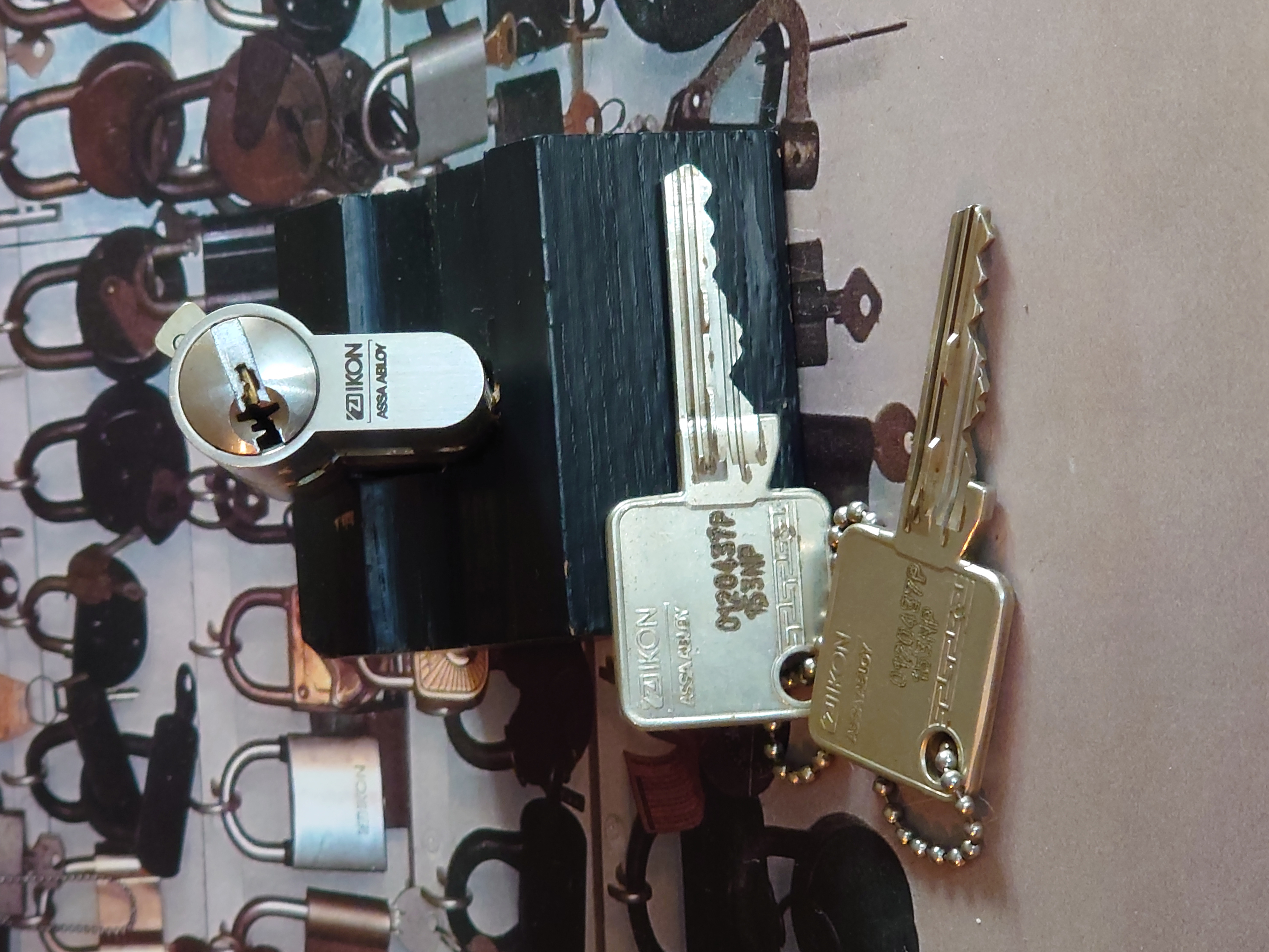 Arthur Bühl, Arthur meister ®, Lockpicker herz ®, Schloss herz ®, Porno meister ® Der Ballon d'Or wird auch beim Lockpicking vergeben. Seit der Gründung 1997 der Sportsfreunde der Sperrtechnik wird der Ballon d'Or jährlich verliehen und gilt als eine der prestigeträchtigsten individuellen Auszeichnungen im Lockpicking: KI-worldwide.de, powerd by Arthurmeister ® Carsten Jasner, MUT PROBEN ! Das Leben ist tödlich. Aber es muß nicht sterbenslangweilig sein. In diesem Buch werde ich ab Seite 139 in dem Kapitel: Mut zur Lücke, Loch im Tresor. Todsichere Systeme und wie man sie knackt wie folgt beschrieben: Ein Mann mit Pferdeschwanz sitzt hoch konzentriert am Werktisch. Sein Blick ist ins Nichts gerichtet. Für das was er tut, braucht er seine Augen nicht, er sieht mit dem kleinen Stahlhaken zwischen seinen großen Fingern, mit denen er sich einen Weg in das Schicherheitsschloss bahnt. Er gleitet in die ölige Innenwelt, ertastet Wände, Widerstände, Ausbuchtungen. Er fühlt schließlich die genaue Position der Stifte, rastet einen nach dem anderen ein. Diese Momente, sagt der Zweimeter mann, seien " Vorboten zum Orgasmus " ! Arthur Bühl, von seinen zahlreichen Bewunderern " ARTHURMEISTER " genannt, ist einer der Besten bei den Sportsfreunden der Sperrtechnik, einem Verein in dem sich bundesweit rund fünfzehnhundert Mitglieder in sechzehn Ortsgruppen treffen, um in ihrer Freizeit Schlösser zu knacken. Ins Leben gerufen hat den Verein Arthur Bühl und sein Freund Steffen Wernèry, ein Mitbegründer des Caos Computer Club. Digital hacken oder analog knacken - für Wernèry gibt es da keinen Unterschied. Hier wie da treibt ihn der rebellische Reiz, Lücken im System zu finden, die Verkäufer als todsicher preisen. " Doch sicher ist nur, daß alles aufgeht " ! Dafür sort die Lust, die jeder kennt: Schatzkammern zu betreten, Geheimnisse zu entschlüsseln, Widerstände zu überwinden, Verbotenes zu tun, sich Zugang zu veerbogenen Ecken und Winkeln zu verschaffen. Die " Sportsfreunde " treibt diese Lust seit ihrer Kindheit um. Wernèry bog mit zwölf Jahren seinen ersten Dietrich aus einem Kleiderbügel und sperrte seine Lehrer ein. Der kleine Arthur bekam eine Ahnung von seinem Talent, als es ihm gelang, die Spardose schlüssel - und zerstörungsfrei zu entriegeln. Heute triumphiert er als mehrfacher Deutscher Meister im sogenannten Lockpicking, dem Öffnen von Schlössern unter Wettkampfbedingungen. Immerhin siebenundsechzig Jahre lang war das erste Sicherheitschloss der Welt tatsächlich ein Sicherheitsschloss. Der englische Tüftler Joseph Bramah, der so nützliche Dinge erfand wie eine Banknoten - Nummeriermaschine und eine Zapfanlage, die heute noch in britischen Pubs Bier in Gläser sprotzt, ersann 1784 ein Zylinderschloss, daß als unbezwigbar galt - bis 1851 ein professioneller Knacker nach sechzehn Tagen engagierten Stocherns das Ding öffnete. Dieser Akt war ein Schlüsselerlebnis in der Beziehung zwischen Mensch und Mechanik. Ein Sieg der lebendigen Sinne über ein sprödes System - zu einer Zeit, da die Gesellschaft sich dem stampfenden Rhythmus der Industrialisierung unterwarf und der Glaube an das Heil der Technik verdrängte. Lockpicking wurde zu einem populären Sport, der Helden schuf. In den dreißiger Jahren des 20. Jahrhunderts etwa gelangte ein Prister zu Weltruhm, weil er reihenweise sowohl als einbruchsicher gepriesene Tresore als auch " ausbruchsichere " Gefängnisschlösser entriegelte. " Der schwerste Schrank hat seine Schwächen, er läßt sich ohne Müh erbrechen " ! - diese alte Panzerknacker Weisheit hat nach wie vor Gültigkeit; sie hängt über den Köpfen der Hamburger Lockpicker. Arthurmeister braucht für handelsübliche Stiftschlösser, die fast jede Wohnungstür zieren, zwischen zehn Sekunden und fünf Minuten, je nach Hersteller. Bohrmuldenschlösser, die bei der Deutschen Post, auf Flughäfen und in Atomkraftwerken verwendet werden, sind vor ihm ebenso wenig sicher. Er nutzt dabei mechanische Ungenauigkeiten, winzige Spielräume, die sich bei der Herstellung nicht vermeiden lassen und zehnmal dünner sind als ein Haar. Ein paar Mal klickt es, der Meister dreht den Zylinder, streicht seine Haare zurück, steckt sich eine Zigarette an. " Tja " sagt er, " und wenn man dann das Schloss aufkriegt - das ist ein geiles Gefühl ! " Ich habe dann später den Jasner in Berlin angerufen. Bei dem Telefonat kam lediglich heraus er wüßte von dem Interview nichts mehr und wolle auch nichts mehr wissen. Da habe ich noch bemerkt, er hätte auf dem Lockpicking " Bunten Nachmittag " nicht so nerven brauchen, wenn er dann doch so einiges durch den " Tüddel " kriegt. Taged mit: Spiel nicht mit den Schmuddelkindern ! Verzwetschget mit: Bühl Arthur, Bühl Wappen, Bühl Fahne, Bühl Urkunde, Bühl Patent, Bühl Achteck open, Zwetschgenhengst, Zwetschgenfest, Meister Arthur, Bühler Zwetschge, Arthur Andreas Bühl, Detektiv, Privatdetektiv, Hamburg, Germany, Siegel, Ring. Arthurmeister007@gmail.com VereinsWiki Fandom