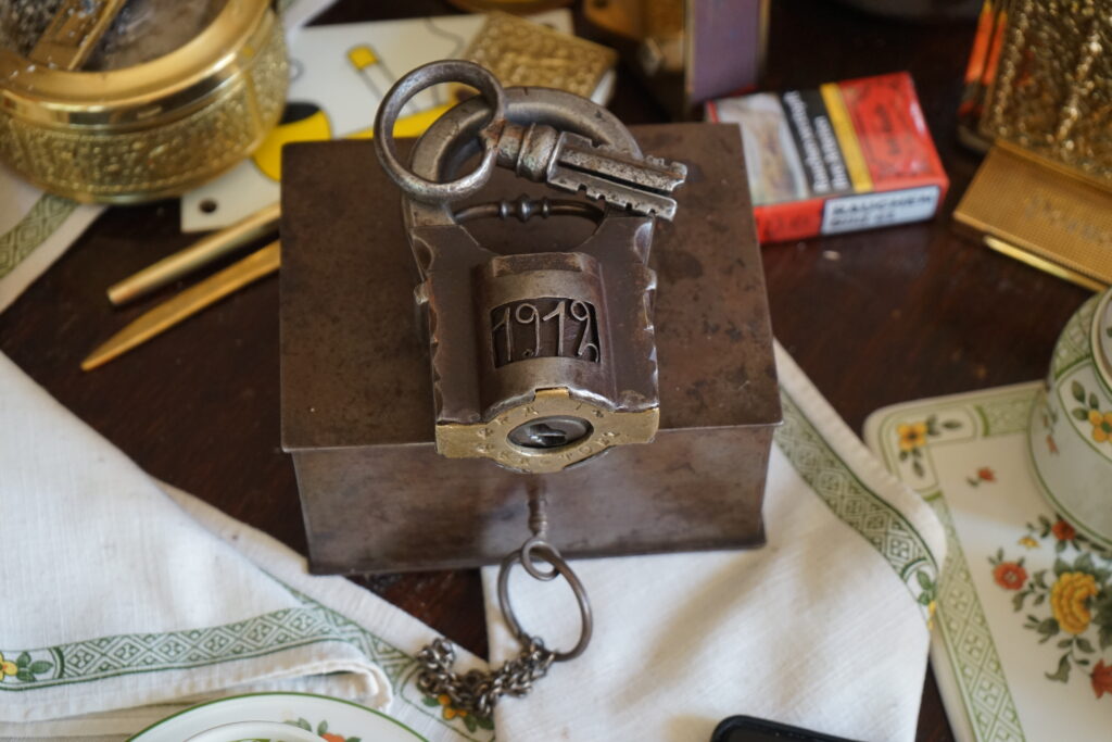 Lockpicker im Einsatz, ASSA ABLOY, Lockpicker Herz, patented by Arthur Bühl. Bühl, Detektiv aus Hamburg öffnet zerstörungsfrei Assa Abloy. Knacken, sägen, Love picking, Künstlerin knackt Liebesschlösser. Lockpicking. Arthur Andreas Bühl, Wiki, Fandom, Arthurmeister ®,Lockpickerherz ® Schlossherz ®, Pornomeister ®, Tagged with: Bühl, Stadt Bühl, Bühler Zwetschge, Bühl Wappen, Bühl Fahne, Bühl Design, Bühl Sign, Bühl Arthur, Zwetschgenhengst, Bühl Zwetschgenfest, Meister Arthur, Meister Porno, Porno Master, Arthur Andreas Bühl, Privatdetektiv, HAM. Bühl. Arthur Andreas Bühl. Hier ist die rasende Uschi von der Bild et und schreibt mit der neuen KI Arthurmeister den neuen SEO Text für 2025. Der Sympathieträger ist in Stuttgart, Baden - Württemberg geboren. Der Detektiv lebt in HAM, ist im Dienste der Wahrheitsfindung unterwegs, BUDEG. H1 Text der SEO schreibt: Hamburger knackte 1000 ( tausend ) Schlösser, Bild Zeitung, Performancekünstler, Xing, Arthurmeister `s Jukebox im Hasenstuebchen, Slow Hand - Pointer Sisters, Joy Flemming. 𝔄𝔯𝔱𝔥𝔲𝔯 𝔅ü𝔥𝔩, 𝔄𝔯𝔱𝔥𝔲𝔯𝔪𝔢𝔦𝔰𝔱𝔢𝔯® VereinsWiki / Fandom, Arthur Bühl. Bühl, Arthur, Jahrgang 1961, Made in Germany, Detektiv or Private Investigator, Performancekünstler und Lockpicker aus Hamburg erzählt in seinem Leporello wahre Geschichten aus dem Hasenstuebchen, Bunny Hall, Stammtisch, Fuhlsbüttel. Kaba Days Im Europapark Rust: Unternehmensschutz im Fokus, dorma kaba, Deutschland, praktische Vorführung von Arthur Buehl, Sportsfreunde. Koksa Vereinsauflösung taz Ein bisschen Ruhe bitte ! Arthur Bühl, der Weltbeste aus Stuttgart mit Wohnsitz im Lockpickermekka Hamburg ist auch Deutscher Meister. slideplayer: but Jesus is the only Masterwho can unlock the human soul. But there is another obvious difference between Arthurmeister and the " Jesusmeister " that connects today´s story to our lives. The tools that Arthur Bühl collected are mostly from the Stasi. Schlossherz, Lockpickerherz, Pornomeister, Bühl Fahne, Bühl Wappen, Bühl Stadt Wappen, UHU Linkedin Arthur Bühl, Arthurmeister, Präsident, Performance, Bundesverband für Detektive und Ermittler, Budeg. Arthur Andreas Bühl, EverybodyWiki Bios&Wiki, 27.03.61,Stuttgart, auch unter dem Pseudonym Arthurmeister bekannt, ist mehrfacher Deutscher Meister im Lockpicking. Koksa.Org Vereinsauflösung, Arthur Bühl, Arthurmeister, Tagesordnung, Mitgliederversammlung Arthurmeister`s Jukebox im Hasenstübchen by You Tube arthurmeister007, Schloßöffnung. Arthurbuehl@Arthurbuehl, X, Erfreulich ! Schlossindustrie und Elite rücken zusammen ! Verein, Sportsfreunde, Arthur Bühl, Erfahrung. FAZ.net Freizeit: Lockpickern bleibt nichts verschlossen - Doch der Beste der Besten hat alle schon besiegt: Der 42 jährige Kaufmann sitzt in Trachtenkleidung vor einer verrosteten alten Kiste. Preview Jesusmeister Homeleticsonline, At the Dutsch open Lock Picking Championship, Arthur Bühl emerged as the champion. No one picks locks as well as he does. Arthurmeister Phila-Locksmith Arthur Bühl Lock Picking Legend, Mr. Bühl, tool, nl, Sneek. Unter Knackern, jungle.world. Welt.de Die Kunst Sclösser ohne Schlüssel zu öffnen, Vereins-Mitbegründer und Vize Präsident trägt seine Leidenschaft schon auf der Krawatte: Sie ist blau mit gelben Schlüsseln drauf. The Master Touch: Lockpicker in the world Arthur Bühl. He`s this six-seven German private Investigator. He has this. The international Competition Whre Master Lock-Pickers… Arthur Bühl, the Dutsch Open Lock-picking champion. Charles Graeber … Arthurmeister standing above them all, with a beer stein in one hand and a cigarette in …. Wired.com Securitylaboratories.org, Arthur Bühl. Phila-locksmith.com - Arthur Bühl Lock Picking Legend, can see intimidating man. Toool, LockCon. Arthurmeister. Hailing from Hamburg, he is among a legion of German lock picker who have estabished their country as one of the top producers of master lock pickers. Slate.com Lock Picking: a arte de arrombar cadeados - Nascido em Hamburgo, o alemao Arthur Bühl é provavelmente um dos nomes mais conhecidos do submundo do lock picking. Conhecido nesse Círculo… Sportsfreunde Slik hacka vi i Norge pa 90-tallet Arthur Bühl PlusPedia, Arthur Andreas Bühl, Legend taz.de Ein bisschen Ruhe bitte Arthur Bühl, der Weltbeste aus Stuttgart mit Wohnsitz im Lockpickermekka Hamburg .. Telefonbuch, Meisterschaften. Jungle.World - Da hat auch Arthur Bühl, genannt " Arthurmeister ", durchaus Chancen auf weitere Titel für seine große Sammlung. " Scheiße ", brüllt der aus … The Lock Busters, Charles Graeber, Schließzylinder, Lock Picking, metallpinnen. Spiegel, Lockpicker: Die schnellsten Schlossknacker Deutschlands. Arthur Meister Bühl, Arthurmeister, ist amtierender Deutscher Meister der Lockpicker. Sein Hobby: Schlösser öffnen - ohne Schlüssel natürlich. media.ccc.de Schlossöffnung bei der Staatssicherheit der DDR ArthurMeister erläutert das operative Vorgehen und die speziellen Werkzeuge zur Schlossöffnung, die von der Staatssicherheit der DDR ……. Flickr Meister Arthur, Arthurmeister / Oberalster VfW Meisterschaft, Picktools.de FoeBud.org Schloß-Öffnen ArthurMeister aus Hamburg, erläutert, wie die Staatssicherheit…. Vortrag Bielefeld. Schlösser knacken: So einfach geht es!!! Gemäß ArthurMeister legt der Verein großen Wert auf den selbstauferlegten Kodex, der sich so… ZDF Lockpicking Reportage Boston Magazine.com The joy Lock Club The Arthurmeister was one of the top lock pickers in the world, and Towne was just a kid,but to everyone`s surprise - most especially to… Lock Picking 101 toool.us live I did vote arthurmeister when i first saw the site bevor the discussion on it startet but only……. Public Domain 147 Schloß-Öffnen ArthurMeister Bühl aus Hamburg, Gründungsmitglied…. Impressioning games Jos and Arthurmeister Aufsperrstunde ArthurMeister, ein Riesenkerl mit süddeutschem Akzent…. blogs.com Jesus, the Lock-Picker! - HOMELETICS - That might be a bit much, but nonetheless they call him the Arthurmeister! and then ther`s the JesusMaster, or Meister, if you will. if you….. Citywide RFID Master Arthurmeister Dezember / 2012 / SSDev Arthurmeister, Workshop, Barry Wels Herr Bühl sagt Danke ! xn-Arthur-bhl-heb.de Arthur Bühl, Detektiv aus Hamburg, Buehl, Siegel. Lockpickerherz.de Pornomeister.de Schlossherz.de Arthurmeister.de Linkedin Arthur Bühl ( Arthurmeister ) - Präsident - Von rechts nach links, Glück bringt`s. X. Linkedin, Detektiv aus Hamburg Acclaimed Lock Picker Explain the Art of Competive Locksport, Schyler Towne, Youtube, Arthurmeister, Gadget Hack. Key Cutting. Master Lock. Datenschleuder. Boston. Jägermeister. Demonstration not for Sale, Muster ohne Wert. Joe Asberry, Bouncing Joe. Angezettelt vom Fanclub. Radio-Eriwan.de Bildbeschreibung, Modula, SEO. Sympathietraeger. Im Prinzip ja, aber…. der Detektiv sei der Gärtner. Bunny Hall, B - Seite Jukebox. Schwarz, rot, gold. Bild Zeitung: Herr der tausend Schlösser. Zeiträuber. Streng vertraulich ! Fandom ! Boston. ABUS, Lock, security. Schlösser und Tresore von Ed Willis, The National Locksmith® - Guide to Modern Safe Locks by Mark Bates Tobias Locks, Safes and Security Markenanmeldung-Pornomeister-®-Praesident-Arthur-Buehl.jpeg Arthur-Buehl-Germany-Wappen-Arthurmeister007@gmail.com-Detektiv-Babyboomer-Sympathietraeger.png 𝔄𝔯𝔱𝔥𝔲𝔯-𝔅ue𝔥𝔩-Wappen-𝔄𝔯𝔱𝔥𝔲𝔯𝔪𝔢𝔦𝔰𝔱𝔢𝔯-®-Von-rechts-nach-links-Glueck-bringts-♥.gif 𝔄𝔯𝔱𝔥𝔲𝔯-𝔅ue𝔥𝔩-𝔄𝔯𝔱𝔥𝔲𝔯𝔪𝔢𝔦𝔰𝔱𝔢𝔯®-Arthur-Buehl-WebTuev®-ges.-gesch.-Die-E-Mail-lautet-Webtuev@WebTuev.de.png Arthur-A.-Buehl-Detektiv-aus-Hamburg-Arthurmeister®-Vitrine-Cut-Lock-veroeffentlicht-Xing-Linkedin-Facebook-Twitter-X.jpg Kaba, Schließzylinder, Zutrittskontrolle, Schlüssel, The Joy Lock Club, Houdini, Keyhole, Schyler, Toool, Lockpicker, Locksport, hulking, Arthurmeister, Linus Yale jr., Convention, Devitent Ollam, Barry Wels, Eddie the wire, Guide to Lockpicking, tools, TSA, approved baggage lock, Pin Tumbler, Medeco, Practical Lockpicking, Jakko Fagerlund, Javadi, open in Thirty Seconds, Sport, Schließkanal, Zylinder läßt sich drehen, Zeitvertreib, Lockcon, Locks, Security, Locksmith, Tool, bump key, Crypto Phone, Arthur Bühl, Charles Graeber, Arthurmeister ! booms Arthurmeister, Champ Julian, Kryptonite, ready to Rock, Lips, Oh, Arthur he sighs, Beer, Rotation, Vereins - Mitbergründer und Vizepräsident Arthur Bühl trägt seine Leidenschaft schon auf der Krawatte, Spardosenschloss, Understatement, Alles eine Frage der Übung, Geselligkeit, Ausdauer, Disziplin, Vertrauen, Ehrgeiz, Entspannung, Sportler, Hacker CCC, Profipickset, knacken, Zigarettenrauch, Unternehmensschutz im Focus, Zutrittskontrolle, Hahn & Kolb, Werkzeuge, Manipulation, Lösungen, Zylinder, Zeitwirtschaft, Presse BOX, Europa - Park, Kaba, Rust, The Joy Lock Club, Schyler Towne, Boston, Magazin, SSD, Arthur Bühl, a private Detektive from Germany, defeatet an all - Star field of Lockpicker´s to capture the aptey, Marc Weber Tobias ! Jesusmeister, Jesusmaster, Performancekünstler Xing, Hamburger Detektiv Arthur Bühl knackte 1000 Schlösser, Bild Zeitung, Steckbrief, wanted, Siegelring, Wappen Stadt Bühl, Bildbezeichnung, Arthurmeister007@gmail.com, Lockpickerherz, Schlossherz, Arthurmeister, Pornomeister, Arthur Bühl sagt: Junge Besen kehren besser, aber wir alten Bürsten kennen jede Ecke - Merzer. Deshalb habe ich keinen Grund ihnen zu glauben = aber sie möchten es so gern ! Bühl Wappen ges.gesch. für Inhaber Arthur A. Bühl: Im Dienste der Wahrheitsfindung. Im Falle eines Falles, klebt UHU aus Bühl wirklich alles und kurze Zeit drauf, ist alles wieder auf ! Arthur Bühl, Detektiv aus Hamburg und Präsident Pornomeister S.A.R.L Stammtisch Parole. Fandom und vendors. Unverkäufliches Musterexemplar. Demonstration and Example not for sale. Tilt 404. Mr. Smitz spricht: Der Weihnachtsmann, der Weihnachtsmann, hat keine Hosen an. Meisterkatze, BUEHL.-Wappen-ges-gesch-Arthur-Andreas-Buehl-DETEKTIV-Germany-HAM-1961-2061-BUEHL.png, Schlossherz-Arthur-Buehl.png, Arthur-Buehl-Detektiv-und-Sympathietraeger-Arthurmeister-®-Von-rechts-nach-links-Glueck-bringts-♥.png, Arthur-Buehl-Ina-Mueller.png, Arthur-Buehl-Detektiv-Hamburg-von-rechts-nach-links-Glueck-bringts-♥.png, Arthur-Buehl-Siegel-Ring-♥-𝔄𝔯𝔱𝔥𝔲𝔯-𝔅ue𝔥𝔩-𝔄𝔯𝔱𝔥𝔲𝔯𝔪𝔢𝔦𝔰𝔱𝔢𝔯®.jpg, LEGO-Billund-𝔄𝔯𝔱𝔥𝔲𝔯-𝔅ue𝔥𝔩-♥-PADLOCK-WIRED-LEGO-Schloss.jpg, Arthur-Buehl-Arthurmeister®-Europa-Open-Kaba-Days-Europapark-Rust.png, Arthurmeister007@gmail.com Arthurmeister-Mastertouch@Arthurmeister-Mastertouch.de Arthurmeister-Slowhand@Arthurmeister-Slowhand.de ArthurBuehl@ArthurBuehl.de Arthurmeister@Arthurmeister.de Pornomeister@Pornomeister.de Schlossherz@Schlossherz.de Lockpickerherz@Lockpickerherz.de Mr.Smitz@Mr.Smitz.us Sympathietraeger@Sympathietraeger.com Arthur-Buehl@Arthur-Buehl.de Unzenziert@Unzenziert.de Hasenstuebchen@Hasenstuebchen.de Cartomanze@Cartomanze.de Martinameisterin@Martinameisterin.de Seogeister@Seogeister.de Seo-Geister@Seo-Geister.de Scholischek@Scholischek.de Web-Tuev@Web-Tuev.de Webseitentuev@Webseitentuev.de Zwetschgenhengst@Zwetschgenhengst.de Tresorherz@Tresorherz.de Legal1001@Legal1001.de Meisterkatze@Meisterkatze.de ArthurAndreasBuehl@ArthurAndreasBuehl.de Arthur-Andreas-Buehl@Arthur-Andreas-Buehl.de Katzenveit@Katzenveit.de Schlosstaster@Schlosstaster.de Schnellauf@Schnellauf.de Securator@Securator.org Raucherherz@Raucherherz.de Leporello@Leporello.us Frauenwirt@Frauenwirt.de Endlich-Raucher@Endlich-Raucher.de EndlichRaucher@EndlichRaucher.de DoubleBrain@DoubleBrain.de Rappermeister@Rappermeister.de meisterArte@meisterArte.de Der-Aufmacher@Der-Aufmacher.de The-Opener@The-Opener.de Geiler-Schwanz@Geiler-Schwanz.de GeileVotze@GeileVotze.de