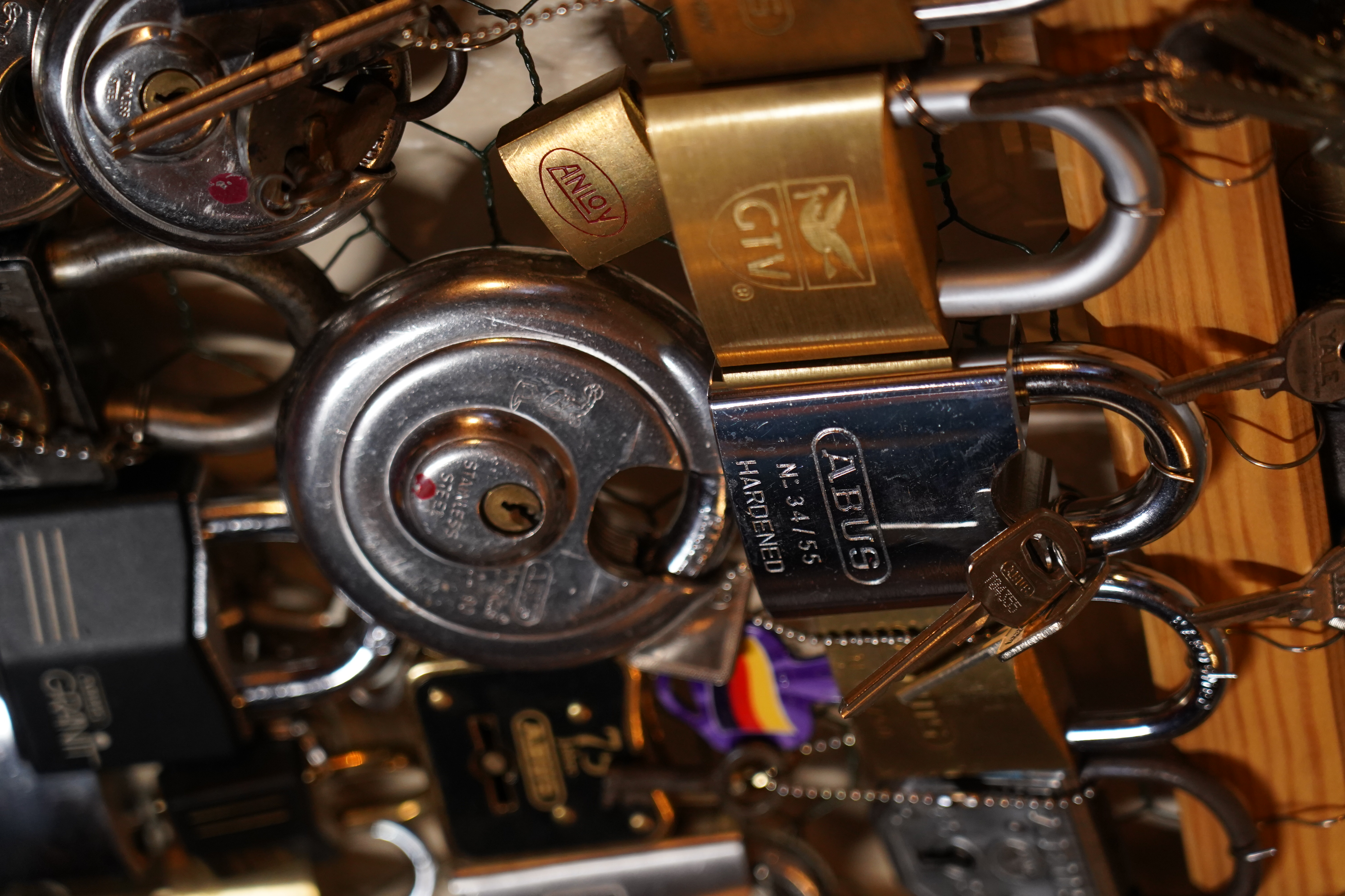 ♥ 𝔄𝔯𝔱𝔥𝔲𝔯 𝔅ü𝔥𝔩, 𝔄𝔯𝔱𝔥𝔲𝔯𝔪𝔢𝔦𝔰𝔱𝔢𝔯® Arthur Andreas Bühl, Made in Germany, born 1961, ist mehrfacher Deutscher Meister im Lockpicking. In dem Magazin WIRED wird er als " Master of the Universe " betitelt. Im Hasenstübchen stellt er seinen Leporello " Der Aufmacher ", vor und telefoniert mit Mr. Smitz, Beverly Hills from the News Paper PLAYBOY, USA. No, Mr. Smitz, the E - Mail is not Parole Emil, the E - Mail is called: PAROLE E-Mail.com. Mr. Smitz is laughing ! Take the romantic move. Yes, Mr. Smitz, with every beat of your heart. You know Engelbert ? Mr. Humperdinck ! This is the favorite song from Friede Springer from the BILD et, You know ? Arthurmeister`s Jukebox, YouTube, spielt Pointer Sisters: Slow Hand. Der Noagerlzutzler, der Scholischek und Raucher am Stammtisch können keine Padlocks öffnen. Deshalb müssen diese Spitzbuben an den Tresen. Die Glocke wird geläutet. Arthurmeister brüllt " OFFEN " ! Die Jukebox spielt jetzt Ina Müller - Dörp Reggae. Arthurmeister und Joe Asberry, der alte Basketballer von der NBA, stoßen miteinander an. Stößchen ! Stößchen schreit Martinameisterin. Santa Maria ! Tante Martina ! Mittlerweile spielt in der Jukebox Engelbert: A man without love. Die Stimmung steigt. Die KI in der Jukebox, der Rock - Ola, spielt nacheinander: Joy Flemming, Ata Canani, Deutsche Freunde, natürlich auch Cem Karaca und die Kanaken, Mein deutscher Freund, Alle Menschen dieser Erde. Nina Hagen spielt African Reggae, UB 40 - spielt Kingston Town. Jan Delay ist mit Irgendwie, Irgendwo, Irgendwann, Live und die BeeGees mit How deep is your love, dabei. Eddy Holman, Hey there lonely girl, bei Pink Floyd und bei den The Doors, Riders on the Storm tanzen die Gäste. Heike I drückt Harold Melvin & the Blue Notes This love I lost. T.S.O.P. The Sound Of Philadelphia und Hildegard Knef mit - Der alte Wolf, bringen die Menge zum kochen. Pelle dröhnt: Marmor Stein und Eisen bricht. Die Affen rasen durch den Wald. Die Five Tops: Warte auf das Glück, Kenny Rogers - You decorated my life, Reinhard Fendrich - Strada del sole, Sammy Davis jr. mit Mr. Bojangles live in Germany und Teddy Pendergrass - Turn off the lights sowie Julio Iglesias mit Diana Ross - All of you, bringt die Meute weiter zum toben. Die Polizei drückt Empire of the Sun - We are the people. Helen Ready singt Angie Baby. Bei Element of Crime steigert sich die Ekstase vom Mittelpunkt der Welt über die Straßenbahn des Todes zu Am Ende denk ich immer nur an Dich. Die Love Story - Andy Williams, ABBA mit Hasta Manana, runden die Sache ab. Hannenberger schmeißt bei Roger Whittaker - Abschied ist ein scharfes Schwert, alle RAUS ! Morgen ist 11 Uhr High NOON ! Dänen lügen nicht. ♥ Verschlagwortet mit: Arthur Bühl, Arthurmeister® Arthur ♥ Schwäbischer Hengst, Buhl, Zwetschgen Heini, Artur, Buehl er, Zwetschge, Made in Germany, Born 1961, Sympathieträger, Google Earth, Mittelpunkt der Welt, Pflaumen, Arkadasch, Datschi, ♥ Martinameisterin, Cartomanze, Scholischek, " HIGH NOON ! ", ♥ ♥ Vokuhila ♥ Parole Emil !