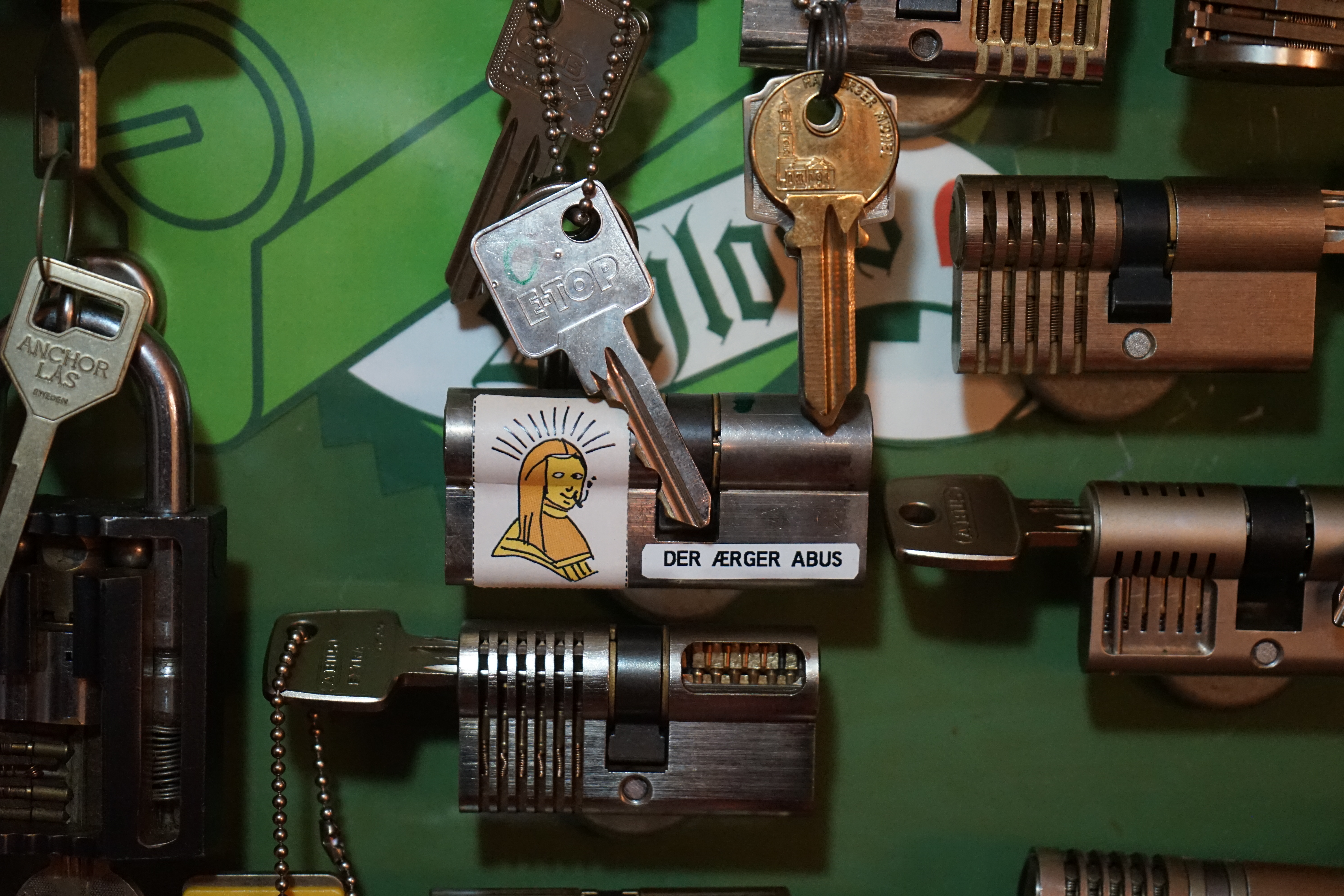 Arthur Bühl Arthurmeister ® Bild et Uschi sitzt mit Arthurmeister und der Cartomanze, dem Schwerti und Bouncing Joe beim Lockpickerstammtisch im Hasenstübchen, Fuhlsbüttel. Arthurmeister spricht: Alle DOM geöffnet. Die Bild et Uschi, die rasende Reporterin gibt vor: Herr Bühl, nicht nur offen ist gut, sondern SEO und CONTENT und CONTENT und SEO und Google Token sind die Sprache ! Ich habe gerade mit deinem Freund Mr. Smitz, Beverly Hill`s telefoniert und vereinbart, daß unsere SEO Token mit den Google Token im Bunny Hall, her Rabbit House inhaltsgleich seien. 1 SEO Token = 1 GabiKo 1 Google Token = 1 BLEND 1 Arthurmeister ® Token = 1 mal schauen, wie der Detektiv sagen würde ! Arthurmeister spricht: Uschi, das mit den TOKEN ist auch so: Wer einen hat, der darf seine Kunst zeigen und deine Kunst will ja SEO und KI und Social Engineering und das BILD et Report`lern sein, wie ein DETEKTIV im Dienste der Wahrheitsfindung ! Deine SEO KUNST ist jetzt, wenn Du dich hinstellst, die wehrlosen, gepickten Schlösser und Schließzylinder ablichtest und eine SEO Leseprobe als Muster ohne Wert vom neuen Leporello ins Internetz einspinnst. Ja, genau, die mit der KI erstellten Social Engine Optimized Hasenstübchen Software. Hannenberger: Käppchen für unsere SEO Künstlerin Uschi und Stößchen für alle. Nein Joe, hier herrscht Bouncing Verbot ! Arthurmeister spricht und fragt: Uschi, hast Du bei dem Telefonat mit Mr. Smitz auch " inhaltsgleich " bedacht, das deren Amerikaner Token Autobahngold sind ! Ja, BLEND wie TOMBAK, einfachstes Blech bei dem nach wenigen Tagen die goldene Farbe abfällt. Amerikaner eben, ja genau ! I have a Choklite für aisch ! 𝔄𝔯𝔱𝔥𝔲𝔯 𝔅ü𝔥𝔩, 𝔄𝔯𝔱𝔥𝔲𝔯𝔪𝔢𝔦𝔰𝔱𝔢𝔯 ® JOE ASBERRY Hey Joe " Asberry ", ruft F 1 Rudi vom Tresen, Prost und Stößchen ruft Heike III zum Stammtisch. Die Jukebox spielt in voller Lautstärke Mr. Bojangles. Arthurmeister, der Sympathieträger hat bay the way mit einem ABUS Padlock Joe`s Michael Air Jordan`s Basketball bag gesichert ! Auch der Michael Jordan mußte hier im Hasenstübchen das Basketball bouncing Verbot akzeptieren. Formel 1 Rudi schreit: Bouncing darf und kann hier nur ein Michael Schumacher. Die Cartomanze meint, ein Ralf Schumacher auch ! Prost Weizen, Stößchen, Käppchen, ASBERRY !!! Die Jukebox by Youtube spielt " Slow Hand ". Joe, du rascal belehre uns nicht schon wieder. Wir sind hier in der Rabbit Hall and smoking is good for your drunken head. Prosit, Cheer`s, Salute, Gin Gin, altüst, sante` und Viva ! Hoch die Tassen ! Am Tresen läutet die Glocke. Der Rotamint der blinkt. Drei Tage war der JOE krank, jetzt trinkt und raucht er wieder. Gott sei Dank ! 𝔄𝔯𝔱𝔥𝔲𝔯 𝔅ü𝔥𝔩, 𝔄𝔯𝔱𝔥𝔲𝔯𝔪𝔢𝔦𝔰𝔱𝔢𝔯 ® High Noon, elevener Clock, Hasenstübchen, HAM. In der Jukebox spielt: Pointer Sisters - Slow Hand, und der Tresen grölt, Arthurmeister with the Mastertouch. A Lover whit the Easy Touch ! Nochmals " Asberry " ! Hier herrscht Basketball Bouncing Verbot ! Wir sind hier nicht bei der NBA und du wirfst keinen Korb ! Du triffst den Korb ja nicht einmal. Am Tresen läutet die Glocke: Helbing und Stößchen ! Hey Pony ! Heike V drückt in Arthurmeister`s Jukebox: Die Affen rasen durch den Wald. Arthurmeister ruft: Parole Emil. Formula One Rudi grölt: Bouncing Verbot ! Asberry hat Bouncing Verbot ! Weizen ! Joe fragt Arthurmeister: Arthur my Friend, i need for my Basketball Friends from the NBA a instruction of Lockpicking. Arthur lacht: only wenn Michael Air Jordan und Michael Schuhmacher mitmachen. Pelle schreit vom Tresen: Schuhmacher ist ein Kannister Kopf. Pino kann ihn gerade noch daran hindern Marmor Stein und Eisen bricht zu drücken. Joe wünscht sich: Teddy Pendergrass - Turn Off the Lights… Ja Joe, es ist möglich eine solche Schulung auszurichten. Hierzu muß ich bei der Firma Amazon weltweit Lockpicking Set`s und Lockpicking Zubehör wie weitere Hook`s, Snakes, Rake`s und Tension Wrenches besorgen. Vorführmaterialien wie cut away Zylinder und Übungsschlösser habe ich parat. Ich zeige den E - Pick, und führe dir die Pick - Gun vor. 1 Schuss. Du verstehst. Prost ! Weizen, Stößchen`s, und Helbing für alle. Asberry und Bühl umarmen sich ! Sympathieträger halt ! In der Jukebox spielt: Element of Crime - Mittelpunkt der Welt… See You tomorrow, wir besprechen alles weitere wie: How to pick a Car. 𝔄𝔯𝔱𝔥𝔲𝔯 𝔅ü𝔥𝔩, 𝔄𝔯𝔱𝔥𝔲𝔯𝔪𝔢𝔦𝔰𝔱𝔢𝔯 ® Next Day: High Noon at 11 fer Clock: Joe Asberry der alte NBA Bouncer betritt das Hasenstübchen, ( HAM ) his Rabbit Hall ! In Arthurmeister`s Jukebox spielt: Nein nicht Hey Joe, sondern Aloe Blacc - I Need a Dollar ! Arthur Bühl spricht: gerade habe ich mit Mr. Smitz telefoniert. Joe: Smith ist ein Sammelbegriff wie Meier. Mr. Smitz you know, he is the CEO of the Magazin Playboy - Beverly Hills. Ja und der ist mein Freund. Den kenne ich über die BILD et. We have a Telefon call. Der Mr. Smitz hat dann den Mr. Jeff Bezon, ja du weißt schon, den vom Amazon Lieferservice angerufen. Er hat ihm erklärt daß ich mit dem NBA Bouncer Joe Asberry in Sachen Lockpicking einen Workshop machen möchte. Die Glocke läutet: Weizen, Helbing und Pony`s ! F 1 Rudi schreit am Tresen: Joe, laß dir lieber erklären wie du Scott Speed das laufen beibringst. Am Tresen wird es lauter: Minardi, Minardi, wir gewinnen nie ! Scott Speed, der Name geht im Gelächter unter. Pelle schreit: der Schuhmacher ist ein Kanister Kopf. Arthurmeister meint: let Michael pass for the Champions Chip ! Arthurmeister`s Jukebox spielt exclusive für Joe: Sammy Davis jr. - Mr. Bojangles ! Also Joe, der Smitz hat beim Bezos von Amazon angerufen, wir wollen einen Lockpicking Practical Kurs meistern. Der Bezos ist dann ins Amazon Head Quarter gefahren. Nein, nicht im Uber. F 1 Rudi schreit: Der Bezos fährt Ferrari. Scholischek meint: Maybach ! Also Joe, der schaut jetzt im Amazon weltweit Lager wie viele Lockpicking Tools und Jigglers er hat. Auch Pickset`s. Er sieht auch nach wie viele HPC, 2000 er Hook`s er hat. Lockpicker Beginner Sets von Majestic und Starter Sets von Mr. Peterson sagt er, hat er Massenweise auf Lager. Arkadasch sagt, sein Schwippschwager vom Neff Cousin und dessen Freund in Berlin - Kreuzberg könnten auch solche Pick Werkzeuge und Spanner herstellen. Die haben genug Schwarz Arbeiter. Die Sympathieträger Bühl und Asberry prosten sich genüsslich zu. Weizen ! Die Cartomanze die alte Kartenlegerin meint sie könne auch spooxe anrufen. Der Noagerlzutzler meint: Ihr Deppen, auf Berlin mußt du jahrelang warten. Heike IV ruft Stößchen ! Der Pino Frank lallt: Die Rautenfotzen bleiben für immer in der zweiten Liga ! Joe ich bin mir sicher der hat auch Master bzw. Meister Lock`s. Die sind für eine Testrunde gut. Ja, die Dinger heißen Master Padlock ! OPEN ! Beer ! Nicht zu verwechseln mit Medeco ! Arthur läßt in der Jukebox im Bunny Hall TSOP spielen. The top Sound of Philladelphia ! Prost, Stößchen ! Pelle läutet auch die Glocke: Prost, Stößchen`s, Pony`s ! Dafür darf er auch für einen Heiermann: Heino - Caramba, Caracho ein Whisky drücken. Ja, Joe, aber kein Bouncing ! Der läßt die Sachen via Airforce Seattle to HAM liefern. Du weißt wie schnell Amazon liefert ! Sir Washi meint: Amazon sei so schnell wie Scott Speed. Alle lachen: Wenn er nicht wieder in die Mauer fährt ! 𝔄𝔯𝔱𝔥𝔲𝔯 𝔅ü𝔥𝔩, 𝔄𝔯𝔱𝔥𝔲𝔯𝔪𝔢𝔦𝔰𝔱𝔢𝔯 ® 11.30 High Noon im Hasenstübchen. Der Hannenberger hat die Frikadellen fertig. Senf kommt aus dem Glas. In Arthurmeister`s Jukebox spielt: Santana - Fleur da Luna. Am Stammtisch diskutieren Bühl und Asberry über Lockpicking und Präsentationen: Arthurmeister erhält einen Anruf über die 007. OH, Mr. Smitz, nice to hear you from Beverly Hill`s. OH, What ! The Airplane from Jeff Bezos, Amazon is on HAM landed ! YES, Mr. Smitz, nice to hear this Song. Slowly Arthurmeister: There is a little Problem with the Custom. Mr. Smitz ! this is not really a Problem. HAM is four Minutes from the Hasenstübchen away. I will send Taxi - Dieter. He knows there a Hintereingang, a Backdoor, you know ! I call you back. Yes, yes, Außer Regen nicht viel gewesen. Greetings to Mr. Bezos. Tell him thank you for the Support. From Stammtisch too. Arthurmeister`s Jukebox spielt: Rucki - Zucki ! Die Frikadellen vom Hannenberger schmecken jetzt auch ohne Senf. Prost, Stößchen, Weizen, Helbing und für den Noagerlzutzler ein frisches vom Faß. Die Jukebox spielt: Die Five Tops - Warte auf das Glück ! 2 Stößchen später kommt Taxi Dieter zurück in den Bunny Hall ! Oh, OH, der Zoll, eH ! Als die mich gesehen haben war der Fisch geschuppt. Die haben mir beim Einladen geholfen. 5 Pakete a`50 Kilo ! Eine viertel Tonne. Ich durfte auch den Zoll zum Lockpicking Event einladen. Tragen helfen !! Stößchen, Pony, nö, heute Käppchen ! Die Jukebox spielt: Element of Crime - Am Ende denk ich immer nur an dich ! Mr. Smitz ! you are the best ! Greetings to all Smith in the USA. Yes, Yes, Mr. Smitz, Yes. I make greetings to Friede Springer from the BILD et; Ronzheimer too. Yes, Yes, und greetings for Mrs. Quandt. If Bezos will, i can show him on the Lockpicking Demonstration how easy he can pick a BMW whit a Key Blank. Yes, Yes, Mr. Smitz ! 3 Seconds ! OFFEN, OPEN, APERTO ! schreit Giovanni und will Chianti. Bei Fiat und Ferrari Modellen ist es so ähnlich. Bei manchen brauchst du aber ein polito, ja, Nagelfeile. Prost Chianti. Yes Mr. Smitz, die Ring bell`s, Hells Bells, die Glocke klingelt, you know ! We call in time. F 1 Rudi schreit: Hülkenberg ! Giovanni schreit: Giacomo Agostini ! Joe schreit: Scott Speed ! Arthurmeister`s Jukebox spielt: The Pointer Sisters - SLOW HAND, Arthurmeister the lover with the Mastertouch ! Arkadasch bekommt von Bühl Raki ericli Plum, Sorte Schwäbischer Hengst ! Prost Zwetschgenkönigin ! Notiz: Alle SEO Texte wurden mittels einer ♥ KI Hasenstübchen SEO SOCIAL ENGINE OPTIMIZED ( Künstliche Intelligenz ) der Firma Doublebrain ®, ( ges. gesch. DPMA, Berlin, Reg.-Nr. 302022224017 ) ( Die E - Mail lautet: Doppelhirn@Doublebrain.de ) ( KI-Worldwide.de ) und doppeltem Helbing aus dem Leporello: " Arthurmeister Bühl und Bouncing Joe Asberry im Hasenstübchen ", generiert. Die Jukebox spielt: Loredana Bertè - E la luna bussò. Der Reggae Auftakt ! ♥ 𝔄𝔯𝔱𝔥𝔲𝔯 𝔅ü𝔥𝔩, 𝔄𝔯𝔱𝔥𝔲𝔯𝔪𝔢𝔦𝔰𝔱𝔢𝔯® Verschlagwortet mit unserem SEO Kartell: Arthur Bühl, Detektiv, the dutch open Lockpicking Champion ! From WIRED. ÖFFNUNG OHNE SCHLÜSSEL, Linkedin Joe Asberry, NBA, Twitter X. Basket Ball Bouncing Verbot, Arthurmeister, Raucher, Roth - Händle, Stadt Lahr - Bühl, Schwarzwald, Black Forest, Rotkäppchen you know Mr. Smitz, Sorte Schwäbischerhengst de is großfruchtig und süss wie UHU. Buhl er Zwetschge. No, only woman has Pflaumen ♥ Wappen Arthur Andreas Bühl, Flagge ! Wilhelm Busch ♥ weiter verzweschget mit unserem SEO Kartell: Arthur Bühl, Arthurmeister® Arthur ♥ Schwäbischer Hengst, Buhl, Zwetschgen Heini, Arthur Bühl Wappen, Fahne, Buehl er Zwetschge, Made in Germany, Born 1961, Sympathieträger, Google Earth, Mittelpunkt der Welt, Pflaumen, Arkadasch, Datschi, ♥ Martinameisterin, Cartomanze, Scholischek, " HIGH NOON ! ", ♥ Vokuhila ♥ Parole Emil ! und mit allen weiteren feiernden Amigo`s.