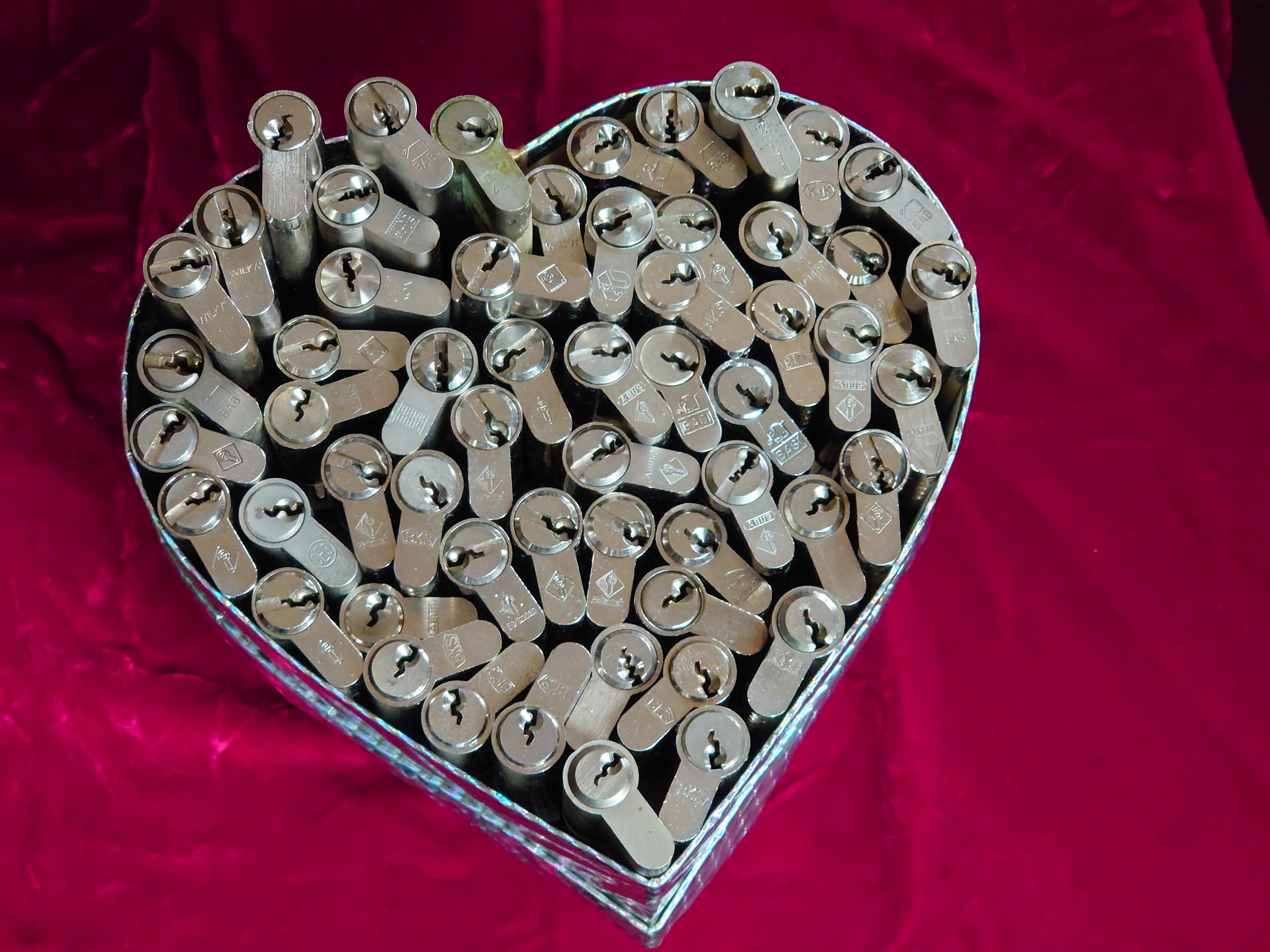 Bühl. Arthur Andreas Bühl. Hier ist die rasende Uschi von der Bild et und schreibt mit der neuen KI Arthurmeister den neuen SEO Text für 2026, denn die SEO GEISTER werden von Google gerufen. Der Sympathieträger ist in Stuttgart, Baden - Württemberg geboren. Der Detektiv lebt in HAM, ist im Dienste der Wahrheitsfindung unterwegs, BUDEG. H1 Text der SEO schreibt: Hamburger knackte 1000 ( tausend ) Schlösser, Bild Zeitung, Performancekünstler, Xing, Arthurmeister `s Jukebox im Hasenstuebchen, You Tube, Slow Hand - Pointer Sisters, Joy Flemming. 𝔄𝔯𝔱𝔥𝔲𝔯 𝔅ü𝔥𝔩, 𝔄𝔯𝔱𝔥𝔲𝔯𝔪𝔢𝔦𝔰𝔱𝔢𝔯® VereinsWiki / Fandom, Arthur Bühl. Bühl, Arthur, Jahrgang 1961, Made in Germany, Detektiv or Private Investigator, Performancekünstler und Lockpicker aus Hamburg erzählt in seinem Leporello wahre Geschichten aus dem Hasenstuebchen, Bunny Hall, Stammtisch, Fuhlsbüttel. Kaba Days Im Europa Park Rust: Unternehmensschutz im Fokus, dorma kaba, Deutschland, praktische Vorführung von Arthur Buehl, Sportsfreunde. Koksa Vereinsauflösung taz Ein bisschen Ruhe bitte ! Arthur Bühl, der Weltbeste aus Stuttgart mit Wohnsitz im Lockpickermekka Hamburg ist auch Deutscher Meister. slideplayer: but Jesus is the only Masterwho can unlock the human soul. But there is another obvious difference between Arthurmeister and the " Jesusmeister " that connects today´s story to our lives. The tools that Arthur Bühl collected are mostly from the Stasi. Schlossherz, Lockpickererz, Pornomeister, Bühl Fahne, Bühl Wappen, UHU Linkedin Arthur Bühl, Arthurmeister, Präsident, Performance, Bundesverband für Detektive und Ermittler, Budeg. Arthur Andreas Bühl, EverybodyWiki Bios&Wiki, 27.03.61,Stuttgart, auch unter dem Pseudonym Arthurmeister bekannt, ist mehrfacher Deutscher Meister im Lockpicking. Koksa.Org Vereinsauflösung, Arthur Bühl, Arthurmeister, Tagesordnung, Mitgliederversammlung Arthurmeister`s Jukebox im Hasenstübchen by You Tube arthurmeister007, Schloßöffnung. Arthurbuehl@Arthurbuehl, X, Erfreulich ! Schlossindustrie und Elite rücken zusammen ! Verein, Sportsfreunde, Arthur Bühl, Erfahrung. FAZ.net Freizeit: Lockpickern bleibt nichts verschlossen - Doch der Beste der Besten hat alle schon besiegt: Der 42 jährige Kaufmann sitzt in Trachtenkleidung vor einer verrosteten alten Kiste. Preview Jesusmeister Homileticsonline, At the Dutsch open Lock Picking Championship, Arthur Bühl emerged as the champion. No one picks locks as well as he does. Arthurmeister Phila-Locksmith Arthur Bühl Lock Picking Legend, Mr. Bühl, tool, nl, Sneek. Unter Knackern, jungle.world. Welt.de Die Kunst Sclösser ohne Schlüssel zu öffnen, Vereins-Mitbegründer und Vize Präsident trägt seine Leidenschaft schon auf der Krawatte: Sie ist blau mit gelben Schlüsseln drauf. The Master Touch: Lockpicker in the world Arthur Bühl. He`s this six-seven German private Investigator. He has this. The international Competition Whre Master Lock-Pickers… Arthur Bühl, the Dutsch Open Lock-picking champion. Charles Graeber … Arthurmeister standing above them all, with a beer stein in one hand and a cigarette in …. Wired.com Securitylaboratories.org, Arthur Bühl. Phila-locksmith.com - Arthur Bühl Lock Picking Legend, can see intimidating man. Toool, LockCon. Arthurmeister. Hailing from Hamburg, he is among a legion of German lock picker who have estabished their country as one of the top producers of master lock pickers. Slate.com Lock Picking: a arte de arrombar cadeados - Nascido em Hamburgo, o alemao Arthur Bühl é provavelmente um dos nomes mais conhecidos do submundo do lock picking. Conhecido nesse Círculo… Sportsfreunde Slik hacka vi i Norge pa 90-tallet Arthur Bühl PlusPedia, Arthur Andreas Bühl, Legend taz.de Ein bisschen Ruhe bitte Arthur Bühl, der Weltbeste aus Stuttgart mit Wohnsitz im Lockpickermekka Hamburg .. Telefonbuch, Meisterschaften. Jungle.World - Da hat auch Arthur Bühl, genannt " Arthurmeister ", durchaus Chancen auf weitere Titel für seine große Sammlung. " Scheiße ", brüllt der aus … The Lock Busters, Charles Graeber, Schließzylinder, Lock Picking, metallpinnen. Spiegel, Lockpicker: Die schnellsten Schlossknacker Deutschlands. Arthur Meister Bühl, Arthurmeister, ist amtierender Deutscher Meister der Lockpicker. Sein Hobby: Schlösser öffnen - ohne Schlüssel natürlich. media.ccc.de Schlossöffnung bei der Staatssicherheit der DDR ArthurMeister erläutert das operative Vorgehen und die speziellen Werkzeuge zur Schlossöffnung, die von der Staatssicherheit der DDR ……. Flickr Arthurmeister / Oberalster VfW Meisterschaft, Ina Müller, Lockpicking Meister Arthur Picktools.de FoeBud.org Schloß-Öffnen ArthurMeister aus Hamburg, erläutert, wie die Staatssicherheit…. Vortrag Bielefeld. Schlösser knacken: So einfach geht es!!! Gemäß Arthur Meister legt der Verein großen Wert auf den selbstauferlegten Kodex, der sich so… ZDF Lockpicking Reportage Boston Magazine.com The joy Lock Club The Arthurmeister was one of the top lock pickers in the world, and Towne was just a kid,but to everyone`s surprise - most especially to… Lock Picking 101 toool.us live I did vote arthurmeister when i first saw the site bevor the discussion on it startet but only……. Zieh-Fix, E-Pick. Public Domain 147 Schloß-Öffnen ArthurMeister Bühl aus Hamburg, Gründungsmitglied…. Impressioning games Jos and Arthurmeister KOKSA Vereinsauflösung, Elite rückt zusammen. Aufsperrstunde ArthurMeister, ein Riesenkerl mit süddeutschem Akzent…. blogs.com Jesus, the Lock-Picker! - HOMILETICS - That might be a bit much, but nonetheless they call him the Arthurmeister! and then ther`s the JesusMaster, or Meister, if you will. if you….. Citywide RFID Master Arthurmeister Dezember / 2012 / SSDev Arthurmeister, Workshop, Barry Wels Herr Bühl sagt Danke ! xn-Arthur-bhl-heb.de Arthur Bühl, Detektiv aus Hamburg, Buehl, Siegel. Lockpickerherz.de Pornomeister.de Schlossherz.de Arthurmeister.de Linkedin Arthur Andreas Bühl ( Arthurmeister ) - Präsident - Von rechts nach links, Glück bringt`s. X. Linkedin, Detektiv aus Hamburg Acclaimed Lock Picker Explain the Art of Competive Locksport, Schyler Towne, Youtube, Arthurmeister, Gadget Hack. Key Cutting. Master Lock. Datenschleuder. Boston. Jägermeister. Demonstration not for Sale, Muster ohne Wert. Joe Asberry, Bouncing Joe. Angezettelt vom Fanclub. Radio-Eriwan.de Bildbeschreibung, Modula, SEO. Sympathietraeger. Im Prinzip ja, aber…. der Detektiv sei der Gärtner. Bunny Hall, B - Seite Jukebox. Schwarz, rot, gold. Bild Zeitung: Herr der tausend Schlösser. Zeiträuber. Streng vertraulich ! Fandom ! Boston. ABUS, Lock, security. Schlösser und Tresore von Ed Willis, The National Locksmith® - Guide to Modern Safe Locks by Mark Bates Tobias Locks, Safes and Security Markenanmeldung-Pornomeister-®-Praesident-Arthur-Buehl.jpeg Arthur-Buehl-Germany-Wappen-Arthurmeister007@gmail.com-Detektiv-Babyboomer-Sympathietraeger.png 𝔄𝔯𝔱𝔥𝔲𝔯-𝔅ue𝔥𝔩-Wappen-𝔄𝔯𝔱𝔥𝔲𝔯𝔪𝔢𝔦𝔰𝔱𝔢𝔯-®-Von-rechts-nach-links-Glueck-bringts-♥.gif 𝔄𝔯𝔱𝔥𝔲𝔯-𝔅ue𝔥𝔩-𝔄𝔯𝔱𝔥𝔲𝔯𝔪𝔢𝔦𝔰𝔱𝔢𝔯®-Arthur-Buehl-WebTuev®-ges.-gesch.-Die-E-Mail-lautet-Webtuev@WebTuev.de.png Arthur-A.-Buehl-Detektiv-aus-Hamburg-Arthurmeister®-Vitrine-Cut-Lock-veroeffentlicht-Xing-Linkedin-Facebook-Twitter-X.jpg Carsten Jasner, MUT PROBEN ! Das Leben ist tödlich. Aber es muß nicht sterbenslangweilig sein. In diesem Buch werde ich ab Seite 139 in dem Kapitel: Mut zur Lücke, Loch im Tresor. Todsichere Systeme und wie man sie knackt wie folgt beschrieben: Ein Mann mit Pferdeschwanz sitzt hoch konzentriert am Werktisch. Sein Blick ist ins Nichts gerichtet. Für das was er tut, braucht er seine Augen nicht, er sieht mit dem kleinen Stahlhaken zwischen seinen großen Fingern, mit denen er sich einen Weg in das Schicherheitsschloss bahnt. Er gleitet in die ölige Innenwelt, ertastet Wände, Widerstände, Ausbuchtungen. Er fühlt schließlich die genaue Position der Stifte, rastet einen nach dem anderen ein. Diese Momente, sagt der Zweimeter mann, seien " Vorboten zum Orgasmus " ! Arthur Bühl, von seinen zahlreichen Bewunderern " ARTHURMEISTER " genannt, ist einer der Besten bei den Sportsfreunden der Sperrtechnik, einem Verein in dem sich bundesweit rund fünfzehnhundert Mitglieder in sechzehn Ortsgruppen treffen, um in ihrer Freizeit Schlösser zu knacken. Ins Leben gerufen hat den Verein Arthur Bühl und sein Freund Steffen Wernèry, ein Mitbegründer des Caos Computer Club. Digital hacken oder analog knacken - für Wernèry gibt es da keinen Unterschied. Hier wie da treibt ihn der rebellische Reiz, Lücken im System zu finden, die Verkäufer als todsicher preisen. " Doch sicher ist nur, daß alles aufgeht " ! Dafür sort die Lust, die jeder kennt: Schatzkammern zu betreten, Geheimnisse zu entschlüsseln, Widerstände zu überwinden, Verbotenes zu tun, sich Zugang zu veerbogenen Ecken und Winkeln zu verschaffen. Die " Sportsfreunde " treibt diese Lust seit ihrer Kindheit um. Wernèry bog mit zwölf Jahren seinen ersten Dietrich aus einem Kleiderbügel und sperrte seine Lehrer ein. Der kleine Arthur bekam eine Ahnung von seinem Talent, als es ihm gelang, die Spardose schlüssel - und zerstörungsfrei zu entriegeln. Heute triumphiert er als mehrfacher Deutscher Meister im sogenannten Lockpicking, dem Öffnen von Schlössern unter Wettkampfbedingungen. Immerhin siebenundsechzig Jahre lang war das erste Sicherheitschloss der Welt tatsächlich ein Sicherheitsschloss. Der englische Tüftler Joseph Bramah, der so nützliche Dinge erfand wie eine Banknoten - Nummeriermaschine und eine Zapfanlage, die heute noch in britischen Pubs Bier in Gläser sprotzt, ersann 1784 ein Zylinderschloss, daß als unbezwigbar galt - bis 1851 ein professioneller Knacker nach sechzehn Tagen engagierten Stocherns das Ding öffnete. Dieser Akt war ein Schlüsselerlebnis in der Beziehung zwischen Mensch und Mechanik. Ein Sieg der lebendigen Sinne über ein sprödes System - zu einer Zeit, da die Gesellschaft sich dem stampfenden Rhythmus der Industrialisierung unterwarf und der Glaube an das Heil der Technik verdrängte. Lockpicking wurde zu einem populären Sport, der Helden schuf. In den dreißiger Jahren des 20. Jahrhunderts etwa gelangte ein Prister zu Weltruhm, weil er reihenweise sowohl als einbruchsicher gepriesene Tresore als auch " ausbruchsichere " Gefängnisschlösser entriegelte. " Der schwerste Schrank hat seine Schwächen, er läßt sich ohne Müh erbrechen " ! - diese alte Panzerknacker Weisheit hat nach wie vor Gültigkeit; sie hängt über den Köpfen der Hamburger Lockpicker. Arthurmeister braucht für handelsübliche Stiftschlösser, die fast jede Wohnungstür zieren, zwischen zehn Sekunden und fünf Minuten, je nach Hersteller. Bohrmuldenschlösser, die bei der Deutschen Post, auf Flughäfen und in Atomkraftwerken verwendet werden, sind vor ihm ebenso wenig sicher. Er nutzt dabei mechanische Ungenauigkeiten, winzige Spielräume, die sich bei der Herstellung nicht vermeiden lassen und zehnmal dünner sind als ein Haar. Ein paar Mal klickt es, der Meister dreht den Zylinder, streicht seine Haare zurück, steckt sich eine Zigarette an. " Tja " sagt er, " und wenn man dann das Schloss aufkriegt - das ist ein geiles Gefühl ! " Ich habe dann später den Jasner in Berlin angerufen. Bei dem Telefonat kam lediglich heraus er wüßte von dem Interview nichts mehr und wolle auch nichts mehr wissen. Da habe ich noch bemerkt, er hätte auf dem Lockpicking " Bunten Nachmittag " nicht so nerven brauchen, wenn er dann doch so einiges durch den " Tüddel " kriegt. Taged mit: Spiel nicht mit den Schmuddelkindern ! Verzwetschget mit: Bühl Arthur, Bühl Wappen, Bühl Fahne, Bühl Urkunde, Bühl Patent, Bühl achteck, Zwetschgenhengst, Zwetschgenfest, Meister Arthur, Bühler Zwetschge Arthur Andreas Bühl, Detektiv, Privatdetektiv, Hamburg,Germany, Siegel Ring. Legoland Billund SEO neu: Lockpicker im Einsatz, ASSA ABLOY. Lockpicker Herz patented by Arthur Bühl, Detektiv aus Hamburg öffnet zerstörungsfrei Assa Abloy. Kanaken, sägen, Künstlerin knackt Liebesschlösser, Jesus Master, Jesusmeister. Arthurmeister007@gmail.com Arthurmeister-Mastertouch@Arthurmeister-Mastertouch.de Arthurmeister-Slowhand@Arthurmeister-Slowhand.de ArthurBuehl@ArthurBuehl.de Arthurmeister@Arthurmeister.de Pornomeister@Pornomeister.de Schlossherz@Schlossherz.de Lockpickerherz@Lockpickerherz.de Mr.Smitz@Mr.Smitz.us Sympathietraeger@Sympathietraeger.com Arthur-Buehl@Arthur-Buehl.de Unzenziert@Unzenziert.de Hasenstuebchen@Hasenstuebchen.de Cartomanze@Cartomanze.de Martinameisterin@Martinameisterin.de Seogeister@Seogeister.de Seo-Geister@Seo-Geister.de Scholischek@Scholischek.de Web-Tuev@Web-Tuev.de Webseitentuev@Webseitentuev.de Zwetschgenhengst@Zwetschgenhengst.de Tresorherz@Tresorherz.de Legal1001@Legal1001.de Meisterkatze@Meisterkatze.de Endlich-Raucher@Endlich-Raucher.de EndlichRaucher@EndlichRaucher.de DoubleBrain@DoubleBrain.de Rappermeister@Rappermeister.de meisterArte@meisterArte.de Der-Aufmacher@Der-Aufmacher.de The-Opener@The-Opener.de Geiler-Schwanz@Geiler-Schwanz.de GeileVotze@GeileVotze.de ArthurAndreasBuehl@ArthurAndreasBuehl.de Arthur-Andreas-Buehl@Arthur-Andreas-Buehl.de Katzenveit@Katzenveit.de Schlosstaster@Schlosstaster.de Schnellauf@Schnellauf.de Securator@Securator.org Raucherherz@Raucherherz.de Leporello@Leporello.us Frauenwirt@Frauenwirt.de