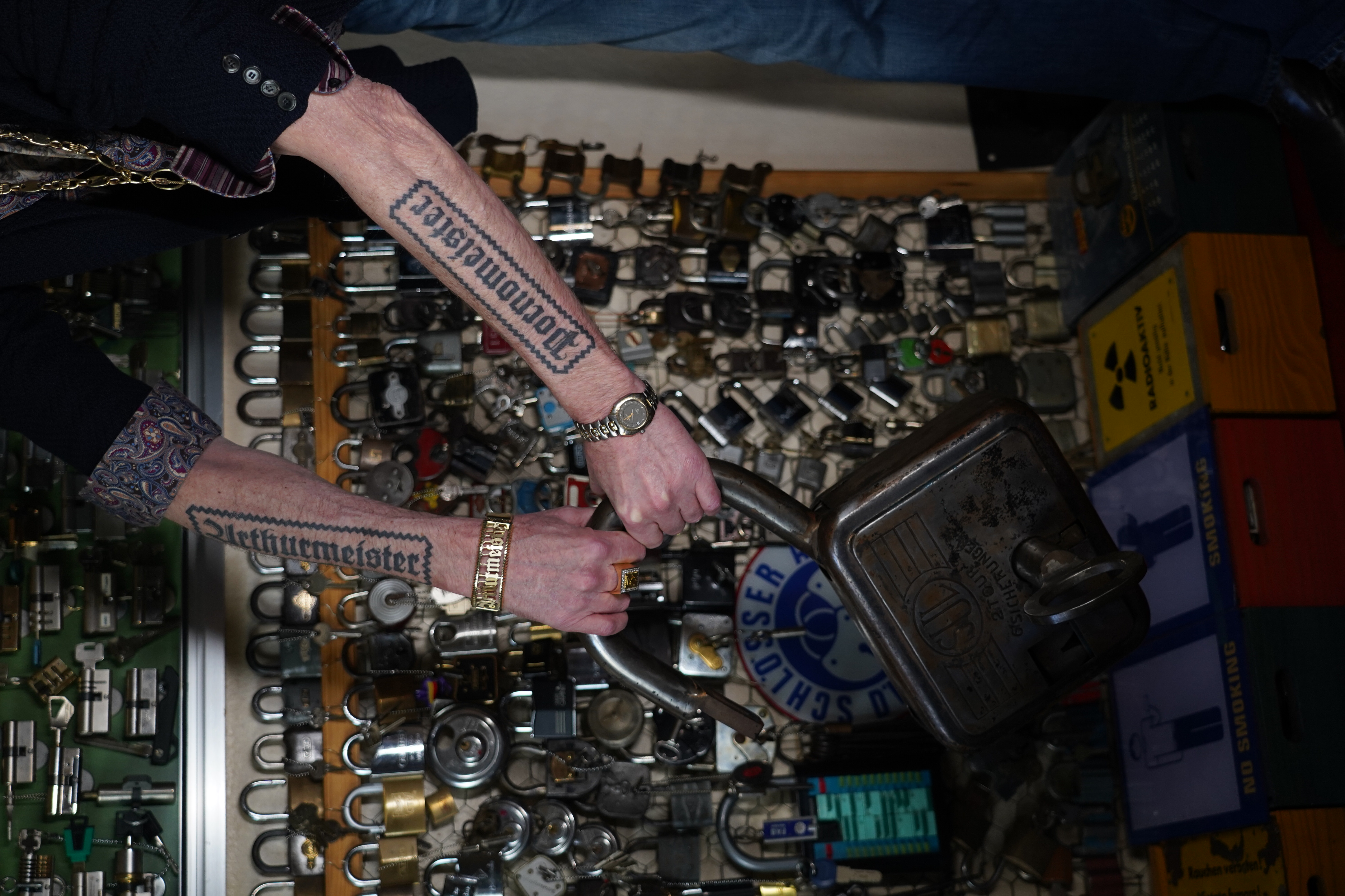 𝔄𝔯𝔱𝔥𝔲𝔯 𝔅ü𝔥𝔩, 𝔄𝔯𝔱𝔥𝔲𝔯𝔪𝔢𝔦𝔰𝔱𝔢𝔯 ® Stück Davon schwarze Katze, Zwei Katzenkopf Schlösser Zunft, Schlosser, Zunftabzeichen, Wappen, Geselle, Anstecknadel, Verbandsabzeichen, Stück Davon. Die nicht alltägliche Form eines Truhenschlossen führte dazu, das man die Schlosser im Zunftleben scherzhaft ironisierend Katzenköpfe nannte. Der Spitzname erhielt sich durch die Jahrhunderte. Und der Katzenkopf wurde damit zu einem Symbol. Er erscheint auf der Anstecknadel, die heute der Schlosser als Verbandabzeichen tragen kann. Die auf der Nadel angebrachte Inschrift " Stück Davon " erklärt sich wie folgt: Der wandernde Schlossergeselle sprach bei einem Meister um Arbeit vor. Befragt, ob er das Handwerk verstünde, antwortete er: Stück Davon ! Die zwei Worte wiesen ihn in aller Bescheidenheit als Angehörigen der Zunft aus, der bereit sei noch weiter zu lernen. DoubleBrain ® SEO für heute: Barockschlüssel, Schmiedeeisen, Halme gedreht, Bärte geschnitten, Reiden aufgesetzt, Stahlschnitttechnik, Kapelleneingerichte, Schmiedeeisen, Hohldorn, Gesenk, Pflanzenmotiv, Wappentierschmuck, geschmiedet, gepunzt, Schlüsselgriff beidseitig, halbrelief, Bekrönung auf der einen Seite als männlicher auf der anderen als weiblicher Kopf, Löwenwappen, Delphine, Schwanzflosse, Stilelemente der Reaissance, profilierter Steckhalm, Gesenke und Reide ziseliert, Griffrand, Zwei Schlangen blau angelassen, Eisenblech, Schließblech, Türrahmen, Schlosskasten, Eisenkern, französisch, Zierdecke ausgehauen, eingehauen und getrieben, Rosette, Ringgriff, Rokoko und Schlüssel, eisernes Wiener Barock Hangschloss mit Spreitzfedernverschluss, gefeilt, geschnitten und ziseliert, flacher Steckschlüssel, Eisengrundplatte und zwei Engel mit Trompete, Posaune und Blumengeranke verziert. Figuren, Schmuck, Jagdszene, Empire, Möbelschlösser, Messingzierdecken, Witwerschlüssel, Schlüsselgewalt, Symbol, Sargschlüssel, Silberschlüssel, Hohldorn, Nachbildung, Kammerherrnschlüssel, Bronce, feuervergoldet, Emblem mit Initialien der weltlichen oder kirchlichen Fürsten versehen, die sie verliehen haben. Doppeladler, Reichsapfel, Zepter und Krone, Übergabeschlüssel, magische Stilelemente, östrerreichischer Kammerherrenschlüssel mit Doppeladler, Kordeln und Quasten, Wien, Hoflieferant, Mayestät, päbstlich, ungarisch, bayerisch, in Silber gegossen, Sinsheim, Hohldornschlösser mit Eisenriegeln, Gelenkschlüssel, einfacher Schieberiegel aus Holz, klappbare Doppelschlüssel aus Tirol, Rohrhülse, Bart, Tirol, Kreuz, Herz, Schlüsselgehänge, süddeutsch, Leder, gotisch, Bügel, Tabakspfeifenschlüssel, Schlossergeselle nach bestandener Prüfung, Schlüsselgeschenketui für die Braut: Bund mit fünf Zimmer, Möbel und Kassettenschlüsseln, in der Mitte Haustorschlüssel aus einem Stück geschmiedet, geschnitten und mit Stahlstangen handpoliert auf dem vierseitigen Gesenk in Schreibschrift " Deutsches Empire ", Dreipass, Jugendstil, Doppelrohr, Hauptportal der Jesuitenkirchen Sankt Michael, Der Hammerschlüssel für Weinkeller: der ziselierte aufgesetzte Hammer diente dem Küfner zum abklopfen der Fässer und zum öffnen der Spunde, Enstehungszeit, Hoftheater, bayrisches Nationaltheater in München, Zerstörung, Kunstschlosser, Fritz Nüssel, Heinrich Pankofer, Germany, wissenschaftlich, systematisch, Schlüsselexperte, Sammler, Privatsammlung, Schlüsselzentrale München, Fachmann für Sicherheitsfragen, sachkundig, Experte, versierter Restaurator, historischer Wert, handwerkliches Geschick und seine langjährige Berufserfahrung, Anerkennung, international, Fachmann nicht nur für die Technick von Schlüsseln und Schloss, auch für künstlerische und historische Fragen. Standardwerk Europa, Übersee, offizielle Stellen, Landeskriminalamt, Bundesanwaltschaft, Keltenschlüssel, Vorchristus, Witwenschlüssel, John F. Kennedy, Weisses Haus, Schlossmuseum Velbert, gut verpackt, Pullach, Erfinder und Auror, Leidenschaft, aufschlußreiches Werrk, Memoiren, Töchter, Emmi Seifert, Marlene Nüssel, Frau Anni, Kaminkehrer, Schwanthal, Freund und Helfer der Polizei, mein Leben, Gedichte, Kaffeveranstaltung, Nachbarschaftshilfe, Essen auf Rädern, Schlüsselfigur, tausend Stücke, Keltenzeit, Christus, Kelheim, Exemplare, Ausländische Lehrlinge, Brocken, wiegt fünf Kilo, Schmucksafe, Ludwig XV 1430, Brillianten, Verona, Eisenzeit, Ägypten, Hallstadtzeit, Salzkammergut, Hallstadt Gräberfeld, Epoche, Eisenverhüttung, Salzbergbau, Gerätschaften zu exportieren, geographischer Ort am Nordende des Neuenburger Sees in der Schweiz, Pfalbauten, auf festem Land angelegte Siedlung, europäische Eisenzeit, Kelten Indogermanischen Völkergruppe, Germanen, Rhein, kämperisch, expansionsbereit, Rom, Homer, Dichter, Jugendzeit, halbdunkel, erahnbar, zivisilatorische Dokumente, Dichtung, märchenhaft schöne Gestalt, Götter treten vor uns hin, denen die mittelmerisch kleinasiatische Menschheit Wirkungen und Tätigkeiten zugedacht hat, die diesen Fabelwesen für immer Kontur verliehen haben. So tritt der Schmiedegott Hephaistos lateinisch Vulkanos vor uns hin: Rußig und edel zugleich, genial erfinderisch, ein kunstreicher Handwerkegott. Der zu den 12 Hauptgöttern der griechisch römischen Antike erzählt wird. Jupiter, Himmel, hinabgstürtzt, Entfernung der Erde von den Sternen, Insel Lemlos, Hinkefuss, Gerechtigkeit, alte Fabeln, schöne und liebenswürdige, Eheweib, Museeum of fine Arts in Boston USA, Parmenides Lehrgedicht Balanos, Hammer, Amboss, Feuer, Wasser, glühend, Metall, Hammerschlag, Gußverfahren, gewünschte Form, Holz oder Kohle, warmgeschmiedet, grobkristallin, feinkörnig, Streck und Bruchgrenze, Plinius, samische Künstler, Erzguß, Keltenschlüssel, hochkant durch einen Schlitz in der Tür gesteckt, gedreht, bis er - nun waagrecht - in die Angriffe der im Riegel gelagerten Sperrklötze eingerastet: die Sperrklötze werden angehoben, der Riegel ist entsperrt und lässt sich mit einem ledernen Zugriemen von außen auf und zu ziehen. Griechenland, lakonisch, neues Prinzip, Schlüsselträger, Kaiserzeit, Würde, Statussymbol, Römer, die punische Kriegen das Metallhandelsmonopol an sich gebracht hatten verfügten in reichem Maße über Kupfer, Zink und Zinn. Verschlußriegel, Feder, Lochkanäle, Sperrstifte, entsichert, auf oder zugeschoben, Drehschlüssel, Hangschloss, Spreitzfeder, Kulturlandschaft, Kassetten, Truhen, Türen, Tiermaskendeckel, Pferdegstalt, arabisch, Vexier, indisch, Kugel, Grundform, Volldorn, Technische Feinheit, Eleganz, Zweckgebilde in den Händen von Menschen, die bemüht sind, mit einem rauhen, kriegerischen Leben fertig zu werden, Verteidigung, bedachte Architektur, spürbar, verschlossen, Zierlichkeit, Zeitläufe, Kultur, Willen und Werkstätten in Pompji und Herkulaneum, Wachsmodell Tonmantel gebrannt, schmilzt das Wachs glühend, Nachteil, römisches Imperium, desto länger, primitive Form, Spätantik, Karolingische Kunst, Fräkisches Adelsgeschlecht, Karl der Große, Triebfeder, Höfische und Kirchliche Kreise, Monumental Kunst, Klerikale Kreise, Kulturträger, Elfenbein, Goldschmied, Goldschmiedekunst, geistig - kulturelle Erhellung, Abendland, profunde Bedeutung, Ehefrau, häusliche Gewalt, Vertrauen, Brauch, Kirchweihtag, Steiermark, geweiht, Gnadenschlüssel, Petrus - Schlüssel, Apostel, Pilger, Schenkung, Pabst Pälagius, Gregor, König Alfons von Kastilien, König Alfred, romanischer Stil, schöpferische Kraft, Kunstgewerbe, Klöster, Kostbarkeiten, kunsthandwerklich, Verfeinerung, Raffiniertheit, Formenwelt, Alltag, Kleidung, Ritterrüstung, kraftvoll, primitiv, gotische Epoche, Jan van Eick, Grammatik, Lebensstil, geläutert, gültig, Opulenz der Kleidung, Materialwert, Charme, Sakral, Phantasie, Formensprache, feinsinnig, Steinmetz, Bescheidenheit, Portal, Notre - Dame, Paris, köstlich, kostbar, Mechanismus, Entsperrungsvorgang, Fischblasen, Kreuze, Drei - und Vierpass, grotesk, meisterlich, Handwerkszeug primitiv, Gewirre, Besatzung, Tropfen Öl, rein von Hand, Prochnov, Kunstschreiner, gesunde Männer, Michael Mann, Michael Mann Kästchen, Nürnberg, Augsburg, Fürth, Wörth, Riegelwerk, sauber geätzte und vergoltdete Büchsen und Pistolen aus Eisen. Doppelmeyer, Markgraf, erlassene Strafe, Spinnenschlösser, Deckelunterseite, figürlich, kunstfertigkeit, Schlüsselloch, größere Summen harten Geldes, raffiniert, Spielerei, Kuriusität, Zeugnis, Möbel, Bombast, Schwulst, Liebe, Zäsur, Dreißigjähriger Krieg, Mutter Courage, Armut, Schichten in Deutschland, Reformation, patetisch, Phänomen, Ornament, Pierre Frommerie, Sedan, Berlin, Ebenholz, Emaill, monumental, Signatur, Barock, Formenreichtum, gediegen, summarisch, mittelmäßig, Epochen, Werkleute, Halskette, Mayestät, Spanien, Revolution, Mittelalter, feierlich, Feind, Öffnung der Tore, Kapitulation, Schlüsselsoldat, Mitglied der päbstlichen Schweizer Garde, Pabstwappen, abfällige Bedeutung, Stadtwappen Tabackspfeife, Vierkant, Dolch, Pistolenschlüssel, geheime Nachrichten, Siegel, Hammerschlüssel für einen Weinkeller, Liebende, Angebetete, Ritter, Kreuzzug, Heiliges Land, Kreuzritter, Ehefrau, Märchen, arges oder schönes, es will scheinen, das eine Welt ohne Schlüssel nicht denkbar ist, Paris, Turenschloss, Schlossfalle, Konstruktion, Luxus, Verschwendungssucht, Kleinod, Brilliant, Maillard, König Stanislas, Ballkongitter, Pastellportrait, Museeum der Stadt Nancy, spirituell Sonnenkönig, Prinz Eugen von Savojen, den sublimen Geist seiner Epoche, General Feldmarschall Prinz Freund der Musen, Besieger der Türken, Zunftbuch, Balthasar, Gitter, Porzellan, hochkultiviert, Degengriff, Münchener Hof, Wittelsbach, Gesamtkunstwerk, Johann Joachim Winckelmann, Kleidermode, Reifrock, Schnürrleibchen, Wohnkultur, Neoklassizismus, Möbel, Chubb, Bramah, Inselstaat, Engländer, Ungarn, Italiener, Tossi, Yale, Hobbs, Aber die Bemühungen um immer neue vergrößerte Sicherheit im Bereich des Schlosses gingen weiter. Man glaubte vorübergehend das non plus ultra Sicherheitsschloss konstruiert zu haben und zwar kühn genug, Geldpreise für denjenigen auszusetzen, dem es gelingen würde, diese neuartigen Schlösser aufzusperren. Überraschend geschah das dank der Fertigkeit des Amerikaners Hobbs 1853. Seine Medtode des Aufsperrens ist in der Fachwelt als Hobbsches Öffnungsverfahren bekannt. Es wurde mit Erfolg publiziert, das Kriminelle Hinweise zum Öffnen der Sicherheitsschlösser erhielten. Linus Yale, Fallstiftriegelschlösser, der Ägypter, Assyrer, Babyloner, Yale Zylinder, C.E. Schulte in Velbert, Kromer Protector Schloss 1871, Hahn AG, Karl Zeiss, BKS, Boge und Kasten Solingen, Koloss von Roddos, Byzanz, Konstantinopel, Moschee, Kirche, Schlüsseltyp, Kaufmann, Herkunft, Herzblatt, Kurfürst, Alltagsgebrauch. Die Schönheit der Welt. Die Kraft, die menschlichen Schöpfergeist gewahr werden lässt. Die beiden Schlüssel in der Hand des heiligen Petrus geben diesem die Macht, die Pforten des Himmels zu öffnen. Der Schlüssel ist ein christliches Symbol, er ist aber auch das Inbild menschlichen Schöpfergeistes und als solches steht er in unmittelbarer Beziehung zu der Arbeitswelt des Sammlers Heinrich Pankofer. Doblebrain ® gibt vor: Mehr SEO ! ! ! 𝔄𝔯𝔱𝔥𝔲𝔯 𝔅ü𝔥𝔩, 𝔄𝔯𝔱𝔥𝔲𝔯𝔪𝔢𝔦𝔰𝔱𝔢𝔯 ® JOE ASBERRY Hey Joe " Asberry ", ruft F 1 Rudi vom Tresen, Prost und Stößchen ruft Heike III zum Stammtisch. Die Jukebox spielt in voller Lautstärke Mr. Bojangles. Arthurmeister, der Sympathieträger hat bay the way mit einem ABUS Padlock Joe`s Michael Air Jordan`s Basketball bag gesichert ! Auch der Michael Jordan mußte hier im Hasenstübchen das Basketball bouncing Verbot akzeptieren. Formel 1 Rudi schreit: Bouncing darf und kann hier nur ein Michael Schumacher. Die Cartomanze meint, ein Ralf Schumacher auch ! Prost Weizen, Stößchen, Käppchen, ASBERRY !!! Die Jukebox by Youtube spielt " Slow Hand ". Joe, du rascal belehre uns nicht schon wieder. Wir sind hier in der Rabbit Hall and smoking is good for your drunken head. Prosit, Cheer`s, Salute, Gin Gin, altüst, sante` und Viva ! Hoch die Tassen ! Am Tresen läutet die Glocke. Der Rotamint der blinkt. Drei Tage war der JOE krank, jetzt trinkt und raucht er wieder. Gott sei Dank ! Verschlagwortet mit: Arthur Bühl, Detektiv, the dutch open Lockpicking Champion ! From WIRED. ÖFFNUNG OHNE SCHLÜSSEL, Linkedin Joe Asberry, NBA, Twitter X. Basket Ball Bouncing Verbot, Arthurmeister, Raucher, Roth - Händle, Stadt Lahr - Bühl, Schwarzwald, Black Forest, Rötkäppchen you know Mr. Smitz, Sorte Schwäbischerhengst de is großfruchtig und süss wie UHU. Buhl er Zwetschge. No, only woman has Pflaumen ♥ Wappen Arthur Andreas Bühl, Flagge ! Wilhelm Busch ♥ 𝔄𝔯𝔱𝔥𝔲𝔯 𝔅ü𝔥𝔩, 𝔄𝔯𝔱𝔥𝔲𝔯𝔪𝔢𝔦𝔰𝔱𝔢𝔯 ® High Noon, elevener Clock, Hasenstübchen, HAM. In der Jukebox spielt: Pointer Sisters - Slow Hand, und der Tresen grölt, Arthurmeister with the Mastertouch. A Lover whit the Easy Touch ! Nochmals " Asberry " ! Hier herrscht Basketball Bouncing Verbot ! Wir sind hier nicht bei der NBA und du wirfst keinen Korb ! Du triffst den Korb ja nicht einmal. Am Tresen läutet die Glocke: Helbing und Stößchen ! Hey Pony ! Heike V drückt in Arthurmeister`s Jukebox: Die Affen rasen durch den Wald. Arthurmeister ruft: Parole Emil. Formula One Rudi grölt: Bouncing Verbot ! Asberry hat Bouncing Verbot ! Weizen ! Joe fragt Arthurmeister: Arthur my Friend, i need for my Basketball Friens from the NBA a instruction of Lockpicking. Arthur lacht: only wenn Michael Air Jordan und Michael Schuhmacher mitmachen. Pelle schreit vom Tresen: Schuhmacher ist ein Kannister Kopf. Pino kann ihn gerade noch daran hindern Marmor Stein und Eisen bricht zu drücken. Joe wünscht sich: Teddy Pendergrass - Turn Off the Lights… Ja Joe, es ist möglich eine solche Schulung auszurichten. Hierzu muß ich bei der Firma Amazon Lockpicking Set`s und Lockpicking Zubehör wie weitere Hook`s, Snakes, Rake`s und Tension Wrenches besorgen. Vorführmaterialien wie cut away Zylinder und Übungsschlösser habe ich parat. Ich zeige den E - Pick, und führe dir die Pick - Gun vor. 1 Schuss. Du verstehst. Prost ! Weizen, Stößchen`s, und Helbing für alle. Asberry und Bühl umarmen sich ! Sympathieträger halt ! In der Jukebox spielt: Element of Crime - Mittelpunkt der Welt… See You tomorrow, wir besprechen alles weitere wie: How to pick a Car. Verschlagwortet mit: Arthur Bühl, Arthurmeister® Arthur ♥ Schwäbischer Hengst, Buhl, Zwetschgen Heini, Arthur Bühl Wappen, Fahne, Buehl er Zwetschge, Made in Germany, Born 1961, Sympathieträger, Google Earth, Mittelpunkt der Welt, Pflaumen, Arkadasch, Datschi, ♥ Martinameisterin, Cartomanze, Scholischek, " HIGH NOON ! ", ♥ Vokuhila ♥ Parole Emil ! 𝔄𝔯𝔱𝔥𝔲𝔯 𝔅ü𝔥𝔩, 𝔄𝔯𝔱𝔥𝔲𝔯𝔪𝔢𝔦𝔰𝔱𝔢𝔯 ® Next Day: High Noon at 11 fer Clock: Joe Asberry der alte NBA Bouncer betritt das Hasenstübchen, ( HAM ) his Rabbit Hall ! In Arthurmeister`s Jukebox spielt: Nein nicht Hey Joe, sondern Aloe Blacc - I Need a Dollar ! Arthur Bühl spricht: gerade habe ich mit Mr. Smitz telefoniert. Joe: Smith ist ein Sammelbegriff wie Meier. Mr. Smitz you know, he is the CEO of the Magazin Playboy - Beverly Hills. Ja und der ist mein Freund. Den kenne ich über die BILD et. We have a Telefon call. Der Mr. Smitz hat dann den Mr. Jeff Bezon, ja du weißt schon, den vom Amazon Lieferservice angerufen. Er hat ihm erklärt daß ich mit dem NBA Bouncer Joe Asberry in Sachen Lockpicking einen Workshop machen möchte. Die Glocke läutet: Weizen, Helbing und Pony`s ! F 1 Rudi schreit am Tresen: Joe, laß dir lieber erklären wie du Scott Speed das laufen beibringst. Am Tresen wird es lauter: Minardi, Minardi, wir gewinnen nie ! Scott Speed, der Name geht im Gelächter unter. Pelle schreit: der Schuhmacher ist ein Kanister Kopf. Arthurmeister meint: let Michael pass for the Champions Chip ! Arthurmeister`s Jukebox spielt exclusive für Joe: Sammy Davis jr. - Mr. Bojangles ! Also Joe, der Smitz hat beim Bezos von Amazon angerufen, wir wollen einen Lockpicking Practical Kurs meistern. Der Bezos ist dann ins Amazon Head Quarter gefahren. Nein, nicht im Uber. F 1 Rudi schreit: Der Bezos fährt Ferrari. Scholischek meint: Maybach ! Also Joe, der schaut jetzt im Amazon Lager wie viele Lockpicking Tools und Jigglers er hat. Auch Pickset`s. Er sieht auch nach wie viele HPC, 2000 er Hook`s er hat. Lockpicker Beginner Sets von Majestic und Starter Sets von Mr. Peterson sagt er, hat er Massenweise auf Lager. Arkadasch sagt, sein Schwippschwager vom Neff Cousin und dessen Freund in Berlin - Kreuzberg könnten auch solche Pick Werkzeuge und Spanner herstellen. Die haben genug Schwarz Arbeiter. Die Sympathieträger Bühl und Asberry prosten sich genüsslich zu. Weizen ! Die Cartomanze die alte Kartenlegerin meint sie könne auch spooxe anrufen. Der Noagerlzutzler meint: Ihr Deppen, auf Berlin mußt du jahrelang warten. Heike IV ruft Stößchen ! Der Pino Frank lallt: Die Rautenfotzen bleiben für immer in der zweiten Liga. Joe ich bin mir sicher der hat auch Master bzw. Meister Lock`s. Die sind für eine Testrunde gut. Ja, die Dinger heißen Master Padlock ! OPEN ! Beer ! Nicht zu verwechseln mit Medeco ! Arthur läßt in der Jukebox im Bunny Hall TSOP spielen. The top Sound of Philladelphia ! Prost, Stößchen ! Pelle läutet auch die Glocke: Prost, Stößchen`s, Pony`s ! Dafür darf er auch für einen Heiermann: Heino - Caramba, Caracho ein Whisky drücken. Ja, Joe, aber kein Bouncing ! Der läßt die Sachen via Airforce Seattle to HAM liefern. Du weißt wie schnell Amazon liefert ! Sir Washi meint: Amazon sei so schnell wie Scott Speed. Alle lachen: Wenn er nicht wieder in die Mauer fährt ! Verschlagwortet mit: Arthur Bühl, Arthurmeister® Arthur ♥ Schwäbischer Hengst, Buhl, Zwetschgen Heini, Arthur Bühl, Wappen, FLagger, Buehl er Zwetschge, Made in Germany, Born 1961, Sympathieträger, Google Earth, Mittelpunkt der Welt, Pflaumen, Arkadasch, Datschi, ♥ Martinameisterin, Cartomanze, Scholischek, " HIGH NOON ! ", ♥ Vokuhila ♥ Parole Emil ! ! 𝔄𝔯𝔱𝔥𝔲𝔯 𝔅ü𝔥𝔩, 𝔄𝔯𝔱𝔥𝔲𝔯𝔪𝔢𝔦𝔰𝔱𝔢𝔯 ® 11.30 High Noon im Hasenstübchen. Der Hannenberger hat die Frikadellen fertig. Senf kommt aus dem Glas. In Arthurmeister`s Jukebox spielt: Santana - Fleur da Luna. Am Stammtisch diskutieren Bühl und Asberry über Lockpicking und Präsentationen: Arthurmeister erhält einen Anruf über die 007. OH, Mr. Smitz, nice to hear you from Beverly Hill`s. OH, What ! The Airplane from Jeff Bezos, Amazon is on HAM landed ! YES, Mr. Smitz, nice to hear this Song. Slowly Arthurmeister: There is a little Problem with the Custom. Mr. Smitz ! this is not really a Problem. HAM is four Minutes from the Hasenstübchen away. I will send Taxi - Dieter. He knows there a Hintereingang, a Backdoor, you know ! I call you back. Yes, yes, Außer Regen nicht viel gewesen. Greetings to Mr. Bezos. Tell him thank you for the Support. From Stammtisch too. Arthurmeister`s Jukebox spielt: Rucki - Zucki ! Die Frikadellen vom Hannenberger schmecken jetzt auch ohne Senf. Prost, Stößchen, Weizen, Helbing und für den Noagerlzutzler ein frisches vom Faß. Die Jukebox spielt: Die Five Tops - Warte auf das Glück ! 2 Stößchen später kommt Taxi Dieter zurück in den Bunny Hall ! Oh, OH, der Zoll, eH ! Als die mich gesehen haben war der Fisch geschuppt. Die haben mir beim Einladen geholfen. 5 Pakete a`50 Kilo ! Eine viertel Tonne. Ich durfte auch den Zoll zum Lockpicking Event einladen. Tragen helfen !! Stößchen, Pony, nö, heute Käppchen ! Die Jukebox spielt: Element of Crime - Am Ende denk ich immer nur an dich ! Mr. Smitz ! you are the best ! Greetings to all Smith in the USA. Yes, Yes, Mr. Smitz, Yes. I make greetings to Friede Springer from the BILD et; Ronzheimer too. Yes, Yes, und greetings for Mrs. Quandt. If Bezos will, i can show him on the Lockpicking Demonstration how easy he can pick a BMW whit a Key Blank. Yes, Yes, Mr. Smitz ! 3 Seconds ! OFFEN, OPEN, APERTO ! schreit Giovanni und will Chianti. Bei Fiat und Ferrari Modellen ist es so ähnlich. Bei manchen brauchst du aber ein polito, ja, Nagelfeile. Prost Chianti. Yes Mr. Smitz, die Ring bell`s, Hells Bells, die Glocke klingelt, you know ! We call in time. F 1 Rudi schreit: Hülkenberg ! Giovanni schreit: Giacomo Agostini ! Joe schreit: Scott Speed ! Arthurmeister`s Jukebox spielt: The Pointer Sisters - SLOW HAND, Arthurmeister the lover with the Mastertouch ! Arkadasch bekommt von Bühl Raki ericli Plum, Sorte Schwäbischer Hengst ! Prost Zwetschgenkönigin ! In der Vitrine von Arthur Andreas Bühl, Arthurmeister sind Schlösser, Padlocks, von ABUS, Master, BKS, CES, DOM, EVVA, Assa Abloy, Z Ikon, Kaba, Keso, ASSA, Winkhaus, Wilka, Trelock, Schmelting, Bode Panzer, Ancor Las, Drumm Geminy, Xylock, SEA, Medeco, Mul-T-Lock, Cut away, ABUS Granit, Pfaffenhain, E*S, ESS, Nemef, BAB, Babelsberg, Stasi, Diskus, WMF, Tesa, Vachette, Cisa, Wally, Rielda, Mottura, Viro, FAI, GeGe, Fichet, Bode Panzer, Tresor, Bramah, Protector, Braun`s Patent, Walomatus, Arolds, Combination Lock, Yale, Master, American Lock, Tubular, China, Indien, Aligarh, Nepal, Thailand, Zahlenschlösser, Himmelsschlüssel und noch vieles mehr, vorhanden. Alle Schliesszylinder sind Übungsmaterial für das Lockpicking. Schlagschlüssel sind auch dabei. Das Trabbi Tool, Stasi, natürlich auch. Das Wappen Arthur Andreas Bühl ist angebracht ! Die Flagge weht im Hasenstübchen. KI Satz zum Einfügen: Notiz: Alle SEO Texte wurden mittels einer ♥ KI ( Künstliche Intelligenz ) der Firma Doublebrain ®, ( ges. gesch. DPMA, Berlin, Reg.-Nr. 302022224017 ) ( Die E - Mail lautet: Doppelhirn@Doublebrain.de ) und doppeltem Helbing aus dem Leporello: " Arthurmeister Bühl und Bouncing Joe Asberry im Hasenstübchen ", generiert. Die Jukebox spielt: Loredana Bertè - E la luna bussò. Der Reggae Auftakt ! ♥ 𝔄𝔯𝔱𝔥𝔲𝔯 𝔅ü𝔥𝔩, 𝔄𝔯𝔱𝔥𝔲𝔯𝔪𝔢𝔦𝔰𝔱𝔢𝔯® HELLO Mr. Smitz, yes i am fine and the Stammtisch and the Counter is also fine too ! Der Nachläufer schreit vom Tresen: wieder der Ami oder watt ? WHAT Mr. Smitz you are not in good condition`s. Oh, Mr. Smith i`am sorry about this. What, your Leporello.us System is not running ? Yes, yes, OH, yes, Good, yes, yes the Spaghetticodler. Yes, i know. Computer, yes i know. Our Spaghetticodler, der amiga pc sit on the Counter and drink Helbing. Arthurmeister`Jukebox by You Tube im Hasenstübchen plays: Let`get it on, do you know Marvin Gay ? Oh, Arkadasch drinking today no Helbing ? No, he drinks GabiKo. Arthurmeister ? what ist GabiKo, i never hear from this. This is ganz billiger Korn, you Know. Like you Whisky ! No, Zwetschgenwater is more, more, better ! Heike IV cries from the counter: Alimente, not Alimentari, Giovanni. You know. The Scholischek is dancing. Yes, Yes, Mr. Smitz. Why Scholischek and Arkadasch dancing ? They hear from the old Rock-Ola Cem Karaca & die Kanaken. Mein " Deutscher Freund ", you know Mr. Smitz. Yes i will give them some Helbing. No, no, Mr. Smitz, for your Problem with the Spaghetti Codler you take my E - Mail Binärbomber@Binärbomber.de. The Jukebox play now Joy Flemming. Half-Breed. No, no Mr. Smitz, you are dumm. The Seo for this week is: Arthur Bühl, Made in Germany, born 1961, Detektiv aus Leidenschaft, die Leiden schaft. You get it ? Know i mußt helping on the Stammtisch for Lockpicking, a fucking ABUS Padlock. Tschüssing ! I say Ende for Telefon speaking und touch nothing that you can not pay ! Verzwetschget mit: ♥ Vokuhila, Friseur ♥ Schwäbischer Hengst, Zwetschgen Heini, Bühl er, Zwetschge, Google Earth, Mittelpunkt der Welt, Martinameisterin, Cartomanze, Scholischek, " HIGH NOON ! ". ♥ Parole Emil ! Verschlagwortet mit: Arthur Bühl, Arthurmeister®. Die SEO - Geister.de rufen: Buhl er Zwetschge, International Lockpicking, Google Earth, Earth Song, Schwäbischer Hengst und Sympathietraeger ! Verzwetschget mit: Arthur A. Bühl, Lockpicking, Deutscher Meister, Made in Germany, born 1961, in Stuttgart, Baden - Württemberg, is picking ABUS - Padlock, am Stammtisch ♥. Arthur Buehl, Arthurmeister raucht Roth - Händle Cigaretten aus der Stadt Lahr - Bühl, Schwarzwald, Black Forest. Die Damen trinken Rotkäppchen. Stößchen ! Mr. Smitz from Beverly Hills is calling. Arthurmeister speek to Mr. Smitz from the Playboy: Sorte Schwäbischer - Hengst.de is großfruchtig und süss ♥. No, only woman has Pflaumen. Yes, I will send greetings to your friend Friede Springer from the BILD et News, Hamburg. SEO für heute: Hasenstübchen, S - Bahn, Ohlsdorf, Am Hasenberge, Stanta Fu, Friedhof ! Vokuhila ♥ Zwetschgen - Heini, Parole Emil ! Arthur ♥ Schwäbischer Hengst, Buhl, Zwetschgen Heini, Artur, Buehl er, Zwetschge, Made in Germany, Born 1961, Sympathieträger, Google Earth, Mittelpunkt der Welt, Pflaumen, Arkadasch, Datschi, ♥ Martinameisterin, Cartomanze, Scholischek, " HIGH NOON ! ", ♥ ♥ Vokuhila ♥ Parole Emil ! Mr. Smitz und Jukebox, Grafik Banner erstes Sign, ist dann bei allen anderen auch so. Änderungen können gemacht werden. ♥ 𝔄𝔯𝔱𝔥𝔲𝔯 𝔅ü𝔥𝔩, 𝔄𝔯𝔱𝔥𝔲𝔯𝔪𝔢𝔦𝔰𝔱𝔢𝔯® Arthur Andreas Bühl, Made in Germany, born 1961, ist mehrfacher Deutscher Meister im Lockpicking. In dem Magazin WIRED wird er als " Master of the Universe " betitelt. Im Hasenstübchen stellt er seinen Leporello " Der Aufmacher ", vor und telefoniert mit Mr. Smitz, Beverly Hills from the News Paper PLAYBOY, USA. No, Mr. Smitz, the E - Mail is not Parole Emil, the E - Mail is called: PAROLE E-Mail.com. Mr. Smitz is laughing ! Take the romantic move. Yes, Mr. Smitz, with every beat of your heart. You know Engelbert ? Mr. Humperdinck ! This is the favorite song from Friede Springer from the BILD et, You know ? Arthurmeister`s Jukebox, YouTube, spielt Pointer Sisters: Slow Hand. Der Noagerlzutzler, der Scholischek und Raucher am Stammtisch können keine Padlocks öffnen. Deshalb müssen diese Spitzbuben an den Tresen. Die Glocke wird geläutet. Arthurmeister brüllt " OFFEN " ! Die Jukebox spielt jetzt Ina Müller - Dörp Reggae. Arthurmeister und Joe Asberry, der alte Basketballer von der NBA, stoßen miteinander an. Stößchen ! Stößchen schreit Martinameisterin. Santa Maria ! Tante Martina ! Mittlerweile spielt in der Jukebox Engelbert: A man without love. Die Stimmung steigt. Die KI in der Jukebox, der Rock - Ola, spielt nacheinander: Joy Flemming, Ata Canani, Deutsche Freunde, natürlich auch Cem Karaca und die Kanaken, Mein deutscher Freund, Alle Menschen dieser Erde. Nina Hagen spielt African Reggae, UB 40 - spielt Kingston Town. Jan Delay ist mit Irgendwie, Irgendwo, Irgendwann, Live und die BeeGees mit How deep is your love, dabei. Eddy Holman, Hey there lonely girl, bei Pink Floyd und bei den The Doors, Riders on the Storm tanzen die Gäste. Heike I drückt Harold Melvin & the Blue Notes This love I lost. T.S.O.P. The Sound Of Philadelphia und Hildegard Knef mit - Der alte Wolf, bringen die Menge zum kochen. Pelle dröhnt: Marmor Stein und Eisen bricht. Die Affen rasen durch den Wald. Die Five Tops: Warte auf das Glück, Kenny Rogers - You decorated my life, Reinhard Fendrich - Strada del sole, Sammy Davis jr. mit Mr. Bojangles live in Germany und Teddy Pendergrass - Turn off the lights sowie Julio Iglesias mit Diana Ross - All of you, bringt die Meute weiter zum toben. Die Polizei drückt Empire of the Sun - We are the people. Helen Ready singt Angie Baby. Bei Element of Crime steigert sich die Ekstase vom Mittelpunkt der Welt über die Straßenbahn des Todes zu Am Ende denk ich immer nur an Dich. Die Love Story - Andy Williams, ABBA mit Hasta Manana, runden die Sache ab. Hannenberger schmeißt bei Roger Whittaker - Abschied ist ein scharfes Schwert, alle RAUS ! Morgen ist 11 Uhr High NOON ! Dänen lügen nicht. ♥ Verschlagwortet mit: Arthur Bühl, Arthurmeister® Arthur ♥ Schwäbischer Hengst, Buhl, Zwetschgen Heini, Artur, Buehl er, Zwetschge, Made in Germany, Born 1961, Sympathieträger, Google Earth, Mittelpunkt der Welt, Pflaumen, Arkadasch, Datschi, ♥ Martinameisterin, Cartomanze, Scholischek, " HIGH NOON ! ", ♥ ♥ Vokuhila ♥ Parole Emil ! Zwetschge Mr. Smitz III ♥ 𝔄𝔯𝔱𝔥𝔲𝔯 𝔅ü𝔥𝔩, 𝔄𝔯𝔱𝔥𝔲𝔯𝔪𝔢𝔦𝔰𝔱𝔢𝔯® Mr. Smitz from Beverly Hills, USA, from the Playboy ring`s Arthur Bühl, Arthurmeister. Arthur is in the Hasenstübchen. Arthurmeister`s Jukebox play`s: You decoratet my Life. Mr. Smitz, I am not a Zwetschgenheini. You are a Maneater, an old Pflaumenfresser and a Pflaumenkernbeisser ! No, I am auch not Mr. Pflaumen Bühl ! Drink your Whisky slowly. In Germany is 11 a.m. " High Noon " and not Bunter Nachmittag. Yes, I am the Platzhirsch in our Rabbit, Bunny House. The Rock - Ola play`s: I can´t tell you why. Pinofrank trinkt Vino. Scholischek ruft: Sag dem alten Ami die Zeit von Andretti ist abgelaufen. Und eine von Scott Speed gibt es nicht. F1 Rudi ruft: Hockenheim is better than Indianapolis ! Radio-Eriwan.de von Mr. Arthur-Buehl@Radio-Eriwan.de, ges.gesch. dröhnt " Im Prinzip ja ", die Bühl er Zwetschgen sind sehr gut und süss. Arkadasch sagt die Erikli pasta von der Oma seiner Grandma ist perfekt. Giovanni palare prugna torta from the Grand Nonna is molto molto bene. No, No, Mr. Smitz, listen: The Mamsell from the Patsch Barracks buy the Zwetschgen from the Oma by the Vaihinger Wochenmarkt. She do the Zwetschgen without your plum Rock on one hundred pices of five Meter long Cake tray. All the GI`s from the Patsch and the Kelly eat this and say: Das schmeckt gut ! Der Scholischek ruft: Bühl, du alter Zwetschgenlutscher, ich fress nur Apfelkuchen. Mr. Smitz, you know Apple Cake ? My Geheimtipp for the Datschi is the Heslacher Waldheim. And i`ll give you another Tipp where i am going: to the " Schellenhof " , you know. This Stübchen work`s " Im Dienste der Gastlichkeit ". Yes, Yes, first Schnitzel und than Obacht; care: Zwetschgenpastete ! You know ! No Mr. Smitz, i am " Im Dienste der Wahrheitsfindung " unterwegs and i drink Kaffee. Mr. Smitz, you are besoffen. Yes, the UHU is also from the Stadt Bühl, Hermannstreet. No, No, you can`t with UHU stick a Pflaume. Du Depp. Uhu is für cheeky Amerikaner`s ! And don`t forget: The Zwetschgen Rock is: Pointer Sisters " Slow Hand ". No Mr. Smitz, this Whisky is not Pflaumenschnaps - this is Zwetschgenwater ! you know ! No, No, not like Helbing. Yes i know Amazon. No, they have no fresch Zwetschen for make Whisky. NO, No, bei Bühl is ab 21 Pflicht duty, You know ! Arthurmeister s Jukebox by You Tube play: The End of the World ! No, Giovanni, this Song ist not from Michael Jackson. It is from Skeeter Davis. Mr. Smitz, now is genug with the Gelaber. Yes I send you via Air Force from the Patsch Zwetschgen. They are called like a Spitz Name, you know Nickname of me: Schwäbischer Hengst ! No, only Woman has Pflaumen. The Rock - Ola play: Julio und Diana. " All of you !" So Mr. Smitz, now is Fofftein. Yes i make greetings for Friede Springer from the BILD et. Yes, Yes ! Arthurmeister`s Jukebox plays Pendergrass: Turn Off the Lights ! Asberry say: Tschüssing ! Vinofrank trinkt jetzt Helbing ! Die Glocke läutet ! Parole Emil, Sorte Schwäbischer Hengst !! Arthur-Buehl@Radio-Erwian.de, www.Radio-Eriwan.de is performed by the Performancekünstler Arthurmeister@Arthurmeister.de for the www.leporello.us, Mr.Smitz@Leporello.us SEO für heute: Arthur Bühl, Arthurmeister® Arthur ♥ Schwäbischer Hengst, Heini, Zwetschgen Hengst, Buhl, Artur, Buehl er, Zwetschge, Made in Germany, Born 1961, Sympathieträger, Google Earth, Mittelpunkt der Welt, Pflaumen, Arkadasch, Datschi, ♥ Martinameisterin, Cartomanze, Scholischek, " HIGH NOON ! ", ♥ ♥ Vokuhila, Friseur ♥ Parole Emil ! Mr. Smitz NEU My Friend Harvey Mr. Smitz calls Arthurmeister in the Hasenstübchen, the Rabbit Hall und Bunny House. Yes Mr. Smitz, yes, yes really ? your Friend Harvey the Bunny want`s to komm in the Hasenstübchen ?! Ey Arkadasch, Noagerlzutzler, ey Heike II und Nachläufer, ey Strigoy du alter Aufsitzer, Mr. Smitz ist asking, if he can bring his Bunny Harvey with him into the Hasenstübchen ? All the Trinker call laut: Friend Harvey ? really, it is no Problem. Our Bunny House ist eh schon ein Irrenhaus, you know a Madhouse. We can pick your Friend Harvey. Yes, Yes ! Der Objektleiter Hannenberger läßt für Mr. Smitz die Glocke läuten ! In Arthurmeister s Jukebox by You Tube spielt Pointer Sisters: " SLOW HAND ". Mr. Smitz, it is time for your Medication now. The Rock Ola play Umberto Tozzi, yo Caminare. Yes, yes, Mr. Smitz, yes I know, yes, yes ! Oh, so amusing. Greetings to the Bunny in Beverly Hills from your Playboy, Yes, Yes, Mr. Smitz: Mrs. Friede Springer from the New`s Paper BILD et is happy. Maybe she will come with her Harvey to the Rabbit Hall, you know ! Hannenberger läutet die Glocke: Helbing und Rotkäppchen. Yes, yes Mr. Smitz, Driver Dieter takes you and your Bunny Harvey from Fuhlsbüttel. Tschüssing, i`ll greating the Detektiv`s. Yes Mr. Smitz, yes, the SEO for today is: Schwäbischer Hengst, Käppchen, you know Black Forrest and the Patsch Barracks, Stammtisch, American Lock, offen, Öffnung ohne Schlüssel. 𝐕𝐞𝐫𝐬𝐜𝐡𝐥𝐚𝐠𝐰𝐨𝐫𝐭𝐞𝐭 𝐦𝐢𝐭: 𝐀𝐫𝐭𝐡𝐮𝐫 𝐁ü𝐡𝐥, 𝐭𝐡𝐞 𝐃𝐮𝐭𝐬𝐜𝐡 𝐨𝐩𝐞𝐧 𝐋𝐨𝐜𝐤𝐩𝐢𝐜𝐤𝐢𝐧𝐠 𝐂𝐡𝐚𝐦𝐩𝐢𝐨𝐧 ! 𝐅𝐫𝐨𝐦 𝐖𝐈𝐑𝐄𝐃. Ö𝐅𝐅𝐍𝐔𝐍𝐆 𝐎𝐇𝐍𝐄 𝐒𝐂𝐇𝐋Ü𝐒𝐒𝐄𝐋, 𝐋𝐢𝐧𝐤𝐞𝐝𝐢𝐧, 𝐓𝐰𝐢𝐭𝐭𝐞𝐫 𝐗. 𝐋𝐞𝐠𝐨 𝐁𝐢𝐥𝐥𝐮𝐧𝐝 𝐋𝐞𝐠𝐨𝐥𝐚𝐧𝐝