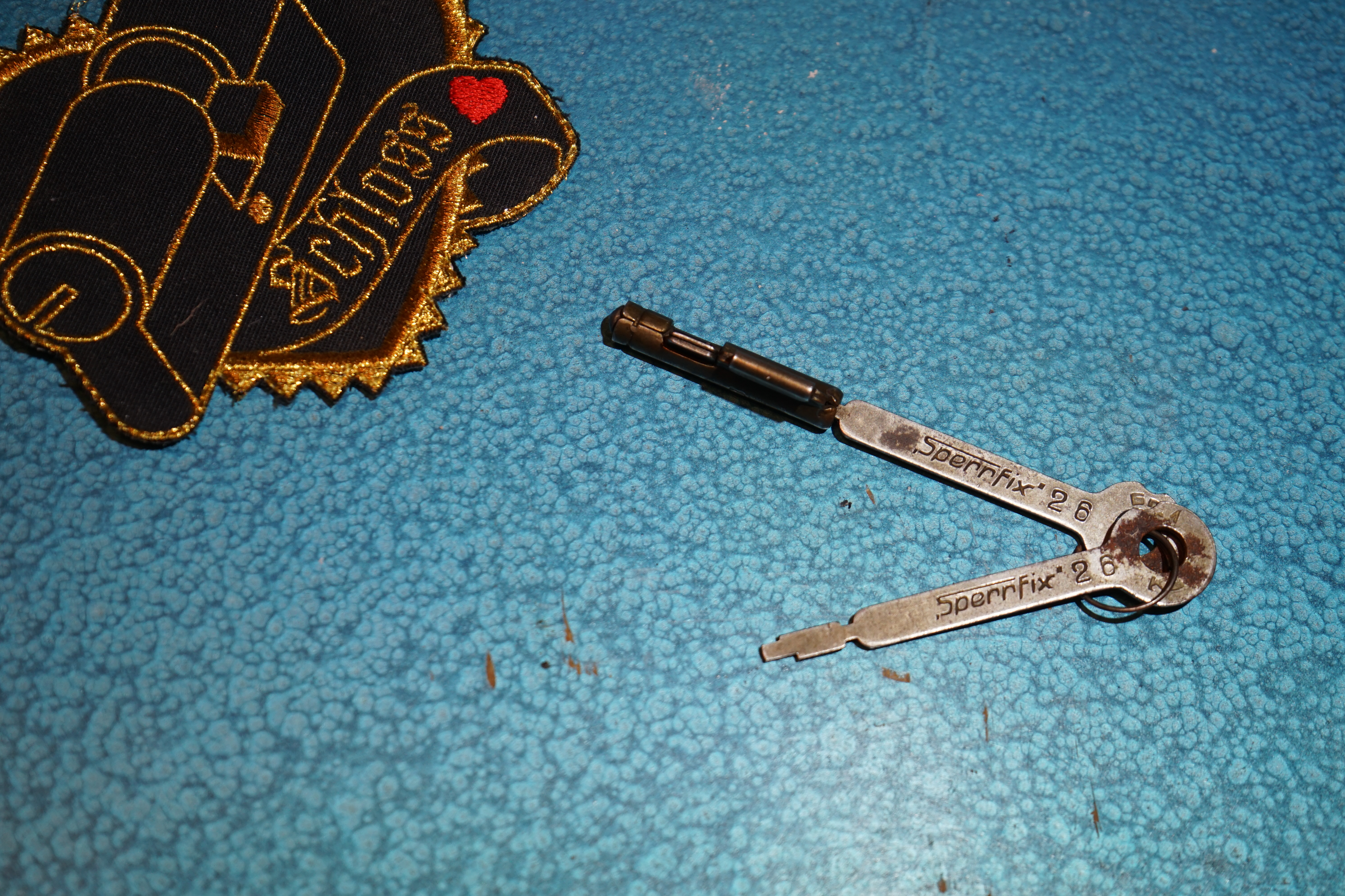 Julius Adolf Petersen (* 7. Oktober 1882 in Hamburg als Julius Adolph Petersen[1]; † 21. November 1933 ebenda[2]) war ein Berufsverbrecher und Kneipenwirt in Hamburg-Barmbek, genannt „Lord von Barmbeck“ (Barmbek wurde damals noch mit „ck“ geschrieben). Leben Im Keller dieses Hauses betrieb Petersen seine Kneipe Petersen stammte aus Hamm-Süd. Er wuchs in ärmlichen Verhältnissen auf und zog 1896 mit seinen Eltern in die Heitmannstraße im südlichen Barmbek. Ab 1904 betrieb er eine Kneipe an der Ecke Beim Alten Schützenhof und Bartholomäusstraße, in der Kohlearbeiter und Einbrecher verkehrten. Er wurde der Kopf einer Verbrecherbande, die bis zu 200 Mitglieder gehabt haben soll und die erst „Barmbecker Einbrechergesellschaft“, später „Petersen-Konzern“ genannt wurde. Einige seiner Mitganoven wurden „Lockenfietsche“, „Rabenmax“ oder „Schlachterkarl“ genannt. Seine Kneipe nannte Adolf gerne „Kaschemme“ und sein Werkzeug zum Aufbrechen der Geldschränke „Knabbergeschirr“. Sich selbst nannte er in seinen Lebenserinnerungen (1927 im Gefängnis Fuhlsbüttel geschrieben) einen „bockbeinigen Mephistojünger, dem Fluch der bösen Tat erlegen“. Die Hamburger Polizei legte im Laufe der Zeit 20 Meter Akten über ihn an, 200 Delikte wurden im Laufe der Jahre gegen ihn verhandelt, 400 Personen mussten dabei aussagen, 3000 Haftbefehle wurden nach seinen umfänglichen Geständnissen ausgestellt. Den Beinamen „Lord von Barmbeck“ erhielt er wegen seiner stets korrekten Kleidung und seiner Ganovenehre, nach der geschnappte Bandenmitglieder mit guten Verteidigern und ihre Familien mit Unterstützung versorgt wurden. Aus seiner Ehe mit Helmi Petersen (gleichnamig, aber nicht verwandt) ging sein Sohn Hatzel hervor. Nach seiner Scheidung lebte er mit Frieda Goedje zusammen. 1920 wurde er durch den Überfall auf das Postamt in der Susannenstraße, bei dem er und ein Komplize 221.000 Mark erbeuteten, stadtbekannt. Nach Verbüßung mehrerer mehrjähriger Haftstrafen wegen Einbruch, Diebstahl und Raub erhängte er sich 1933 im Untersuchungsgefängnis. Petersens Lebensgeschichte wurde 1973 von Ottokar Runze unter dem Titel Der Lord von Barmbeck verfilmt. Martin Lüttge spielte die Hauptrolle. Im Jahre 2005 wurde im Hamburger St. Pauli Theater das biographische Stück Der Lord von Barmbeck von Frank Göhre, Ulrich Tukur und Ulrich Waller aufgeführt. In den Jahren 2011 bis 2013 gab es Planungen, das Haus der ehemaligen Kneipe abzureißen. Nach Protesten aus der Anwohnerschaft wurde das Haus unter Denkmalschutz gestellt und ab dem Herbst 2013 aufwendig saniert. Die dabei entstehenden Eigentumswohnungen wurden unter „Lord-von-Barmbeck“ hochpreisig angeboten. Ein Café an der Kreuzung Beim Alten Schützenhof und Bartholomäusstraße ist in Anlehnung an Petersens Spitznamen benannt. Literatur • Petersen, Julius Adolf. In: Franklin Kopitzsch, Dirk Brietzke (Hrsg.): Hamburgische Biografie. Band 2. Christians, Hamburg 2003, ISBN 3-7672-1366-4, S. 319–320. • Julius Adolf Petersen und Helmut Ebeling (Hrsg.): Der Lord von Barmbeck : Das Leben des berüchtigten Ein- und Ausbrechers Julius Adolf Petersen, von ihm selbst erzählt, Rowohlt Verlag, Reinbek bei Hamburg 1973. Weblinks • Literatur von und über Julius Adolf Petersen im Katalog der Deutschen Nationalbibliothek • Marko Rösseler: Im Dezember 1927 - Der Einbrecher Adolf Petersen schreibt im Gefängnis seine Memoiren WDR ZeitZeichen vom 22. Dezember 2022. (Podcast)