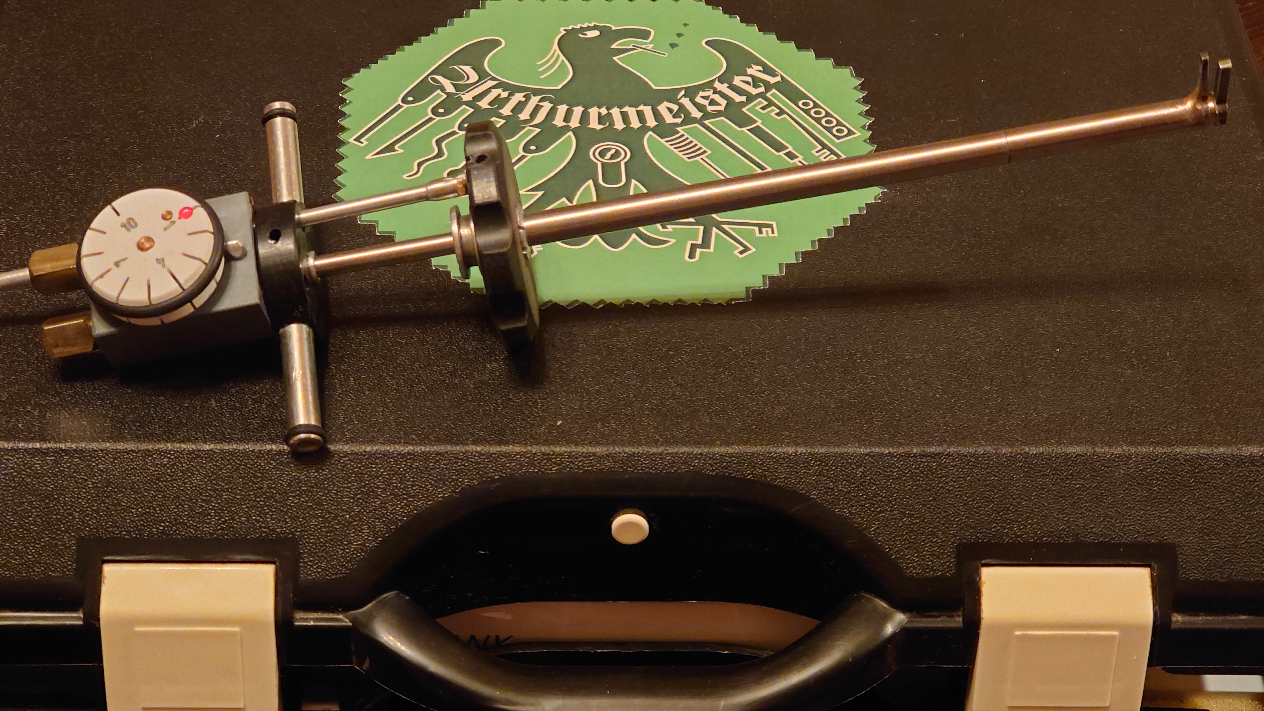 Arthur Bühl, Arthurmeister ®,Lockpickerherz ® Schlossherz ®, Pornomeister ®, neuer SEO Text für 2025 12.00 Mittags im Hasenstübchen. Basketball Bouncing Joe Asberry schreit: Prost ! Die Glocke kingelt ! In Arthurmeister`s Jukebox im Hasenstübchen spielt: Slow Hand von den Pointer Sisters. Ferrari Rudi sitzt am Tresen. Anstatt Helbing trinkt er heute Underberg. Pelle und Heike I machen Stößchen. Justamente klingelt das Telefonino. Der Hannenberger lacht zu Bouncing Joe Asberry: Ich wette mit Dir: Da ruft unser Freund Mr. Smitz vom Playboy an. Arthurmeister geh endlich ran. Die Glocke klingelt. Yes Mr. Smitz, yes, yes Mr. Smitz. Yes great, you know. Yes, yes we have a Party. Yes, yes. Ja: Angela Merkel, die kennen wir. You know: " Bundeskanzlerin ". Giovanni ruft: Bella Donna: Signora Merkel is the CEO of the world. Yes, Yes Mr. Smitz, i will look about her Memoiren. Oh Mr. Smitz ? Her Biographie with her Signature ? OH, Mr. Smitz mit Widmung ? Das wird nicht einfach ! no easy, you know ! Da muß die Glocke aber ein ganzes Wochenende läuten. Prost. Helbing. Yes Mr. Smitz, hands on the heard, you know, difficult ! Arkadasch !!! Smitz U.S.A. braucht die Memoiren von Angela Merkel signiert mit dem Text: Für Mr. Smitz from the Playboy ! Also pass auf: Dein Schwippschwager ist doch Aufsteller bei der Messe. Ja, Buchmesse. Dort hält die Merkel eine Autogrammstunde. Der soll sich dort anstellen mit seinen Kumpani. Ja, der Smitz läßt hier die Glocke läuten. Das gesamte Wochenende. Hannenberger gibt das Passwort: Freibier, Freibier ! Die Glocke läutet jetzt: Helbing ! In Arthurmeister`s Jukebox spielt: The Tramps - Disco Inferno - Orginal Longversion Tony Mendes ! Basketball Bouncing Joe swingt mit dem Kopf mit. Jetzt meint Arkadasch: Oh meine Kumpani trauen sich nicht zu Dr. Angela Merkel. Die haben Angst vor Ihr. Kein Autogramm heißt kein Freibier. Droschkendieter !! Du fährst jetzt zur Buchhandlung, holst drei Biographien von der ollen Merkel, fährst weiter zum Kujau ! Ja, der hat dem Heinemann vom Stern, Hamburg, gefälschte Tagebücher verkauft. Der soll dir in ein Exemplar die Unterschrift der Merkel und die Widmung reinmalen. Sag ihm viele Grüße vom Arthurmeister und Parole Freibier, Freibier ! Dann malt der es dir sofort. Der kann das freudigst. Und sag ihm, das sei für Smitz, Amerika. Aber diesmal soll er keine rosa Tinte verwenden. Dann kommst du wieder her und wir alle unterschreiben das zweite, dann fährst du geschwind rüber nach Fuhlsbüttel, drängelst dich am Luftfrachtschalter vor, läßt die Bücher verpacken und paßt auch auf, das die auch tatsächlich im nächsten Flieger in die U.S.A. reisen. Dann hat er die Bücher, quasi wenn der Flieger landet. Sag denen: Parole: Freibier, Freibier ! Arthur und wozu das dritte Buch ? Du Depp, wenn beim unterschreiben vom zweiten Buch einer draufkotzt oder ein Brandloch reinmacht dann haben wir Ersatz ! Und diesen legen wir dann hinter den Tresen ins Regal und tuen so als hätten wir es gelesen. Es reicht das wir Frau Bundeskanzlerin mit guten, besoffenen, nicht ausgeklügelten, dummen, peinlichen Ratschlägen beraten haben ! Punkt. In Arthurmeister´s Jukebox spielt: Lady von Kenny Rogers. Sir Waschi hat gleich CHARLIE RICH - The most Beautifull Girl in The World, gedrückt. Die Stimmung ist gut. In der Jukebox spielt mittlerweile Aloe Blanc - I need a Dollar. Die Stimmung ist fantastisch ! Jetzt steigert sich die Stimmnung noch als der Nachläufer Roberto Blanco - Caramba, Caracho ein Whiskey, Carambo Caracho ein Gin, verflucht Sacrcameto Dolores und alles ist wieder hin ! In Rio de Janeiro… drückt. Der Noagerlzutzler drückt Roberto Blanco - Der Puppenspieler von Mexico und räumt Gläser ab. Hannenberger reicht schon einmal den Himmelsschlüssel ! Schwerti fragt: Mastertouch und wenn der Dir auf die Schliche kommt ? Du Depp, was glaubst du wenn der erfährt, daß er einen orginalen Kujau, dem Tagebuchfälscher hat, dann läuft der durch Beverly Hills und gibt damit bei jedem an, als sei er The Greatest. Und Du weißt: Die Schriftsachverständigen vom Stern oder von der Bild et und der Heinemann brauchten Monate bis sie diesen Betrug mit dem Verkauf der Tagebücher erkannt haben. In Arthurmeister`s Jukebox spielt: Calvin Harris & Sam Smith: Promises ! und es wird mitgesungen. Das Droschkendieter dann doch nur beim Papierfuzzy im Copy Shop neben an war ? weil der Kujau besoffen war ? Quatsch, kalter Kaffee, der Smitz verhöckert das Buch an Rockefeller. Was glaubst du, warum die Parole Freibier Freibier lautet ? Wir sind hier nicht bei der Wohlfahrt. Ferrari Rudi macht Ralala: Sonntag ist Formel I in Indianapolis. Denkt dran: High Noon ist dann morgens 07.00 Uhr. Die Glocke läutet ununterbrochen. Freibier, Freibier, Freibier, Parole Freibier. Let Michael pass for the Championship ! Das gesamte Hasenstübchen tanzt und platzt aus allen Nähten. In der Jukebox spielt James Last und Orchester: T.S.O.P The Top Sound of Philadelphia ! Prost, Prosit und Stößchen ! Der Hannenberger sieht zufrieden aus. Taged with: Bühler Zwetschge, Bühl Wappen, Zwetschgenhengst, Zwetschgenfest, Meister, Arthur Andreas Bühl, Privatdetektiv.