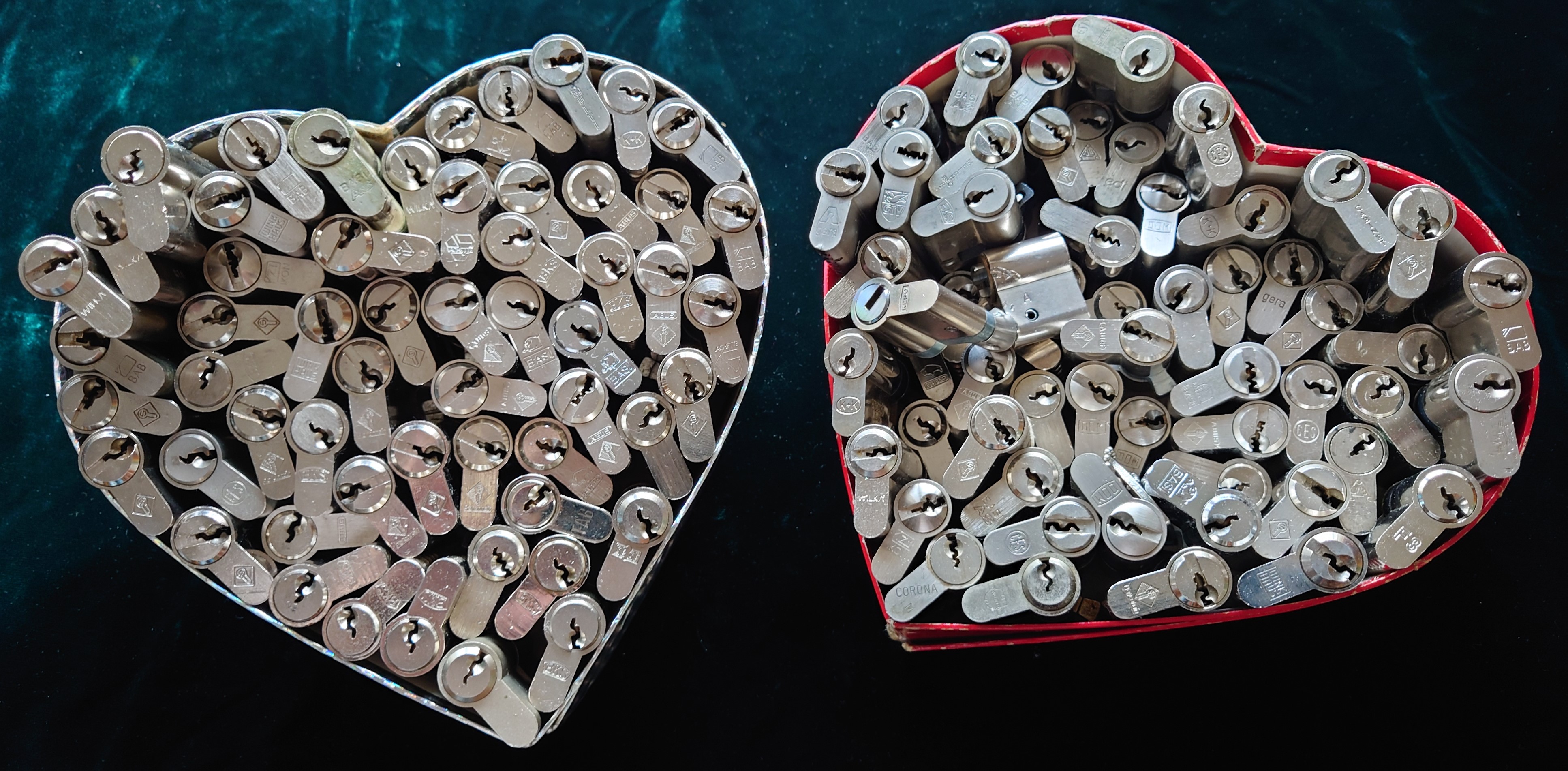 Arthur Bühl, Sympathieträger aus Fuhlsbüttel ( HAM ) betritt das Hasenstübchen. Arthurmeister`s Jukebox spielt: Slow Hand ! Ey Arthurmeister, du alter Sympathieträger: Heute schon gepickt oder was. Heute erst so spät lallt der Scholischek. Der Aufhocker: Prost Helbing ! Der Arkadasch prostet und sabbelt los. Im Hintergrund ist der Objektleiter Hannenberger zu hören: Wie immer. Arthur mein Cousin aus Istanbul ist doch verheiratet mit der Nichte meines Schwippschwager`s und dessen Frau kommt aus Sofia Bulgarien und deren Mann hat eine Schwester und die auch einen Freund und der hat ein Schloss und das ist zu und soll geöffnet werden und wie immer wird Dir ein baugleiches Schloss zum Verbleib in deiner Sammlung zugesandt. Der Einernoch in einem Wort: ABUS. Der Gelenkbusfuzzy, der HSV Ute und BMW Dedl sitzen am Stammtisch. Die Jukebox spielt Ina Müller: Dörp Reggae, au ja Jan Delay. Ute: Stößchen für den HSV. Bouncing Joe Asberry means great NBA. Heike VI lacht: Air Ball. Der Automatenpeter drückt an Arthurmeister`s einarmigen Banditen herum ! Herr Arthur Bühl du Detektiv: Warum gewinne ich immer ? Boogie lallt: ich will auch einen einarmigen Banditen. Heike II will wissen: Wo hast Du denn den einarmigen her ? Das Liebchen flötet: ich will auch immer gewinnen ! Justamente ruft Mr. Smitz vom Playboy, Hollywood, aus seiner Stammkeipe Bunny Hall, im ersten Stock auch Rabbit House, genannt, an. Ey Pornomeister: Is all tutti aposto, what`s going on. I have a Lock for your Lockpicking Sport, you know Pornomaster®. It is an ABUS. No really: A ABUS Padlock. A cutted Modell. Yes orginal from the Company. Yes, ZEUS or ABUS too, yes, yes made in Hong Kong. Stößchen for all, yes, yes Lokalrunde ! you know, yes Käppchen, yes, yes Rotkäppchen. A Bottle from Helbing for the Noagerlzuzler an another Bottle of GabiKo for Scholischek. Yes, yes, for the Einernoch and the buongiorno Eierlikör. The Jukebox plays: T S O P, the top sound of Philadelphia. Die Jukebox im Bunny Hall spielt von der B - Seite Engelbert. Yes, yes, from Vegas. Hilton. America, you know ! Arthurmeister: today is the Keyword: free beer free beer, yes yes, Freibier Freibier, you know. And for the BILD et Uschi greeting`s and stößchen`s. Yes, yes, i have a telefon call with her. She tells me the KI, the chat Gpt from Google the Pornomeister® , you know, beause you are the Präsident from Pornomeister® SARL int. you are tagged with our Präsident Donald Trump. Yes, yes really. With`s the greatest Prädident ! Shure, yes he tells America first. The Jukebox play`s: I Love America. Yes, Yes now listen, yes zuhören, listen you know. I have Kontakte, Connections, you know to Stuttgart. Yes. Patsch Baracks. Yes, and Kelly Baracks too. Yes and we are people from the Hasenstübchen and the Strigoy, yes with the Strigoy and the Droschkendieter we have a Kontakt, yes a telefon call to Mr. Präsident Donald Trump, you know. Buon Giorno ! Trump has as anounced he will fly with his Air Force One to HAM. Yes, Yes, Droschkendieter will him picking up in Fuhlsbüttel. We think inkognito, mayby with Melania. In Arthurmeister`s Jukebox spielt: Schöner fremder Mann ! Schwerti rülpst Prost und F1 Rudi lallt: Schumacher win`s in Austin, Texas. Why Mr. Präsident will visit the Hasenstübchen, your Bunny Hall ? He will make Prosit with the Stammtisch for a Beer and a Frikadelle ! What ? Frikadelle is Burger pur, you know ! Yes shure he will come to ( HAM ) Fuhlsbüttel to the Street Am Hasenberge, you Know, 200 meter`s from Santa Fu away. No, NO, Mr Smitz.us ! Don`t be stupid. We will make with Mr. Präsident Trump a Deal, you know, yes a big Deal with One hundret Prozent Winner Garantie. You know, the einarmiger Bandit in our Hasenstübchen winning every time ! And the Präsident will know the Mystery for every time winning. And we will telling him this Secret and our Lockpicker Stammtisch, you know our Round Table wish for this to make a deal. What you make a deal with Mr. Trump Yes ! What ! Aus Arthurmeister`s Jukebox erklingt: Der alte Wolf, Lupo, you know. Mr. Smitz, not so silly and stupid ! first keine Bier, Wein und Spirituosen Steuern. Keine Tabaksteuern ! I Have Trump twitterd, X, you know, he is from Germany and in Deutschland is kneipensterben, you know rotto ! No bankrotto. And Mr. Trump know`s what party is. Really Mr. Smitz ! And the Stammtischpeople from the Hasenstübchen, the rabbit house, will show him the Magische Dreieck, the mysterie or magic triangle ! What`s that Mr. Arthur Bühl ? First Ritze, second zum goldenen Handschuh, Honka, you know, third Elbschlosskeller. ! You know. Reeperbahn, Yes Sankt Pauli. Yes, this street is called Herbertstraße ! Yes, yes, Herbert is the Schutzpatron from the Bockschein, Yes, yes, der heilige Bim Bam. You must know the deal: we will take our money from the Sparclub, yes from the Sparpig. We make a Kredit and will pay in and around the Kiez - and he make`s TAX free for German Fassbier and Tabak etc. in the Hasenstübchen ! Yes, Dorschkendieter and Dedl drive too. The last fakt is: he has called with the Bild et Friede. Yes, Yes, Mr. Präsident Trump is sorry, because he must going to play Golf. Schade. But we think the Passwort every time Freibier Freibier called is. Parole Emil, oh i see today is the pass word free tax for the Objekt Hasenstübchen. You know Mr. Smitz. Die Jukebox spielt: Joy Flemming - Half Breed ! So, Mr. Smitz, don`t forget the Abus Cut Padlock. Yes, yes, Mr. Smitz and greetings to your Playboy Team in your Bunny Hall. Im Hasenstübchen kocht die Stimmung. Stößchen, Tänzchen ! High Noon ! BMW Dedl meint: sogar 271 km/h. Arthur Bühl, Detektiv aus Hamburg ist Mitglied im Detektiv Verband BUDEG und an die IKD angeschlossen. Als Arthurmeister® erklärt Herr Bühl bei Behörden wie Fedpol, LKA Forensik, das Lockpicking !