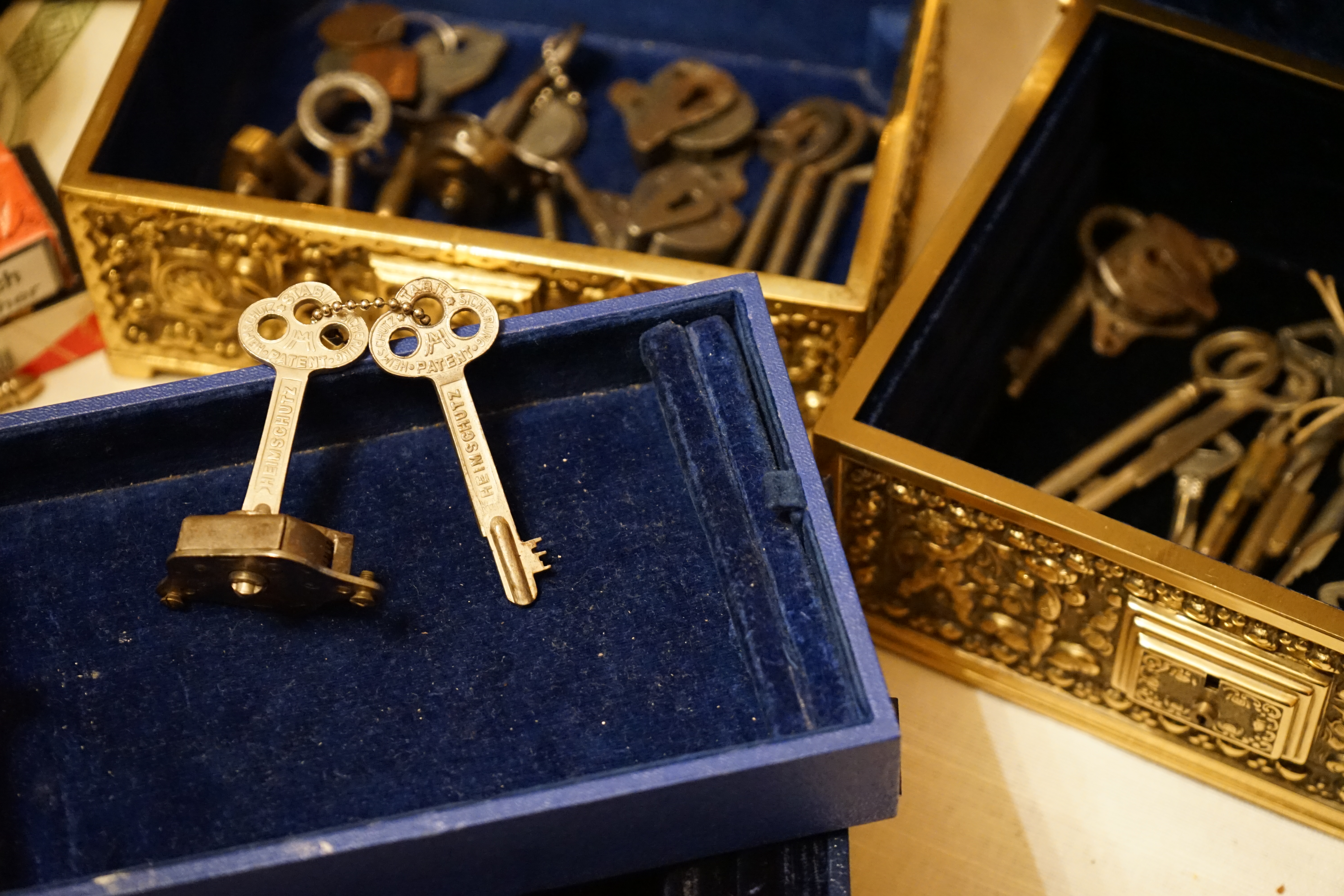 SEO Bühl Wappen Bühl. Arthur Andreas Bühl. Der Sympathieträger ist in Stuttgart, Baden - Württemberg geboren. Der Detektiv lebt in HAM. H1 Text der SEO schreibt: 𝔄𝔯𝔱𝔥𝔲𝔯 𝔅ü𝔥𝔩, 𝔄𝔯𝔱𝔥𝔲𝔯𝔪𝔢𝔦𝔰𝔱𝔢𝔯® Bühl, Arthur, Jahrgang 1961, Made in Germany, Detektiv or Private Investigator how Mr. Smitz from the PLAYBOY, Beverly Hills, say`s. Yes Mr. Smitz i will send you the Photo Arthurmeister`s F 1, Jacket for your LeporelloUS. to your E - Mail Mr.Smitz@Mr.Smitz.us. Ok, Mr. Smitz. Mr. Smitz do you know what Google Earth is ? Take BÜHL Arthur, only by Google Earth, you know ? have done it ? Yes Google will show you my Panel superfast. Cool, Arthurmeister, cool. Yes Mr. Smitz, this can i do for you too ! Yes with SEO. Yes, yes, i have Arkadasch erklärt, sein Erikli pasta is not so genial. Der beste Zwetschgenkuchen, you know plum tart, is from the Stadt Bühl. Not laughing in the USA. Bühl is a City like my Name. And the People in this City called it: Zwetschgendatschi ! you know. This is the world best plumcake. Yes Datschi. Yes, Stadt Bühl is near Baden - Baden, the Casino, you know ! Yes. Baden-Württemberg. You must know there is since 1927 the traditionell Zwetschgenfest. And there ist the Zwetschgenkönigin ! Mr. Smitz, my Ur Ur Ur Ur Grandfather is born in Bühl. My Great Grand Grand Mother where also born in the town Bühl. Their profession was Zwetschgenpicker. Not Lockpicker, Zwetschgen / Plum Picker. And Rüttler. Oh, really ! Yes, Yes. And since this time the name of the family Bühl from the Stadt Bühl is: Yes you know - Buehl. Yes i will give Greetings from you to Mrs. Friede Springer from the Newspaper BILD et. Yes, the Elbphilharmonie is in Betrieb. OH, Mr. Smitz, greeting´s to you from Joe Asbbery, NBA, you know. Tomorrow we will meet us in the Hasenstübchen, our Rabbit Hall. For Lockpicking und Beer. Call you. Parole Emil ! H1 Text der SEO schreibt weiter: 𝔄𝔯𝔱𝔥𝔲𝔯 𝔅ü𝔥𝔩, 𝔄𝔯𝔱𝔥𝔲𝔯𝔪𝔢𝔦𝔰𝔱𝔢𝔯® Herr Arthur Bühl, kritischer Detektiv aus der Hansestadt Hamburg, bereitet sich auf ein Interview mit der BILD et vor. Bei Babsi und Gina in Fuhlsbüttel wird ihm zuvor der Vokuhila geschnitten. Herr Arthur Bühl wurde schon in der BILD et als " Herr der Schlösser " beschrieben. " Ein bisschen Ruhe bitte " schreibt Jan Freitag von der TAZ. Er erwähnt auch eine Mustertür by Wendt. Es wird darin herumgeprökelt. Selbst Arthur Bühl, der weltbeste aus dem Lockpicker Mekka Hamburg, betreibt pures Understatement, weil er sein Schloss in nur 20 Sekunden " geknackt " hat. Charles Graeber von der Wired.com beschreibt in seinem Artikel Master Lock - Pickers do bottle Arthur Bühl " The Master of the Universe ", Arthur Bühl a private Detective of Germany open locks. Bühl`s Fabio - the - Barbarian Look stands out. He wins the Dutch Open and is now Master of the Universe. The people cry: " Arthurmeister ! booms Arthurmeister ". Mark Webber Tobias, the Author of Locks, Safes, and Security, a Police Reverence, say: Arthurmeister, that ist beautyful. " Open ! " sagt Arthurmeister ", offen ist gut, schneller offen ist besser ". " Beer !" Arthurmeister booms back and a new Champion is born. Die Welt berichtet: " Die Kunst, Schlösser ohne Schlüssel zu öffnen ". Vereinsmitbegründer und Vizepräsident Arthur Bühl trägt seine Leidenschaft schon auf der Krawatte. Sie ist rot mit gelben Schlüsseln drauf. Intern wird er ehrfürchtig " Meister Arthur " gerufen. Er hat es zum siebenfachen Deutschen Meister in verschiedenen Disziplinen geschafft. Er pickt seit der Kindheit. Sein erstes Trainingsobjekt war sein Spardosenschloss - Ein klassischer Einstieg… . Die Slate berichtet über Arthur Bühl als Lockpicking Legend. Es gibt einen Artikel Tool for Picking and Decoding by Stasi, CCC, Vortrag Berlin. Amateur Hour berichtet: Arthurmeister has " The Master Touch ". Bei den Kaba Day `s im Europa Park Rust schreibt die Pressebox: auf großes Interesse der Teilnehmer stieß auch die praktische Vorführung von Steffen Wernéry und Arthur Bühl, die gängige mechanische Schließzylinder ohne Schlüssel zerstörungsfrei öffnen. Meist in Sekundenschnelle. Auch die Chemnitzer Zeitung " Freie Presse " hat über das Lockpicking und Arthur Andreas Bühl alias Arthurmeister berichtet. Dwight Perry schreibt: Arthur Bühl has good hands ! In der Philalocksmith wird Arthur Bühl auch als Lockpicking Legend betitelt. Es gibt auch einen Beitrag, 360 Meridianos. In der Datenschleuder, CCC, wurde über ihn als Sympathieträger berichtet. Veröffentlicht unter dem verifizierten Linkedin Profil Arthur Bühl, Arthurmeister, Xing, Google Panel, Twitter X. In der Vitrine von Arthur Andreas Bühl, Arthurmeister® sind Schlösser, Padlocks, von ABUS, BKS, CES, DOM, EVVA, Assa Abloy, Z Ikon, Kaba, Keso, ASSA, Winkhaus, Wilka, Trelock, Schmelting, Bode Panzer, Ancor Las, Drumm Geminy, Xylock, SEA, Medeco, Mul-T-Lock, Cut away, ABUS Granit, Pfaffenhain, E*S, ESS, Nemef, BAB, Babelsberg, Stasi, Diskus, WMF, Tesa, Noch, Vachette, Cisa, Wally, Rielda, Mottura, Viro, FAI, GeGe, Fichet, Bode Panzer, Tresor, Bramah, Protector, Braun`s Patent, Walomatus, Arolds, Combination Lock, Yale, Master, American Lock, Tubular, China, Indien, Aligarh, Nepal, Thailand, Zahlenschlösser, Himmelsschlüssel und noch vieles mehr, vorhanden. Alle Schliesszylinder sind Übungsmaterial für das Lockpicking. Schlagschlüssel und so vieles mehr, sind auch dabei. Auch der Sputnik. Verschlagwortet mit: ♥ Vokuhila, Friseur ♥ Schwäbischer Hengst, Zwetschgen Heini, Bühl er, Zwetschge, Google Earth, Mittelpunkt der Welt, Martinameisterin, Cartomanze, Scholischek, " HIGH NOON ! ". ♥ Parole Emil ! SEO SH Bühl Wappen 𝔄𝔯𝔱𝔥𝔲𝔯 𝔅ü𝔥𝔩, 𝔄𝔯𝔱𝔥𝔲𝔯𝔪𝔢𝔦𝔰𝔱𝔢𝔯® ♥ Bühl, Arthur, Jahrgang 1961, Made in Germany, Detektiv or Private Investigator how Mr. Smitz from the PLAYBOY, Beverly Hills, say`s. Yes Mr. Smitz i will send you the Photo Arthurmeister`s F1, Jacket for your LeporelloUS. to your E - Mail Mr.Smitz@Mr.Smitz.us. Ok, Mr. Smitz. Mr. Smitz do you know what Google Earth is ? Take BÜHL Arthur, only by Google Earth, you know ? have done it ? Yes Google will show you my Panel superfast. Cool, Arthurmeister, cool. Yes Mr. Smitz, this can i do for you too ! Yes with SEO. Yes, yes, i have Arkadasch erklärt, sein Erikli pasta is not so genial. Der beste Zwetschgenkuchen, you know plum tart, is from the Stadt Bühl. Not laughing in the USA. Bühl is a City like my Name. And the People in this City called it: Zwetschgendatschi ! you know. This is the world best plumcake. Yes Datschi ! Yes, Stadt Bühl is near Baden - Baden, the Casino, you know ! Yes. Baden-Württemberg. You must know there is since 1927 the traditionell Zwetschgenfest. And there ist the Zwetschgenkönigin ! Mr. Smitz, my Ur Ur Ur Ur Grandfather is born in Bühl. My Great Grand Grand Mother where also born in the town Bühl. Their profession was Zwetschgenpicker. Not Lockpicker, Zwetschgen / Plum Picker. And Rüttler. Oh, really ! Yes, Yes. And since this time the name of the family Bühl from the Stadt Bühl is: Yes you know - Buehl. Yes i will give Greetings from you to Mrs. Friede Springer from the Newspaper BILD et. Yes, the Elbphilharmonie is in Betrieb. OH, Mr.Smitz, greeting´s to you from Joe Asbbery, NBA, you know. Tomorrow we will meet us in the Hasenstübchen, our Rabbit Hall. For Lockpicking und Beer. Call you. Parole Emil ! Not E-Mail. Provided by www.Arthur-Bühl.de and www.Arthurmeister.de Verschlagwortet mit: ♥ Vokuhila, Friseur ♥ Schwäbischer Hengst, Zwetschgen Heini, Bühl er, Zwetschge, Google Earth, Mittelpunkt der Welt, Martinameisterin, Cartomanze, Scholischek, " HIGH NOON ! ". ♥ Parole Emil ! Veröffentlicht unter dem verifizierten Linkedin Profil Arthur Bühl, Hamburg, Xing, Google Panel, Twitter X. Wordpress spricht über die KI: SEO Text Bühl, Double Brain® Pornomeister@Pornomeister.de ♥ 𝔄𝔯𝔱𝔥𝔲𝔯 𝔅ü𝔥𝔩, 𝔄𝔯𝔱𝔥𝔲𝔯𝔪𝔢𝔦𝔰𝔱𝔢𝔯® Arthur Andreas Bühl, Made in Germany, born 1961, ist mehrfacher Deutscher Meister im Lockpicking. In dem Magazin WIRED wird er als " Master of the Universe " betitelt. Im Hasenstübchen stellt er seinen Leporello " Der Aufmacher ", vor und telefoniert mit Mr. Smitz, Beverly Hills from the News Paper PLAYBOY, USA. No, Mr. Smitz, the E - Mail is not Parole Emil, the E - Mail is called: PAROLE E-Mail.com. Mr. Smitz is laughing ! Take the romantic move. Yes, Mr. Smitz, with every beat of your heart. You know Engelbert ? Mr. Humperdinck ! This is the favorite song from Friede Springer from the BILD et, You know ? Arthurmeister`s Jukebox, YouTube, spielt Pointer Sisters: Slow Hand. Der Noagerlzutzler, der Scholischek und Raucher am Stammtisch können keine Padlocks öffnen. Deshalb müssen diese Spitzbuben an den Tresen. Die Glocke wird geläutet. Arthurmeister brüllt " OFFEN " ! Die Jukebox spielt jetzt Ina Müller - Dörp Reggae. Arthurmeister und Joe Asberry, der alte Basketballer von der NBA, stoßen miteinander an. Stößchen ! Stößchen schreit Martinameisterin. Santa Maria ! Tante Martina ! Mittlerweile spielt in der Jukebox Engelbert: A man without love. Die Stimmung steigt. Die KI in der Jukebox, der Rock - Ola, spielt nacheinander: Joy Flemming, Ata Canani, Deutsche Freunde, natürlich auch Cem Karaca und die Kanaken, Mein deutscher Freund, Alle Menschen dieser Erde. Nina Hagen spielt African Reggae, UB 40 - spielt Kingston Town. Jan Delay ist mit Irgendwie, Irgendwo, Irgendwann, Live und die BeeGees mit How deep is your love, dabei. Eddy Holman, Hey there lonely girl, bei Pink Floyd und bei den The Doors, Riders on the Storm tanzen die Gäste. Heike I drückt Harold Melvin & the Blue Notes This love I lost. T.S.O.P. The Sound Of Philadelphia und Hildegard Knef mit - Der alte Wolf, bringen die Menge zum kochen. Pelle dröhnt: Marmor Stein und Eisen bricht. Die Affen rasen durch den Wald. Die Five Tops: Warte auf das Glück, Kenny Rogers - You decorated my life, Reinhard Fendrich - Strada del sole, Sammy Davis jr. mit Mr. Bojangles live in Germany und Teddy Pendergrass - Turn off the lights sowie Julio Iglesias mit Diana Ross - All of you, bringt die Meute weiter zum toben. Die Polizei drückt Empire of the Sun - We are the people. Helen Ready singt Angie Baby. Bei Element of Crime steigert sich die Ekstase vom Mittelpunkt der Welt über die Straßenbahn des Todes zu Am Ende denk ich immer nur an Dich. Die Love Story - Andy Williams, ABBA mit Hasta Manana, runden die Sache ab. Hannenberger schmeißt bei Roger Whittaker - Abschied ist ein scharfes Schwert, alle RAUS ! Morgen ist 11 Uhr High NOON ! Dänen lügen nicht. ♥ Verschlagwortet mit: Arthur Bühl. Arthurmeister® Arthur ♥ Schwäbischer Hengst, Buhl. Zwetschgen Heini, Artur, Buehl er, Zwetschge, Made in Germany, Born 1961, Sympathieträger, Google Earth, Mittelpunkt der Welt, Pflaumen, Arkadasch, Datschi, ♥ Martinameisterin, Cartomanze, Scholischek, " HIGH NOON ! ", Vokuhila. ♥ Parole Emil !