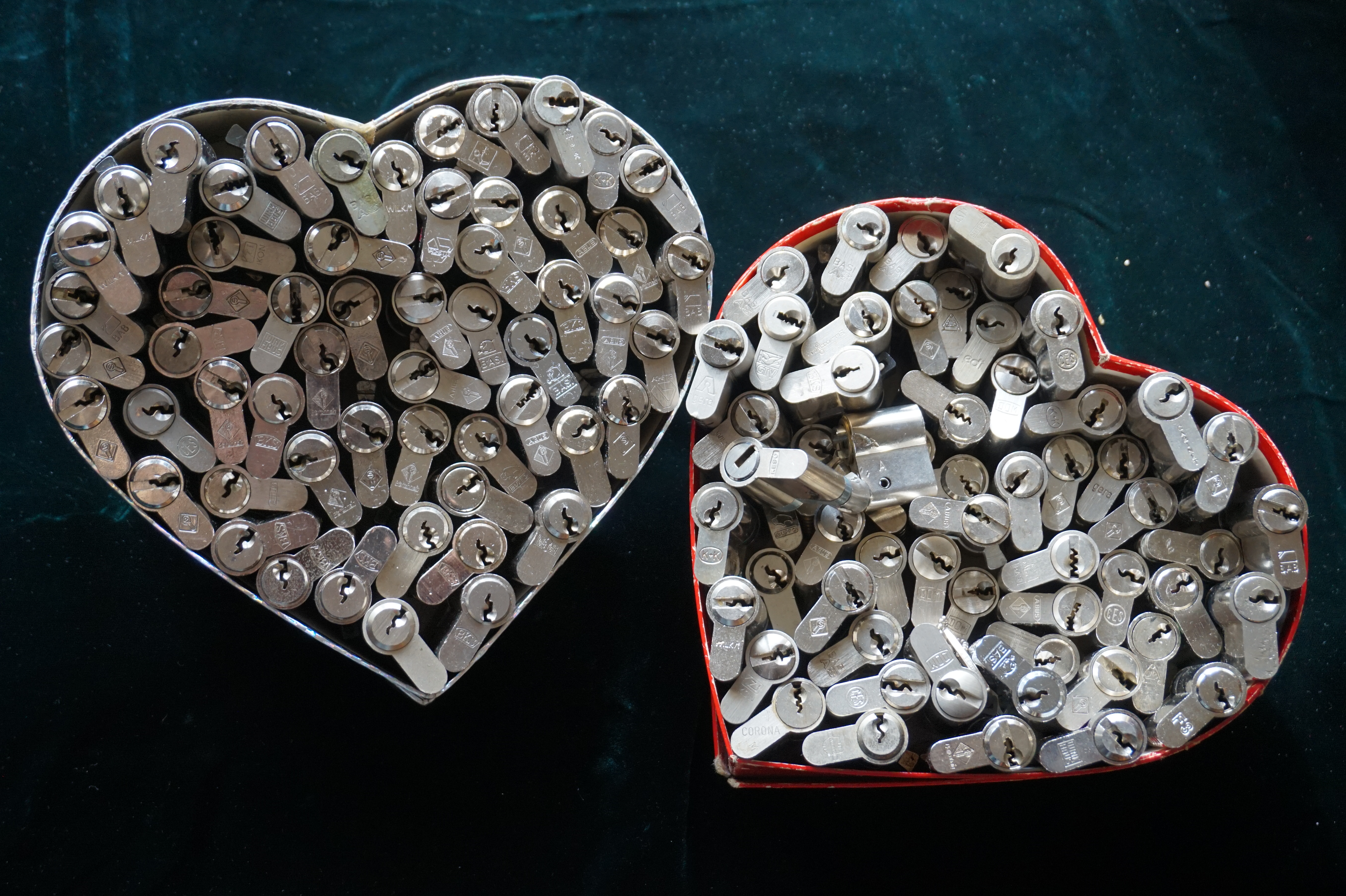 Für das Jahr 2026 wurde der SEO von Doublebrain ®, der Firma chatgpt und von einer KI ergänzt: Arthur A. Bühl, made 1961 in Stuttgart, Germany ist ein Babyboomer ! und ein Sympathietraeger ! Slow Hand ! mit dem Mastertouch ! Locksport: The strange things that happen at a lock-picking convention by Tom Vanderbilt, Deviant Olliam, Slate, picking, Hackers Planet, Earth, Event, Flickr, Foto, Ina Müller, Arthur Meister, Lockpicking, ssdev, Photo, Slide Player, The Joy Lock Club, Schuyler Towne, by Pagan Kennedy, Arthur Bühl, called Arthurmeister, can pick a Lock faster than you, David Olliam, Slate, Tool, Toool, the open organisation of Lockpickers, Wired, Jan Freitag, TAZ, FAZ, BILD, WELT, BUDEG, BDD, Linkedin, Pornomeister SARL, X, Twitter, Security of Locks, Linkedin Arthur Bühl, Zwetschgenstadt Bühl, Bühl Wappen Bühl, Fahne Bühl, Facebook, Bühl, Arthurmeister, Pornomeister SARL, Lockpicking Experte. Tagged with: Dorma Kaba, Europa Park Rust, Zwetschgenhengst, NBA, Bouncing Joe Asberry, Everybody Wiki, Schwäbischer Henst, Pflaume, Zwetschge, Doublebrain, Mandy August, Rallye, cross, Datenschutz. Zitat: Arthurmeister " offen ist gut, schneller offen ist besser ! " Pankhofer, Schloss und Schlüssel, Arthur Bühl, Wappen Bühl, legal 1001, Radio Eriwan, In Arthurmeisters Jukebox im Hasenstuebchen, You Tube, ( HAM ), sind Schallplatten von Slow Hand, Pointer Sisters, Engelbert, Joy Flemming, Ina Müller, Dörp Reggae, Reinhard Fendrich, Sammy Davis jr., Bee Gees, Hans Söllner, Element of crime, Empire of sun - we are the people, Katja Ebstein - Es war einmal ein Jäger, Udo Jürgen - Das Lied das nie zu Ende geht, Vicky Leandros - Ich liebe das Leben, Die Five Tops - Warte auf das Glück, Marianne Rosenberg - Er gehört zu mir, Hildegard Knef - Für mich soll`s rote Rosen regnen, Connie Francis - schöner fremder Mann, Heino - Caramba, Karacho, ein Whisky, Drafi Deutscher - Mamor Stein und Eisen bricht, Kraftwerk - Das Modell, Ernst Neger - Rucki - Zucki, Wolle Kriwanek - I fahr Daimler, Reinhard Fendrich - Strada del sole, Zupfgeigenhansel - Bella Ciao, Joy Flemming, Half breed, Haindling - Du Depp, Nina Hagen - Africa Reggae, Schwoisfuß - Bin i selber Rastamann, Jan Delay - Irgendwie, irgendwo, irgendwann, Grachmusikoff - Oiner isch emmer dr Arsch, Wolfgang Ambros - Du schwarzer Afgahne, UB 40, The Manhattans - Kiss and say Goodbye, Three Degrees - Dirty old Man, Babara Streisand - Woman in Love, George Michel - One more try, Candy Dulfer, Deep Purple - Child in Time, Moody Blues - Nights in white Satin, Eagles - Hotel California, Dire Straits - Sultan of Swing, Pink Floyd, Sade - Smooth Operator, Toto - L`italiano, Marcella Bella - Nessuno MAI, Peddy Pendergrass, Tom Jones, Eddie Holman - Hey there lonly girl, Chicago - If you leave me now, Kalvin Harris - Promises, Fugees, Engelbert - How I Love You, Gloria Gayner can`t take my Eys off you, Olivia Newton John, Ricky Shane - Mammy blue, Los Bravos, Kenny Rogers, Albano und Romia Power, Totzi - Ti amo, Tina Turner und Eros Rammazotti, Abba - Hasta Manana, Roger Whittacker - Abschied ist ein scharfes Schwert, Toto - Hold the line, Love Story mit Andy Williams, Grace Jones, Diana Ross und Julius Iglesias - All of You, Christopher Cross, Roberta Flack & Peabo Bryson, George Benson, Aloe Blacc - I need a Dollar, Simply Red - if you don`t know me by now, Luther Vandross und sehr viele mehr. Es erscheint auch bald die B - Seite von Arthurmeister`s Jukebox ( HAM ) Fuhlsbüttel, Hasenstuebchen, Playboy, Bunny Hall, Los Angeles, Beverly Hills, TSOP The Sound of Philiadelpia, Golden Gate Brigde, und noch so vieles mehr. Seattle Times says: He has got good hands, but how`s his vertikal. Arthur Bühl, a private detective from Germany deflated an all-star field of lockpickers in the world. Pressebox: Kaba Day im Europa Park mit Arthur A. Bühl, Detektiv. ( Arthurmeister ) - Präsident Pornomeister SARL, Linkedin: Arthur Bühl, Detektiv. 360 Meriandos, The Master Touch, opening locks without keys. Jesusmeister Arthur Bühl is a Master who can pick any lock in the world, but Jesus is the only Master who can unlock the human soul. Slideplayer. Phila Locksmith, Lockpickerherz und Schlossherz sind ges. gesch. Marken von Arthur Bühl. Das Wappen Bühl ist gelb, blau mit schwarzen Linien. You Tube, 23C3 Schlossoeffnung wurde beim CCC, Caos Computer Club, gefilmt. Citywide RFID Master, House key, Hamburg, by Wired. WIRED is where tommorow realized. World Trade Center, New York, YY 10 007, Communicationsmanager Mr. Smitz. Wiki, Attraktor, Trainingslager. Schloss - Öffnen, Public Domain 147, Staatsicherheit in der DDR, Arthur Meister aus Hamburg, Bunker am Ulmenwall. Herr der Schlösser, Bild Zeitung. SEO neu Linkedin. Flickr taged with Arthurmeister, Meister Arthur, Oberalster VFW, Ina_Müller_Arthurmeister, Caspar Kircher, IMG-20190206-WA0000, https://www.flickr.com/photos/152138254@N04/32797048511/in/photolist-RYar1r-RRBTfh-RYarTD-2dCE8UE-6QHqr8-PXBzGF, 32797048511_d7099e2cf3_b, cgre, Ina Müller @ lockpicking, Ina Müller Lockpicking.org Arthur Meister, Arthur-Buhl.jpg WIRED, https://media.wired.com/photos/59323075b8eb31692072e0db/master/w_1600c_limit/arthur-buhl.jpg, Arthur Bühl (@ArthurBuehl) / X, Arthur Bühl the Dutch Open lockpicking champion. WIRED. Arthur Andreas Bühl - EverybodyWiki Bios & Wiki, Datei: Arthur-Andreas-Buehl-Detektiv.jpg, Datei:Buehl-Wappen-ges.-gesch.-Arthur-Andreas-Bühl-DETEKTIV-Germany-HAM-1961-2061.png, Martinameisterin, Doublebrain ®, Arthurmeister®-Arthur-Buehl-Patent.png, Arthur Andreas Bühl / VereinsWiki / Fandom, Flickr - Meister Arthur, Ina Mueller, Arthurmeister, Porno Meister Bühl. Arthur A. Bühl, Made in Germany, born 1961 in Stuttgart, arbeitet seit 40 Jahren als Privatdetektiv und lebt in Hamburg. Er ist als Detektiv Mitglied in nationalen und internationalen Berufsverbänden. Unter dem Künstlernamen " Arthurmeister " erklärt Arthur Bühl Lockpicking; das zerstörungsfreie öffnen von Schlössern und Schließzylindern. Der Ehrenkodex lautet: Öffne nur deine eigenen Schlösser. Fremde Schlösser dürfen nur mit Einwilligung des Eigentümers geöffnet werden. Herr Bühl wurde schon als Schlossknacker bezeichnet. Dies ist natürlich Quatsch, denn wenn man z.B. ein Vorhangschloss knackt, so ist es kaputt und die Wettbewerber und Lockpickerkollegen können nicht mehr daran üben. Knacker benutzen einen Kuhfuß. Der mehrfache Deutsche Meister dagegen ein Pickset und es gilt: " Offen ist gut, schneller Offen ist besser ". Von der Zeitschrift " Wired " wurde Arthurmeister als Master of the Universe, betitelt. Viel Spaß und Erfolg beim Üben. SEO für heute: Parole Emil ! Arthur Bühl, Sympathieträger.com, Präsident Pornomeister SARL. Die Anschrift lautet: Arthur A. Bühl, Postfach 605 145, 22 246 Hamburg. Arthurmeister-RUDI-ges-gesch-Patent-Arthur-Buehl-Detektiv-Praesident.png Arthurmeister-Arthur-Buehl-Wappen-Siegelring-Sympathietraeger.de.jpg Arthurmeister-beim-Friseur-vor-dem-Interview.png Jesus, the Lock-Picker ! Homiletics If you`re Arthur Buhl, winning the Dutch open Lock-picking contest. The call him the Arthurmeister ! " Jesusmaster, the Master of Universe ". Bühl, Wappen, ges.gesch. für Inhaber Arthur Andreas Bühl: Im Falle eines Falles, der Bühl klebt mit UHU wirklich alles und kurze Zeit darauf, ist alles wieder auf. A. Bühl, Detektiv aus Hamburg. Stammtisch Parole Emil.