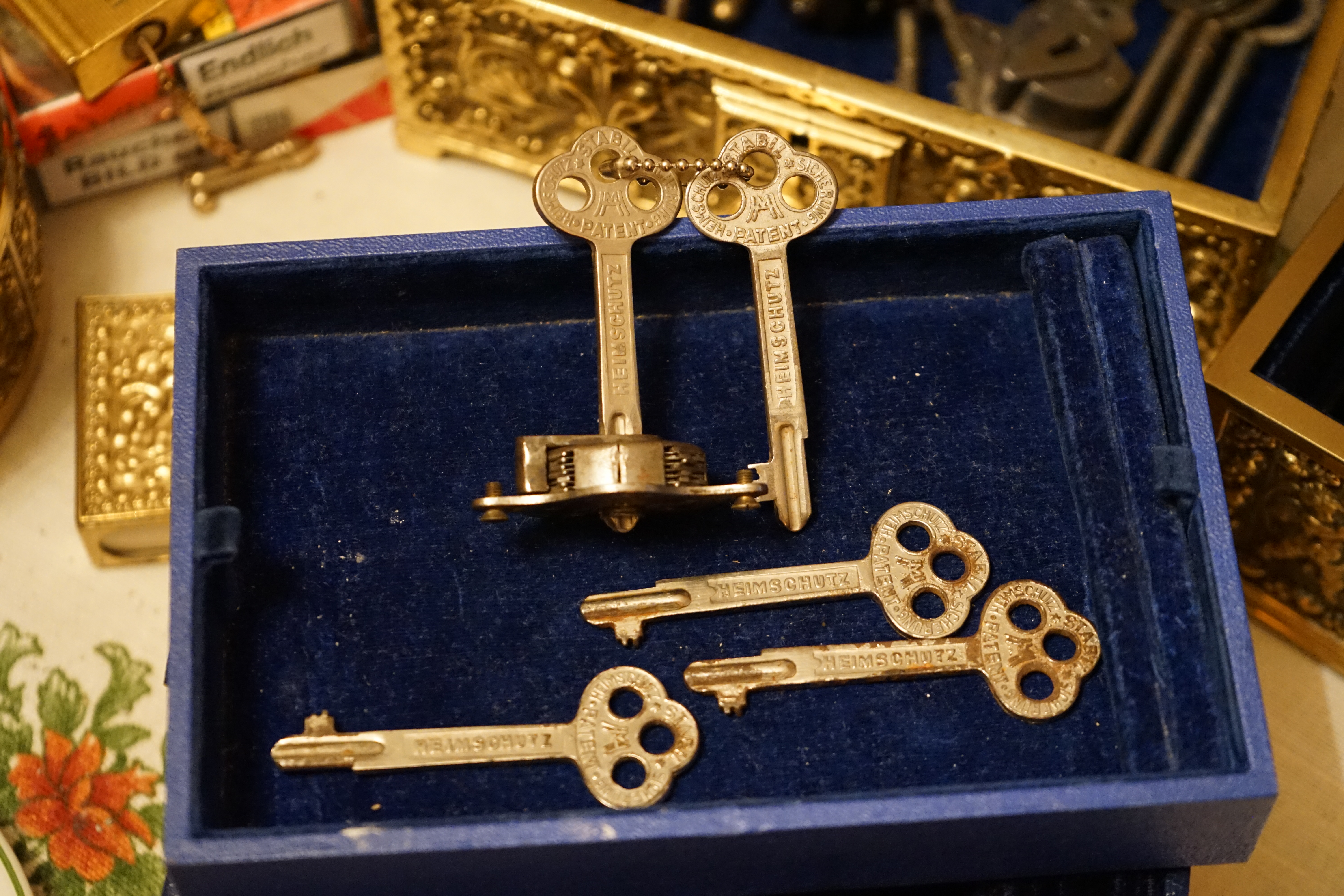 𝔄𝔯𝔱𝔥𝔲𝔯 𝔅ü𝔥𝔩, 𝔄𝔯𝔱𝔥𝔲𝔯𝔪𝔢𝔦𝔰𝔱𝔢𝔯 ® Stück Davon schwarze Katze, Zwei Katzenkopf Schlösser Zunft, Schlosser, Zunftabzeichen, Wappen, Geselle, Anstecknadel, Verbandsabzeichen, Stück Davon. Die nicht alltägliche Form eines Truhenschlossen führte dazu, das man die Schlosser im Zunftleben scherzhaft ironisierend Katzenköpfe nannte. Der Spitzname erhielt sich durch die Jahrhunderte. Und der Katzenkopf wurde damit zu einem Symbol. Er erscheint auf der Anstecknadel, die heute der Schlosser als Verbandabzeichen tragen kann. Die auf der Nadel angebrachte Inschrift " Stück Davon " erklärt sich wie folgt: Der wandernde Schlossergeselle sprach bei einem Meister um Arbeit vor. Befragt, ob er das Handwerk verstünde, antwortete er: Stück Davon ! Die zwei Worte wiesen ihn in aller Bescheidenheit als Angehörigen der Zunft aus, der bereit sei noch weiter zu lernen. DoubleBrain ® SEO für heute: Barockschlüssel, Schmiedeeisen, Halme gedreht, Bärte geschnitten, Reiden aufgesetzt, Stahlschnitttechnik, Kapelleneingerichte, Schmiedeeisen, Hohldorn, Gesenk, Pflanzenmotiv, Wappentierschmuck, geschmiedet, gepunzt, Schlüsselgriff beidseitig, halbrelief, Bekrönung auf der einen Seite als männlicher auf der anderen als weiblicher Kopf, Löwenwappen, Delphine, Schwanzflosse, Stilelemente der Reaissance, profilierter Steckhalm, Gesenke und Reide ziseliert, Griffrand, Zwei Schlangen blau angelassen, Eisenblech, Schließblech, Türrahmen, Schlosskasten, Eisenkern, französisch, Zierdecke ausgehauen, eingehauen und getrieben, Rosette, Ringgriff, Rokoko und Schlüssel, eisernes Wiener Barock Hangschloss mit Spreitzfedernverschluss, gefeilt, geschnitten und ziseliert, flacher Steckschlüssel, Eisengrundplatte und zwei Engel mit Trompete, Posaune und Blumengeranke verziert. Figuren, Schmuck, Jagdszene, Empire, Möbelschlösser, Messingzierdecken, Witwerschlüssel, Schlüsselgewalt, Symbol, Sargschlüssel, Silberschlüssel, Hohldorn, Nachbildung, Kammerherrnschlüssel, Bronce, feuervergoldet, Emblem mit Initialien der weltlichen oder kirchlichen Fürsten versehen, die sie verliehen haben. Doppeladler, Reichsapfel, Zepter und Krone, Übergabeschlüssel, magische Stilelemente, östrerreichischer Kammerherrenschlüssel mit Doppeladler, Kordeln und Quasten, Wien, Hoflieferant, Mayestät, päbstlich, ungarisch, bayerisch, in Silber gegossen, Sinsheim, Hohldornschlösser mit Eisenriegeln, Gelenkschlüssel, einfacher Schieberiegel aus Holz, klappbare Doppelschlüssel aus Tirol, Rohrhülse, Bart, Tirol, Kreuz, Herz, Schlüsselgehänge, süddeutsch, Leder, gotisch, Bügel, Tabakspfeifenschlüssel, Schlossergeselle nach bestandener Prüfung, Schlüsselgeschenketui für die Braut: Bund mit fünf Zimmer, Möbel und Kassettenschlüsseln, in der Mitte Haustorschlüssel aus einem Stück geschmiedet, geschnitten und mit Stahlstangen handpoliert auf dem vierseitigen Gesenk in Schreibschrift " Deutsches Empire ", Dreipass, Jugendstil, Doppelrohr, Hauptportal der Jesuitenkirchen Sankt Michael, Der Hammerschlüssel für Weinkeller: der ziselierte aufgesetzte Hammer diente dem Küfner zum abklopfen der Fässer und zum öffnen der Spunde, Enstehungszeit, Hoftheater, bayrisches Nationaltheater in München, Zerstörung, Kunstschlosser, Fritz Nüssel, Heinrich Pankofer, Germany, wissenschaftlich, systematisch, Schlüsselexperte, Sammler, Privatsammlung, Schlüsselzentrale München, Fachmann für Sicherheitsfragen, sachkundig, Experte, versierter Restaurator, historischer Wert, handwerkliches Geschick und seine langjährige Berufserfahrung, Anerkennung, international, Fachmann nicht nur für die Technick von Schlüsseln und Schloss, auch für künstlerische und historische Fragen. Standardwerk Europa, Übersee, offizielle Stellen, Landeskriminalamt, Bundesanwaltschaft, Keltenschlüssel, Vorchristus, Witwenschlüssel, John F. Kennedy, Weisses Haus, Schlossmuseum Velbert, gut verpackt, Pullach, Erfinder und Auror, Leidenschaft, aufschlußreiches Werrk, Memoiren, Töchter, Emmi Seifert, Marlene Nüssel, Frau Anni, Kaminkehrer, Schwanthal, Freund und Helfer der Polizei, mein Leben, Gedichte, Kaffeveranstaltung, Nachbarschaftshilfe, Essen auf Rädern, Schlüsselfigur, tausend Stücke, Keltenzeit, Christus, Kelheim, Exemplare, Ausländische Lehrlinge, Brocken, wiegt fünf Kilo, Schmucksafe, Ludwig XV 1430, Brillianten, Verona, Eisenzeit, Ägypten, Hallstadtzeit, Salzkammergut, Hallstadt Gräberfeld, Epoche, Eisenverhüttung, Salzbergbau, Gerätschaften zu exportieren, geographischer Ort am Nordende des Neuenburger Sees in der Schweiz, Pfalbauten, auf festem Land angelegte Siedlung, europäische Eisenzeit, Kelten Indogermanischen Völkergruppe, Germanen, Rhein, kämperisch, expansionsbereit, Rom, Homer, Dichter, Jugendzeit, halbdunkel, erahnbar, zivisilatorische Dokumente, Dichtung, märchenhaft schöne Gestalt, Götter treten vor uns hin, denen die mittelmerisch kleinasiatische Menschheit Wirkungen und Tätigkeiten zugedacht hat, die diesen Fabelwesen für immer Kontur verliehen haben. So tritt der Schmiedegott Hephaistos lateinisch Vulkanos vor uns hin: Rußig und edel zugleich, genial erfinderisch, ein kunstreicher Handwerkegott. Der zu den 12 Hauptgöttern der griechisch römischen Antike erzählt wird. Jupiter, Himmel, hinabgstürtzt, Entfernung der Erde von den Sternen, Insel Lemlos, Hinkefuss, Gerechtigkeit, alte Fabeln, schöne und liebenswürdige, Eheweib, Museeum of fine Arts in Boston USA, Parmenides Lehrgedicht Balanos, Hammer, Amboss, Feuer, Wasser, glühend, Metall, Hammerschlag, Gußverfahren, gewünschte Form, Holz oder Kohle, warmgeschmiedet, grobkristallin, feinkörnig, Streck und Bruchgrenze, Plinius, samische Künstler, Erzguß, Keltenschlüssel, hochkant durch einen Schlitz in der Tür gesteckt, gedreht, bis er - nun waagrecht - in die Angriffe der im Riegel gelagerten Sperrklötze eingerastet: die Sperrklötze werden angehoben, der Riegel ist entsperrt und lässt sich mit einem ledernen Zugriemen von außen auf und zu ziehen. Griechenland, lakonisch, neues Prinzip, Schlüsselträger, Kaiserzeit, Würde, Statussymbol, Römer, die punische Kriegen das Metallhandelsmonopol an sich gebracht hatten verfügten in reichem Maße über Kupfer, Zink und Zinn. Verschlußriegel, Feder, Lochkanäle, Sperrstifte, entsichert, auf oder zugeschoben, Drehschlüssel, Hangschloss, Spreitzfeder, Kulturlandschaft, Kassetten, Truhen, Türen, Tiermaskendeckel, Pferdegstalt, arabisch, Vexier, indisch, Kugel, Grundform, Volldorn, Technische Feinheit, Eleganz, Zweckgebilde in den Händen von Menschen, die bemüht sind, mit einem rauhen, kriegerischen Leben fertig zu werden, Verteidigung, bedachte Architektur, spürbar, verschlossen, Zierlichkeit, Zeitläufe, Kultur, Willen und Werkstätten in Pompji und Herkulaneum, Wachsmodell Tonmantel gebrannt, schmilzt das Wachs glühend, Nachteil, römisches Imperium, desto länger, primitive Form, Spätantik, Karolingische Kunst, Fräkisches Adelsgeschlecht, Karl der Große, Triebfeder, Höfische und Kirchliche Kreise, Monumental Kunst, Klerikale Kreise, Kulturträger, Elfenbein, Goldschmied, Goldschmiedekunst, geistig - kulturelle Erhellung, Abendland, profunde Bedeutung, Ehefrau, häusliche Gewalt, Vertrauen, Brauch, Kirchweihtag, Steiermark, geweiht, Gnadenschlüssel, Petrus - Schlüssel, Apostel, Pilger, Schenkung, Pabst Pälagius, Gregor, König Alfons von Kastilien, König Alfred, romanischer Stil, schöpferische Kraft, Kunstgewerbe, Klöster, Kostbarkeiten, kunsthandwerklich, Verfeinerung, Raffiniertheit, Formenwelt, Alltag, Kleidung, Ritterrüstung, kraftvoll, primitiv, gotische Epoche, Jan van Eick, Grammatik, Lebensstil, geläutert, gültig, Opulenz der Kleidung, Materialwert, Charme, Sakral, Phantasie, Formensprache, feinsinnig, Steinmetz, Bescheidenheit, Portal, Notre - Dame, Paris, köstlich, kostbar, Mechanismus, Entsperrungsvorgang, Fischblasen, Kreuze, Drei - und Vierpass, grotesk, meisterlich, Handwerkszeug primitiv, Gewirre, Besatzung, Tropfen Öl, rein von Hand, Prochnov, Kunstschreiner, gesunde Männer, Michael Mann, Michael Mann Kästchen, Nürnberg, Augsburg, Fürth, Wörth, Riegelwerk, sauber geätzte und vergoltdete Büchsen und Pistolen aus Eisen. Doppelmeyer, Markgraf, erlassene Strafe, Spinnenschlösser, Deckelunterseite, figürlich, kunstfertigkeit, Schlüsselloch, größere Summen harten Geldes, raffiniert, Spielerei, Kuriusität, Zeugnis, Möbel, Bombast, Schwulst, Liebe, Zäsur, Dreißigjähriger Krieg, Mutter Courage, Armut, Schichten in Deutschland, Reformation, patetisch, Phänomen, Ornament, Pierre Frommerie, Sedan, Berlin, Ebenholz, Emaill, monumental, Signatur, Barock, Formenreichtum, gediegen, summarisch, mittelmäßig, Epochen, Werkleute, Halskette, Mayestät, Spanien, Revolution, Mittelalter, feierlich, Feind, Öffnung der Tore, Kapitulation, Schlüsselsoldat, Mitglied der päbstlichen Schweizer Garde, Pabstwappen, abfällige Bedeutung, Stadtwappen Tabackspfeife, Vierkant, Dolch, Pistolenschlüssel, geheime Nachrichten, Siegel, Hammerschlüssel für einen Weinkeller, Liebende, Angebetete, Ritter, Kreuzzug, Heiliges Land, Kreuzritter, Ehefrau, Märchen, arges oder schönes, es will scheinen, das eine Welt ohne Schlüssel nicht denkbar ist, Paris, Turenschloss, Schlossfalle, Konstruktion, Luxus, Verschwendungssucht, Kleinod, Brilliant, Maillard, König Stanislas, Ballkongitter, Pastellportrait, Museeum der Stadt Nancy, spirituell Sonnenkönig, Prinz Eugen von Savojen, den sublimen Geist seiner Epoche, General Feldmarschall Prinz Freund der Musen, Besieger der Türken, Zunftbuch, Balthasar, Gitter, Porzellan, hochkultiviert, Degengriff, Münchener Hof, Wittelsbach, Gesamtkunstwerk, Johann Joachim Winckelmann, Kleidermode, Reifrock, Schnürrleibchen, Wohnkultur, Neoklassizismus, Möbel, Chubb, Bramah, Inselstaat, Engländer, Ungarn, Italiener, Tossi, Yale, Hobbs, Aber die Bemühungen um immer neue vergrößerte Sicherheit im Bereich des Schlosses gingen weiter. Man glaubte vorübergehend das non plus ultra Sicherheitsschloss konstruiert zu haben und zwar kühn genug, Geldpreise für denjenigen auszusetzen, dem es gelingen würde, diese neuartigen Schlösser aufzusperren. Überraschend geschah das dank der Fertigkeit des Amerikaners Hobbs 1853. Seine Medtode des Aufsperrens ist in der Fachwelt als Hobbsches Öffnungsverfahren bekannt. Es wurde mit Erfolg publiziert, das Kriminelle Hinweise zum Öffnen der Sicherheitsschlösser erhielten. Linus Yale, Fallstiftriegelschlösser, der Ägypter, Assyrer, Babyloner, Yale Zylinder, C.E. Schulte in Velbert, Kromer Protector Schloss 1871, Hahn AG, Karl Zeiss, BKS, Boge und Kasten Solingen, Koloss von Roddos, Byzanz, Konstantinopel, Moschee, Kirche, Schlüsseltyp, Kaufmann, Herkunft, Herzblatt, Kurfürst, Alltagsgebrauch. Die Schönheit der Welt. Die Kraft, die menschlichen Schöpfergeist gewahr werden lässt. Die beiden Schlüssel in der Hand des heiligen Petrus geben diesem die Macht, die Pforten des Himmels zu öffnen. Der Schlüssel ist ein christliches Symbol, er ist aber auch das Inbild menschlichen Schöpfergeistes und als solches steht er in unmittelbarer Beziehung zu der Arbeitswelt des Sammlers Heinrich Pankofer. Doblebrain ® gibt vor: Mehr SEO ! ! ! Bühl. Arthur Andreas Bühl. Der Sympathieträger ist in Stuttgart, Baden - Württemberg geboren. Der Detektiv lebt in HAM. H1 Text: Der SEO schreibt: 𝔄𝔯𝔱𝔥𝔲𝔯 𝔅ü𝔥𝔩, 𝔄𝔯𝔱𝔥𝔲𝔯𝔪𝔢𝔦𝔰𝔱𝔢𝔯® Bühl, Arthur, Jahrgang 1961, Made in Germany, Detektiv or Private Investigator how Mr. Smitz from the PLAYBOY, Beverly Hills, say`s. Yes Mr. Smitz i will send you the Photo Arthurmeister`s F 1, Jacket for your LeporelloUS. to your E - Mail Mr.Smitz@Mr.Smitz.us. Ok, Mr. Smitz. Mr. Smitz do you know what Google Earth is ? Take BÜHL Arthur, only by Google Earth, you know ? have done it ? Yes Google will show you my Panel superfast. Cool, Arthurmeister, cool. Yes Mr. Smitz, this can i do for you too ! Yes with SEO. Yes, yes, i have Arkadasch erklärt, sein Erikli pasta is not so genial. Der beste Zwetschgenkuchen, you know plum tart, is from the Stadt Bühl. Not laughing in the USA. Bühl is a City like my Name. And the People in this City called it: Zwetschgendatschi ! you know. This is the world best plumcake. Yes Datschi. Yes, Stadt Bühl is near Baden - Baden, the Casino, you know ! Yes. Baden-Württemberg. You must know there is since 1927 the traditionell Zwetschgenfest. And there ist the Zwetschgenkönigin ! Mr. Smitz, my Ur Ur Ur Ur Grandfather is born in Bühl. My Great Grand Grand Mother where also born in the town Bühl. Their profession was Zwetschgenpicker. Not Lockpicker, Zwetschgen / Plum Picker. And Rüttler. Oh, really ! Yes, Yes. And since this time the name of the family Bühl from the Stadt Bühl is: Yes you know - Buehl. Yes i will give Greetings from you to Mrs. Friede Springer from the Newspaper BILD et. Yes, the Elbphilharmonie is in Betrieb. OH, Mr. Smitz, greeting´s to you from Joe Asbbery, NBA, you know. Tomorrow we will meet us in the Hasenstübchen, our Rabbit Hall. For Lockpicking und Beer. Call you. Parole Emil ! H1 Text: Der SEO schreibt weiter: 𝔄𝔯𝔱𝔥𝔲𝔯 𝔅ü𝔥𝔩, 𝔄𝔯𝔱𝔥𝔲𝔯𝔪𝔢𝔦𝔰𝔱𝔢𝔯® Herr Arthur Bühl, kritischer Privatdetektiv aus der Hansestadt Hamburg, bereitet sich auf ein Interview mit der BILD et vor. Bei Babsi und Gina in Fuhlsbüttel wird ihm zuvor der Vokuhila geschnitten. Herr Arthur Bühl wurde schon in der BILD et als " Herr der Schlösser " beschrieben. " Ein bisschen Ruhe bitte " schreibt Jan Freitag von der TAZ. Er erwähnt auch eine Mustertür by Wendt. Es wird darin herumgeprökelt. Selbst Arthur Bühl, der weltbeste aus dem Lockpicker Mekka Hamburg, betreibt pures Understatement, weil er sein Schloss in nur 20 Sekunden " geknackt " hat. Charles Graeber von der Wired.com beschreibt in seinem Artikel Master Lock - Pickers do bottle Arthur Bühl " The Master of the Universe ", Arthur Bühl a private Detective of Germany open locks. Bühl`s Fabio - the - Barbarian Look stands out. He wins the Dutch Open and is now Master of the Universe. The people cry: " Arthurmeister ! booms Arthurmeister ". Mark Webber Tobias, the Author of Locks, Safes, and Security, a Police Reverence, say: Arthurmeister, that ist beautyful. " Open ! " sagt Arthurmeister ", offen ist gut, schneller offen ist besser ". " Beer !" Arthurmeister booms back and a new Champion is born. Die Welt berichtet: " Die Kunst, Schlösser ohne Schlüssel zu öffnen ". Vereinsmitbegründer und Vizepräsident Arthur Bühl trägt seine Leidenschaft schon auf der Krawatte. Sie ist rot mit gelben Schlüsseln drauf. Intern wird er ehrfürchtig " Meister Arthur " gerufen. Er hat es zum siebenfachen Deutschen Meister in verschiedenen Disziplinen geschafft. Er pickt seit der Kindheit. Sein erstes Trainingsobjekt war sein Spardosenschloss - Ein klassischer Einstieg… . Die Slate berichtet über Arthur Bühl als Lockpicking Legend. Es gibt einen Artikel Tool for Picking and Decoding by Stasi, CCC, Vortrag Berlin. Amateur Hour berichtet: Arthurmeister has " The Master Touch ". Bei den Kaba Day `s im Europa Park Rust schreibt die Pressebox: auf großes Interesse der Teilnehmer stieß auch die praktische Vorführung von Steffen Wernéry und Arthur Bühl, die gängige mechanische Schließzylinder ohne Schlüssel zerstörungsfrei öffnen. Meist in Sekundenschnelle. Auch die Chemnitzer Zeitung " Freie Presse " hat über das Lockpicking und Arthur Andreas Bühl alias Arthurmeister berichtet. Dwight Perry schreibt: Arthur Bühl has good hands ! In der Philalocksmith wird Arthur Bühl auch als Lockpicking Legend betitelt. Es gibt auch einen Beitrag, 360 Meridianos. In der Datenschleuder, CCC, wurde über ihn als Sympathieträger berichtet. Veröffentlicht unter Linkedin, Xing, Google Panel, Twitter X. In der Vitrine von Arthur Andreas Bühl, Arthurmeister® sind Schlösser, Padlocks, von ABUS, BKS, CES, DOM, EVVA, Assa Abloy, Z Ikon, Kaba, Keso, ASSA, Winkhaus, Wilka, Trelock, Schmelting, Bode Panzer, Ancor Las, Drumm Geminy, Xylock, SEA, Medeco, Mul-T-Lock, Cut away, ABUS Granit, Pfaffenhain, E*S, ESS, Nemef, BAB, Babelsberg, Stasi, Diskus, WMF, Tesa, Noch, Vachette, Cisa, Wally, Rielda, Mottura, Viro, FAI, GeGe, Fichet, Bode Panzer, Tresor, Bramah, Protector, Braun`s Patent, Walomatus, Arolds, Combination Lock, Yale, Master, American Lock, Tubular, China, Indien, Aligarh, Nepal, Thailand, Zahlenschlösser, Himmelsschlüssel und noch vieles mehr, vorhanden. Alle Schliesszylinder sind Übungsmaterial für das Lockpicking. Schlagschlüssel und so vieles mehr, sind auch dabei. Auch der Sputnik. Verschlagwortet mit: ♥ Vokuhila, Friseur ♥ Schwäbischer Hengst, Zwetschgen Heini, Bühl er, Zwetschge, Google Earth, Mittelpunkt der Welt, Martinameisterin, Cartomanze, Scholischek, " HIGH NOON ! ". ♥ Parole Emil ! Arthur Andreas Bühl, Detektiv, made in Germany, born 1961 in Stuttgart, Baden - Württemberg, living in HAM, Im Dienste der Wahrheitsfindung unterwegs, betreibt in seiner Freizeit Lockpicking aus Leidenschaft. Der mehrfache Deutsche Meister wird in der WIRED als " Master of the Universe " betitelt. In der BILD et ist der Artikel " Herr der Schlösser " abgedruckt. Im Hasenstübchen - Fuhlsbüttel, am Hasenberge, Santa Fu, wird gefeiert. Arthurmeister® stellt seinen Leporello " Der Aufmacher " vor. Der Stammtisch grölt " OFFEN ". Scholischek, Rudi, Heike I, Noagerlzutzler, Arthur und Joe Asberry, der alte NBA ler, prosten sich zu. Arthurmeister`s Jukebox auf YouTube spielt Pointer Sisters - Slow Hand ! ♥ Beim Tanzen ruft die Cartomanze " Ey du Sympthieträger ♥, komm mal her " ! SEO für heute: DETEKTIV, Arthur Bühl, Lockpicker, Deutscher Meister, pickt ABUS Padlock. 𝐀𝐫𝐭𝐡𝐮𝐫 𝐀𝐧𝐝𝐫𝐞𝐚𝐬 𝐁ü𝐡𝐥, 𝐃𝐞𝐭𝐞𝐤𝐭𝐢𝐯, 𝐦𝐚𝐝𝐞 𝐢𝐧 𝐆𝐞𝐫𝐦𝐚𝐧𝐲, 𝐛𝐨𝐫𝐧 𝟏𝟗𝟔𝟏 𝐢𝐧 𝐒𝐭𝐮𝐭𝐭𝐠𝐚𝐫𝐭, 𝐁𝐚𝐝𝐞𝐧 - 𝐖ü𝐫𝐭𝐭𝐞𝐦𝐛𝐞𝐫𝐠, 𝐥𝐢𝐯𝐢𝐧𝐠 𝐢𝐧 𝐇𝐀𝐌, 𝐈𝐦 𝐃𝐢𝐞𝐧𝐬𝐭𝐞 𝐝𝐞𝐫 𝐖𝐚𝐡𝐫𝐡𝐞𝐢𝐭𝐬𝐟𝐢𝐧𝐝𝐮𝐧𝐠 𝐮𝐧𝐭𝐞𝐫𝐰𝐞𝐠𝐬, 𝐛𝐞𝐭𝐫𝐞𝐢𝐛𝐭 𝐢𝐧 𝐬𝐞𝐢𝐧𝐞𝐫 𝐅𝐫𝐞𝐢𝐳𝐞𝐢𝐭 𝐋𝐨𝐜𝐤𝐩𝐢𝐜𝐤𝐢𝐧𝐠 𝐚𝐮𝐬 𝐋𝐞𝐢𝐝𝐞𝐧𝐬𝐜𝐡𝐚𝐟𝐭. 𝐃𝐞𝐫 𝐦𝐞𝐡𝐫𝐟𝐚𝐜𝐡𝐞 𝐃𝐞𝐮𝐭𝐬𝐜𝐡𝐞 𝐌𝐞𝐢𝐬𝐭𝐞𝐫 𝐰𝐢𝐫𝐝 𝐢𝐧 𝐝𝐞𝐫 𝐖𝐈𝐑𝐄𝐃 𝐚𝐥𝐬 " 𝐌𝐚𝐬𝐭𝐞𝐫 𝐨𝐟 𝐭𝐡𝐞 𝐔𝐧𝐢𝐯𝐞𝐫𝐬𝐞 " 𝐛𝐞𝐭𝐢𝐭𝐞𝐥𝐭. 𝐈𝐧 𝐝𝐞𝐫 𝐁𝐈𝐋𝐃 𝐞𝐭 𝐢𝐬𝐭 𝐝𝐞𝐫 𝐀𝐫𝐭𝐢𝐤𝐞𝐥 " 𝐇𝐞𝐫𝐫 𝐝𝐞𝐫 𝐒𝐜𝐡𝐥ö𝐬𝐬𝐞𝐫 " 𝐚𝐛𝐠𝐞𝐝𝐫𝐮𝐜𝐤𝐭. 𝐈𝐦 𝐇𝐚𝐬𝐞𝐧𝐬𝐭ü𝐛𝐜𝐡𝐞𝐧 - 𝐅𝐮𝐡𝐥𝐬𝐛ü𝐭𝐭𝐞𝐥, 𝐚𝐦 𝐇𝐚𝐬𝐞𝐧𝐛𝐞𝐫𝐠𝐞, 𝐒𝐚𝐧𝐭𝐚 𝐅𝐮, 𝐰𝐢𝐫𝐝 𝐠𝐞𝐟𝐞𝐢𝐞𝐫𝐭. 𝐀𝐫𝐭𝐡𝐮𝐫𝐦𝐞𝐢𝐬𝐭𝐞𝐫® 𝐬𝐭𝐞𝐥𝐥𝐭 𝐬𝐞𝐢𝐧𝐞𝐧 𝐋𝐞𝐩𝐨𝐫𝐞𝐥𝐥𝐨 " 𝐃𝐞𝐫 𝐀𝐮𝐟𝐦𝐚𝐜𝐡𝐞𝐫 " 𝐯𝐨𝐫. 𝐃𝐞𝐫 𝐒𝐭𝐚𝐦𝐦𝐭𝐢𝐬𝐜𝐡 𝐠𝐫ö𝐥𝐭 " 𝐎𝐅𝐅𝐄𝐍 ". 𝐒𝐜𝐡𝐨𝐥𝐢𝐬𝐜𝐡𝐞𝐤, 𝐑𝐮𝐝𝐢, 𝐇𝐞𝐢𝐤𝐞 𝐈, 𝐍𝐨𝐚𝐠𝐞𝐫𝐥𝐳𝐮𝐭𝐳𝐥𝐞𝐫, 𝐀𝐫𝐭𝐡𝐮𝐫 𝐮𝐧𝐝 𝐉𝐨𝐞 𝐀𝐬𝐛𝐞𝐫𝐫𝐲, 𝐝𝐞𝐫 𝐚𝐥𝐭𝐞 𝐍𝐁𝐀 𝐥𝐞𝐫, 𝐩𝐫𝐨𝐬𝐭𝐞𝐧 𝐬𝐢𝐜𝐡 𝐳𝐮. 𝐀𝐫𝐭𝐡𝐮𝐫𝐦𝐞𝐢𝐬𝐭𝐞𝐫`𝐬 𝐉𝐮𝐤𝐞𝐛𝐨𝐱 𝐚𝐮𝐟 𝐘𝐨𝐮𝐓𝐮𝐛𝐞 𝐬𝐩𝐢𝐞𝐥𝐭 𝐏𝐨𝐢𝐧𝐭𝐞𝐫 𝐒𝐢𝐬𝐭𝐞𝐫𝐬 - 𝐒𝐥𝐨𝐰 𝐇𝐚𝐧𝐝 ! ♥ 𝐁𝐞𝐢𝐦 𝐓𝐚𝐧𝐳𝐞𝐧 𝐫𝐮𝐟𝐭 𝐝𝐢𝐞 𝐂𝐚𝐫𝐭𝐨𝐦𝐚𝐧𝐳𝐞 " 𝐄𝐲 𝐝𝐮 𝐒𝐲𝐦𝐩𝐭𝐡𝐢𝐞𝐭𝐫ä𝐠𝐞𝐫 ♥, 𝐤𝐨𝐦𝐦 𝐦𝐚𝐥 𝐡𝐞𝐫 " ! 𝐒𝐄𝐎 𝐟ü𝐫 𝐡𝐞𝐮𝐭𝐞: 𝐃𝐄𝐓𝐄𝐊𝐓𝐈𝐕, 𝐀𝐫𝐭𝐡𝐮𝐫 𝐁ü𝐡𝐥, 𝐋𝐨𝐜𝐤𝐩𝐢𝐜𝐤𝐞𝐫, 𝐃𝐞𝐮𝐭𝐬𝐜𝐡𝐞𝐫 𝐌𝐞𝐢𝐬𝐭𝐞𝐫, 𝐩𝐢𝐜𝐤𝐭 𝐀𝐁𝐔𝐒 𝐏𝐚𝐝𝐥𝐨𝐜𝐤.